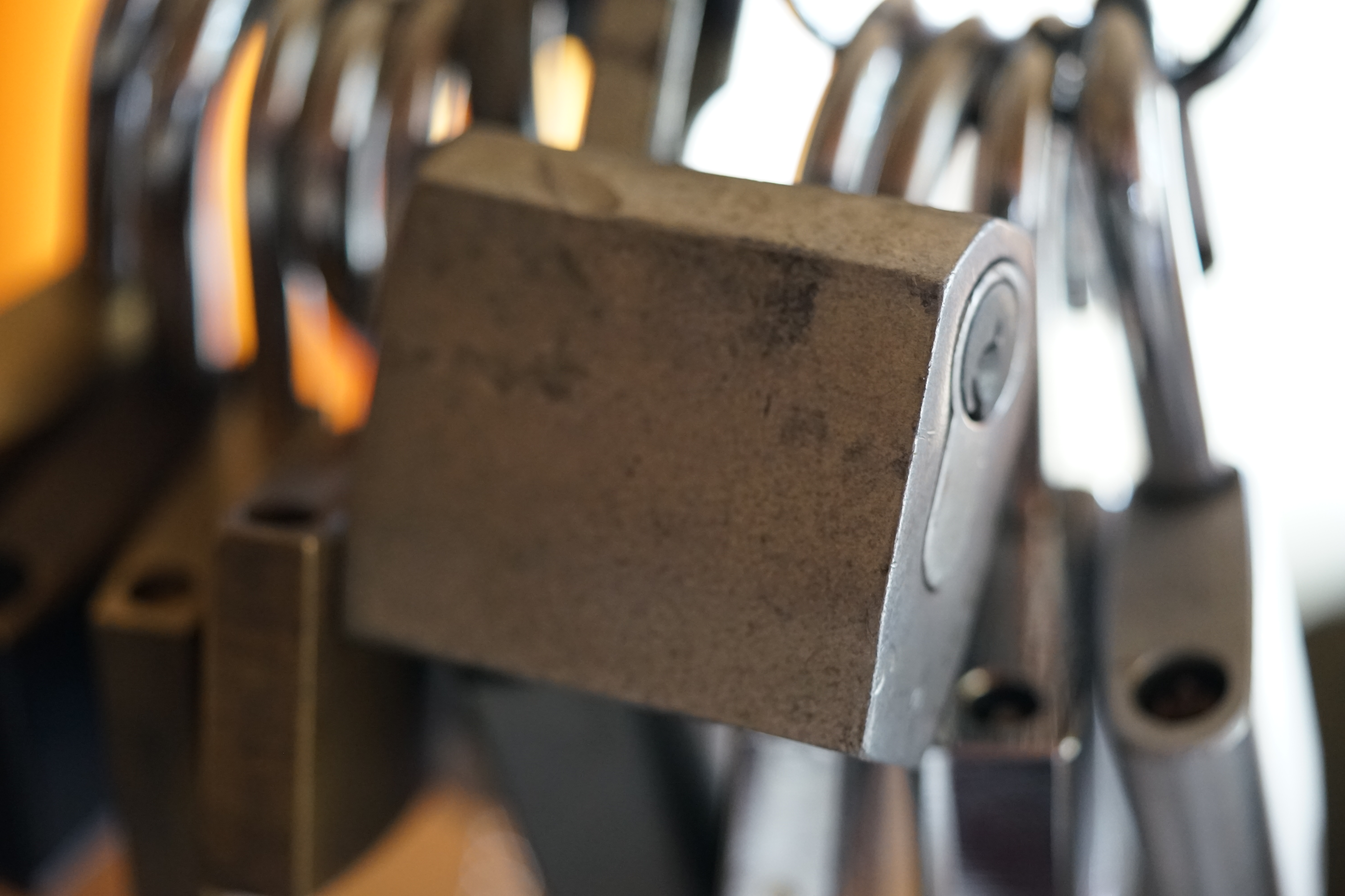 Arthur Andreas Bühl, Detektiv, made in Germany, born 1961 in Stuttgart, Baden - Württemberg, living in HAM, Im Dienste der Wahrheitsfindung unterwegs, betreibt in seiner Freizeit Lockpicking aus Leidenschaft. Der mehrfache Deutsche Meister wird in der WIRED als " Master of the Universe " betitelt. In der BILD et ist der Artikel " Herr der Schlösser " abgedruckt. Im Hasenstübchen - Fuhlsbüttel, am Hasenberge, Santa Fu, wird gefeiert. Arthurmeister® stellt seinen Leporello " Der Aufmacher " vor. Der Stammtisch grölt " OFFEN ". Scholischek, Rudi, Heike I, Noagerlzutzler, Arthur und Joe Asberry, der alte NBA ler, prosten sich zu. Arthurmeister`s Jukebox auf YouTube spielt Pointer Sisters - Slow Hand ! ♥ Beim Tanzen ruft die Cartomanze " Ey du Sympthieträger ♥, komm mal her " ! SEO für heute: DETEKTIV, Arthur Bühl, Lockpicker, Deutscher Meister, pickt ABUS Padlock. 𝐀𝐫𝐭𝐡𝐮𝐫 𝐀𝐧𝐝𝐫𝐞𝐚𝐬 𝐁ü𝐡𝐥, 𝐃𝐞𝐭𝐞𝐤𝐭𝐢𝐯, 𝐦𝐚𝐝𝐞 𝐢𝐧 𝐆𝐞𝐫𝐦𝐚𝐧𝐲, 𝐛𝐨𝐫𝐧 𝟏𝟗𝟔𝟏 𝐢𝐧 𝐒𝐭𝐮𝐭𝐭𝐠𝐚𝐫𝐭, 𝐁𝐚𝐝𝐞𝐧 - 𝐖ü𝐫𝐭𝐭𝐞𝐦𝐛𝐞𝐫𝐠, 𝐥𝐢𝐯𝐢𝐧𝐠 𝐢𝐧 𝐇𝐀𝐌, 𝐈𝐦 𝐃𝐢𝐞𝐧𝐬𝐭𝐞 𝐝𝐞𝐫 𝐖𝐚𝐡𝐫𝐡𝐞𝐢𝐭𝐬𝐟𝐢𝐧𝐝𝐮𝐧𝐠 𝐮𝐧𝐭𝐞𝐫𝐰𝐞𝐠𝐬, 𝐛𝐞𝐭𝐫𝐞𝐢𝐛𝐭 𝐢𝐧 𝐬𝐞𝐢𝐧𝐞𝐫 𝐅𝐫𝐞𝐢𝐳𝐞𝐢𝐭 𝐋𝐨𝐜𝐤𝐩𝐢𝐜𝐤𝐢𝐧𝐠 𝐚𝐮𝐬 𝐋𝐞𝐢𝐝𝐞𝐧𝐬𝐜𝐡𝐚𝐟𝐭. 𝐃𝐞𝐫 𝐦𝐞𝐡𝐫𝐟𝐚𝐜𝐡𝐞 𝐃𝐞𝐮𝐭𝐬𝐜𝐡𝐞 𝐌𝐞𝐢𝐬𝐭𝐞𝐫 𝐰𝐢𝐫𝐝 𝐢𝐧 𝐝𝐞𝐫 𝐖𝐈𝐑𝐄𝐃 𝐚𝐥𝐬 " 𝐌𝐚𝐬𝐭𝐞𝐫 𝐨𝐟 𝐭𝐡𝐞 𝐔𝐧𝐢𝐯𝐞𝐫𝐬𝐞 " 𝐛𝐞𝐭𝐢𝐭𝐞𝐥𝐭. 𝐈𝐧 𝐝𝐞𝐫 𝐁𝐈𝐋𝐃 𝐞𝐭 𝐢𝐬𝐭 𝐝𝐞𝐫 𝐀𝐫𝐭𝐢𝐤𝐞𝐥 " 𝐇𝐞𝐫𝐫 𝐝𝐞𝐫 𝐒𝐜𝐡𝐥ö𝐬𝐬𝐞𝐫 " 𝐚𝐛𝐠𝐞𝐝𝐫𝐮𝐜𝐤𝐭. 𝐈𝐦 𝐇𝐚𝐬𝐞𝐧𝐬𝐭ü𝐛𝐜𝐡𝐞𝐧 - 𝐅𝐮𝐡𝐥𝐬𝐛ü𝐭𝐭𝐞𝐥, 𝐚𝐦 𝐇𝐚𝐬𝐞𝐧𝐛𝐞𝐫𝐠𝐞, 𝐒𝐚𝐧𝐭𝐚 𝐅𝐮, 𝐰𝐢𝐫𝐝 𝐠𝐞𝐟𝐞𝐢𝐞𝐫𝐭. 𝐀𝐫𝐭𝐡𝐮𝐫𝐦𝐞𝐢𝐬𝐭𝐞𝐫® 𝐬𝐭𝐞𝐥𝐥𝐭 𝐬𝐞𝐢𝐧𝐞𝐧 𝐋𝐞𝐩𝐨𝐫𝐞𝐥𝐥𝐨 " 𝐃𝐞𝐫 𝐀𝐮𝐟𝐦𝐚𝐜𝐡𝐞𝐫 " 𝐯𝐨𝐫. 𝐃𝐞𝐫 𝐒𝐭𝐚𝐦𝐦𝐭𝐢𝐬𝐜𝐡 𝐠𝐫ö𝐥𝐭 " 𝐎𝐅𝐅𝐄𝐍 ". 𝐒𝐜𝐡𝐨𝐥𝐢𝐬𝐜𝐡𝐞𝐤, 𝐑𝐮𝐝𝐢, 𝐇𝐞𝐢𝐤𝐞 𝐈, 𝐍𝐨𝐚𝐠𝐞𝐫𝐥𝐳𝐮𝐭𝐳𝐥𝐞𝐫, 𝐀𝐫𝐭𝐡𝐮𝐫 𝐮𝐧𝐝 𝐉𝐨𝐞 𝐀𝐬𝐛𝐞𝐫𝐫𝐲, 𝐝𝐞𝐫 𝐚𝐥𝐭𝐞 𝐍𝐁𝐀 𝐥𝐞𝐫, 𝐩𝐫𝐨𝐬𝐭𝐞𝐧 𝐬𝐢𝐜𝐡 𝐳𝐮. 𝐀𝐫𝐭𝐡𝐮𝐫𝐦𝐞𝐢𝐬𝐭𝐞𝐫`𝐬 𝐉𝐮𝐤𝐞𝐛𝐨𝐱 𝐚𝐮𝐟 𝐘𝐨𝐮𝐓𝐮𝐛𝐞 𝐬𝐩𝐢𝐞𝐥𝐭 𝐏𝐨𝐢𝐧𝐭𝐞𝐫 𝐒𝐢𝐬𝐭𝐞𝐫𝐬 - 𝐒𝐥𝐨𝐰 𝐇𝐚𝐧𝐝 ! ♥ 𝐁𝐞𝐢𝐦 𝐓𝐚𝐧𝐳𝐞𝐧 𝐫𝐮𝐟𝐭 𝐝𝐢𝐞 𝐂𝐚𝐫𝐭𝐨𝐦𝐚𝐧𝐳𝐞 " 𝐄𝐲 𝐝𝐮 𝐒𝐲𝐦𝐩𝐭𝐡𝐢𝐞𝐭𝐫ä𝐠𝐞𝐫 ♥, 𝐤𝐨𝐦𝐦 𝐦𝐚𝐥 𝐡𝐞𝐫 " !Bühl. Arthur Andreas Bühl. Hier ist die rasende Uschi von der Bild et und schreibt mit der neuen KI Arthurmeister den neuen SEO Text für 2026, denn die SEO GEISTER werden von Google gerufen. Der Sympathieträger ist in Stuttgart, Baden - Württemberg geboren. Der Detektiv lebt in HAM, ist im Dienste der Wahrheitsfindung unterwegs, BUDEG. H1 Text der SEO schreibt: Hamburger knackte 1000 ( tausend ) Schlösser, Bild Zeitung, Performancekünstler, Xing, Arthurmeister `s Jukebox im Hasenstuebchen, You Tube, Slow Hand - Pointer Sisters, Joy Flemming. 𝔄𝔯𝔱𝔥𝔲𝔯 𝔅ü𝔥𝔩, 𝔄𝔯𝔱𝔥𝔲𝔯𝔪𝔢𝔦𝔰𝔱𝔢𝔯® VereinsWiki / Fandom, Arthur Bühl. Bühl, Arthur, Jahrgang 1961, Made in Germany, Detektiv or Private Investigator, Performancekünstler und Lockpicker aus Hamburg erzählt in seinem Leporello wahre Geschichten aus dem Hasenstuebchen, Bunny Hall, Stammtisch, Fuhlsbüttel. Kaba Days Im Europa Park Rust: Unternehmensschutz im Fokus, dorma kaba, Deutschland, praktische Vorführung von Arthur Buehl, Sportsfreunde. Koksa Vereinsauflösung taz Ein bisschen Ruhe bitte ! Arthur Bühl, der Weltbeste aus Stuttgart mit Wohnsitz im Lockpickermekka Hamburg ist auch Deutscher Meister. slideplayer: but Jesus is the only Masterwho can unlock the human soul. But there is another obvious difference between Arthurmeister and the " Jesusmeister " that connects today´s story to our lives. The tools that Arthur Bühl collected are mostly from the Stasi. Schlossherz, Lockpickererz, Pornomeister, Bühl Fahne, Bühl Wappen, UHU Linkedin Arthur Bühl, Arthurmeister, Präsident, Performance, Bundesverband für Detektive und Ermittler, Budeg. Arthur Andreas Bühl, EverybodyWiki Bios&Wiki, 27.03.61,Stuttgart, auch unter dem Pseudonym Arthurmeister bekannt, ist mehrfacher Deutscher Meister im Lockpicking. Koksa.Org Vereinsauflösung, Arthur Bühl, Arthurmeister, Tagesordnung, Mitgliederversammlung Arthurmeister`s Jukebox im Hasenstübchen by You Tube arthurmeister007, Schloßöffnung. Arthurbuehl@Arthurbuehl, X, Erfreulich ! Schlossindustrie und Elite rücken zusammen ! Verein, Sportsfreunde, Arthur Bühl, Erfahrung. FAZ.net Freizeit: Lockpickern bleibt nichts verschlossen - Doch der Beste der Besten hat alle schon besiegt: Der 42 jährige Kaufmann sitzt in Trachtenkleidung vor einer verrosteten alten Kiste. Preview Jesusmeister Homileticsonline, At the Dutsch open Lock Picking Championship, Arthur Bühl emerged as the champion. No one picks locks as well as he does. Arthurmeister Phila-Locksmith Arthur Bühl Lock Picking Legend, Mr. Bühl, tool, nl, Sneek. Unter Knackern, jungle.world. Welt.de Die Kunst Sclösser ohne Schlüssel zu öffnen, Vereins-Mitbegründer und Vize Präsident trägt seine Leidenschaft schon auf der Krawatte: Sie ist blau mit gelben Schlüsseln drauf. The Master Touch: Lockpicker in the world Arthur Bühl. He`s this six-seven German private Investigator. He has this. The international Competition Whre Master Lock-Pickers… Arthur Bühl, the Dutsch Open Lock-picking champion. Charles Graeber … Arthurmeister standing above them all, with a beer stein in one hand and a cigarette in …. Wired.com Securitylaboratories.org, Arthur Bühl. Phila-locksmith.com - Arthur Bühl Lock Picking Legend, can see intimidating man. Toool, LockCon. Arthurmeister. Hailing from Hamburg, he is among a legion of German lock picker who have estabished their country as one of the top producers of master lock pickers. Slate.com Lock Picking: a arte de arrombar cadeados - Nascido em Hamburgo, o alemao Arthur Bühl é provavelmente um dos nomes mais conhecidos do submundo do lock picking. Conhecido nesse Círculo… Sportsfreunde Slik hacka vi i Norge pa 90-tallet Arthur Bühl PlusPedia, Arthur Andreas Bühl, Legend taz.de Ein bisschen Ruhe bitte Arthur Bühl, der Weltbeste aus Stuttgart mit Wohnsitz im Lockpickermekka Hamburg .. Telefonbuch, Meisterschaften. Jungle.World - Da hat auch Arthur Bühl, genannt " Arthurmeister ", durchaus Chancen auf weitere Titel für seine große Sammlung. " Scheiße ", brüllt der aus … The Lock Busters, Charles Graeber, Schließzylinder, Lock Picking, metallpinnen. Spiegel, Lockpicker: Die schnellsten Schlossknacker Deutschlands. Arthur Meister Bühl, Arthurmeister, ist amtierender Deutscher Meister der Lockpicker. Sein Hobby: Schlösser öffnen - ohne Schlüssel natürlich. media.ccc.de Schlossöffnung bei der Staatssicherheit der DDR ArthurMeister erläutert das operative Vorgehen und die speziellen Werkzeuge zur Schlossöffnung, die von der Staatssicherheit der DDR ……. Flickr Arthurmeister / Oberalster VfW Meisterschaft, Ina Müller, Lockpicking Meister Arthur Picktools.de FoeBud.org Schloß-Öffnen ArthurMeister aus Hamburg, erläutert, wie die Staatssicherheit…. Vortrag Bielefeld. Schlösser knacken: So einfach geht es!!! Gemäß Arthur Meister legt der Verein großen Wert auf den selbstauferlegten Kodex, der sich so… ZDF Lockpicking Reportage Boston Magazine.com The joy Lock Club The Arthurmeister was one of the top lock pickers in the world, and Towne was just a kid,but to everyone`s surprise - most especially to… Lock Picking 101 toool.us live I did vote arthurmeister when i first saw the site bevor the discussion on it startet but only……. Zieh-Fix, E-Pick. Public Domain 147 Schloß-Öffnen ArthurMeister Bühl aus Hamburg, Gründungsmitglied…. Impressioning games Jos and Arthurmeister KOKSA Vereinsauflösung, Elite rückt zusammen. Aufsperrstunde ArthurMeister, ein Riesenkerl mit süddeutschem Akzent…. blogs.com Jesus, the Lock-Picker! - HOMILETICS - That might be a bit much, but nonetheless they call him the Arthurmeister! and then ther`s the JesusMaster, or Meister, if you will. if you….. Citywide RFID Master Arthurmeister Dezember / 2012 / SSDev Arthurmeister, Workshop, Barry Wels Herr Bühl sagt Danke ! xn-Arthur-bhl-heb.de Arthur Bühl, Detektiv aus Hamburg, Buehl, Siegel. Lockpickerherz.de Pornomeister.de Schlossherz.de Arthurmeister.de Linkedin Arthur Andreas Bühl ( Arthurmeister ) - Präsident - Von rechts nach links, Glück bringt`s. X. Linkedin, Detektiv aus Hamburg Acclaimed Lock Picker Explain the Art of Competive Locksport, Schyler Towne, Youtube, Arthurmeister, Gadget Hack. Key Cutting. Master Lock. Datenschleuder. Boston. Jägermeister. Demonstration not for Sale, Muster ohne Wert. Joe Asberry, Bouncing Joe. Angezettelt vom Fanclub. Radio-Eriwan.de Bildbeschreibung, Modula, SEO. Sympathietraeger. Im Prinzip ja, aber…. der Detektiv sei der Gärtner. Bunny Hall, B - Seite Jukebox. Schwarz, rot, gold. Bild Zeitung: Herr der tausend Schlösser. Zeiträuber. Streng vertraulich ! Fandom ! Boston. ABUS, Lock, security. Schlösser und Tresore von Ed Willis, The National Locksmith® - Guide to Modern Safe Locks by Mark Bates Tobias Locks, Safes and Security Markenanmeldung-Pornomeister-®-Praesident-Arthur-Buehl.jpeg Arthur-Buehl-Germany-Wappen-Arthurmeister007@gmail.com-Detektiv-Babyboomer-Sympathietraeger.png 𝔄𝔯𝔱𝔥𝔲𝔯-𝔅ue𝔥𝔩-Wappen-𝔄𝔯𝔱𝔥𝔲𝔯𝔪𝔢𝔦𝔰𝔱𝔢𝔯-®-Von-rechts-nach-links-Glueck-bringts-♥.gif 𝔄𝔯𝔱𝔥𝔲𝔯-𝔅ue𝔥𝔩-𝔄𝔯𝔱𝔥𝔲𝔯𝔪𝔢𝔦𝔰𝔱𝔢𝔯®-Arthur-Buehl-WebTuev®-ges.-gesch.-Die-E-Mail-lautet-Webtuev@WebTuev.de.png Arthur-A.-Buehl-Detektiv-aus-Hamburg-Arthurmeister®-Vitrine-Cut-Lock-veroeffentlicht-Xing-Linkedin-Facebook-Twitter-X.jpg Carsten Jasner, MUT PROBEN ! Das Leben ist tödlich. Aber es muß nicht sterbenslangweilig sein. In diesem Buch werde ich ab Seite 139 in dem Kapitel: Mut zur Lücke, Loch im Tresor. Todsichere Systeme und wie man sie knackt wie folgt beschrieben: Ein Mann mit Pferdeschwanz sitzt hoch konzentriert am Werktisch. Sein Blick ist ins Nichts gerichtet. Für das was er tut, braucht er seine Augen nicht, er sieht mit dem kleinen Stahlhaken zwischen seinen großen Fingern, mit denen er sich einen Weg in das Schicherheitsschloss bahnt. Er gleitet in die ölige Innenwelt, ertastet Wände, Widerstände, Ausbuchtungen. Er fühlt schließlich die genaue Position der Stifte, rastet einen nach dem anderen ein. Diese Momente, sagt der Zweimeter mann, seien " Vorboten zum Orgasmus " ! Arthur Bühl, von seinen zahlreichen Bewunderern " ARTHURMEISTER " genannt, ist einer der Besten bei den Sportsfreunden der Sperrtechnik, einem Verein in dem sich bundesweit rund fünfzehnhundert Mitglieder in sechzehn Ortsgruppen treffen, um in ihrer Freizeit Schlösser zu knacken. Ins Leben gerufen hat den Verein Arthur Bühl und sein Freund Steffen Wernèry, ein Mitbegründer des Caos Computer Club. Digital hacken oder analog knacken - für Wernèry gibt es da keinen Unterschied. Hier wie da treibt ihn der rebellische Reiz, Lücken im System zu finden, die Verkäufer als todsicher preisen. " Doch sicher ist nur, daß alles aufgeht " ! Dafür sort die Lust, die jeder kennt: Schatzkammern zu betreten, Geheimnisse zu entschlüsseln, Widerstände zu überwinden, Verbotenes zu tun, sich Zugang zu veerbogenen Ecken und Winkeln zu verschaffen. Die " Sportsfreunde " treibt diese Lust seit ihrer Kindheit um. Wernèry bog mit zwölf Jahren seinen ersten Dietrich aus einem Kleiderbügel und sperrte seine Lehrer ein. Der kleine Arthur bekam eine Ahnung von seinem Talent, als es ihm gelang, die Spardose schlüssel - und zerstörungsfrei zu entriegeln. Heute triumphiert er als mehrfacher Deutscher Meister im sogenannten Lockpicking, dem Öffnen von Schlössern unter Wettkampfbedingungen. Immerhin siebenundsechzig Jahre lang war das erste Sicherheitschloss der Welt tatsächlich ein Sicherheitsschloss. Der englische Tüftler Joseph Bramah, der so nützliche Dinge erfand wie eine Banknoten - Nummeriermaschine und eine Zapfanlage, die heute noch in britischen Pubs Bier in Gläser sprotzt, ersann 1784 ein Zylinderschloss, daß als unbezwigbar galt - bis 1851 ein professioneller Knacker nach sechzehn Tagen engagierten Stocherns das Ding öffnete. Dieser Akt war ein Schlüsselerlebnis in der Beziehung zwischen Mensch und Mechanik. Ein Sieg der lebendigen Sinne über ein sprödes System - zu einer Zeit, da die Gesellschaft sich dem stampfenden Rhythmus der Industrialisierung unterwarf und der Glaube an das Heil der Technik verdrängte. Lockpicking wurde zu einem populären Sport, der Helden schuf. In den dreißiger Jahren des 20. Jahrhunderts etwa gelangte ein Prister zu Weltruhm, weil er reihenweise sowohl als einbruchsicher gepriesene Tresore als auch " ausbruchsichere " Gefängnisschlösser entriegelte. " Der schwerste Schrank hat seine Schwächen, er läßt sich ohne Müh erbrechen " ! - diese alte Panzerknacker Weisheit hat nach wie vor Gültigkeit; sie hängt über den Köpfen der Hamburger Lockpicker. Arthurmeister braucht für handelsübliche Stiftschlösser, die fast jede Wohnungstür zieren, zwischen zehn Sekunden und fünf Minuten, je nach Hersteller. Bohrmuldenschlösser, die bei der Deutschen Post, auf Flughäfen und in Atomkraftwerken verwendet werden, sind vor ihm ebenso wenig sicher. Er nutzt dabei mechanische Ungenauigkeiten, winzige Spielräume, die sich bei der Herstellung nicht vermeiden lassen und zehnmal dünner sind als ein Haar. Ein paar Mal klickt es, der Meister dreht den Zylinder, streicht seine Haare zurück, steckt sich eine Zigarette an. " Tja " sagt er, " und wenn man dann das Schloss aufkriegt - das ist ein geiles Gefühl ! " Ich habe dann später den Jasner in Berlin angerufen. Bei dem Telefonat kam lediglich heraus er wüßte von dem Interview nichts mehr und wolle auch nichts mehr wissen. Da habe ich noch bemerkt, er hätte auf dem Lockpicking " Bunten Nachmittag " nicht so nerven brauchen, wenn er dann doch so einiges durch den " Tüddel " kriegt. Taged mit: Spiel nicht mit den Schmuddelkindern ! Verzwetschget mit: Bühl Arthur, Bühl Wappen, Bühl Fahne, Bühl Urkunde, Bühl Patent, Bühl achteck, Zwetschgenhengst, Zwetschgenfest, Meister Arthur, Bühler Zwetschge Arthur Andreas Bühl, Detektiv, Privatdetektiv, Hamburg,Germany, Siegel Ring. Legoland Billund SEO neu: Lockpicker im Einsatz, ASSA ABLOY. Lockpicker Herz patented by Arthur Bühl, Detektiv aus Hamburg öffnet zerstörungsfrei Assa Abloy. Kanaken, sägen, Künstlerin knackt Liebesschlösser, Jesus Master, Jesusmeister. Arthurmeister007@gmail.com Arthurmeister-Mastertouch@Arthurmeister-Mastertouch.de Arthurmeister-Slowhand@Arthurmeister-Slowhand.de ArthurBuehl@ArthurBuehl.de Arthurmeister@Arthurmeister.de Pornomeister@Pornomeister.de Schlossherz@Schlossherz.de Lockpickerherz@Lockpickerherz.de Mr.Smitz@Mr.Smitz.us Sympathietraeger@Sympathietraeger.com Arthur-Buehl@Arthur-Buehl.de Unzenziert@Unzenziert.de Hasenstuebchen@Hasenstuebchen.de Cartomanze@Cartomanze.de Martinameisterin@Martinameisterin.de Seogeister@Seogeister.de Seo-Geister@Seo-Geister.de Scholischek@Scholischek.de Web-Tuev@Web-Tuev.de Webseitentuev@Webseitentuev.de Zwetschgenhengst@Zwetschgenhengst.de Tresorherz@Tresorherz.de Legal1001@Legal1001.de Meisterkatze@Meisterkatze.de Endlich-Raucher@Endlich-Raucher.de EndlichRaucher@EndlichRaucher.de DoubleBrain@DoubleBrain.de Rappermeister@Rappermeister.de meisterArte@meisterArte.de Der-Aufmacher@Der-Aufmacher.de The-Opener@The-Opener.de Geiler-Schwanz@Geiler-Schwanz.de GeileVotze@GeileVotze.de ArthurAndreasBuehl@ArthurAndreasBuehl.de Arthur-Andreas-Buehl@Arthur-Andreas-Buehl.de Katzenveit@Katzenveit.de Schlosstaster@Schlosstaster.de Schnellauf@Schnellauf.de Securator@Securator.org Raucherherz@Raucherherz.de Leporello@Leporello.us Frauenwirt@Frauenwirt.de