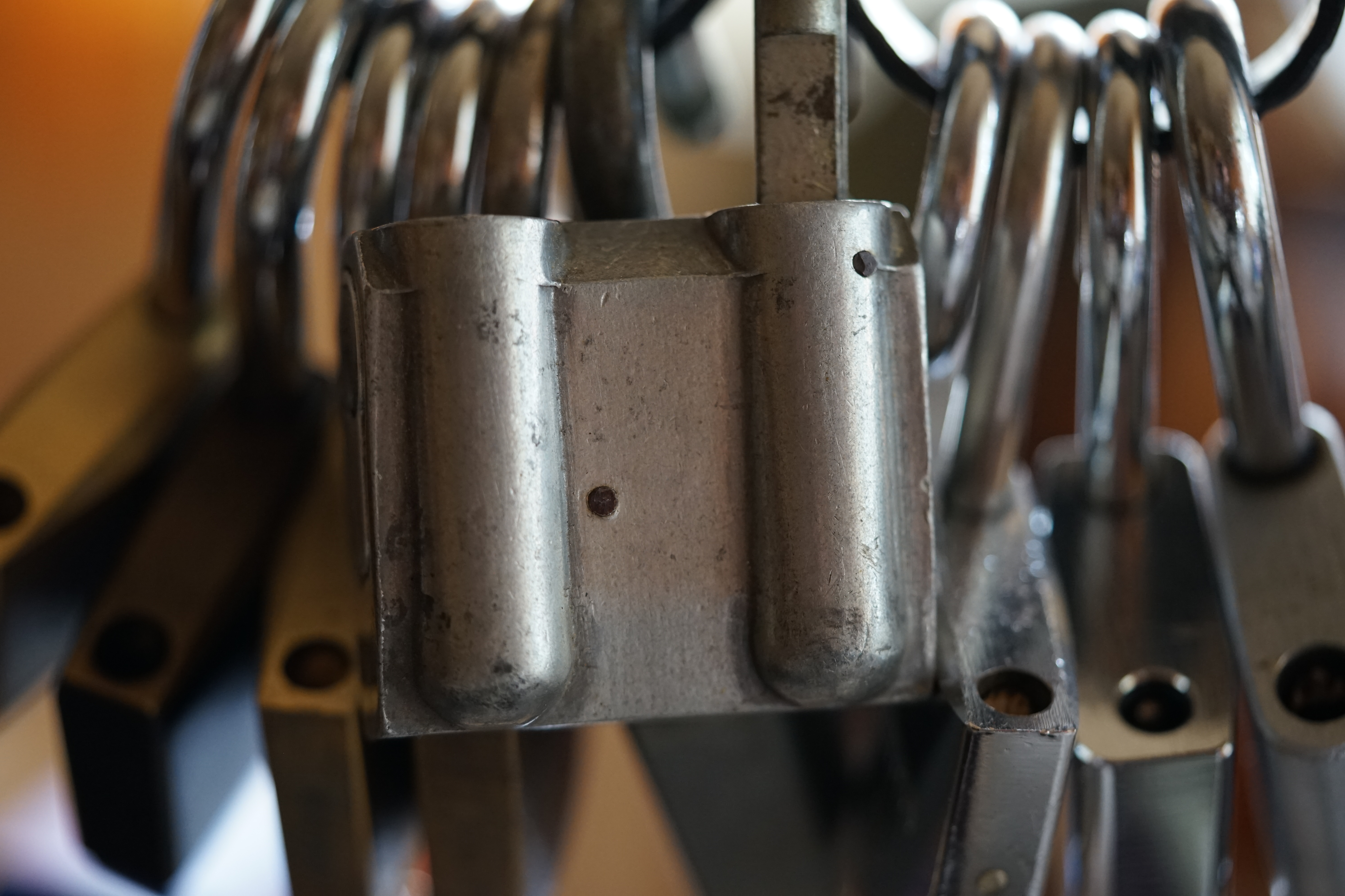 Arthur Andreas Bühl, Detektiv, made in Germany, born 1961 in Stuttgart, Baden - Württemberg, living in HAM, Im Dienste der Wahrheitsfindung unterwegs, betreibt in seiner Freizeit Lockpicking aus Leidenschaft. Der mehrfache Deutsche Meister wird in der WIRED als " Master of the Universe " betitelt. In der BILD et ist der Artikel " Herr der Schlösser " abgedruckt. Im Hasenstübchen - Fuhlsbüttel, am Hasenberge, Santa Fu, wird gefeiert. Arthurmeister® stellt seinen Leporello " Der Aufmacher " vor. Der Stammtisch grölt " OFFEN ". Scholischek, Rudi, Heike I, Noagerlzutzler, Arthur und Joe Asberry, der alte NBA ler, prosten sich zu. Arthurmeister`s Jukebox auf YouTube spielt Pointer Sisters - Slow Hand ! ♥ Beim Tanzen ruft die Cartomanze " Ey du Sympthieträger ♥, komm mal her " ! SEO für heute: DETEKTIV, Arthur Bühl, Lockpicker, Deutscher Meister, pickt ABUS Padlock. 𝐀𝐫𝐭𝐡𝐮𝐫 𝐀𝐧𝐝𝐫𝐞𝐚𝐬 𝐁ü𝐡𝐥, 𝐃𝐞𝐭𝐞𝐤𝐭𝐢𝐯, 𝐦𝐚𝐝𝐞 𝐢𝐧 𝐆𝐞𝐫𝐦𝐚𝐧𝐲, 𝐛𝐨𝐫𝐧 𝟏𝟗𝟔𝟏 𝐢𝐧 𝐒𝐭𝐮𝐭𝐭𝐠𝐚𝐫𝐭, 𝐁𝐚𝐝𝐞𝐧 - 𝐖ü𝐫𝐭𝐭𝐞𝐦𝐛𝐞𝐫𝐠, 𝐥𝐢𝐯𝐢𝐧𝐠 𝐢𝐧 𝐇𝐀𝐌, 𝐈𝐦 𝐃𝐢𝐞𝐧𝐬𝐭𝐞 𝐝𝐞𝐫 𝐖𝐚𝐡𝐫𝐡𝐞𝐢𝐭𝐬𝐟𝐢𝐧𝐝𝐮𝐧𝐠 𝐮𝐧𝐭𝐞𝐫𝐰𝐞𝐠𝐬, 𝐛𝐞𝐭𝐫𝐞𝐢𝐛𝐭 𝐢𝐧 𝐬𝐞𝐢𝐧𝐞𝐫 𝐅𝐫𝐞𝐢𝐳𝐞𝐢𝐭 𝐋𝐨𝐜𝐤𝐩𝐢𝐜𝐤𝐢𝐧𝐠 𝐚𝐮𝐬 𝐋𝐞𝐢𝐝𝐞𝐧𝐬𝐜𝐡𝐚𝐟𝐭. 𝐃𝐞𝐫 𝐦𝐞𝐡𝐫𝐟𝐚𝐜𝐡𝐞 𝐃𝐞𝐮𝐭𝐬𝐜𝐡𝐞 𝐌𝐞𝐢𝐬𝐭𝐞𝐫 𝐰𝐢𝐫𝐝 𝐢𝐧 𝐝𝐞𝐫 𝐖𝐈𝐑𝐄𝐃 𝐚𝐥𝐬 " 𝐌𝐚𝐬𝐭𝐞𝐫 𝐨𝐟 𝐭𝐡𝐞 𝐔𝐧𝐢𝐯𝐞𝐫𝐬𝐞 " 𝐛𝐞𝐭𝐢𝐭𝐞𝐥𝐭. 𝐈𝐧 𝐝𝐞𝐫 𝐁𝐈𝐋𝐃 𝐞𝐭 𝐢𝐬𝐭 𝐝𝐞𝐫 𝐀𝐫𝐭𝐢𝐤𝐞𝐥 " 𝐇𝐞𝐫𝐫 𝐝𝐞𝐫 𝐒𝐜𝐡𝐥ö𝐬𝐬𝐞𝐫 " 𝐚𝐛𝐠𝐞𝐝𝐫𝐮𝐜𝐤𝐭. 𝐈𝐦 𝐇𝐚𝐬𝐞𝐧𝐬𝐭ü𝐛𝐜𝐡𝐞𝐧 - 𝐅𝐮𝐡𝐥𝐬𝐛ü𝐭𝐭𝐞𝐥, 𝐚𝐦 𝐇𝐚𝐬𝐞𝐧𝐛𝐞𝐫𝐠𝐞, 𝐒𝐚𝐧𝐭𝐚 𝐅𝐮, 𝐰𝐢𝐫𝐝 𝐠𝐞𝐟𝐞𝐢𝐞𝐫𝐭. 𝐀𝐫𝐭𝐡𝐮𝐫𝐦𝐞𝐢𝐬𝐭𝐞𝐫® 𝐬𝐭𝐞𝐥𝐥𝐭 𝐬𝐞𝐢𝐧𝐞𝐧 𝐋𝐞𝐩𝐨𝐫𝐞𝐥𝐥𝐨 " 𝐃𝐞𝐫 𝐀𝐮𝐟𝐦𝐚𝐜𝐡𝐞𝐫 " 𝐯𝐨𝐫. 𝐃𝐞𝐫 𝐒𝐭𝐚𝐦𝐦𝐭𝐢𝐬𝐜𝐡 𝐠𝐫ö𝐥𝐭 " 𝐎𝐅𝐅𝐄𝐍 ". 𝐒𝐜𝐡𝐨𝐥𝐢𝐬𝐜𝐡𝐞𝐤, 𝐑𝐮𝐝𝐢, 𝐇𝐞𝐢𝐤𝐞 𝐈, 𝐍𝐨𝐚𝐠𝐞𝐫𝐥𝐳𝐮𝐭𝐳𝐥𝐞𝐫, 𝐀𝐫𝐭𝐡𝐮𝐫 𝐮𝐧𝐝 𝐉𝐨𝐞 𝐀𝐬𝐛𝐞𝐫𝐫𝐲, 𝐝𝐞𝐫 𝐚𝐥𝐭𝐞 𝐍𝐁𝐀 𝐥𝐞𝐫, 𝐩𝐫𝐨𝐬𝐭𝐞𝐧 𝐬𝐢𝐜𝐡 𝐳𝐮. 𝐀𝐫𝐭𝐡𝐮𝐫𝐦𝐞𝐢𝐬𝐭𝐞𝐫`𝐬 𝐉𝐮𝐤𝐞𝐛𝐨𝐱 𝐚𝐮𝐟 𝐘𝐨𝐮𝐓𝐮𝐛𝐞 𝐬𝐩𝐢𝐞𝐥𝐭 𝐏𝐨𝐢𝐧𝐭𝐞𝐫 𝐒𝐢𝐬𝐭𝐞𝐫𝐬 - 𝐒𝐥𝐨𝐰 𝐇𝐚𝐧𝐝 ! ♥ 𝐁𝐞𝐢𝐦 𝐓𝐚𝐧𝐳𝐞𝐧 𝐫𝐮𝐟𝐭 𝐝𝐢𝐞 𝐂𝐚𝐫𝐭𝐨𝐦𝐚𝐧𝐳𝐞 " 𝐄𝐲 𝐝𝐮 𝐒𝐲𝐦𝐩𝐭𝐡𝐢𝐞𝐭𝐫ä𝐠𝐞𝐫 ♥, 𝐤𝐨𝐦𝐦 𝐦𝐚𝐥 𝐡𝐞𝐫 " ! 10.30 Uhr, High Noon im Hasenstübchen. Herr Arthur A. Bühl betritt das Hasenstübchen. Alle sind da. Martina, Heike II, Bouncing Joe Asberry und Schwerti sitzen am Stammtisch. Moin Arthurmeister, du alter einarmiger ®. Am Tresen sitzen Brilli - Ralf, Behördenmanni, Roswitha von Freitag, noch, Schneiderheinze und Schlosserklaus mit Heike I, Formel 1 Rudi, Boogie, Sir Waschi und der Gelenkbusfuzzy. Ganz hinten im Eck sitzen noch der HSV Ute, BMW Dedl und der Malermeister " Och ". Am Nebentisch stehen der Nachläufer, der Noagerlzuzzler, der Scholischek, der Stasi Meier mit seinem Freund Strigoy. Aus dem Hinterzimmer sind der Zigeunerschorsch, Giovanni, Lupo der alte Schmierlappen, Pino Frank, Maxam, auch ein deutscher Meister im Lockpicking, Ingo der Wirt von der Oberalster und Sammy der Wirt aus dem Dithmarscher, Schlüsselmichi und der Tschi, lautstark zu hören. In Arthurmeister`s Jukebox spielt " Slow Hand " von den Pointer Sisters. Hannenberger fragt: wie immer ! Arkadasch kommt vom Pissoir und schreit: Arthurmeister, du alter Sympathieträger und Aufmacher, mein alter Freund: wo hast Du denn den einarmigen ® her ? Sag es mir schnell ! Der Automatenpeter gibt eine Lokalrunde nach der anderen ! Er hat am einarmigen Banditen ® gewonnen und jetzt eine Glückssträhne ! Ich will auch solch ein Glück haben. Der ist vom Automaten nicht weg zu kriegen. Aber er solange einen ausgibt ! Den hatte ich noch vom Kujau stehen. Den zweiten einarmigen Banditen ® habe ich zu Mr. Smitz nach Beverly Hill`s, Hollywood, U.S.A. via Luftfracht in deren Bunny Hall liefern lassen. Das hat der Droschkendieter mit seinem Taxi bewerkstelligt. Prost, Stößchen, Salute ! Automatenpeter schreit lallend: Helbing für alle ! Das Hasenstübchen bebt. Sektchen, Stößchen, Prosit und Trallala ! Arthurmeister`s Jukebox spielt Dance Monkey. Der Hannenberger hat sich Heike I in Sachen Logistik Getränke nachlegen, hinter den Tresen geholt. Automatenpeter sitzt immer noch vor dem einarmigen Banditen ® und schreit: Glückssträhne ! Helbing für alle. Hannenberger läßt die Sektkorken knallen. Käppchen ! Die Jukebox spielt sheila B. Devotion, Spacer. Giovanni will aber Gianna Nannini hören. Mittlerweile sind Silkie, Marion und Ingrid hereinspatziert. Damengedeck und Ponyrunde ! Automatenpeter schreit: Helbing für alle ! Plötzlich tut es einen Schlag: Automatenpeter ist mitsamt seiner Helbingflasche vom Hocker auf den Hinterkopf geflogen. Hannenberger, der Objektleiter versucht zu helfen. Sofort geht ein Gerangel los: Der Strigoy, der Noagerlzuzzler und der Nachläufer schubsen sich gegenseitig weg. Automatenpeter stöhnt " Helbing ", versucht auf zu stehen. Alle drei wollen an den einarmigen ®. Da kommt Pelle Pelz von hinten und schreit: Bielefeld, Bier bestellt, Bielefeld, Bier bestellt, schnappt sich den Hocker und schafft es mit einer schlanken Drehung an den Banditen ®. Bielefeld, Bier bestellt. Ich will auch mal gewinnen. Arthurmeister`s Jukebox spielt lautstark sexy von French Affair. Be my lover, be my inspiration. You are so sexy, sex sex sexy, physical und logical temtation. No, no, no higher, higher, Bayby higher. Der Hannenberger und Heike I kommen mit dem nachschenken kaum nach. Jetzt hilft Niekole beim Abwasch. Angela hilft auch. Sammy vom Dithmarscher leert die Aschenbecher. Ingo kotzt in den Schirmständer. Das Hasenstübchen bebt. Schwerti der alte Versicherungsmathematiker aus der City Nord schreit: HMI, wir bezahlen nie ! ERGO heißen wir heute und bescheißen weiter die Leute. Sein Hocker wackelt bedenklich. Formel 1 Rudi krallt sich am Tresen fest. Der einarmige ® blinkt und Pelle gewinnt. HMI, wir bezahlen nie ! ERGO heißen wir heute und bekotzen die Leute ! Pelle schreit: Bielefeld, Bier bestellt. Der Rotamint, der blinkt. Rudi lallt: Scott Speed ! Die Ponyrunde macht Stößchen und Käppchen ! Arkadasch drückt sich an den Stammtisch und fängt ungefragt zu labern an: Arthurmeister, mein Schwippschwager hat eine Schwester und deren Freunds Cousin 2 ten Grades hat mir diesen Profilzylinder von Kale Kilit aus Istanbul mitgebracht. Kannst Du den zerstörungsfrei öffnen ? Der hat nämlich einen Wendeschlüssel wie Keso oder Kaba ! Arthurmeister spricht: Wie immer ! wenn der Schließzylinder von mir geöffnet wird, bleibt er hier am Stammtischaschenbecher ! Arkadasch murmelt. Arthurmeister entnimmt seinem Pick Set seinen deutschen Meister Taster und einen Spanner. Ruck Zuck ist das wehrlose Schloss geöffnet und liegt jetzt zerstörungsfrei auf dem Stammtisch. Arfthurmeister jells: OPEN ! Giovanni meint: aperto. Tschi schreit Ouzo. Bielefeld schreit: Helbing. Pelles Hocker beginnt bedenklich zu wackeln. Schwerti fängt wieder an zu pöbeln: HMI, wir bezahlen nie ! ERGO heißen wir heute und machen weiter fette Beute. Helbing für alle. Stößchen und Prosit. Joe, hier herscht auch heute Bouncing Verbot. Wir sind hier nicht in der NBA. Airball wirfst du zu Hause ! Giovanni hat sich durchgesetzt. Gianna Nannini dröhnt aus der Jukebox und zeigt ihre Titten. Tja, im Hasenstübchen achtet der Hannenberger auf 3 D. Justamente ruft Mr. Smitz aus dem Bunny Hall, Beverly Hills, Hollywood im Hasenstübchen am Hasenberge, an. Hannenberger ruft: Arthurmeister ! Mr. Smitz für dich am Telefon. High Noon Mr. Smitz, are you on party ? Yes, Yes, Arthurmeister. The einarmiger Bandit ®, the Slotmachine is arrived in our Rabbit House. All the Peoble will play the one armed ! What a fun. They are winning sempre. Fun, Fun ! What`s about with the Helbing Brother`s ? Oh, Mr. Smitz, there are a little drunk. What`s about the BILD et Uschi ? Uschi is on Reporter Tour on the Reeperbahn, the Kiez, you know ! I think Droschkendieter bring`s her later in the Hasenstübchen. He has tell, he will play the einarmiger ®. Uschi will have a Glücksträhne. What is Glücksträhne ? If you are winning sempre. The Jukebox is playing: Fading. Yes Mr. Smitz, i have the einarmiger Bandit ® patented by the Gouverment DPMA registerd ! Yes, Yes, for Arthur Bühl, President Pornomeister S.A.R.L. Im Hintergrund ist ein umkippender Barhocker und ein schreiender Pelle zu hören. Helbing, Freibier, Freibier ! Das Gerangel wer am einarmigen ® spielen darf geht von vorne los. Jetzt läßt Schneiderheinze die Glocken läuten. Käppchen, Stößchen, Prösterchen ! Im Hasenstübchen wird getanzt: Dance Monkey ertönt erneut. Pronto ! So Mr. Smitz: Good luck with the einarmiger ® and have a great winning time. And take greating to Harvey and to your President. No Mr. Smitz, I haven`t time, hier is party. Ende des Telefonats ! Das Hasenstübchen feiert. In der Jukebox erklingt: Haindling, Du Depp ! Fortsetzung folgt. Fandom Wiki Arthur A. Bühl, Detektiv aus Hamburg, Profilbild, Lockpicking, Danke Dr. Ulrich Morgenrot, Velbert, Schlüsselregion, Schlüsselfest in Velbert, Forum Niederberg, Schlossmuseum, Schlüsselfest, Schlossherz, Hans Schell Collection, Martina Pall, Graz, Austria, Park Hotel, Brauhaus, BKS, Heiligenhaus, Wilka Schließtechnik, Silca, IHK, KFV, Errebi, Beschlag, Hersteller, ABUS, Arthur Bühl, Arthurmeister ®, Schlosssammler, Bühl Wappen, Bühl Flagge, Bühl Urkunde Patent, BKS, Arthur Meister, Porno Meister, Wernèry, Profilzylinder, Juke Box Arthurmeister You Tube, Buehl Logo, Cutaway Cilinder, Pfaffenhain, Demonstration Lockpicking, Schliesszylinder, Holland, Toool, Rohlinge zur Impression, zerstörungsfrei ohne Schlüssel, Schlüsseldienst, Soultrain, Philysound, TSOP, Es fährt ein Zug nach nirgendwo ! Arthur Bühl.de, Sicherheit, Performance Künstler. TILT, Flipper, einarmiger Bandit, Bally Wulff, Rotamint, Mad Monkey - Slot Machine, Spielautomat Merkur, Casino, Monte Carlo, Jackpot, Merkur Sonne, Jubilee, ROL-A-TOP, Old slot machine, Love Meter, Jet play, Looping the Loop Fürst, Münzschleuder, Astoria, Orakel Automat, Multi, Super Multi, Booster, Toool Lockpicking, Australia, E - Bay, Mein E - Bay, Uliton, Profilzylinder, ABUS, Bremicker und Söhne, Vorhängeschloss, Vorhängeschlösser, Vorhangschloss, Einbausicherung Korf, Raucher, Jesusmaster, Hasenstübchen, bunter Nachmittag, SEO Geister, Web Tüv, Jägermeister, Bild et Uschi, Doublebrain, Präsident, KI Tüv, Stasi, DDR, Himmelsschlüssel, Urkunde, Katalog Stasi, Signatur Bühl, Token, Amerikaner, fälschungssicher, Sicherheitstechnik, DOM, Muster, Kneipe, Eckkneipe, Gastwirtschaft, Wirtschaft, Portacenere, Musterspuren, Tresor, Jord Knaap, Tresoröffnung zerstörungsfrei, KJS, Schlossherz, Lockpickerherz, Pornomeister, Lockpicking Herz, Notöffnung beim Bunten Nachmittag, Arthur Bühl und die Jukebox im Hasenstübchen, einarmiger Bandit, Merkur, Sonne, Nachtjäger, 08 15, Der Goldene Schuss, Ali Baba und die Wunderschlösser, Wunderino, Padlock Collector, Rotalok, Protector junior, Bühl, Art, Kunst, Künstler, Kataloge, BÜHL, Kunstwerke Deutschland, Kunstprojekt Artothek, Arte, Meisterarte, Artworks, Conny Veit, Zwetschgenstadt Bühl, Tipico Games, Casino, online, Spielothek, Slotmagie, Susi Live, Gutscheincode, Erwin, Freispiele, Novolino, FSK ab 18, Gewinnerlos, 0800 ruf nicht an, Spielautomatenwelt, Rock Ola, Wurlitzer, Seeburg, Bluray, Stingray.