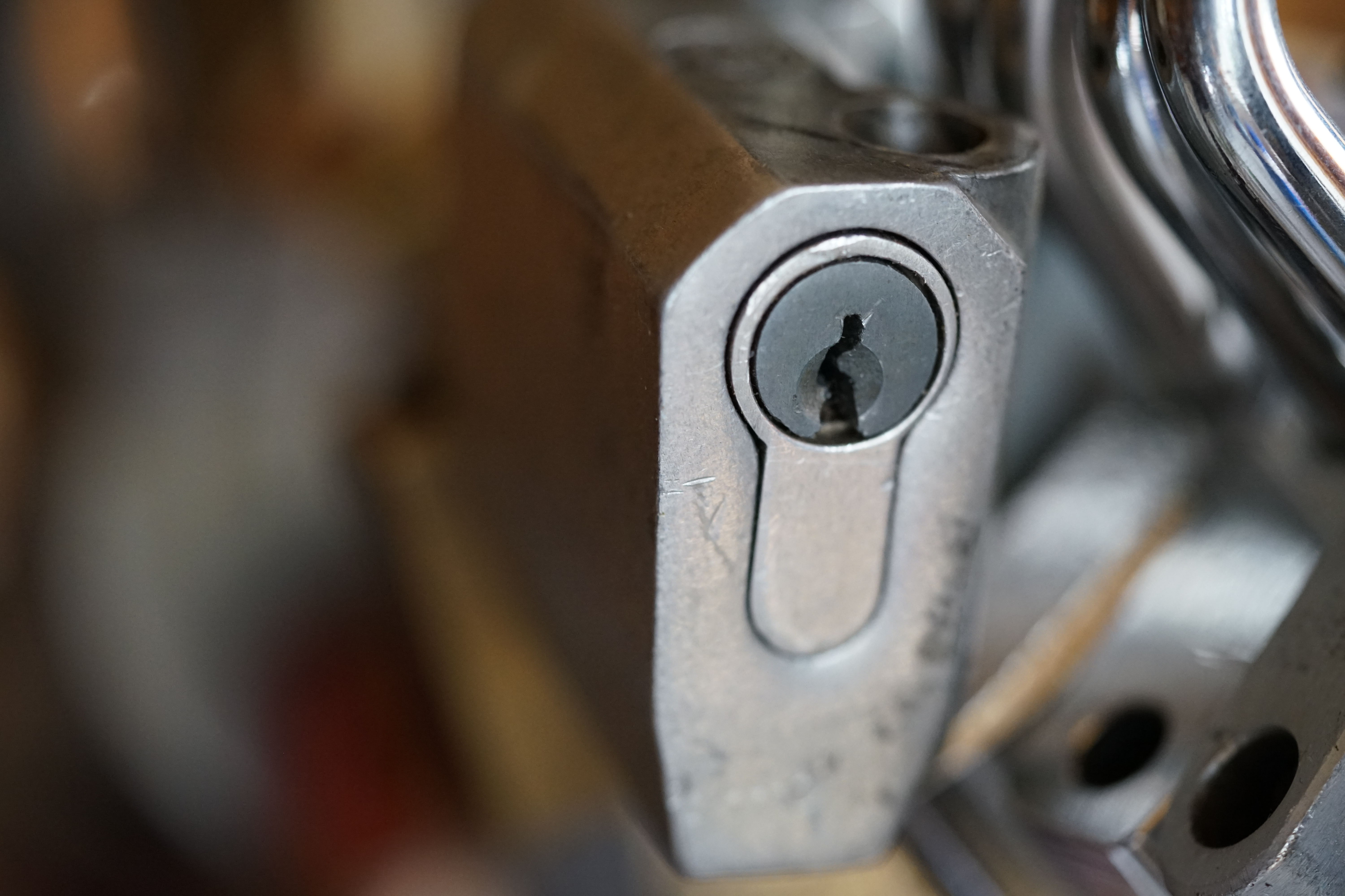 Arthur Andreas Bühl, Detektiv, made in Germany, born 1961 in Stuttgart, Baden - Württemberg, living in HAM, Im Dienste der Wahrheitsfindung unterwegs, betreibt in seiner Freizeit Lockpicking aus Leidenschaft. Der mehrfache Deutsche Meister wird in der WIRED als " Master of the Universe " betitelt. In der BILD et ist der Artikel " Herr der Schlösser " abgedruckt. Im Hasenstübchen - Fuhlsbüttel, am Hasenberge, Santa Fu, wird gefeiert. Arthurmeister® stellt seinen Leporello " Der Aufmacher " vor. Der Stammtisch grölt " OFFEN ". Scholischek, Rudi, Heike I, Noagerlzutzler, Arthur und Joe Asberry, der alte NBA ler, prosten sich zu. Arthurmeister`s Jukebox auf YouTube spielt Pointer Sisters - Slow Hand ! ♥ Beim Tanzen ruft die Cartomanze " Ey du Sympthieträger ♥, komm mal her " ! SEO für heute: DETEKTIV, Arthur Bühl, Lockpicker, Deutscher Meister, pickt ABUS Padlock. 𝐀𝐫𝐭𝐡𝐮𝐫 𝐀𝐧𝐝𝐫𝐞𝐚𝐬 𝐁ü𝐡𝐥, 𝐃𝐞𝐭𝐞𝐤𝐭𝐢𝐯, 𝐦𝐚𝐝𝐞 𝐢𝐧 𝐆𝐞𝐫𝐦𝐚𝐧𝐲, 𝐛𝐨𝐫𝐧 𝟏𝟗𝟔𝟏 𝐢𝐧 𝐒𝐭𝐮𝐭𝐭𝐠𝐚𝐫𝐭, 𝐁𝐚𝐝𝐞𝐧 - 𝐖ü𝐫𝐭𝐭𝐞𝐦𝐛𝐞𝐫𝐠, 𝐥𝐢𝐯𝐢𝐧𝐠 𝐢𝐧 𝐇𝐀𝐌, 𝐈𝐦 𝐃𝐢𝐞𝐧𝐬𝐭𝐞 𝐝𝐞𝐫 𝐖𝐚𝐡𝐫𝐡𝐞𝐢𝐭𝐬𝐟𝐢𝐧𝐝𝐮𝐧𝐠 𝐮𝐧𝐭𝐞𝐫𝐰𝐞𝐠𝐬, 𝐛𝐞𝐭𝐫𝐞𝐢𝐛𝐭 𝐢𝐧 𝐬𝐞𝐢𝐧𝐞𝐫 𝐅𝐫𝐞𝐢𝐳𝐞𝐢𝐭 𝐋𝐨𝐜𝐤𝐩𝐢𝐜𝐤𝐢𝐧𝐠 𝐚𝐮𝐬 𝐋𝐞𝐢𝐝𝐞𝐧𝐬𝐜𝐡𝐚𝐟𝐭. 𝐃𝐞𝐫 𝐦𝐞𝐡𝐫𝐟𝐚𝐜𝐡𝐞 𝐃𝐞𝐮𝐭𝐬𝐜𝐡𝐞 𝐌𝐞𝐢𝐬𝐭𝐞𝐫 𝐰𝐢𝐫𝐝 𝐢𝐧 𝐝𝐞𝐫 𝐖𝐈𝐑𝐄𝐃 𝐚𝐥𝐬 " 𝐌𝐚𝐬𝐭𝐞𝐫 𝐨𝐟 𝐭𝐡𝐞 𝐔𝐧𝐢𝐯𝐞𝐫𝐬𝐞 " 𝐛𝐞𝐭𝐢𝐭𝐞𝐥𝐭. 𝐈𝐧 𝐝𝐞𝐫 𝐁𝐈𝐋𝐃 𝐞𝐭 𝐢𝐬𝐭 𝐝𝐞𝐫 𝐀𝐫𝐭𝐢𝐤𝐞𝐥 " 𝐇𝐞𝐫𝐫 𝐝𝐞𝐫 𝐒𝐜𝐡𝐥ö𝐬𝐬𝐞𝐫 " 𝐚𝐛𝐠𝐞𝐝𝐫𝐮𝐜𝐤𝐭. 𝐈𝐦 𝐇𝐚𝐬𝐞𝐧𝐬𝐭ü𝐛𝐜𝐡𝐞𝐧 - 𝐅𝐮𝐡𝐥𝐬𝐛ü𝐭𝐭𝐞𝐥, 𝐚𝐦 𝐇𝐚𝐬𝐞𝐧𝐛𝐞𝐫𝐠𝐞, 𝐒𝐚𝐧𝐭𝐚 𝐅𝐮, 𝐰𝐢𝐫𝐝 𝐠𝐞𝐟𝐞𝐢𝐞𝐫𝐭. 𝐀𝐫𝐭𝐡𝐮𝐫𝐦𝐞𝐢𝐬𝐭𝐞𝐫® 𝐬𝐭𝐞𝐥𝐥𝐭 𝐬𝐞𝐢𝐧𝐞𝐧 𝐋𝐞𝐩𝐨𝐫𝐞𝐥𝐥𝐨 " 𝐃𝐞𝐫 𝐀𝐮𝐟𝐦𝐚𝐜𝐡𝐞𝐫 " 𝐯𝐨𝐫. 𝐃𝐞𝐫 𝐒𝐭𝐚𝐦𝐦𝐭𝐢𝐬𝐜𝐡 𝐠𝐫ö𝐥𝐭 " 𝐎𝐅𝐅𝐄𝐍 ". 𝐒𝐜𝐡𝐨𝐥𝐢𝐬𝐜𝐡𝐞𝐤, 𝐑𝐮𝐝𝐢, 𝐇𝐞𝐢𝐤𝐞 𝐈, 𝐍𝐨𝐚𝐠𝐞𝐫𝐥𝐳𝐮𝐭𝐳𝐥𝐞𝐫, 𝐀𝐫𝐭𝐡𝐮𝐫 𝐮𝐧𝐝 𝐉𝐨𝐞 𝐀𝐬𝐛𝐞𝐫𝐫𝐲, 𝐝𝐞𝐫 𝐚𝐥𝐭𝐞 𝐍𝐁𝐀 𝐥𝐞𝐫, 𝐩𝐫𝐨𝐬𝐭𝐞𝐧 𝐬𝐢𝐜𝐡 𝐳𝐮. 𝐀𝐫𝐭𝐡𝐮𝐫𝐦𝐞𝐢𝐬𝐭𝐞𝐫`𝐬 𝐉𝐮𝐤𝐞𝐛𝐨𝐱 𝐚𝐮𝐟 𝐘𝐨𝐮𝐓𝐮𝐛𝐞 𝐬𝐩𝐢𝐞𝐥𝐭 𝐏𝐨𝐢𝐧𝐭𝐞𝐫 𝐒𝐢𝐬𝐭𝐞𝐫𝐬 - 𝐒𝐥𝐨𝐰 𝐇𝐚𝐧𝐝 ! ♥ 𝐁𝐞𝐢𝐦 𝐓𝐚𝐧𝐳𝐞𝐧 𝐫𝐮𝐟𝐭 𝐝𝐢𝐞 𝐂𝐚𝐫𝐭𝐨𝐦𝐚𝐧𝐳𝐞 " 𝐄𝐲 𝐝𝐮 𝐒𝐲𝐦𝐩𝐭𝐡𝐢𝐞𝐭𝐫ä𝐠𝐞𝐫 ♥, 𝐤𝐨𝐦𝐦 𝐦𝐚𝐥 𝐡𝐞𝐫 " ! SEO F1 Rudi: ♥ 𝔄𝔯𝔱𝔥𝔲𝔯 𝔅ü𝔥𝔩, 𝔄𝔯𝔱𝔥𝔲𝔯𝔪𝔢𝔦𝔰𝔱𝔢𝔯® Arthur Andreas Bühl, Detektiv und Sympathieträger ♥, Made in Germany, Jahrgang 1961 aus Baden - Württemberg stellt seinen Leporello " Der Aufmacher " vor. Arthurmeister`s Jukebox im Hasenstübchen by YouTube, spielt Pointer Sisters: Slow Hand ! Am Tresen wird Helbing gekippt. Die Lockpicker am Stammtisch trinken nach jeder Öffnung ein Pils, manche auch Weizenbier ! Der Scholischeck nörgelt, weil er kein Padlock öffnen kann ! Ferrari Rudi brüllt: Martina die F1 Saison beginnt. Wir fliegen zum Hockenheimring ! Der Hannenberger sagt: Ich will auch mit ! Martina schreit: Minardi, wir gewinnen nie. Minardiiii, wir gewinnen niiiie. Und der Alex Young darf auch nicht mit. Can not drive ! Verschlagwortet mit Buehl, Buhl, Rotkäppchen, Zwetschgenhengst, Bühl er Zwetschge SEO für heute: Arthur Bühl, Arthurmeister® Arthur ♥ Schwäbischer Hengst, Heini, Zwetschgen Hengst, Buhl, Artur, Buehl er, Zwetschge, Made in Germany, Born 1961, Sympathieträger, Google Earth, Mittelpunkt der Welt, Pflaumen, Arkadasch, Datschi, ♥ Martinameisterin, Cartomanze, Scholischek, " HIGH NOON ! ", ♥ ♥ Vokuhila, Friseur ♥ Parole Emil !