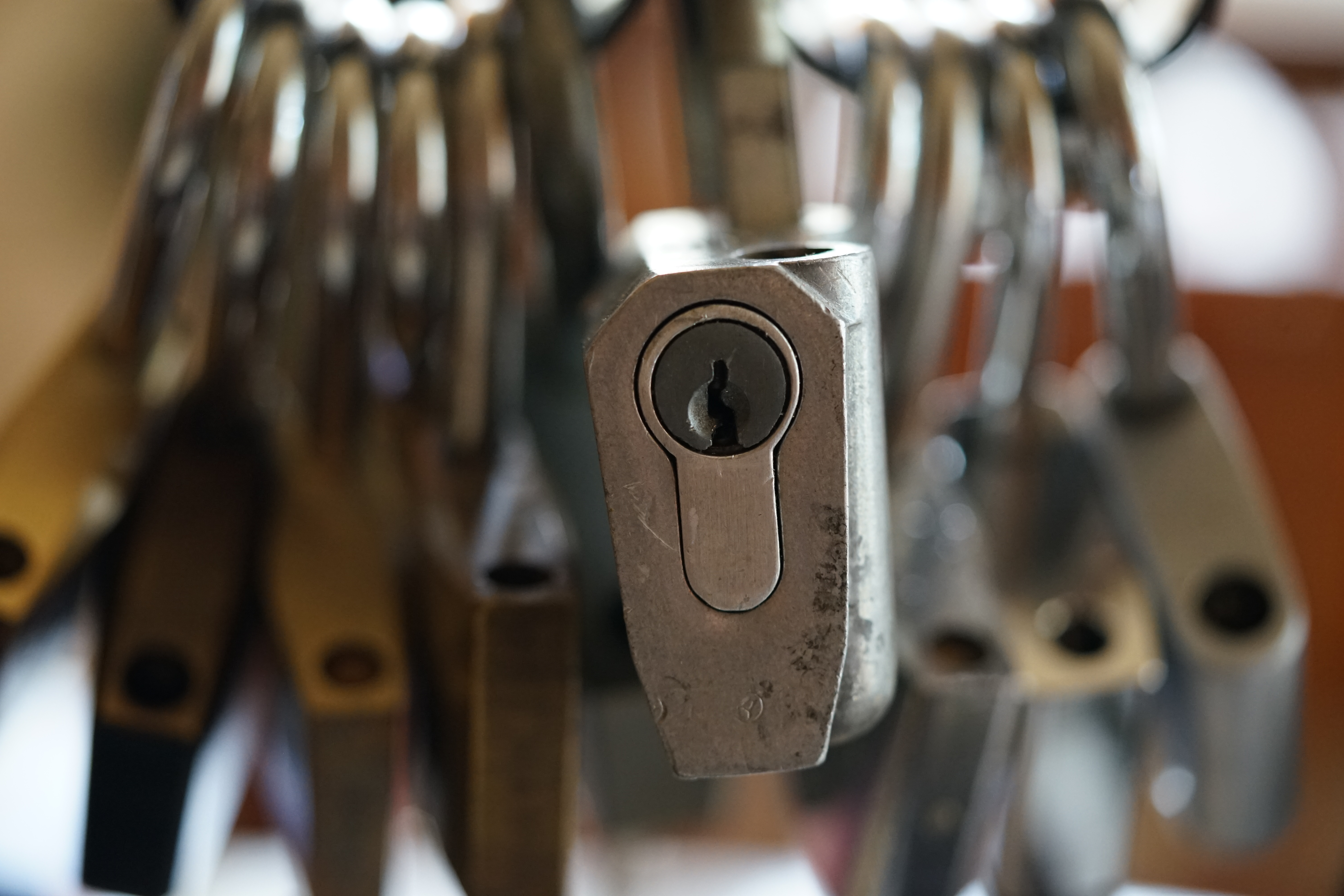 Arthur Andreas Bühl, Detektiv, made in Germany, born 1961 in Stuttgart, Baden - Württemberg, living in HAM, Im Dienste der Wahrheitsfindung unterwegs, betreibt in seiner Freizeit Lockpicking aus Leidenschaft. Der mehrfache Deutsche Meister wird in der WIRED als " Master of the Universe " betitelt. In der BILD et ist der Artikel " Herr der Schlösser " abgedruckt. Im Hasenstübchen - Fuhlsbüttel, am Hasenberge, Santa Fu, wird gefeiert. Arthurmeister® stellt seinen Leporello " Der Aufmacher " vor. Der Stammtisch grölt " OFFEN ". Scholischek, Rudi, Heike I, Noagerlzutzler, Arthur und Joe Asberry, der alte NBA ler, prosten sich zu. Arthurmeister`s Jukebox auf YouTube spielt Pointer Sisters - Slow Hand ! ♥ Beim Tanzen ruft die Cartomanze " Ey du Sympthieträger ♥, komm mal her " ! SEO für heute: DETEKTIV, Arthur Bühl, Lockpicker, Deutscher Meister, pickt ABUS Padlock. 𝐀𝐫𝐭𝐡𝐮𝐫 𝐀𝐧𝐝𝐫𝐞𝐚𝐬 𝐁ü𝐡𝐥, 𝐃𝐞𝐭𝐞𝐤𝐭𝐢𝐯, 𝐦𝐚𝐝𝐞 𝐢𝐧 𝐆𝐞𝐫𝐦𝐚𝐧𝐲, 𝐛𝐨𝐫𝐧 𝟏𝟗𝟔𝟏 𝐢𝐧 𝐒𝐭𝐮𝐭𝐭𝐠𝐚𝐫𝐭, 𝐁𝐚𝐝𝐞𝐧 - 𝐖ü𝐫𝐭𝐭𝐞𝐦𝐛𝐞𝐫𝐠, 𝐥𝐢𝐯𝐢𝐧𝐠 𝐢𝐧 𝐇𝐀𝐌, 𝐈𝐦 𝐃𝐢𝐞𝐧𝐬𝐭𝐞 𝐝𝐞𝐫 𝐖𝐚𝐡𝐫𝐡𝐞𝐢𝐭𝐬𝐟𝐢𝐧𝐝𝐮𝐧𝐠 𝐮𝐧𝐭𝐞𝐫𝐰𝐞𝐠𝐬, 𝐛𝐞𝐭𝐫𝐞𝐢𝐛𝐭 𝐢𝐧 𝐬𝐞𝐢𝐧𝐞𝐫 𝐅𝐫𝐞𝐢𝐳𝐞𝐢𝐭 𝐋𝐨𝐜𝐤𝐩𝐢𝐜𝐤𝐢𝐧𝐠 𝐚𝐮𝐬 𝐋𝐞𝐢𝐝𝐞𝐧𝐬𝐜𝐡𝐚𝐟𝐭. 𝐃𝐞𝐫 𝐦𝐞𝐡𝐫𝐟𝐚𝐜𝐡𝐞 𝐃𝐞𝐮𝐭𝐬𝐜𝐡𝐞 𝐌𝐞𝐢𝐬𝐭𝐞𝐫 𝐰𝐢𝐫𝐝 𝐢𝐧 𝐝𝐞𝐫 𝐖𝐈𝐑𝐄𝐃 𝐚𝐥𝐬 " 𝐌𝐚𝐬𝐭𝐞𝐫 𝐨𝐟 𝐭𝐡𝐞 𝐔𝐧𝐢𝐯𝐞𝐫𝐬𝐞 " 𝐛𝐞𝐭𝐢𝐭𝐞𝐥𝐭. 𝐈𝐧 𝐝𝐞𝐫 𝐁𝐈𝐋𝐃 𝐞𝐭 𝐢𝐬𝐭 𝐝𝐞𝐫 𝐀𝐫𝐭𝐢𝐤𝐞𝐥 " 𝐇𝐞𝐫𝐫 𝐝𝐞𝐫 𝐒𝐜𝐡𝐥ö𝐬𝐬𝐞𝐫 " 𝐚𝐛𝐠𝐞𝐝𝐫𝐮𝐜𝐤𝐭. 𝐈𝐦 𝐇𝐚𝐬𝐞𝐧𝐬𝐭ü𝐛𝐜𝐡𝐞𝐧 - 𝐅𝐮𝐡𝐥𝐬𝐛ü𝐭𝐭𝐞𝐥, 𝐚𝐦 𝐇𝐚𝐬𝐞𝐧𝐛𝐞𝐫𝐠𝐞, 𝐒𝐚𝐧𝐭𝐚 𝐅𝐮, 𝐰𝐢𝐫𝐝 𝐠𝐞𝐟𝐞𝐢𝐞𝐫𝐭. 𝐀𝐫𝐭𝐡𝐮𝐫𝐦𝐞𝐢𝐬𝐭𝐞𝐫® 𝐬𝐭𝐞𝐥𝐥𝐭 𝐬𝐞𝐢𝐧𝐞𝐧 𝐋𝐞𝐩𝐨𝐫𝐞𝐥𝐥𝐨 " 𝐃𝐞𝐫 𝐀𝐮𝐟𝐦𝐚𝐜𝐡𝐞𝐫 " 𝐯𝐨𝐫. 𝐃𝐞𝐫 𝐒𝐭𝐚𝐦𝐦𝐭𝐢𝐬𝐜𝐡 𝐠𝐫ö𝐥𝐭 " 𝐎𝐅𝐅𝐄𝐍 ". 𝐒𝐜𝐡𝐨𝐥𝐢𝐬𝐜𝐡𝐞𝐤, 𝐑𝐮𝐝𝐢, 𝐇𝐞𝐢𝐤𝐞 𝐈, 𝐍𝐨𝐚𝐠𝐞𝐫𝐥𝐳𝐮𝐭𝐳𝐥𝐞𝐫, 𝐀𝐫𝐭𝐡𝐮𝐫 𝐮𝐧𝐝 𝐉𝐨𝐞 𝐀𝐬𝐛𝐞𝐫𝐫𝐲, 𝐝𝐞𝐫 𝐚𝐥𝐭𝐞 𝐍𝐁𝐀 𝐥𝐞𝐫, 𝐩𝐫𝐨𝐬𝐭𝐞𝐧 𝐬𝐢𝐜𝐡 𝐳𝐮. 𝐀𝐫𝐭𝐡𝐮𝐫𝐦𝐞𝐢𝐬𝐭𝐞𝐫`𝐬 𝐉𝐮𝐤𝐞𝐛𝐨𝐱 𝐚𝐮𝐟 𝐘𝐨𝐮𝐓𝐮𝐛𝐞 𝐬𝐩𝐢𝐞𝐥𝐭 𝐏𝐨𝐢𝐧𝐭𝐞𝐫 𝐒𝐢𝐬𝐭𝐞𝐫𝐬 - 𝐒𝐥𝐨𝐰 𝐇𝐚𝐧𝐝 ! ♥ 𝐁𝐞𝐢𝐦 𝐓𝐚𝐧𝐳𝐞𝐧 𝐫𝐮𝐟𝐭 𝐝𝐢𝐞 𝐂𝐚𝐫𝐭𝐨𝐦𝐚𝐧𝐳𝐞 " 𝐄𝐲 𝐝𝐮 𝐒𝐲𝐦𝐩𝐭𝐡𝐢𝐞𝐭𝐫ä𝐠𝐞𝐫 ♥, 𝐤𝐨𝐦𝐦 𝐦𝐚𝐥 𝐡𝐞𝐫 " !