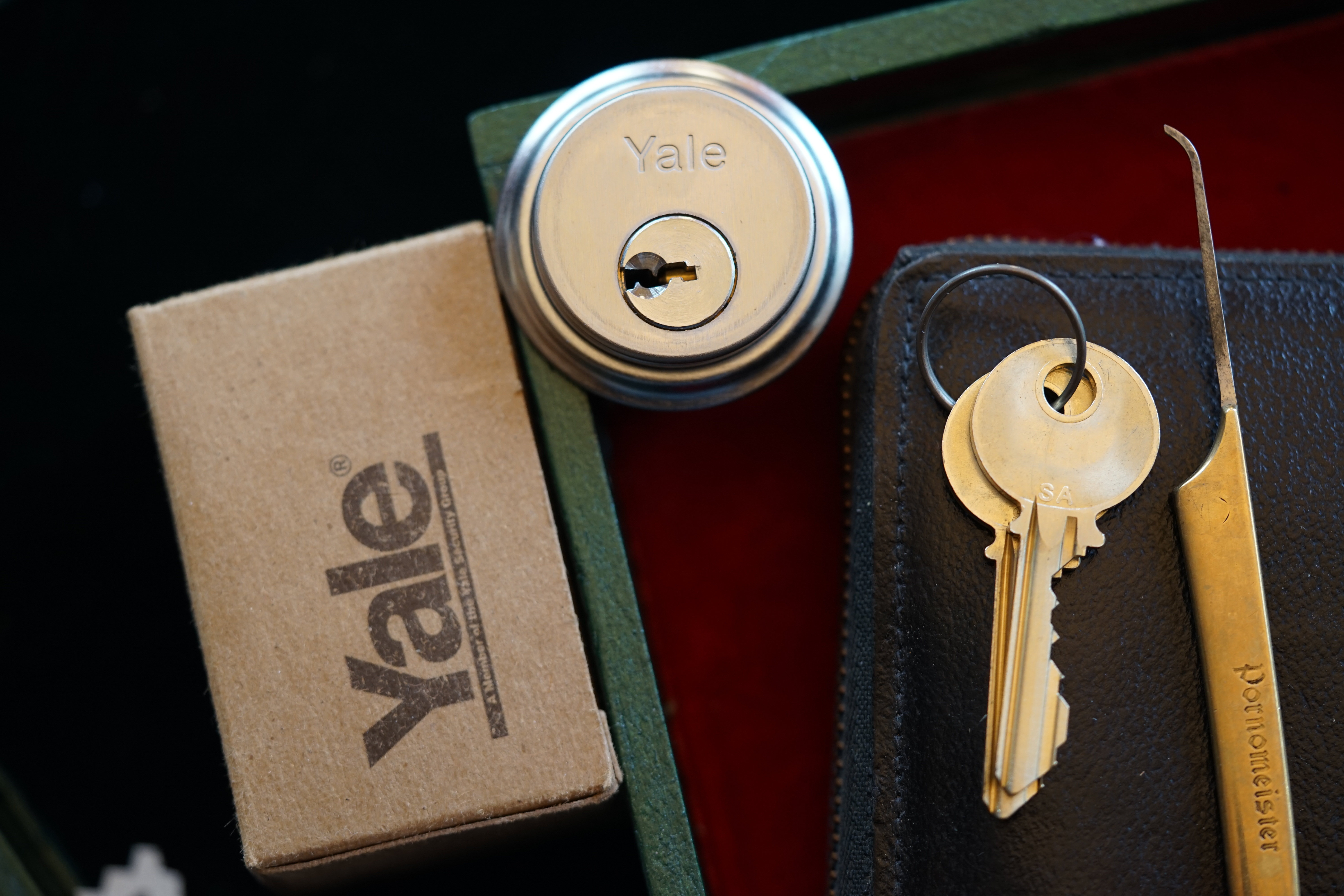 In der Vitrine von Arthur Andreas Bühl, Arthurmeister® sind Schlösser, Padlocks, von ABUS, BKS, CES, DOM, EVVA, Assa Abloy, Z Ikon, Kaba, Keso, ASSA, Winkhaus, Wilka, Trelock, Schmelting, Bode Panzer, Ancor Las, Drumm Geminy, Xylock, SEA, Medeco, Mul-T-Lock, Cut away, ABUS Granit, Pfaffenhain, E*S, ESS, Nemef, BAB, Babelsberg, Stasi, Diskus, WMF, Tesa, Noch, Vachette, Cisa, Wally, Rielda, Mottura, Viro, FAI, GeGe, Fichet, Bode Panzer, Tresor, Bramah, Protector, Braun`s Patent, Walomatus, Arolds, Combination Lock, Yale, Master, American Lock, Tubular, China, Indien, Aligarh, Nepal, Thailand, Zahlenschlösser, Himmelsschlüssel und noch vieles mehr, vorhanden. Alle Schliesszylinder sind Übungsmaterial für das Lockpicking. Schlagschlüssel und so vieles mehr, sind auch dabei. Auch der Sputnik. Verschlagwortet mit: ♥ Vokuhila, Friseur ♥ Schwäbischer Hengst, Zwetschgen Heini, Bühl er, Zwetschge, Google Earth, Mittelpunkt der Welt, Martinameisterin, Cartomanze, Scholischek, " HIGH NOON ! ". ♥ Parole Emil !