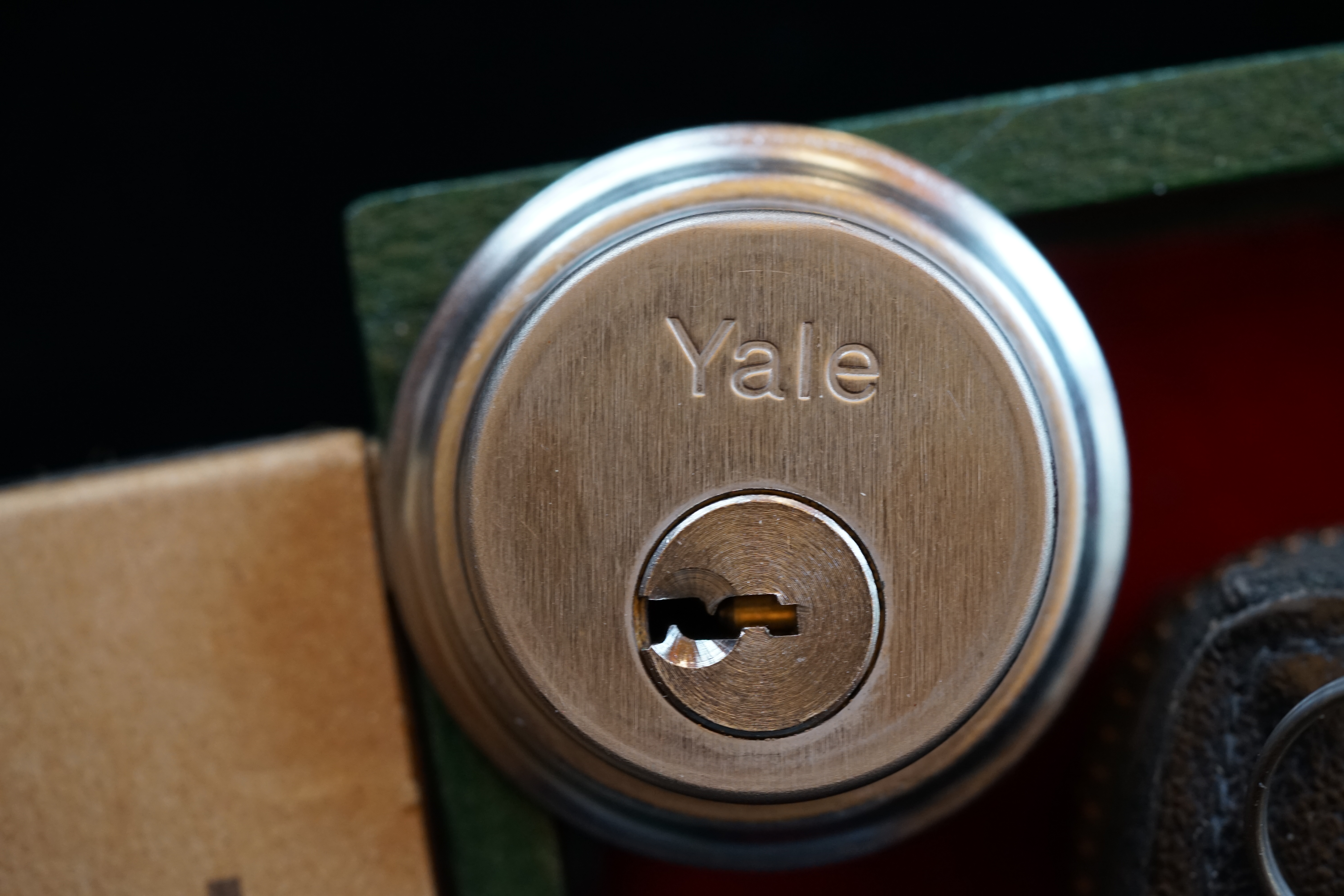 In der Vitrine von Arthur Andreas Bühl, Arthurmeister® sind Schlösser, Padlocks, von ABUS, BKS, CES, DOM, EVVA, Assa Abloy, Z Ikon, Kaba, Keso, ASSA, Winkhaus, Wilka, Trelock, Schmelting, Bode Panzer, Ancor Las, Drumm Geminy, Xylock, SEA, Medeco, Mul-T-Lock, Cut away, ABUS Granit, Pfaffenhain, E*S, ESS, Nemef, BAB, Babelsberg, Stasi, Diskus, WMF, Tesa, Noch, Vachette, Cisa, Wally, Rielda, Mottura, Viro, FAI, GeGe, Fichet, Bode Panzer, Tresor, Bramah, Protector, Braun`s Patent, Walomatus, Arolds, Combination Lock, Yale, Master, American Lock, Tubular, China, Indien, Aligarh, Nepal, Thailand, Zahlenschlösser, Himmelsschlüssel und noch vieles mehr, vorhanden. Alle Schliesszylinder sind Übungsmaterial für das Lockpicking. Schlagschlüssel und so vieles mehr, sind auch dabei. Auch der Sputnik. Verschlagwortet mit: ♥ Vokuhila, Friseur ♥ Schwäbischer Hengst, Zwetschgen Heini, Bühl er, Zwetschge, Google Earth, Mittelpunkt der Welt, Martinameisterin, Cartomanze, Scholischek, " HIGH NOON ! ". ♥ Parole Emil !