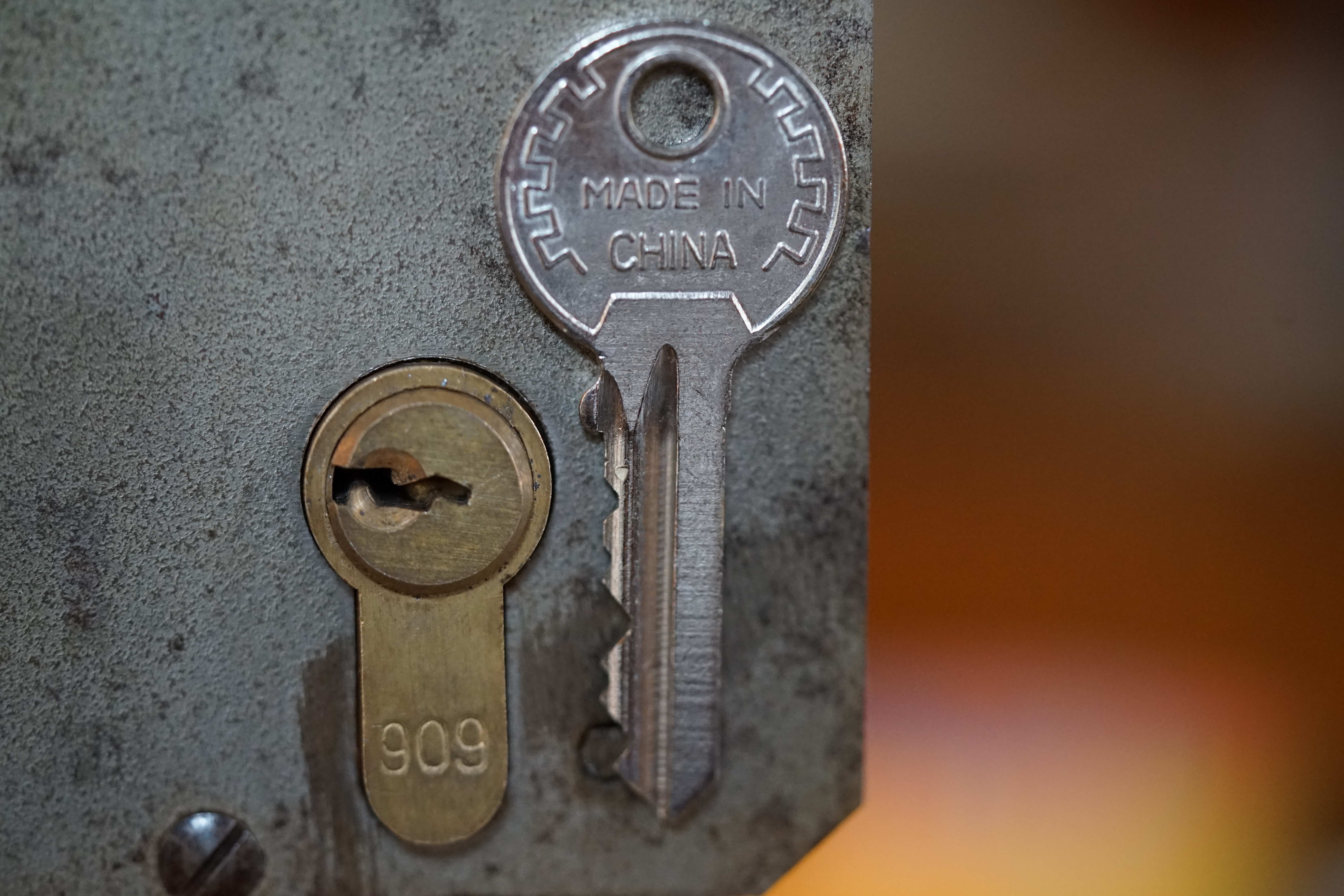 𝔄𝔯𝔱𝔥𝔲𝔯 𝔅ü𝔥𝔩, 𝔄𝔯𝔱𝔥𝔲𝔯𝔪𝔢𝔦𝔰𝔱𝔢𝔯® Samstag 11 Uhr, a.m, " HIGH NOON ". Arthurmeister und die Cartomanze sitzen am Stammtisch im Hasenstübchen, Fuhlsbüttel. Aus der Jukebox by You Tube, der alten Rock-Ola schallt von Element of Crime: Das Hasenstübchern ist der " Mittekpunkt der Welt ". Die zwanzig Mittrinker am Counter schallen mit: Im Lotto spielst du immer nur; die Zahlen zwischen fünf und zehn; und als Zusatzzahl dein Lebensalter; denn als Lottospieler sagst du; darf man höchstens 49 Jahre alt sein; später wäre es schade um das Geld ! Wo DEINE Füße stehen ist der " MITTELPUNKT DER WELT ". Driver Dieter fährt mit Scholischek und Arkadasch zur Annahmestelle ! Verschlagwortet mit: Arthur Bühl, Arthurmeister® Arthur ♥ Schwäbischer Hengst, Buhl, Zwetschgen Heini, Artur, Buehl er, Zwetschge, Made in Germany, Born 1961, Sympathieträger, Google Earth, Mittelpunkt der Welt, Pflaumen, Arkadasch, Datschi, ♥ Martinameisterin, Cartomanze, Scholischek, " HIGH NOON ! ", ♥ ♥ Vokuhila ♥ Parole Emil !