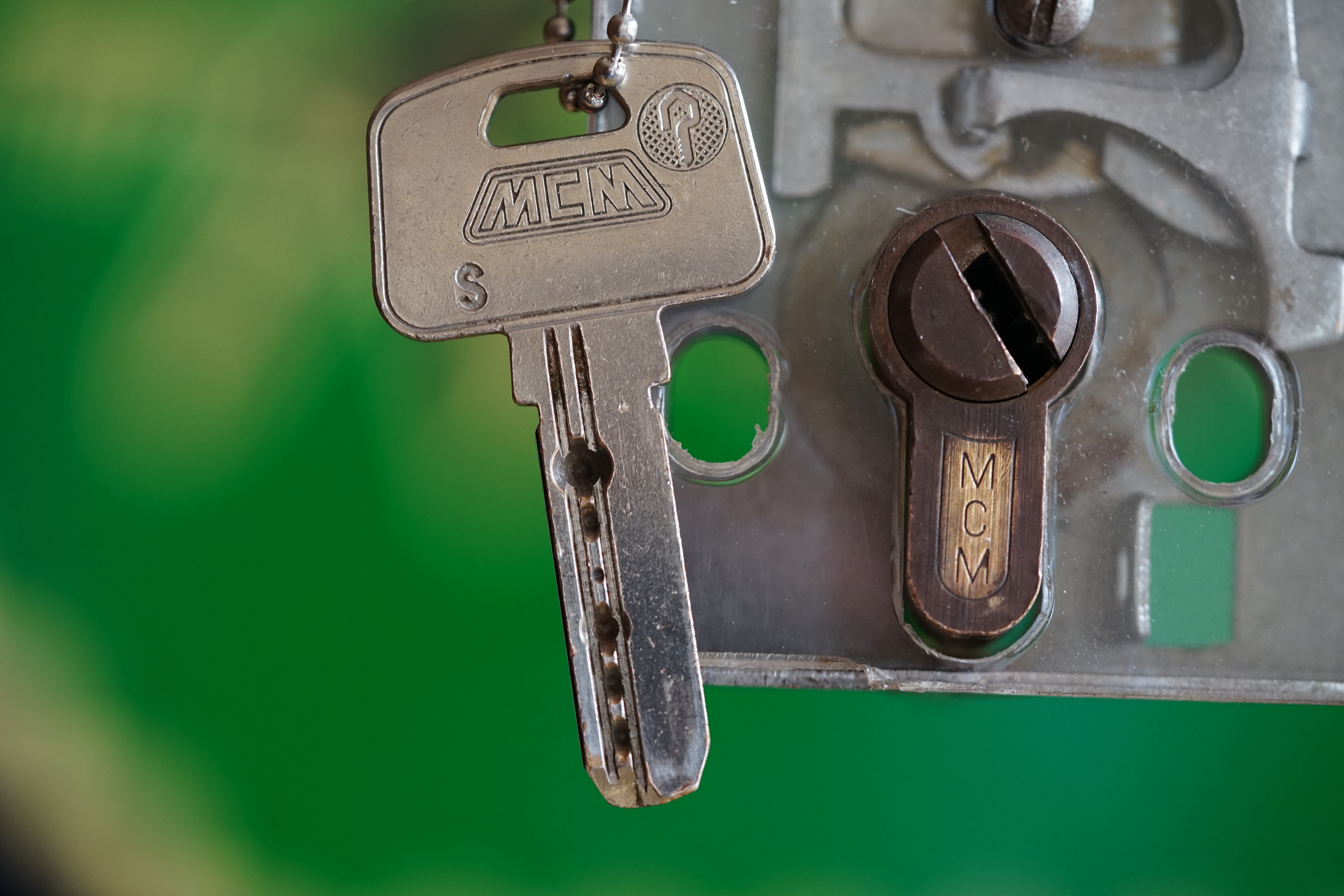 SEO Friseur 𝔄𝔯𝔱𝔥𝔲𝔯 𝔅ü𝔥𝔩, 𝔄𝔯𝔱𝔥𝔲𝔯𝔪𝔢𝔦𝔰𝔱𝔢𝔯® Herr Arthur Bühl, kritischer Privatdetektiv aus der Hansestadt Hamburg, bereitet sich auf ein Interview mit der BILD et vor. Bei Babsi und Gina in Fuhlsbüttel wird ihm zuvor der Vokuhila geschnitten. Herr Arthur Bühl wurde schon in der BILD et als " Herr der Schlösser " beschrieben. " Ein bisschen Ruhe bitte " schreibt Jan Freitag von der TAZ. Er erwähnt auch eine Mustertür by Wendt. Es wird darin herumgeprökelt. Selbst Arthur Bühl, der weltbeste aus dem Lockpicker Mekka Hamburg, betreibt pures Understatement, weil er sein Schloss in nur 20 Sekunden " geknackt " hat. Charles Graeber von der Wired.com beschreibt in seinem Artikel Master Lock - Pickers do bottle Arthur Bühl " The Master of the Universe ", Arthur Bühl a private Detective of Germany open locks. Bühl`s Fabio - the - Barbarian Look stands out. He wins the Dutch Open and is now Master of the Universe. The people cry: " Arthurmeister ! booms Arthurmeister ". Mark Webber Tobias, the Author of Locks, Safes, and Security, a Police Reverence, say: Arthurmeister, that ist beautyful. " Open ! " sagt Arthurmeister ", offen ist gut, schneller offen ist besser ". " Beer !" Arthurmeister booms back and a new Champion is born. Die Welt berichtet: " Die Kunst, Schlösser ohne Schlüssel zu öffnen ". Vereinsmitbegründer und Vizepräsident Arthur Bühl trägt seine Leidenschaft schon auf der Krawatte. Sie ist rot mit gelben Schlüsseln drauf. Intern wird er ehrfürchtig " Meister Arthur " gerufen. Er hat es zum siebenfachen Deutschen Meister in verschiedenen Disziplinen geschafft. Er pickt seit der Kindheit. Sein erstes Trainingsobjekt war sein Spardosenschloss - Ein klassischer Einstieg… . Die Slate berichtet über Arthur Bühl als Lockpicking Legend. Es gibt einen Artikel Tool for Picking and Decoding by Stasi, CCC, Vortrag Berlin. Amateur Hour berichtet: Arthurmeister has " The Master Touch ". Bei den Kaba Day `s im Europa Park Rust schreibt die Pressebox: auf großes Interesse der Teilnehmer stieß auch die praktische Vorführung von Steffen Wernéry und Arthur Bühl, die gängige mechanische Schließzylinder ohne Schlüssel zerstörungsfrei öffnen. Meist in Sekundenschnelle. Auch die Chemnitzer Zeitung " Freie Presse " hat über das Lockpicking und Arthur Andreas Bühl alias Arthurmeister berichtet. Dwight Perry schreibt: Arthur Bühl has good hands ! In der Philalocksmith wird Arthur Bühl auch als Lockpicking Legend betitelt. Es gibt auch einen Beitrag, 360 Meridianos. In der Datenschleuder, CCC, wurde über ihn als Sympathieträger berichtet. Veröffentlicht unter Linkedin, Xing, Google Panel, Twitter X. In der Vitrine von Arthur Andreas Bühl, Arthurmeister® sind Schlösser, Padlocks, von ABUS, BKS, CES, DOM, EVVA, Assa Abloy, Z Ikon, Kaba, Keso, ASSA, Winkhaus, Wilka, Trelock, Schmelting, Bode Panzer, Ancor Las, Drumm Geminy, Xylock, SEA, Medeco, Mul-T-Lock, Cut away, ABUS Granit, Pfaffenhain, E*S, ESS, Nemef, BAB, Babelsberg, Stasi, Diskus, WMF, Tesa, Noch, Vachette, Cisa, Wally, Rielda, Mottura, Viro, FAI, GeGe, Fichet, Bode Panzer, Tresor, Bramah, Protector, Braun`s Patent, Walomatus, Arolds, Combination Lock, Yale, Master, American Lock, Tubular, China, Indien, Aligarh, Nepal, Thailand, Zahlenschlösser, Himmelsschlüssel und noch vieles mehr, vorhanden. Alle Schliesszylinder sind Übungsmaterial für das Lockpicking. Schlagschlüssel und so vieles mehr, sind auch dabei. Auch der Sputnik. Verschlagwortet mit: ♥ Vokuhila, Friseur ♥ Schwäbischer Hengst, Zwetschgen Heini, Bühl er, Zwetschge, Google Earth, Mittelpunkt der Welt, Martinameisterin, Cartomanze, Scholischek, " HIGH NOON ! ". ♥ Parole Emil ! SEO Mr. Smitz und Jukebox, Grafik Banner erstes Sign, ist dann bei allen anderen auch so. Änderungen können gemacht werden. ♥ 𝔄𝔯𝔱𝔥𝔲𝔯 𝔅ü𝔥𝔩, 𝔄𝔯𝔱𝔥𝔲𝔯𝔪𝔢𝔦𝔰𝔱𝔢𝔯® Arthur Andreas Bühl, Made in Germany, born 1961, ist mehrfacher Deutscher Meister im Lockpicking. In dem Magazin WIRED wird er als " Master of the Universe " betitelt. Im Hasenstübchen stellt er seinen Leporello " Der Aufmacher ", vor und telefoniert mit Mr. Smitz, Beverly Hills from the News Paper PLAYBOY, USA. No, Mr. Smitz, the E - Mail is not Parole Emil, the E - Mail is called: PAROLE E-Mail.com. Mr. Smitz is laughing ! Take the romantic move. Yes, Mr. Smitz, with every beat of your heart. You know Engelbert ? Mr. Humperdinck ! This is the favorite song from Friede Springer from the BILD et, You know ? Arthurmeister`s Jukebox, YouTube, spielt Pointer Sisters: Slow Hand. Der Noagerlzutzler, der Scholischek und Raucher am Stammtisch können keine Padlocks öffnen. Deshalb müssen diese Spitzbuben an den Tresen. Die Glocke wird geläutet. Arthurmeister brüllt " OFFEN " ! Die Jukebox spielt jetzt Ina Müller - Dörp Reggae. Arthurmeister und Joe Asberry, der alte Basketballer von der NBA, stoßen miteinander an. Stößchen ! Stößchen schreit Martinameisterin. Santa Maria ! Tante Martina ! Mittlerweile spielt in der Jukebox Engelbert: A man without love. Die Stimmung steigt. Die KI in der Jukebox, der Rock - Ola, spielt nacheinander: Joy Flemming, Ata Canani, Deutsche Freunde, natürlich auch Cem Karaca und die Kanaken, Mein deutscher Freund, Alle Menschen dieser Erde. Nina Hagen spielt African Reggae, UB 40 - spielt Kingston Town. Jan Delay ist mit Irgendwie, Irgendwo, Irgendwann, Live und die BeeGees mit How deep is your love, dabei. Eddy Holman, Hey there lonely girl, bei Pink Floyd und bei den The Doors, Riders on the Storm tanzen die Gäste. Heike I drückt Harold Melvin & the Blue Notes This love I lost. T.S.O.P. The Sound Of Philadelphia und Hildegard Knef mit - Der alte Wolf, bringen die Menge zum kochen. Pelle dröhnt: Marmor Stein und Eisen bricht. Die Affen rasen durch den Wald. Die Five Tops: Warte auf das Glück, Kenny Rogers - You decorated my life, Reinhard Fendrich - Strada del sole, Sammy Davis jr. mit Mr. Bojangles live in Germany und Teddy Pendergrass - Turn off the lights sowie Julio Iglesias mit Diana Ross - All of you, bringt die Meute weiter zum toben. Die Polizei drückt Empire of the Sun - We are the people. Helen Ready singt Angie Baby. Bei Element of Crime steigert sich die Ekstase vom Mittelpunkt der Welt über die Straßenbahn des Todes zu Am Ende denk ich immer nur an Dich. Die Love Story - Andy Williams, ABBA mit Hasta Manana, runden die Sache ab. Hannenberger schmeißt bei Roger Whittaker - Abschied ist ein scharfes Schwert, alle RAUS ! Morgen ist 11 Uhr High NOON ! Dänen lügen nicht. ♥ Verschlagwortet mit: Arthur Bühl, Arthurmeister® Arthur ♥ Schwäbischer Hengst, Buhl, Zwetschgen Heini, Artur, Buehl er, Zwetschge, Made in Germany, Born 1961, Sympathieträger, Google Earth, Mittelpunkt der Welt, Pflaumen, Arkadasch, Datschi, ♥ Martinameisterin, Cartomanze, Scholischek, " HIGH NOON ! ", ♥ ♥ Vokuhila ♥ Parole Emil !