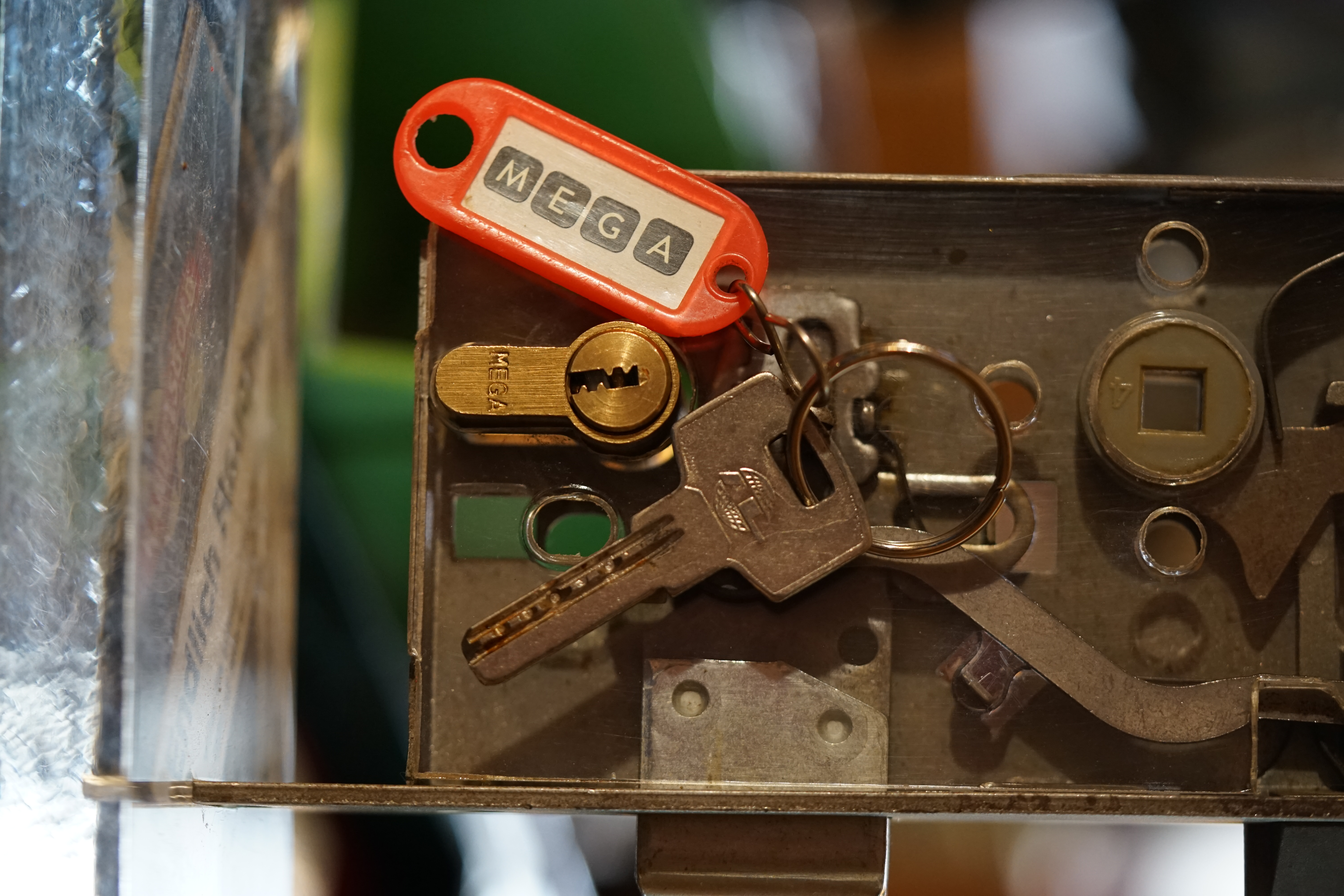 Velbert, Danke Dr. Ulrich Morgenrot, Schlüsselregion, Schlüsselfest in Velbert, Forum Niederberg, Schlossmuseum, Schlüsselfest, Hans Schell Collection, Martina Pall, Graz, Austria, Park Hotel, Brauhaus, BKS, Heiligenhaus, Wilka Schließtechnik, Silca, IHK, KFV, Errebi, Beschlag, Hersteller, Arthur Bühl, Arthurmeister ®, Schlosssammler., Bühl. Arthur Bühl. Der Sympathieträger ist in Stuttgart, Baden - Württemberg geboren. Der Detektiv lebt in HAM. H1 Text der SEO schreibt: 𝔄𝔯𝔱𝔥𝔲𝔯 𝔅ü𝔥𝔩, 𝔄𝔯𝔱𝔥𝔲𝔯𝔪𝔢𝔦𝔰𝔱𝔢𝔯® Bühl, Arthur, Jahrgang 1961, Made in Germany, Detektiv or Private Investigator how Mr. Smitz from the PLAYBOY, Beverly Hills, say`s. Yes Mr. Smitz i will send you the Photo Arthurmeister`s F 1, Jacket for your LeporelloUS. to your E - Mail Mr.Smitz@Mr.Smitz.us. Ok, Mr. Smitz. Mr. Smitz do you know what Google Earth is ? Take BÜHL Arthur, only by Google Earth, you know ? have done it ? Yes Google will show you my Panel superfast. Cool, Arthurmeister, cool. Yes Mr. Smitz, this can i do for you too ! Yes with SEO. Yes, yes, i have Arkadasch erklärt, sein Erikli pasta is not so genial. Der beste Zwetschgenkuchen, you know plum tart, is from the Stadt Bühl. Not laughing in the USA. Bühl is a City like my Name. And the People in this City called it: Zwetschgendatschi ! you know. This is the world best plumcake. Yes Datschi. Yes, Stadt Bühl is near Baden - Baden, the Casino, you know ! Yes. Baden-Württemberg. You must know there is since 1927 the traditionell Zwetschgenfest. And there ist the Zwetschgenkönigin ! Mr. Smitz, my Ur Ur Ur Ur Grandfather is born in Bühl. My Great Grand Grand Mother where also born in the town Bühl. Their profession was Zwetschgenpicker. Not Lockpicker, Zwetschgen / Plum Picker. And Rüttler. Oh, really ! Yes, Yes. And since this time the name of the family Bühl from the Stadt Bühl is: Yes you know - Buehl. Yes i will give Greetings from you to Mrs. Friede Springer from the Newspaper BILD et. Yes, the Elbphilharmonie is in Betrieb. OH, Mr. Smitz, greeting´s to you from Joe Asbbery, NBA, you know. Tomorrow we will meet us in the Hasenstübchen, our Rabbit Hall. For Lockpicking und Beer. Call you. Parole Emil ! In der Vitrine von Arthur Bühl, Arthurmeister® sind Schlösser, Padlocks, von HKR, ABUS, Binoxx BUGA, BKS, CES, DOM, EVVA, FEFI, Assa Abloy, Z Ikon, Kaba, Keso, ASSA, Winkhaus, Wilka, Trelock, Schmelting, Bode Panzer, Ancor Las, Drumm Geminy, Xylock, EMKA, SEA, Medeco, Mul-T-Lock, Cut away, ABUS Granit, Pfaffenhain, E*S, ESS, Nemef, BAB, Babelsberg, Stasi, Diskus, WMF, Tesa, Noch, Vachette, Cisa, Wally, Rielda, Mottura, Viro, FAI, GeGe, K + K, Fichet, Bode Panzer, Tresor, Bramah, Protector, Braun`s Patent, Walomatus, Arolds, Combination Lock, Yale, Master, American Lock, Tubular, China, Indien, Aligarh, Nepal, Thailand, Zahlenschlösser, Himmelsschlüssel und noch vieles mehr, vorhanden. Alle Schliesszylinder sind Übungsmaterial für das Lockpicking. Schlagschlüssel und so vieles mehr, sind auch dabei. Auch der Sputnik. Verschlagwortet mit: ♥ Vokuhila, Friseur ♥ Schwäbischer Hengst, Zwetschgen Heini, Bühl er, Zwetschge, Google Earth, Mittelpunkt der Welt, Martinameisterin, Cartomanze, Scholischek, " HIGH NOON ! ". ♥ Parole Emil !