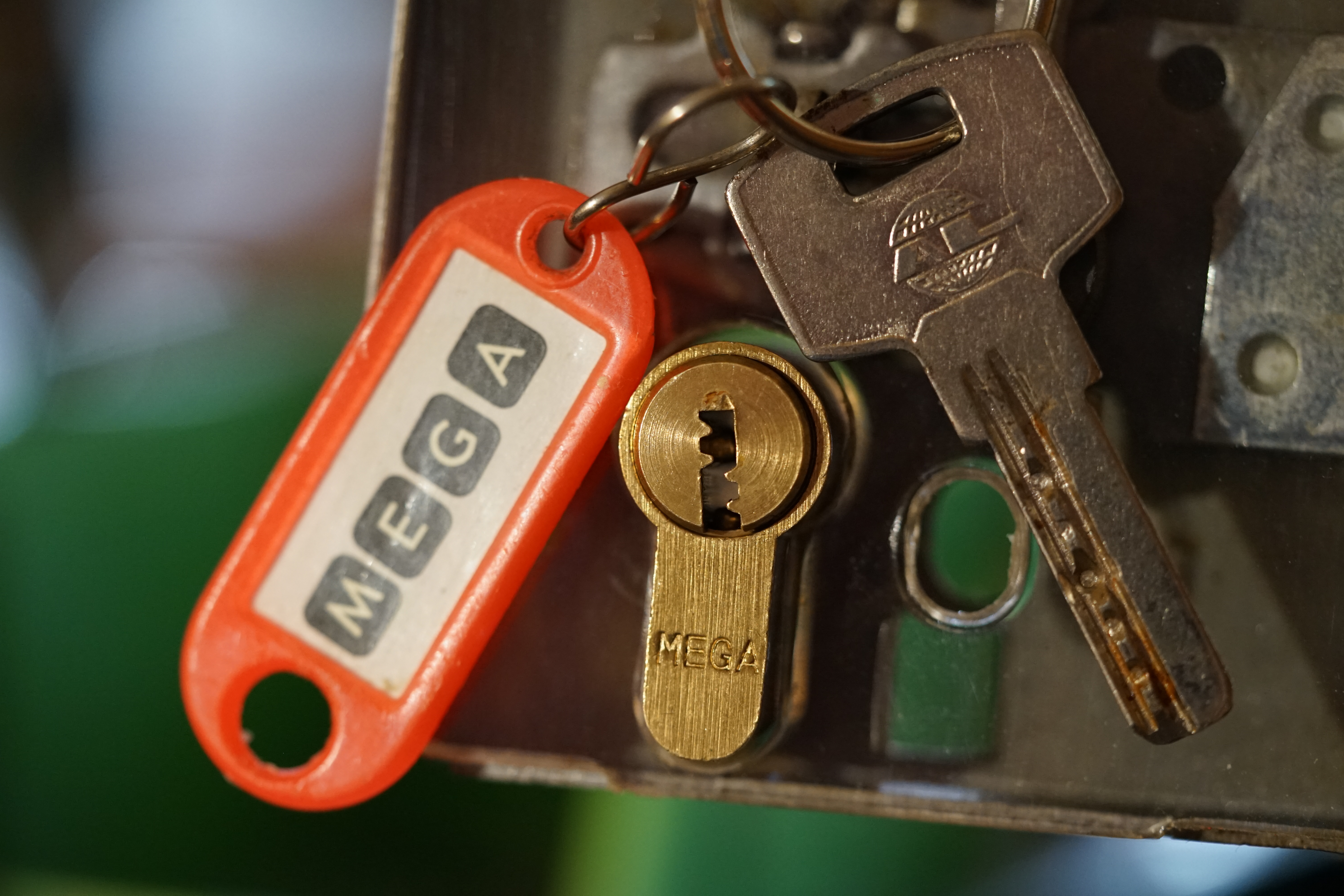 𝔄𝔯𝔱𝔥𝔲𝔯 𝔅ü𝔥𝔩, 𝔄𝔯𝔱𝔥𝔲𝔯𝔪𝔢𝔦𝔰𝔱𝔢𝔯® Herr Arthur Bühl, kritischer Privatdetektiv aus der Hansestadt Hamburg, bereitet sich auf ein Interview mit der BILD et vor. Bei Babsi und Gina in Fuhlsbüttel wird ihm zuvor der Vokuhila geschnitten. Herr Arthur Bühl wurde schon in der BILD et als " Herr der Schlösser " beschrieben. " Ein bisschen Ruhe bitte " schreibt Jan Freitag von der TAZ. Er erwähnt auch eine Mustertür by Wendt. Es wird darin herumgeprökelt. Selbst Arthur Bühl, der weltbeste aus dem Lockpicker Mekka Hamburg, betreibt pures Understatement, weil er sein Schloss in nur 20 Sekunden " geknackt " hat. Charles Graeber von der Wired.com beschreibt in seinem Artikel Master Lock - Pickers do bottle Arthur Bühl " The Master of the Universe ", Arthur Bühl a private Detective of Germany open locks. Bühl`s Fabio - the - Barbarian Look stands out. He wins the Dutch Open and is now Master of the Universe. The people cry: " Arthurmeister ! booms Arthurmeister ". Mark Webber Tobias, the Author of Locks, Safes, and Security, a Police Reverence, say: Arthurmeister, that ist beautyful. " Open ! " sagt Arthurmeister ", offen ist gut, schneller offen ist besser ". " Beer !" Arthurmeister booms back and a new Champion is born. Die Welt berichtet: " Die Kunst, Schlösser ohne Schlüssel zu öffnen ". Vereinsmitbegründer und Vizepräsident Arthur Bühl trägt seine Leidenschaft schon auf der Krawatte. Sie ist rot mit gelben Schlüsseln drauf. Intern wird er ehrfürchtig " Meister Arthur " gerufen. Er hat es zum siebenfachen Deutschen Meister in verschiedenen Disziplinen geschafft. Er pickt seit der Kindheit. Sein erstes Trainingsobjekt war sein Spardosenschloss - Ein klassischer Einstieg… . Die Slate berichtet über Arthur Bühl als Lockpicking Legend. Es gibt einen Artikel Tool for Picking and Decoding by Stasi, CCC, Vortrag Berlin. Amateur Hour berichtet: Arthurmeister has " The Master Touch ". In der Vitrine von Arthur Andreas Bühl, Arthurmeister® sind Schlösser, Padlocks, von ABUS, BKS, Binoxx BUGA, CES, DOM, EVVA, Assa Abloy, Z Ikon, Kaba, Keso, ASSA, Winkhaus, Wilka, Trelock, Schmelting, Favour, Bode Panzer, Ancor Las, Drumm Geminy, Xylock, SEA, Medeco, Mul-T-Lock, Cut away, ABUS Granit, Pfaffenhain, E*S, ESS, Nemef, BAB, Babelsberg, Stasi, Diskus, WMF, Tesa, Noch, Vachette, Cisa, Wally, Rielda, Mottura, Viro, FAI, GeGe, Fichet, Bode Panzer, Tresor, Bramah, Protector, Braun`s Patent, Walomatus, Arolds, Combination Lock, Yale, Master, American Lock, Tubular, China, Indien, Aligarh, Nepal, Thailand, Zahlenschlösser, Himmelsschlüssel und noch vieles mehr, vorhanden. Alle Schliesszylinder sind Übungsmaterial für das Lockpicking. Schlagschlüssel und so vieles mehr, sind auch dabei. Auch der Sputnik. Verschlagwortet mit: ♥ Vokuhila, Friseur ♥ Schwäbischer Hengst, Zwetschgen Heini, Bühl er, Zwetschge, Google Earth, Mittelpunkt der Welt, Martinameisterin, Cartomanze, Scholischek, " HIGH NOON ! ". ♥ Parole Emil ! 𝔄𝔯𝔱𝔥𝔲𝔯 𝔅ü𝔥𝔩, 𝔄𝔯𝔱𝔥𝔲𝔯𝔪𝔢𝔦𝔰𝔱𝔢𝔯® Bei den Kaba Day `s im Europa Park Rust schreibt die Pressebox: auf großes Interesse der Teilnehmer stieß auch die praktische Vorführung von Steffen Wernéry und Arthur Bühl, die gängige mechanische Schließzylinder ohne Schlüssel zerstörungsfrei öffnen. Meist in Sekundenschnelle. Auch die Chemnitzer Zeitung " Freie Presse " hat über das Lockpicking und Arthur Andreas Bühl alias Arthurmeister berichtet. Dwight Perry schreibt: Arthur Bühl has good hands ! In der Philalocksmith wird Arthur Bühl auch als Lockpicking Legend betitelt. Es gibt auch einen Beitrag, 360 Meridianos. In der Datenschleuder, CCC, wurde über ihn als Sympathieträger berichtet. Veröffentlicht unter Linkedin, Xing, Google Panel, Twitter X. In der Vitrine von Arthur Bühl, Arthurmeister® sind Schlösser, Padlocks, von ABUS, BUGA, BKS, CES, DOM, EVVA, Assa Abloy, Z Ikon, Kaba, Keso, ASSA, Winkhaus, Wilka, GEZE, Trelock, Schmelting, Bode Panzer, Ancor Las, Drumm Geminy, Xylock, SEA, Medeco, Mul-T-Lock, Cut away, ABUS Granit, Pfaffenhain, E*S, ESS, Nemef, BAB, Babelsberg, Stasi, Diskus, WMF, Tesa, Noch, Vachette, Cisa, Wally, Rielda, Mottura, Viro, FAI, GeGe, Fichet, Bode Panzer, Tresor, Bramah, Protector, Braun`s Patent, Walomatus, Arolds, Combination Lock, Yale, MG, Master, American Lock, Tubular, China, Indien, Aligarh, Nepal, Thailand, Zahlenschlösser, Himmelsschlüssel und KNOCK`N LOCK, noch vieles mehr, vorhanden. Alle Schliesszylinder sind Übungsmaterial für das Lockpicking. Schlagschlüssel und so vieles mehr, sind auch dabei. Auch der Sputnik. Verschlagwortet mit: ♥ Vokuhila, Friseur ♥ Schwäbischer Hengst, Zwetschgen Heini, Bühl er, Zwetschge, Google Earth, Mittelpunkt der Welt, Martinameisterin, Cartomanze, Scholischek, " HIGH NOON ! ". ♥ Parole Emil !