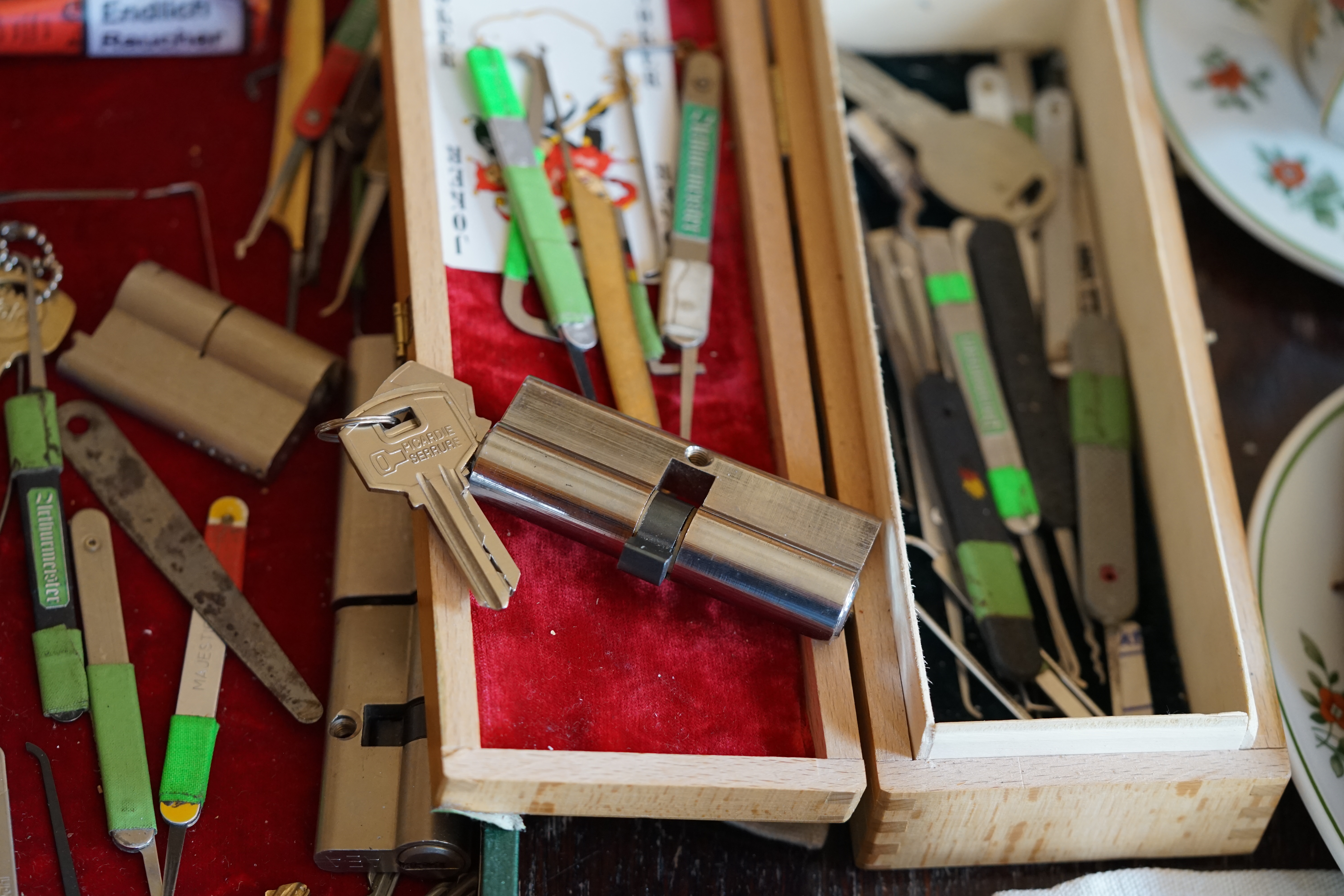 In der Vitrine von Arthur Andreas Bühl, Arthurmeister® sind Schlösser, Padlocks, von ABUS, BKS, CES, DOM, EVVA, Assa Abloy, Z Ikon, Kaba, Keso, ASSA, Winkhaus, Wilka, Trelock, Schmelting, Bode Panzer, Ancor Las, Drumm Geminy, Xylock, SEA, Medeco, Mul-T-Lock, Cut away, ABUS Granit, Pfaffenhain, E*S, ESS, Nemef, BAB, Babelsberg, Stasi, Diskus, WMF, Tesa, Noch, Vachette, Cisa, Wally, Rielda, Mottura, Viro, FAI, GeGe, Fichet, Bode Panzer, Tresor, Bramah, Protector, Braun`s Patent, Walomatus, Arolds, Combination Lock, Yale, Master, American Lock, Tubular, China, Indien, Aligarh, Nepal, Thailand, Zahlenschlösser, Himmelsschlüssel und noch vieles mehr, vorhanden. Alle Schliesszylinder sind Übungsmaterial für das Lockpicking. Schlagschlüssel und so vieles mehr, sind auch dabei. Auch der Sputnik. Verschlagwortet mit: ♥ Vokuhila, Friseur ♥ Schwäbischer Hengst, Zwetschgen Heini, Bühl er, Zwetschge, Google Earth, Mittelpunkt der Welt, Martinameisterin, Cartomanze, Scholischek, " HIGH NOON ! ". ♥ Parole Emil !