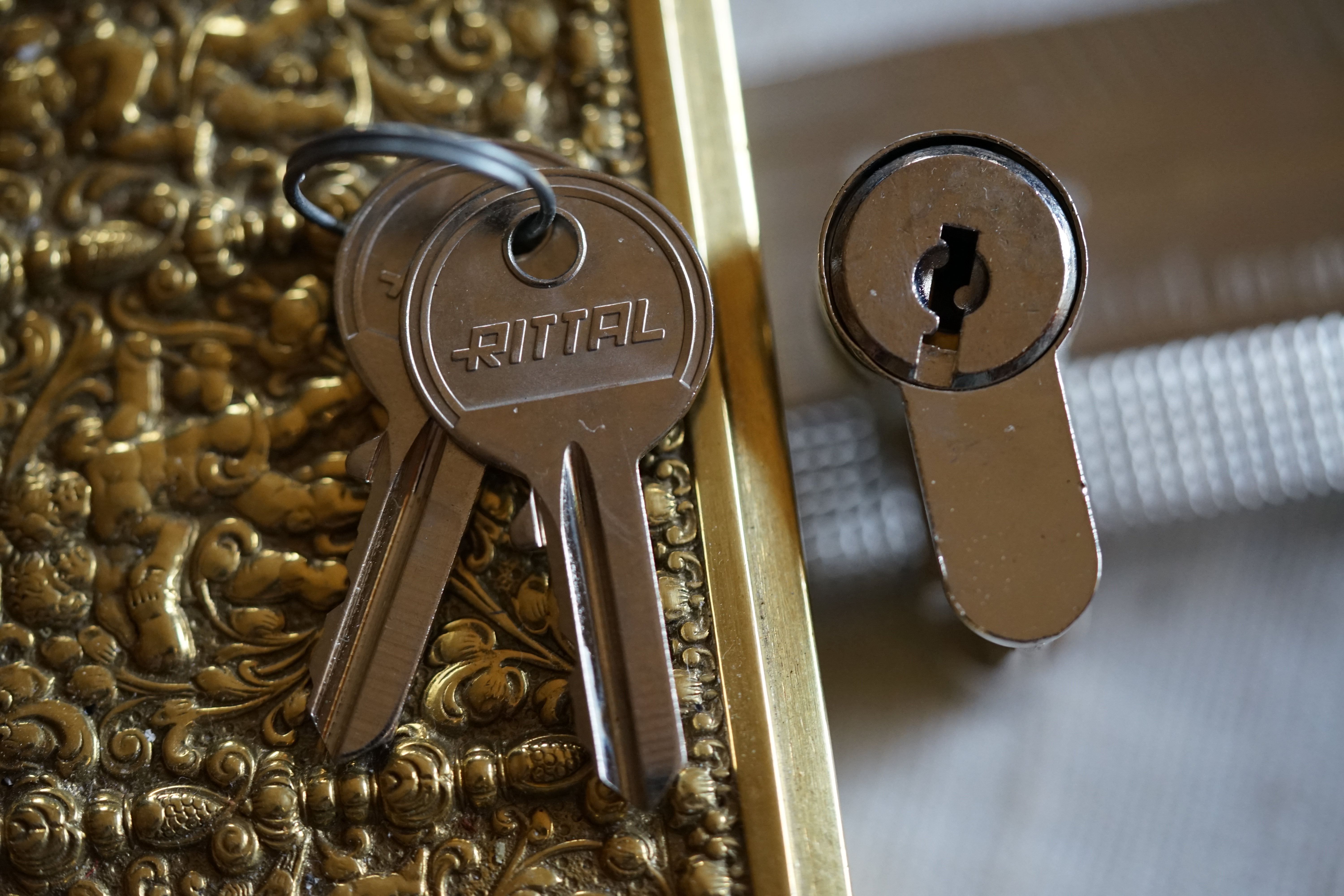 ♥ 𝔄𝔯𝔱𝔥𝔲𝔯 𝔅ü𝔥𝔩, 𝔄𝔯𝔱𝔥𝔲𝔯𝔪𝔢𝔦𝔰𝔱𝔢𝔯® Arthur Andreas Bühl, Made in Germany, born 1961, ist mehrfacher Deutscher Meister im Lockpicking. In dem Magazin WIRED wird er als " Master of the Universe " betitelt. Im Hasenstübchen stellt er seinen Leporello " Der Aufmacher ", vor und telefoniert mit Mr. Smitz, Beverly Hills from the News Paper PLAYBOY, USA. No, Mr. Smitz, the E - Mail is not Parole Emil, the E - Mail is called: PAROLE E-Mail.com. Mr. Smitz is laughing ! Take the romantic move. Yes, Mr. Smitz, with every beat of your heart. You know Engelbert ? Mr. Humperdinck ! This is the favorite song from Friede Springer from the BILD et, You know ? Arthurmeister`s Jukebox, YouTube, spielt Pointer Sisters: Slow Hand. Der Noagerlzutzler, der Scholischek und Raucher am Stammtisch können keine Padlocks öffnen. Deshalb müssen diese Spitzbuben an den Tresen. Die Glocke wird geläutet. Arthurmeister brüllt " OFFEN " ! Die Jukebox spielt jetzt Ina Müller - Dörp Reggae. Arthurmeister und Joe Asberry, der alte Basketballer von der NBA, stoßen miteinander an. Stößchen ! Stößchen schreit Martinameisterin. Santa Maria ! Tante Martina ! Mittlerweile spielt in der Jukebox Engelbert: A man without love. Die Stimmung steigt. Die KI in der Jukebox, der Rock - Ola, spielt nacheinander: Joy Flemming, Ata Canani, Deutsche Freunde, natürlich auch Cem Karaca und die Kanaken, Mein deutscher Freund, Alle Menschen dieser Erde. Nina Hagen spielt African Reggae, UB 40 - spielt Kingston Town. Jan Delay ist mit Irgendwie, Irgendwo, Irgendwann, Live und die BeeGees mit How deep is your love, dabei. Eddy Holman, Hey there lonely girl, bei Pink Floyd und bei den The Doors, Riders on the Storm tanzen die Gäste. Heike I drückt Harold Melvin & the Blue Notes This love I lost. T.S.O.P. The Sound Of Philadelphia und Hildegard Knef mit - Der alte Wolf, bringen die Menge zum kochen. Pelle dröhnt: Marmor Stein und Eisen bricht. Die Affen rasen durch den Wald. Die Five Tops: Warte auf das Glück, Kenny Rogers - You decorated my life, Reinhard Fendrich - Strada del sole, Sammy Davis jr. mit Mr. Bojangles live in Germany und Teddy Pendergrass - Turn off the lights sowie Julio Iglesias mit Diana Ross - All of you, bringt die Meute weiter zum toben. Die Polizei drückt Empire of the Sun - We are the people. Helen Ready singt Angie Baby. Bei Element of Crime steigert sich die Ekstase vom Mittelpunkt der Welt über die Straßenbahn des Todes zu Am Ende denk ich immer nur an Dich. Die Love Story - Andy Williams, ABBA mit Hasta Manana, runden die Sache ab. Hannenberger schmeißt bei Roger Whittaker - Abschied ist ein scharfes Schwert, alle RAUS ! Morgen ist 11 Uhr High NOON ! Dänen lügen nicht. ♥ Verschlagwortet mit: Arthur Bühl, Arthurmeister® Arthur ♥ Schwäbischer Hengst, Buhl, Zwetschgen Heini, Artur, Buehl er, Zwetschge, Made in Germany, Born 1961, Sympathieträger, Google Earth, Mittelpunkt der Welt, Pflaumen, Arkadasch, Datschi, ♥ Martinameisterin, Cartomanze, Scholischek, " HIGH NOON ! ", ♥ ♥ Vokuhila ♥ Parole Emil !