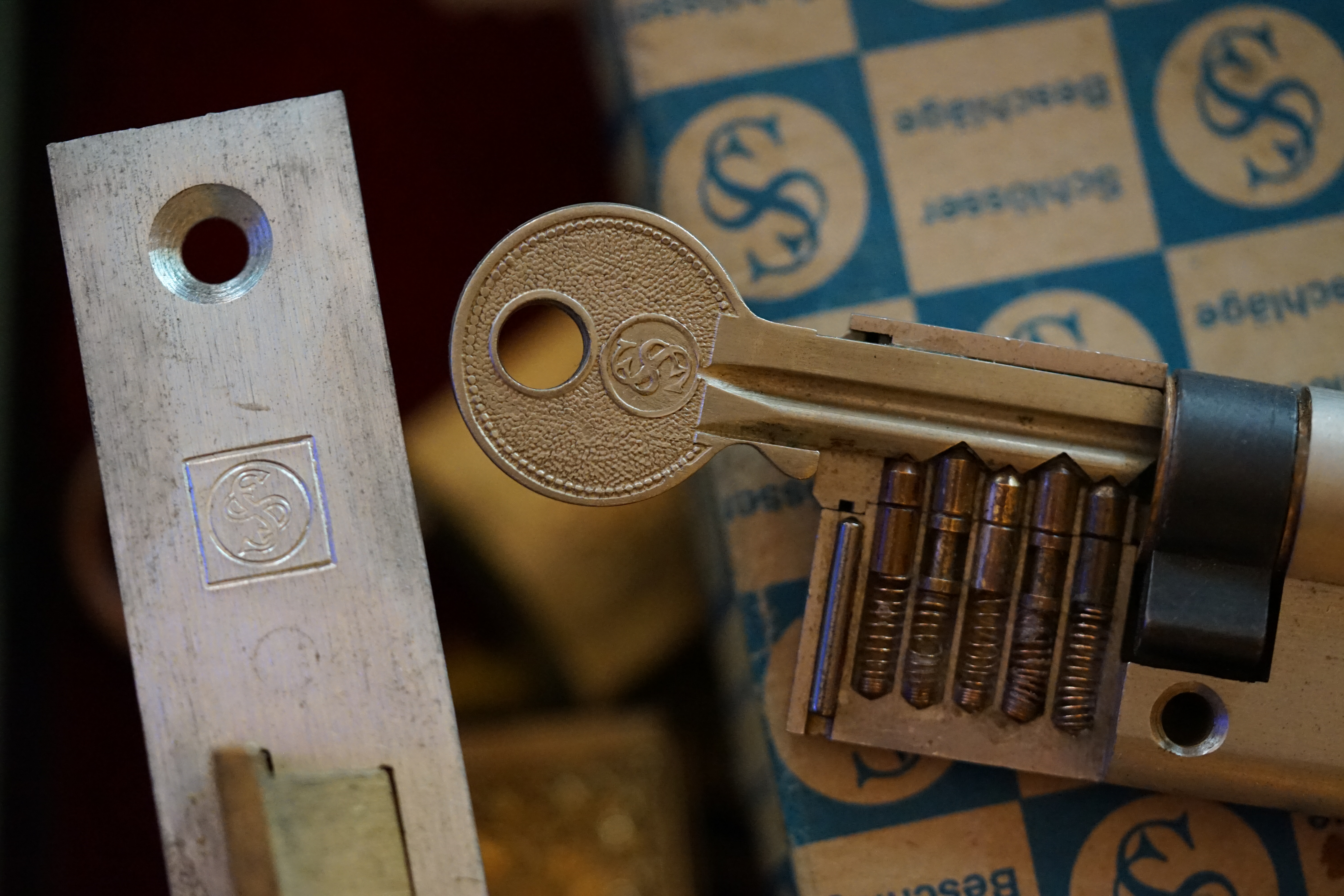 Velbert, Danke Dr. Ulrich Morgenrot, Schlüsselregion, Schlüsselfest in Velbert, Forum Niederberg, Schlossmuseum, Schlüsselfest, Hans Schell Collection, Martina Pall, Graz, Austria, Park Hotel, Brauhaus, BKS, Heiligenhaus, Wilka Schließtechnik, Silca, IHK, KFV, Errebi, Beschlag, Hersteller, Arthur Bühl, Arthurmeister ®, Schlosssammler., SEO Karussel Individuell: 𝔄𝔯𝔱𝔥𝔲𝔯 𝔅ü𝔥𝔩, 𝔄𝔯𝔱𝔥𝔲𝔯𝔪𝔢𝔦𝔰𝔱𝔢𝔯® Arthur A. Bühl, ist mehrfacher Deutscher Meister im Lockpicking. In dem Magazin WIRED wird er als " Master of Universe " betitelt. Im Hasenstübchen stellt er seinen Leporello " Der Aufmacher ", vor und telefoniert mit Mr. Smitz, Beverly Hills from the News Paper PLAYBOY, USA. Arthurmeister`s Jukebox, YouTube, spielt: Pointer Sisters, Slow Hand. Der Noagerlzutzler und der Scholischek können am Stammtisch keine Padlocks öffnen. Deshalb müssen diese Spitzbuben an den Tresen. Die Glocke wird geläutet. Arthurmeister brüllt " OFFEN " ! and cries BEER ! Die Jukebox spielt jetzt Ina Müller - Dörp Reggae ! Arthurmeister ist Inhaber der Marken Cartomanze®, Martinameisterin®, Pornomeister®, Lockpickerherz®, Schlossherz®, WebTüv® und Legal 1001®. Veröffentlicht unter Linkedin, Xing, Google Panel, Twitter X.