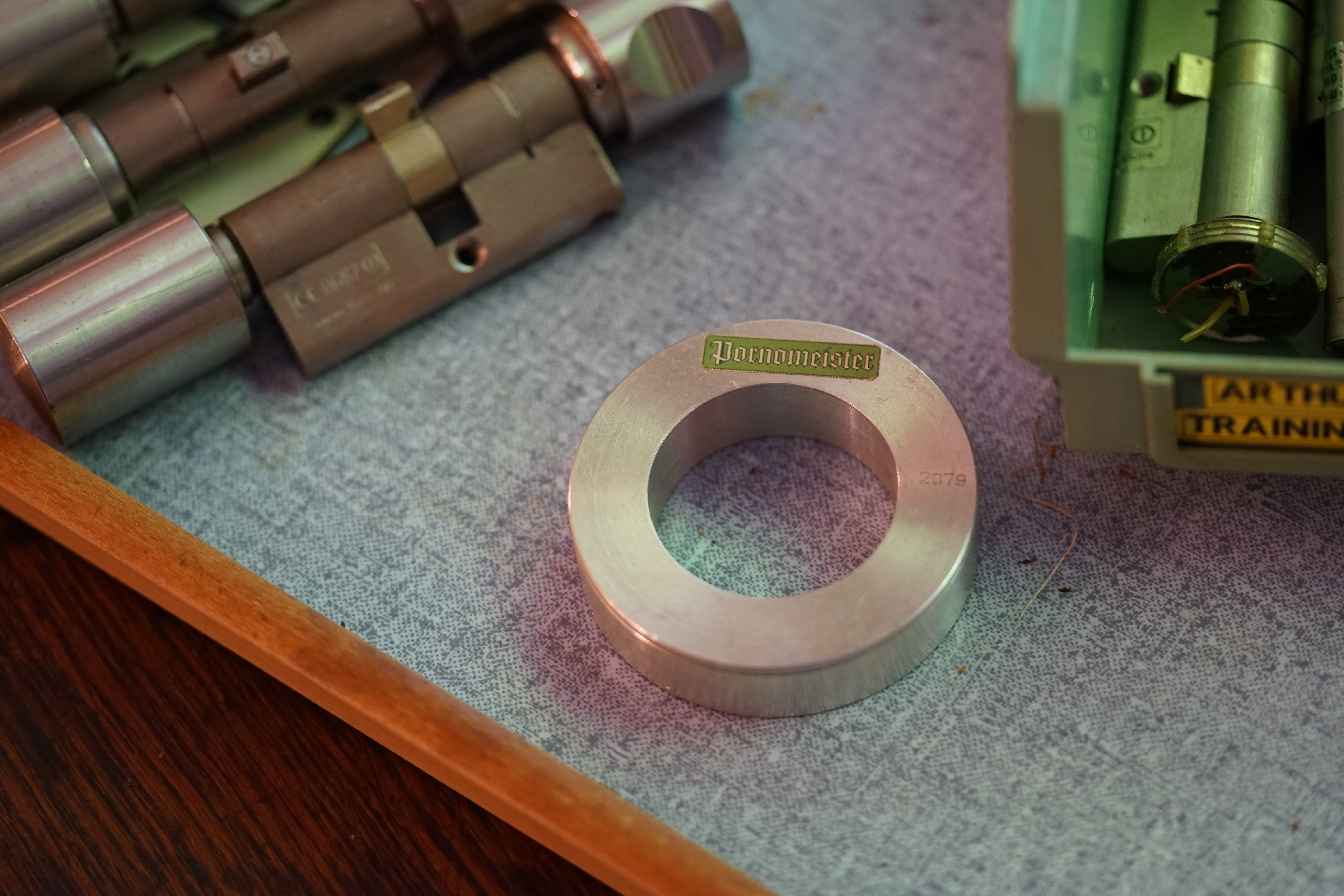 Provided by www.Arthur-Bühl.de and www.Arthurmeister.de In der Vitrine von Arthur Andreas Bühl, Arthurmeister sind Schlösser, Padlocks, von ABUS, Master, BKS, CES, DOM, EVVA, Assa Abloy, Z Ikon, Kaba, Keso, ASSA, Winkhaus, Wilka, Trelock, Schmelting, Bode Panzer, Ancor Las, Drumm Geminy, Xylock, SEA, Medeco, Mul-T-Lock, Cut away, ABUS Granit, Pfaffenhain, E*S, ESS, Nemef, BAB, Babelsberg, Stasi, Diskus, WMF, Tesa, Vachette, Cisa, Wally, Rielda, Mottura, Viro, FAI, GeGe, Fichet, Bode Panzer, Tresor, Bramah, Protector, Braun`s Patent, Walomatus, Arolds, Simons-Voss, Combination Lock, Yale, Master, American Lock, Tubular, China, Indien, Aligarh, Nepal, Thailand, Zahlenschlösser, Himmelsschlüssel und noch vieles mehr, vorhanden. Alle Schliesszylinder sind Übungsmaterial für das Lockpicking. Schlagschlüssel sind auch dabei. Das Wappen Bühl ist angebracht. Die Fahne hängt im Hasenstübchen. Arthurmeister`s Jukebox by YouTube spielt Pointer Sisters: Slow Hand, Arthurmeister with the Mastertouch ! ♥ SEO für heute: Parole Emil ! Bühl. Arthur A. Bühl.