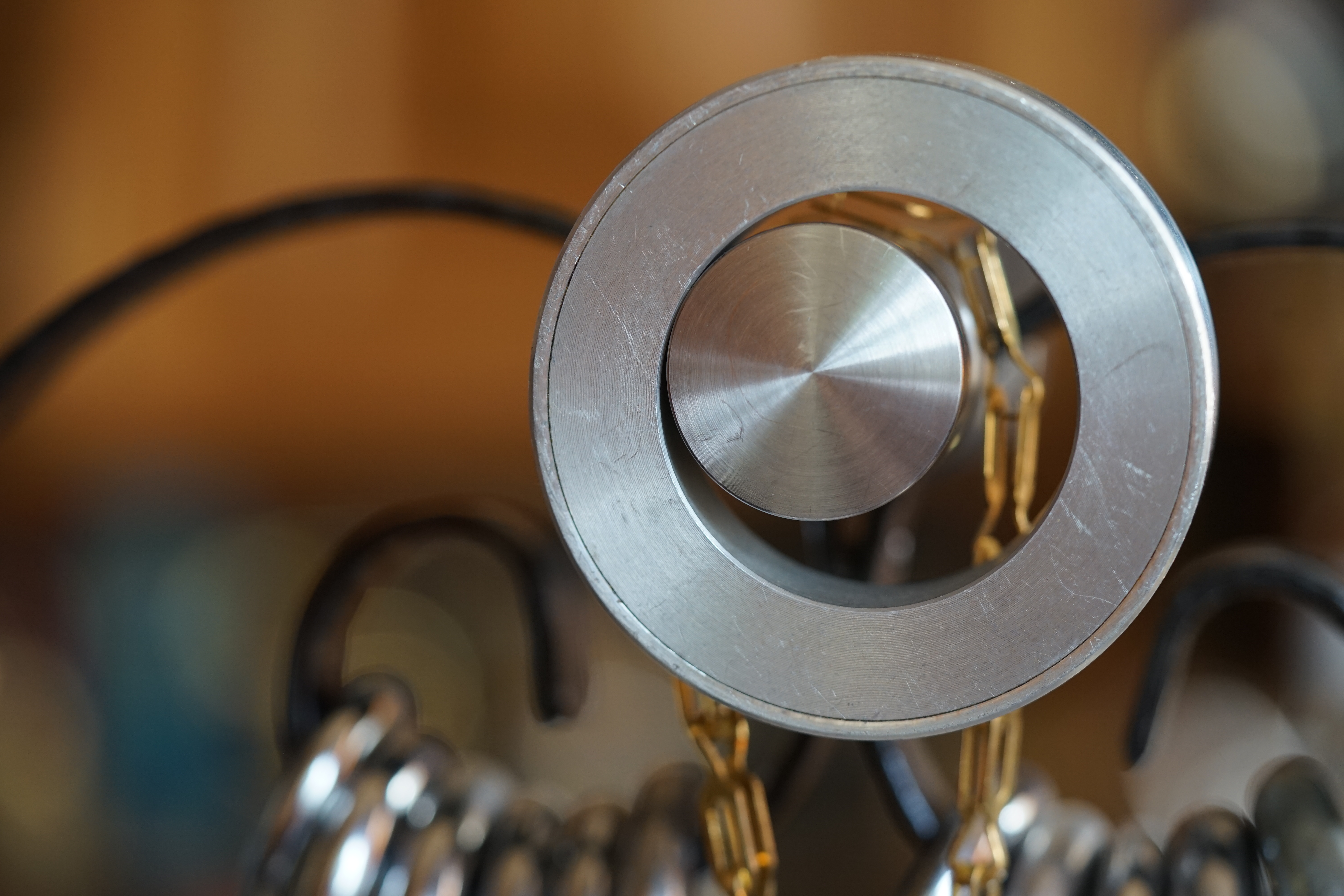 Arthur A. Bühl, Made in Germany, born 1961 in Stuttgart, arbeitet seit 40 Jahren als Privatdetektiv und lebt in Hamburg. Er ist als Detektiv Mitglied in nationalen und internationalen Berufsverbänden. Unter dem Künstlernamen " Arthurmeister " erklärt Arthur Bühl Lockpicking; das zerstörungsfreie öffnen von Schlössern und Schließzylindern. Der Ehrenkodex lautet: Öffne nur deine eigenen Schlösser. Fremde Schlösser dürfen nur mit Einwilligung des Eigentümers geöffnet werden. Herr Bühl wurde schon als Schlossknacker bezeichnet. Dies ist natürlich Quatsch, denn wenn man oder Frau z.B. ein Vorhangschloss knackt, so ist es kaputt und die Wettbewerber und Lockpickerkollegen können nicht mehr daran üben. Knacker benutzen einen Kuhfuß. Der mehrfache Deutsche Meister dagegen ein Pickset und es gilt: " Offen ist gut, schneller Offen ist besser ". Viel Spaß und Erfolg beim Üben. Von der Zeitschrift " WIRED " wurde Arthurmeister als Master of the Universe, betitelt. SEO für heute: Parole Emil ! Arthur Bühl, Sympathieträger.com, Präsident Pornomeister SARL.