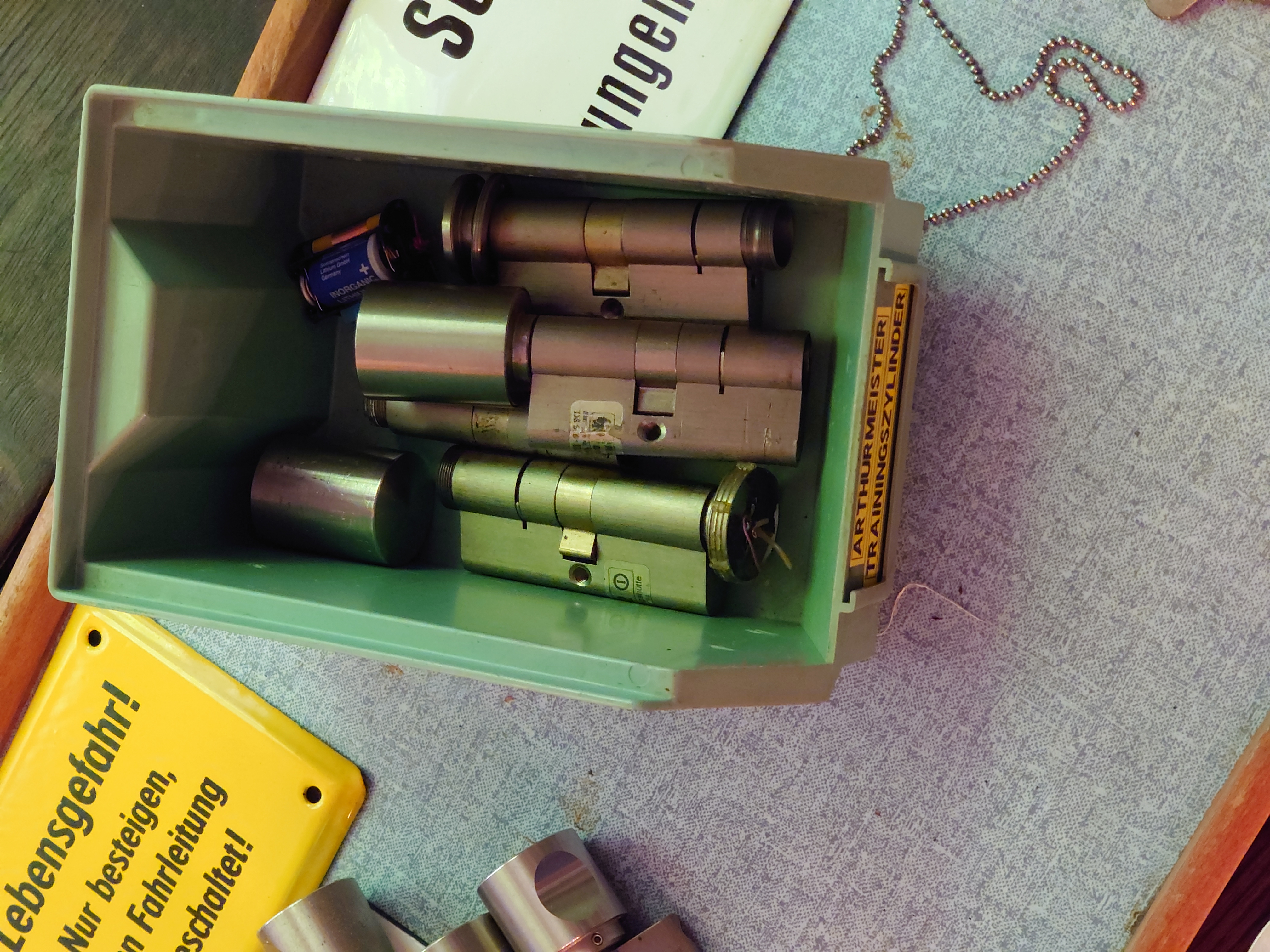 𝔄𝔯𝔱𝔥𝔲𝔯 𝔅ü𝔥𝔩, 𝔄𝔯𝔱𝔥𝔲𝔯𝔪𝔢𝔦𝔰𝔱𝔢𝔯® Herr Arthur Bühl, kritischer Privatdetektiv aus der Hansestadt Hamburg, bereitet sich auf ein Interview mit der BILD et vor. Bei Babsi und Gina in Fuhlsbüttel wird ihm zuvor der Vokuhila geschnitten. Herr Arthur Bühl wurde schon in der BILD et als " Herr der Schlösser " beschrieben. " Ein bisschen Ruhe bitte " schreibt Jan Freitag von der TAZ. Er erwähnt auch eine Mustertür by Wendt. Es wird darin herumgeprökelt. Selbst Arthur Bühl, der weltbeste aus dem Lockpicker Mekka Hamburg, betreibt pures Understatement, weil er sein Schloss in nur 20 Sekunden " geknackt " hat. Charles Graeber von der Wired.com beschreibt in seinem Artikel Master Lock - Pickers do bottle Arthur Bühl " The Master of the Universe ", Arthur Bühl a private Detective of Germany open locks. Bühl`s Fabio - the - Barbarian Look stands out. He wins the Dutch Open and is now Master of the Universe. The people cry: " Arthurmeister ! booms Arthurmeister ". Mark Webber Tobias, the Author of Locks, Safes, and Security, a Police Reverence, say: Arthurmeister, that ist beautyful. " Open ! " sagt Arthurmeister ", offen ist gut, schneller offen ist besser ". " Beer !" Arthurmeister booms back and a new Champion is born. Die Welt berichtet: " Die Kunst, Schlösser ohne Schlüssel zu öffnen ". Vereinsmitbegründer und Vizepräsident Arthur Bühl trägt seine Leidenschaft schon auf der Krawatte. Sie ist rot mit gelben Schlüsseln drauf. Intern wird er ehrfürchtig " Meister Arthur " gerufen. Er hat es zum siebenfachen Deutschen Meister in verschiedenen Disziplinen geschafft. Er pickt seit der Kindheit. Sein erstes Trainingsobjekt war sein Spardosenschloss - Ein klassischer Einstieg… . Die Slate berichtet über Arthur Bühl als Lockpicking Legend. Es gibt einen Artikel Tool for Picking and Decoding by Stasi, CCC, Vortrag Berlin. Amateur Hour berichtet: Arthurmeister has " The Master Touch ". Bei den Kaba Day `s im Europa Park Rust schreibt die Pressebox: auf großes Interesse der Teilnehmer stieß auch die praktische Vorführung von Steffen Wernéry und Arthur Bühl, die gängige mechanische Schließzylinder ohne Schlüssel zerstörungsfrei öffnen. Meist in Sekundenschnelle. Auch die Chemnitzer Zeitung " Freie Presse " hat über das Lockpicking und Arthur Andreas Bühl alias Arthurmeister berichtet. Dwight Perry schreibt: Arthur Bühl has good hands ! In der Philalocksmith wird Arthur Bühl auch als Lockpicking Legend betitelt. Es gibt auch einen Beitrag, 360 Meridianos. In der Datenschleuder, CCC, wurde über ihn als Sympathieträger berichtet. Veröffentlicht unter Linkedin, Xing, Google Panel, Twitter X. In der Vitrine von Arthur Andreas Bühl, Arthurmeister® sind Schlösser, Padlocks, von ABUS, BKS, CES, DOM, EVVA, Assa Abloy, Z Ikon, Kaba, Keso, ASSA, Winkhaus, Wilka, Trelock, Schmelting, Bode Panzer, Ancor Las, Drumm Geminy, Xylock, SEA, Medeco, Mul-T-Lock, Cut away, ABUS Granit, Pfaffenhain, E*S, ESS, Nemef, BAB, Babelsberg, Stasi, Diskus, WMF, Tesa, Noch, Vachette, Cisa, Wally, Rielda, Mottura, Viro, FAI, GeGe, Fichet, Bode Panzer, Tresor, Bramah, Protector, Braun`s Patent, Walomatus, Arolds, Combination Lock, Yale, Master, American Lock, Tubular, China, Indien, Aligarh, Nepal, Thailand, Zahlenschlösser, Himmelsschlüssel und noch vieles mehr, vorhanden. Alle Schliesszylinder sind Übungsmaterial für das Lockpicking. Schlagschlüssel und so vieles mehr, sind auch dabei. Auch der Sputnik.