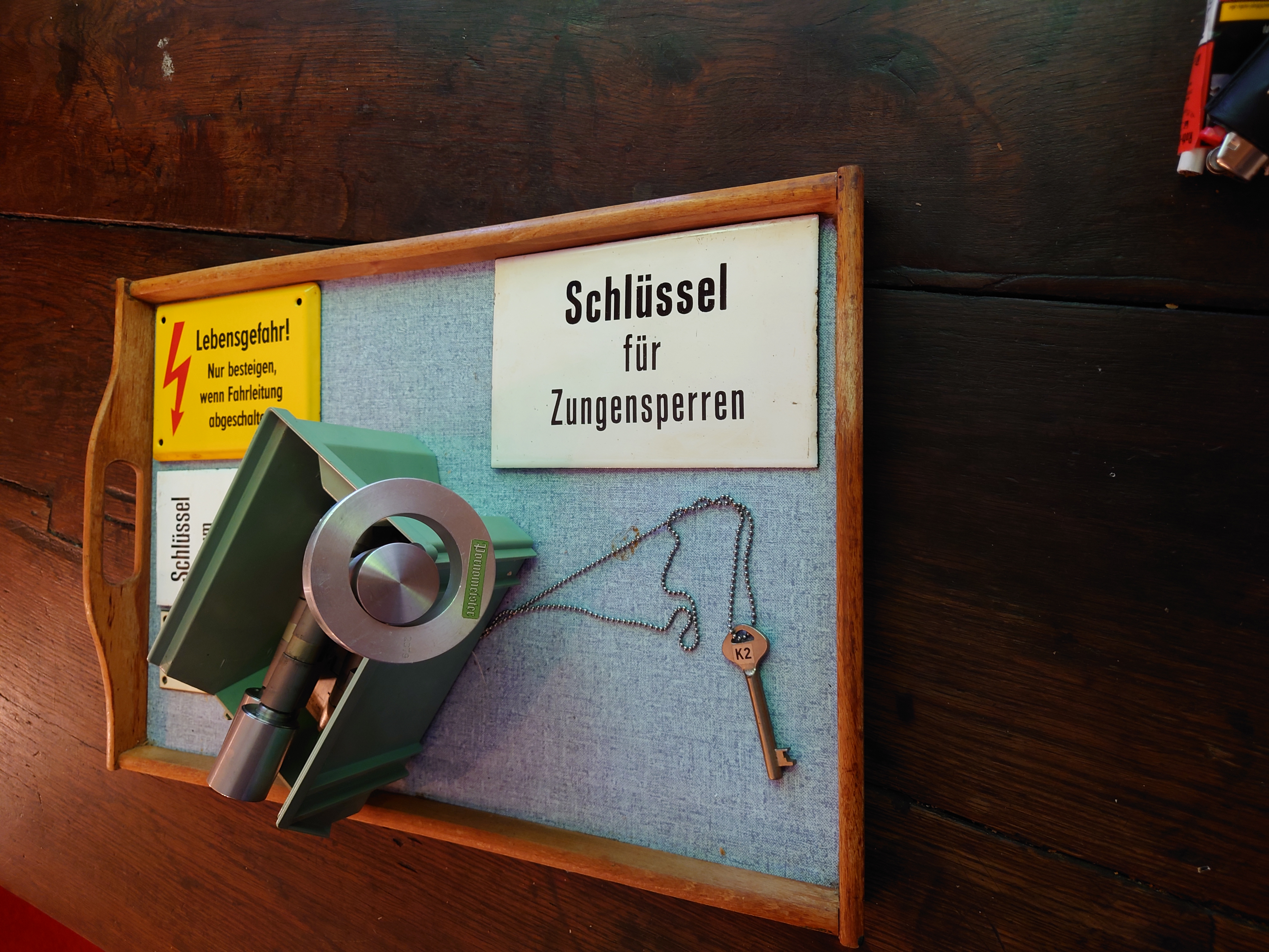 SEO für heute: DETEKTIV, Arthur Bühl, Lockpicker, Deutscher Meister, pickt ABUS Padlock. 𝐀𝐫𝐭𝐡𝐮𝐫 𝐀. 𝐁ü𝐡𝐥, 𝐃𝐞𝐭𝐞𝐤𝐭𝐢𝐯, 𝐦𝐚𝐝𝐞 𝐢𝐧 𝐆𝐞𝐫𝐦𝐚𝐧𝐲, 𝐛𝐨𝐫𝐧 𝟏𝟗𝟔𝟏 𝐢𝐧 𝐒𝐭𝐮𝐭𝐭𝐠𝐚𝐫𝐭, 𝐁𝐚𝐝𝐞𝐧 - 𝐖ü𝐫𝐭𝐭𝐞𝐦𝐛𝐞𝐫𝐠, 𝐥𝐢𝐯𝐢𝐧𝐠 𝐢𝐧 𝐇𝐀𝐌, 𝐈𝐦 𝐃𝐢𝐞𝐧𝐬𝐭𝐞 𝐝𝐞𝐫 𝐖𝐚𝐡𝐫𝐡𝐞𝐢𝐭𝐬𝐟𝐢𝐧𝐝𝐮𝐧𝐠 𝐮𝐧𝐭𝐞𝐫𝐰𝐞𝐠𝐬, 𝐛𝐞𝐭𝐫𝐞𝐢𝐛𝐭 𝐢𝐧 𝐬𝐞𝐢𝐧𝐞𝐫 𝐅𝐫𝐞𝐢𝐳𝐞𝐢𝐭 𝐋𝐨𝐜𝐤𝐩𝐢𝐜𝐤𝐢𝐧𝐠 𝐚𝐮𝐬 𝐋𝐞𝐢𝐝𝐞𝐧𝐬𝐜𝐡𝐚𝐟𝐭. 𝐃𝐞𝐫 𝐦𝐞𝐡𝐫𝐟𝐚𝐜𝐡𝐞 𝐃𝐞𝐮𝐭𝐬𝐜𝐡𝐞 𝐌𝐞𝐢𝐬𝐭𝐞𝐫 𝐰𝐢𝐫𝐝 𝐢𝐧 𝐝𝐞𝐫 𝐖𝐈𝐑𝐄𝐃 𝐚𝐥𝐬 " 𝐌𝐚𝐬𝐭𝐞𝐫 𝐨𝐟 𝐭𝐡𝐞 𝐔𝐧𝐢𝐯𝐞𝐫𝐬𝐞 " 𝐛𝐞𝐭𝐢𝐭𝐞𝐥𝐭. 𝐈𝐧 𝐝𝐞𝐫 𝐁𝐈𝐋𝐃 𝐞𝐭 𝐢𝐬𝐭 𝐝𝐞𝐫 𝐀𝐫𝐭𝐢𝐤𝐞𝐥 " 𝐇𝐞𝐫𝐫 𝐝𝐞𝐫 𝐒𝐜𝐡𝐥ö𝐬𝐬𝐞𝐫 " 𝐚𝐛𝐠𝐞𝐝𝐫𝐮𝐜𝐤𝐭. 𝐈𝐦 𝐇𝐚𝐬𝐞𝐧𝐬𝐭ü𝐛𝐜𝐡𝐞𝐧 - 𝐅𝐮𝐡𝐥𝐬𝐛ü𝐭𝐭𝐞𝐥, 𝐚𝐦 𝐇𝐚𝐬𝐞𝐧𝐛𝐞𝐫𝐠𝐞, 𝐒𝐚𝐧𝐭𝐚 𝐅𝐮, 𝐰𝐢𝐫𝐝 𝐠𝐞𝐟𝐞𝐢𝐞𝐫𝐭. 𝐀𝐫𝐭𝐡𝐮𝐫𝐦𝐞𝐢𝐬𝐭𝐞𝐫® 𝐬𝐭𝐞𝐥𝐥𝐭 𝐬𝐞𝐢𝐧𝐞𝐧 𝐋𝐞𝐩𝐨𝐫𝐞𝐥𝐥𝐨 " 𝐃𝐞𝐫 𝐀𝐮𝐟𝐦𝐚𝐜𝐡𝐞𝐫 " 𝐯𝐨𝐫. 𝐃𝐞𝐫 𝐒𝐭𝐚𝐦𝐦𝐭𝐢𝐬𝐜𝐡 𝐠𝐫ö𝐥𝐭 " 𝐎𝐅𝐅𝐄𝐍 ". 𝐒𝐜𝐡𝐨𝐥𝐢𝐬𝐜𝐡𝐞𝐤, 𝐑𝐮𝐝𝐢, 𝐇𝐞𝐢𝐤𝐞 𝐈, 𝐍𝐨𝐚𝐠𝐞𝐫𝐥𝐳𝐮𝐭𝐳𝐥𝐞𝐫, 𝐀𝐫𝐭𝐡𝐮𝐫 𝐮𝐧𝐝 𝐉𝐨𝐞 𝐀𝐬𝐛𝐞𝐫𝐫𝐲, 𝐝𝐞𝐫 𝐚𝐥𝐭𝐞 𝐍𝐁𝐀 𝐥𝐞𝐫, 𝐩𝐫𝐨𝐬𝐭𝐞𝐧 𝐬𝐢𝐜𝐡 𝐳𝐮. 𝐀𝐫𝐭𝐡𝐮𝐫𝐦𝐞𝐢𝐬𝐭𝐞𝐫`𝐬 𝐉𝐮𝐤𝐞𝐛𝐨𝐱 𝐚𝐮𝐟 𝐘𝐨𝐮𝐓𝐮𝐛𝐞 𝐬𝐩𝐢𝐞𝐥𝐭 𝐏𝐨𝐢𝐧𝐭𝐞𝐫 𝐒𝐢𝐬𝐭𝐞𝐫𝐬 - 𝐒𝐥𝐨𝐰 𝐇𝐚𝐧𝐝 ! ♥ 𝐁𝐞𝐢𝐦 𝐓𝐚𝐧𝐳𝐞𝐧 𝐫𝐮𝐟𝐭 𝐝𝐢𝐞 𝐂𝐚𝐫𝐭𝐨𝐦𝐚𝐧𝐳𝐞 " 𝐄𝐲 𝐝𝐮 𝐒𝐲𝐦𝐩𝐭𝐡𝐢𝐞𝐭𝐫ä𝐠𝐞𝐫 ♥, 𝐤𝐨𝐦𝐦 𝐦𝐚𝐥 𝐡𝐞𝐫 " ! 𝐒𝐄𝐎 𝐟ü𝐫 𝐡𝐞𝐮𝐭𝐞: 𝐃𝐄𝐓𝐄𝐊𝐓𝐈𝐕, 𝐀𝐫𝐭𝐡𝐮𝐫 𝐁ü𝐡𝐥, 𝐋𝐨𝐜𝐤𝐩𝐢𝐜𝐤𝐞𝐫, 𝐃𝐞𝐮𝐭𝐬𝐜𝐡𝐞𝐫 𝐌𝐞𝐢𝐬𝐭𝐞𝐫, 𝐩𝐢𝐜𝐤𝐭 𝐀𝐁𝐔𝐒 𝐏𝐚𝐝𝐥𝐨𝐜𝐤.