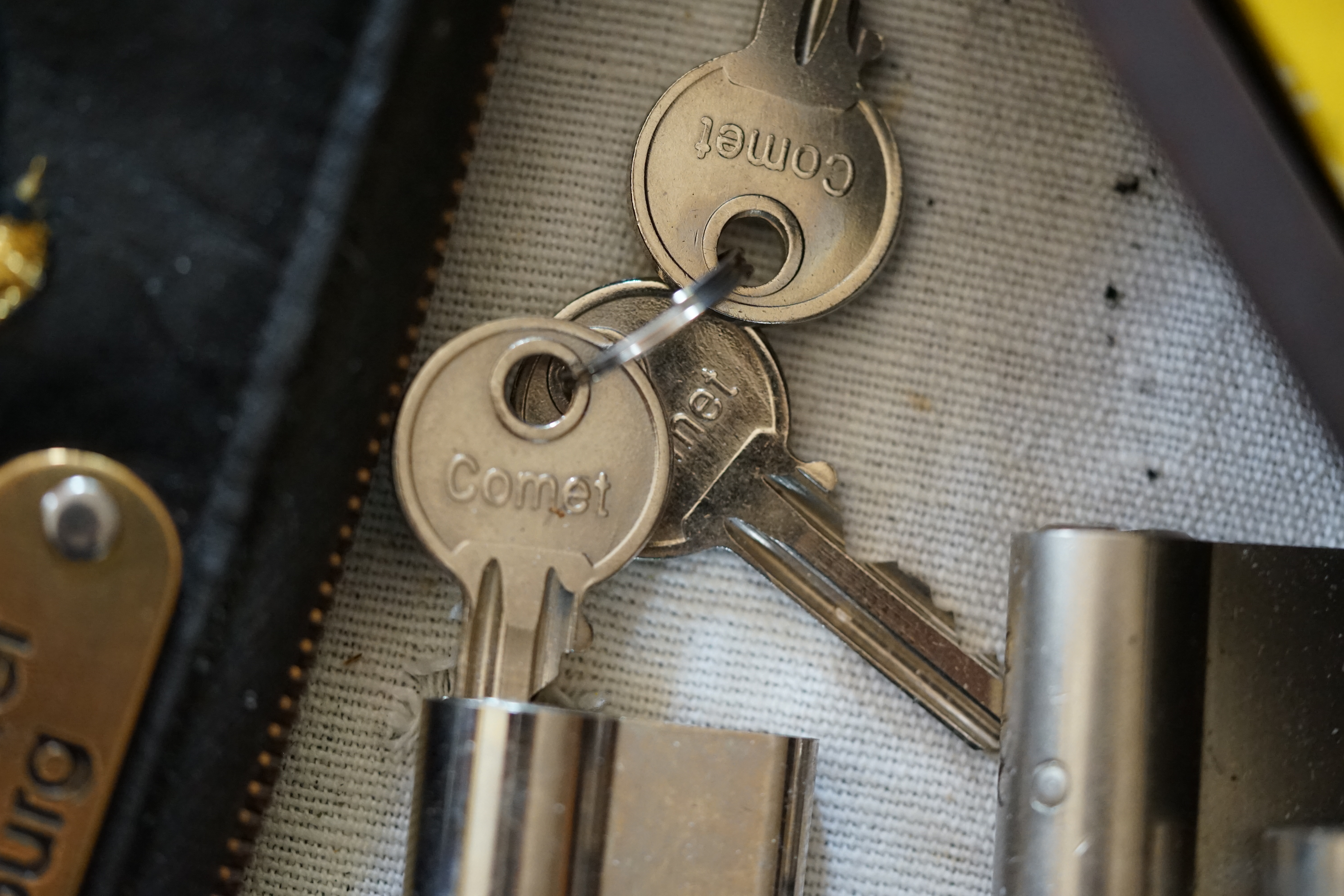 SEO LOTTO 𝔄𝔯𝔱𝔥𝔲𝔯 𝔅ü𝔥𝔩, 𝔄𝔯𝔱𝔥𝔲𝔯𝔪𝔢𝔦𝔰𝔱𝔢𝔯® Samstag 11 Uhr, a.m, " HIGH NOON ". Arthurmeister und die Cartomanze sitzen am Stammtisch im Hasenstübchen, Fuhlsbüttel. Aus der Jukebox by You Tube, der alten Rock-Ola schallt von Element of Crime: Das Hasenstübchern ist der " Mittekpunkt der Welt ". Die zwanzig Mittrinker am Counter schallen mit: Im Lotto spielst du immer nur; die Zahlen zwischen fünf und zehn; und als Zusatzzahl dein Lebensalter; denn als Lottospieler sagst du; darf man höchstens 49 Jahre alt sein; später wäre es schade um das Geld ! Wo DEINE Füße stehen ist der " MITTELPUNKT DER WELT ". Driver Dieter fährt mit Scholischek und Arkadasch zur Annahmestelle ! Verschlagwortet mit: Arthur Bühl, Arthurmeister® Arthur ♥ Schwäbischer Hengst, Buhl, Zwetschgen Heini, Artur, Buehl er, Zwetschge, Made in Germany, Born 1961, Sympathieträger, Google Earth, Mittelpunkt der Welt, Pflaumen, Arkadasch, Datschi, ♥ Martinameisterin, Cartomanze, Scholischek, " HIGH NOON ! ", ♥ ♥ Vokuhila ♥ Parole Emil ! SEO LOTTO II 𝔄𝔯𝔱𝔥𝔲𝔯 𝔅ü𝔥𝔩, 𝔄𝔯𝔱𝔥𝔲𝔯𝔪𝔢𝔦𝔰𝔱𝔢𝔯® Samstag 11 Uhr, a.m. " HIGH NOON ". Arthurmeister und die Cartomanze sitzen am Stammtisch im Hasenstübchen, Hamburg - Fuhlsbüttel. Aus Arthurmeister`s Jukebox by You Tube, der alten Rock -Ola schallt von Element of Crime: Das Hasenstübchen ist der " Mittelpunkt der Welt ". Die zwanzig Trinker am Counter schallen mit: " Im Lotto spielst du immer nur die Zahlen zwischen fünf und zehn, und als Zusatzzahl dein Lebensalter, denn als Lottospieler darf man höchstens 49 Jahre alt sein, später wäre es schade um das Geld ! Wo unsere Füße stehen, ist der Mittelpunkt der Welt ! Arkadasch und Scholischek fahren mit Driver Dieter zum Lottogeschäft ! Verschlagwortet mit: Arthur Bühl, Arthurmeister®. Die SEO - Geister.de rufen: Buhl er Zwetschge, International Lockpicking, Google Earth, Earth Song, Schwäbischer Hengst und Sympathietraeger ! Verzwetschget mit: Arthur A. Bühl, Lockpicking, Deutscher Meister, Made in Germany, born 1961, in Stuttgart, Baden - Württemberg, is picking ABUS - Padlock, am Stammtisch ♥. Arthur Buehl, Arthurmeister raucht Roth - Händle Cigaretten aus der Stadt Lahr - Bühl, Schwarzwald, Black Forest. Die Damen trinken Rotkäppchen. Stößchen ! Mr. Smitz from Beverly Hills is calling. Arthurmeister speek to Mr. Smitz from the Playboy: Sorte Schwäbischer - Hengst.de is großfruchtig und süss ♥. No, only woman has Pflaumen. Yes, I will send greetings to your friend Friede Springer from the BILD et News, Hamburg. SEO für heute: Hasenstübchen, S - Bahn, Ohlsdorf, Am Hasenberge, Stanta Fu, Friedhof ! Vokuhila ♥ Zwetschgen - Heini, Parole Emil ! Arthur ♥ Schwäbischer Hengst, Buhl, Zwetschgen Heini, Artur, Buehl er, Zwetschge, Made in Germany, Born 1961, Sympathieträger, Google Earth, Mittelpunkt der Welt, Pflaumen, Arkadasch, Datschi, ♥ Martinameisterin, Cartomanze, Scholischek, " HIGH NOON ! ", ♥ ♥ Vokuhila ♥ Parole Emil ! SEO Lotto 𝔄𝔯𝔱𝔥𝔲𝔯 𝔅ü𝔥𝔩, 𝔄𝔯𝔱𝔥𝔲𝔯𝔪𝔢𝔦𝔰𝔱𝔢𝔯® Samstag, vormittag`s 11.00 Uhr a.m. " HIGH NOON ". Arthurmeister und die Cartomanze sitzen am Stammtisch im Hasenstübchen, 22335 Hamburg - Fuhlsbüttel. Aus der Jukebox by You Tube, der alten Rock Ola, schallt Element of Crime: Das Hasenstübchen ist der " Mittelpunkt der Welt ". Die zwanzig Trinker am Counter schallen mit: " Im Lotto spielst du immer nur die Zahlen zwischen fünf und zehn, und als Zusatzzahl dein Lebensalter, denn als Lottospieler darf man höchstens 49 Jahre alt sein, später wäre es schade um das Geld. Wo unsere Füße stehen, ist der Mittelpunkt der WELT. Arkadasch und Scholischek fahren mit Driver Dieter zum Lotto Geschäft. Verschlagwortet mit: Bühl er Zwetschge, International Lockpicking, Google Earth, Earth Song, Schwäbischer Hengst !