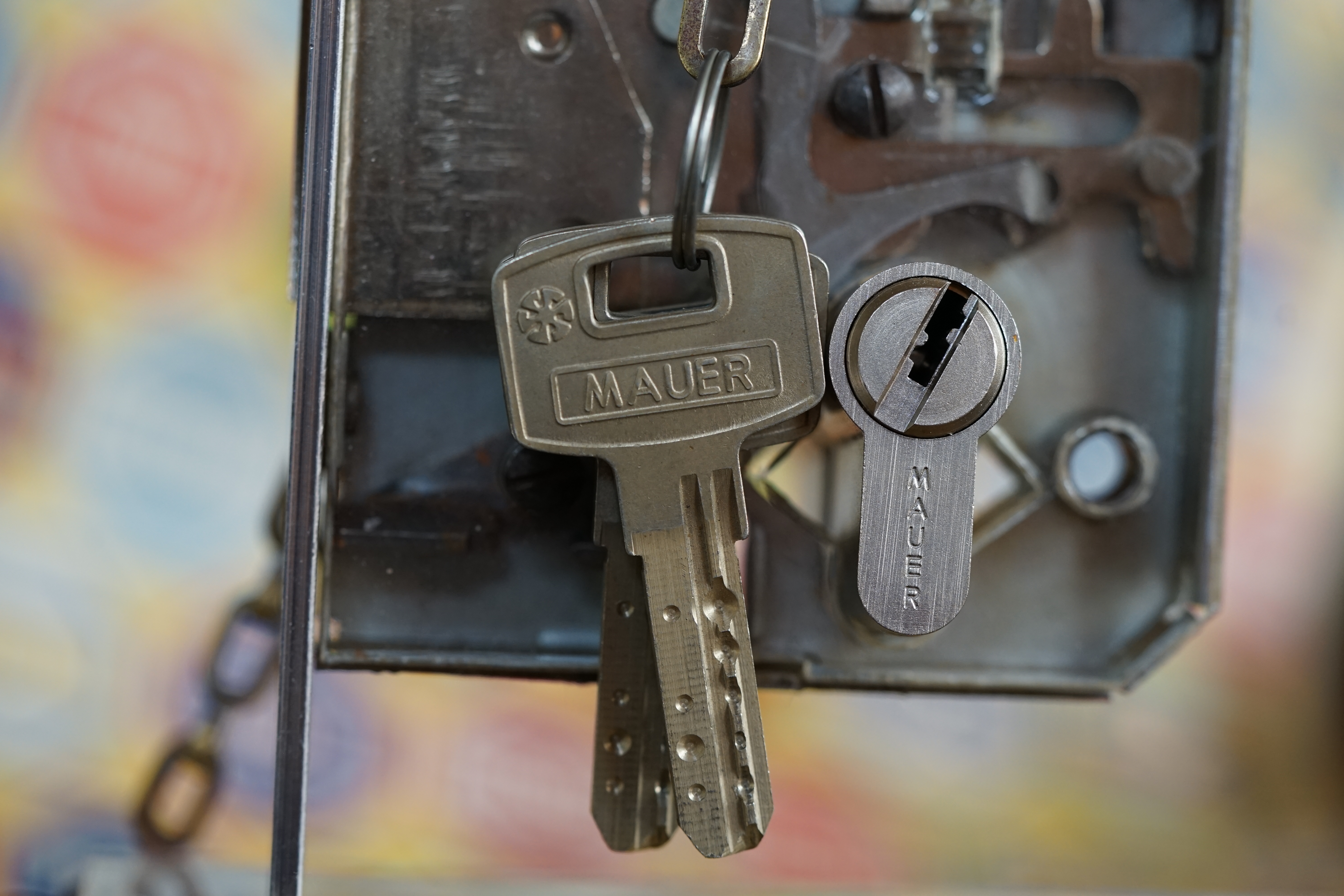 𝔄𝔯𝔱𝔥𝔲𝔯 𝔅ü𝔥𝔩, 𝔄𝔯𝔱𝔥𝔲𝔯𝔪𝔢𝔦𝔰𝔱𝔢𝔯® Herr Arthur Bühl, kritischer Privatdetektiv aus der Hansestadt Hamburg, bereitet sich auf ein Interview mit der BILD et vor. Bei Babsi und Gina in Fuhlsbüttel wird ihm zuvor der Vokuhila geschnitten. Herr Arthur Bühl wurde schon in der BILD et als " Herr der Schlösser " beschrieben. " Ein bisschen Ruhe bitte " schreibt Jan Freitag von der TAZ. Er erwähnt auch eine Mustertür by Wendt. Es wird darin herumgeprökelt. Selbst Arthur Bühl, der weltbeste aus dem Lockpicker Mekka Hamburg, betreibt pures Understatement, weil er sein Schloss in nur 20 Sekunden " geknackt " hat. Charles Graeber von der Wired.com beschreibt in seinem Artikel Master Lock - Pickers do bottle Arthur Bühl " The Master of the Universe ", Arthur Bühl a private Detective of Germany open locks. Bühl`s Fabio - the - Barbarian Look stands out. He wins the Dutch Open and is now Master of the Universe. The people cry: " Arthurmeister ! booms Arthurmeister ". Mark Webber Tobias, the Author of Locks, Safes, and Security, a Police Reverence, say: Arthurmeister, that ist beautyful. " Open ! " sagt Arthurmeister ", offen ist gut, schneller offen ist besser ". " Beer !" Arthurmeister booms back and a new Champion is born. Die Welt berichtet: " Die Kunst, Schlösser ohne Schlüssel zu öffnen ". Vereinsmitbegründer und Vizepräsident Arthur Bühl trägt seine Leidenschaft schon auf der Krawatte. Sie ist rot mit gelben Schlüsseln drauf. Intern wird er ehrfürchtig " Meister Arthur " gerufen. Er hat es zum siebenfachen Deutschen Meister in verschiedenen Disziplinen geschafft. Er pickt seit der Kindheit. Sein erstes Trainingsobjekt war sein Spardosenschloss - Ein klassischer Einstieg… . Die Slate berichtet über Arthur Bühl als Lockpicking Legend. Es gibt einen Artikel Tool for Picking and Decoding by Stasi, CCC, Vortrag Berlin. Amateur Hour berichtet: Arthurmeister has " The Master Touch ". Bei den Kaba Day `s im Europa Park Rust schreibt die Pressebox: auf großes Interesse der Teilnehmer stieß auch die praktische Vorführung von Steffen Wernéry und Arthur Bühl, die gängige mechanische Schließzylinder ohne Schlüssel zerstörungsfrei öffnen. Meist in Sekundenschnelle. Auch die Chemnitzer Zeitung " Freie Presse " hat über das Lockpicking und Arthur Andreas Bühl alias Arthurmeister berichtet. Dwight Perry schreibt: Arthur Bühl has good hands ! In der Philalocksmith wird Arthur Bühl auch als Lockpicking Legend betitelt. Es gibt auch einen Beitrag, 360 Meridianos. In der Datenschleuder, CCC, wurde über ihn als Sympathieträger berichtet. Veröffentlicht unter Linkedin, Xing, Google Panel, Twitter X. In der Vitrine von Arthur Andreas Bühl, Arthurmeister® sind Schlösser, Padlocks, von ABUS, BKS, CES, DOM, EVVA, Assa Abloy, Z Ikon, Kaba, Keso, ASSA, Winkhaus, Wilka, Trelock, Schmelting, Bode Panzer, Ancor Las, Drumm Geminy, Xylock, SEA, Medeco, Mul-T-Lock, Cut away, ABUS Granit, Pfaffenhain, E*S, ESS, Nemef, BAB, Babelsberg, Stasi, Diskus, WMF, Tesa, Noch, Vachette, Cisa, Wally, Rielda, Mottura, Viro, FAI, GeGe, Fichet, Bode Panzer, Tresor, Bramah, Protector, Braun`s Patent, Walomatus, Arolds, Combination Lock, Yale, Master, American Lock, Tubular, China, Indien, Aligarh, Nepal, Thailand, Zahlenschlösser, Himmelsschlüssel und noch vieles mehr, vorhanden. Alle Schliesszylinder sind Übungsmaterial für das Lockpicking. Schlagschlüssel und so vieles mehr, sind auch dabei. Auch der Sputnik. Verschlagwortet mit: ♥ Vokuhila, Friseur ♥ Schwäbischer Hengst, Zwetschgen Heini, Bühl er, Zwetschge, Google Earth, Mittelpunkt der Welt, Martinameisterin, Cartomanze, Scholischek, " HIGH NOON ! ". ♥ Parole Emil ! SEO Mr. Smitz und Jukebox, Grafik Banner erstes Sign, ist dann bei allen anderen auch so. Änderungen können gemacht werden.