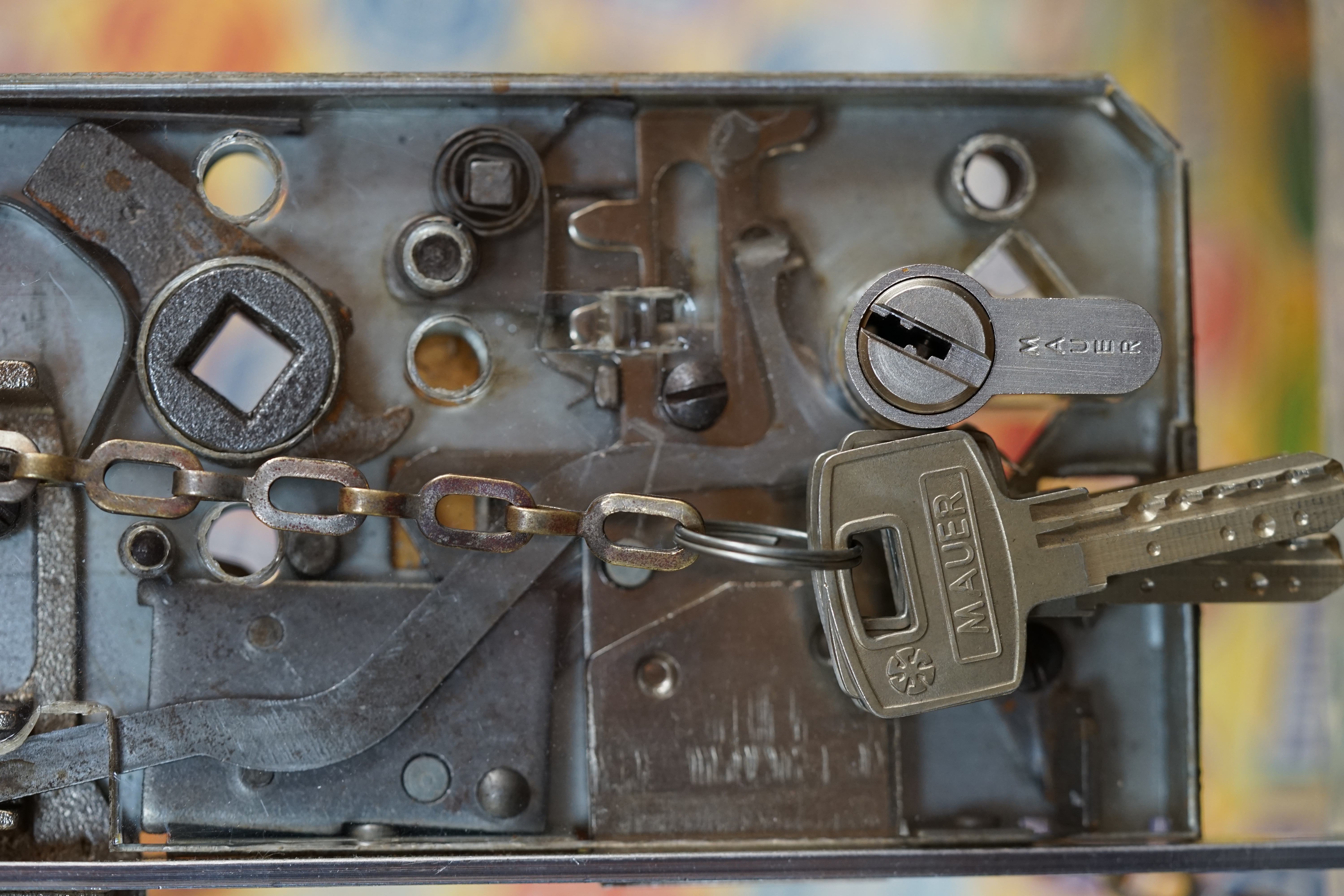 Arthur Bühl, Arthurmeister ®,Lockpickerherz ® Schlossherz ®, Pornomeister ®, neuer SEO Text für 2025 12.00 Mittags im Hasenstübchen. Basketball Bouncing Joe Asberry schreit: Prost ! Die Glocke kingelt ! In Arthurmeister`s Jukebox im Hasenstübchen spielt: Slow Hand von den Pointer Sisters. Ferrari Rudi sitzt am Tresen. Anstatt Helbing trinkt er heute Underberg. Pelle und Heike I machen Stößchen. Justamente klingelt das Telefonino. Der Hannenberger lacht zu Bouncing Joe Asberry: Ich wette mit Dir: Da ruft unser Freund Mr. Smitz vom Playboy an. Arthurmeister geh endlich ran. Die Glocke klingelt. Yes Mr. Smitz, yes, yes Mr. Smitz. Yes great, you know. Yes, yes we have a Party. Yes, yes. Ja: Angela Merkel, die kennen wir. You know: " Bundeskanzlerin ". Giovanni ruft: Bella Donna: Signora Merkel is the CEO of the world. Yes, Yes Mr. Smitz, i will look about her Memoiren. Oh Mr. Smitz ? Her Biographie with her Signature ? OH, Mr. Smitz mit Widmung ? Das wird nicht einfach ! no easy, you know ! Da muß die Glocke aber ein ganzes Wochenende läuten. Prost. Helbing. Yes Mr. Smitz, hands on the heard, you know, difficult ! Arkadasch !!! Smitz U.S.A. braucht die Memoiren von Angela Merkel signiert mit dem Text: Für Mr. Smitz from the Playboy ! Also pass auf: Dein Schwippschwager ist doch Aufsteller bei der Messe. Ja, Buchmesse. Dort hält die Merkel eine Autogrammstunde. Der soll sich dort anstellen mit seinen Kumpani. Ja, der Smitz läßt hier die Glocke läuten. Das gesamte Wochenende. Hannenberger gibt das Passwort: Freibier, Freibier ! Die Glocke läutet jetzt: Helbing ! In Arthurmeister`s Jukebox spielt: The Tramps - Disco Inferno - Orginal Longversion Tony Mendes ! Basketball Bouncing Joe swingt mit dem Kopf mit. Jetzt meint Arkadasch: Oh meine Kumpani trauen sich nicht zu Dr. Angela Merkel. Die haben Angst vor Ihr. Kein Autogramm heißt kein Freibier. Droschkendieter !! Du fährst jetzt zur Buchhandlung, holst drei Biographien von der ollen Merkel, fährst weiter zum Kujau ! Ja, der hat dem Heinemann vom Stern, Hamburg, gefälschte Tagebücher verkauft. Der soll dir in ein Exemplar die Unterschrift der Merkel und die Widmung reinmalen. Sag ihm viele Grüße vom Arthurmeister und Parole Freibier, Freibier ! Dann malt der es dir sofort. Der kann das freudigst. Und sag ihm, das sei für Smitz, Amerika. Aber diesmal soll er keine rosa Tinte verwenden. Dann kommst du wieder her und wir alle unterschreiben das zweite, dann fährst du geschwind rüber nach Fuhlsbüttel, drängelst dich am Luftfrachtschalter vor, läßt die Bücher verpacken und paßt auch auf, das die auch tatsächlich im nächsten Flieger in die U.S.A. reisen. Dann hat er die Bücher, quasi wenn der Flieger landet. Sag denen: Parole: Freibier, Freibier ! Arthur und wozu das dritte Buch ? Du Depp, wenn beim unterschreiben vom zweiten Buch einer draufkotzt oder ein Brandloch reinmacht dann haben wir Ersatz ! Und diesen legen wir dann hinter den Tresen ins Regal und tuen so als hätten wir es gelesen. Es reicht das wir Frau Bundeskanzlerin mit guten, besoffenen, nicht ausgeklügelten, dummen, peinlichen Ratschlägen beraten haben ! Punkt. In Arthurmeister´s Jukebox spielt: Lady von Kenny Rogers. Sir Waschi hat gleich CHARLIE RICH - The most Beautifull Girl in The World, gedrückt. Die Stimmung ist gut. In der Jukebox spielt mittlerweile Aloe Blanc - I need a Dollar. Die Stimmung ist fantastisch ! Jetzt steigert sich die Stimmnung noch als der Nachläufer Roberto Blanco - Caramba, Caracho ein Whiskey, Carambo Caracho ein Gin, verflucht Sacrcameto Dolores und alles ist wieder hin ! In Rio de Janeiro… drückt. Der Noagerlzutzler drückt Roberto Blanco - Der Puppenspieler von Mexico und räumt Gläser ab. Hannenberger reicht schon einmal den Himmelsschlüssel ! Schwerti fragt: Mastertouch und wenn der Dir auf die Schliche kommt ? Du Depp, was glaubst du wenn der erfährt, daß er einen orginalen Kujau, dem Tagebuchfälscher hat, dann läuft der durch Beverly Hills und gibt damit bei jedem an, als sei er The Greatest. Und Du weißt: Die Schriftsachverständigen vom Stern oder von der Bild et und der Heinemann brauchten Monate bis sie diesen Betrug mit dem Verkauf der Tagebücher erkannt haben. In Arthurmeister`s Jukebox spielt: Calvin Harris & Sam Smith: Promises ! und es wird mitgesungen. Das Droschkendieter dann doch nur beim Papierfuzzy im Copy Shop neben an war ? weil der Kujau besoffen war ? Quatsch, kalter Kaffee, der Smitz verhöckert das Buch an Rockefeller. Was glaubst du, warum die Parole Freibier Freibier lautet ? Wir sind hier nicht bei der Wohlfahrt. Ferrari Rudi macht Ralala: Sonntag ist Formel I in Indianapolis. Denkt dran: High Noon ist dann morgens 07.00 Uhr. Die Glocke läutet ununterbrochen. Freibier, Freibier, Freibier, Parole Freibier. Let Michael pass for the Championship ! Das gesamte Hasenstübchen tanzt und platzt aus allen Nähten. In der Jukebox spielt James Last und Orchester: T.S.O.P The Top Sound of Philadelphia ! Prost, Prosit und Stößchen ! Der Hannenberger sieht zufrieden aus. Taged with: Bühler Zwetschge, Bühl Wappen, Zwetschgenhengst, Zwetschgenfest, Meister, Arthur Andreas Bühl, Privatdetektiv. Arthurmeister007@gmail.com