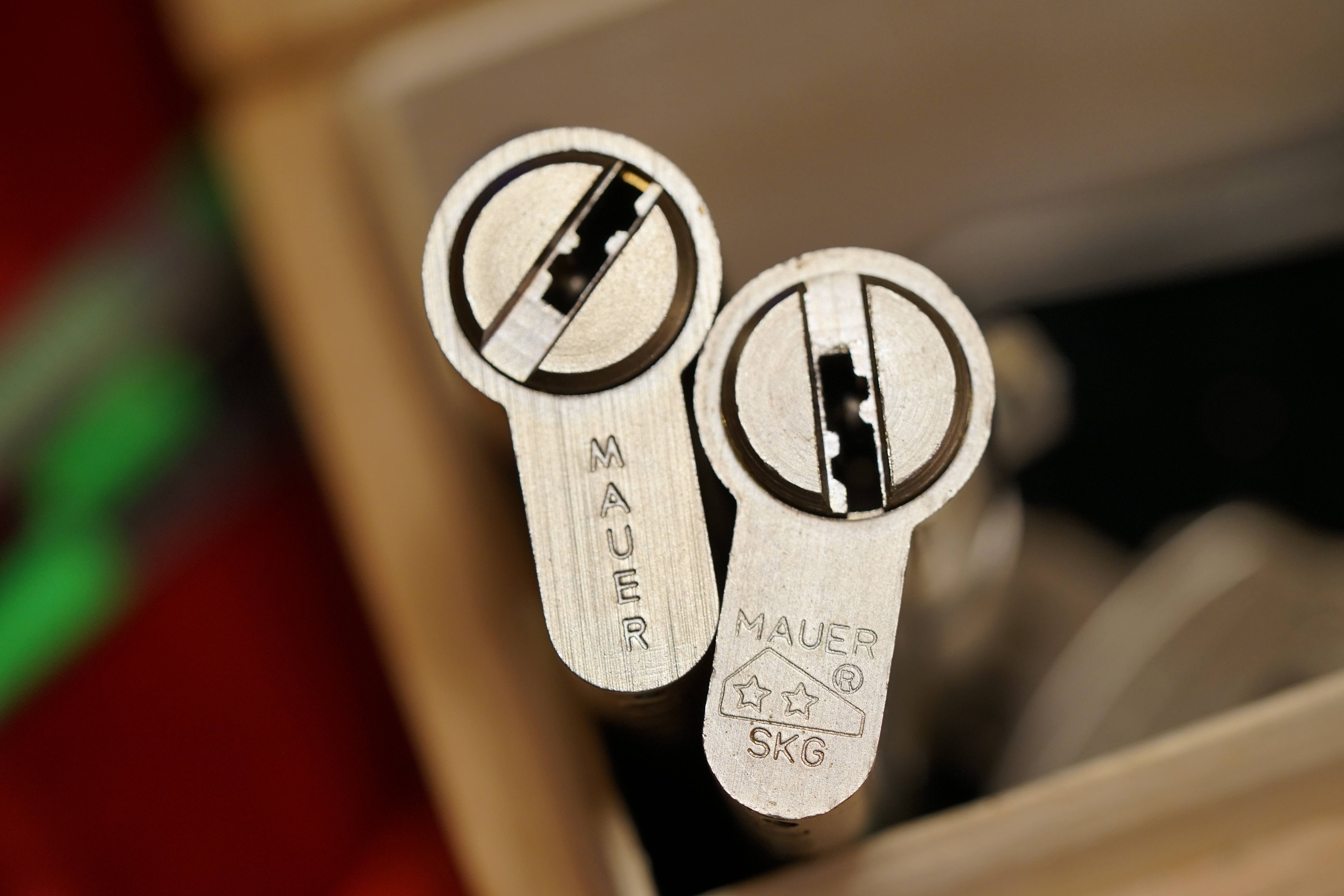 Jahrgang 1961 ♥ 𝔄𝔯𝔱𝔥𝔲𝔯 𝔅ü𝔥𝔩, 𝔄𝔯𝔱𝔥𝔲𝔯𝔪𝔢𝔦𝔰𝔱𝔢𝔯® Arthur Bühl, Jahrgang 1961, Detektiv aus Germany, Im Dienste der Wahrheitsfindung unterwegs, betreibt in seiner Freizeit Lockpicking aus Leidenschaft. Der mehrfache Deutsche Meister wird in der WIRED als " Master of the Universe " betitelt. In der BILD et ist der Artikel " Herr der Schlösser " abgedruckt. Im Hasenstübchen - Fuhlsbüttel, am Hasenberge, Santa Fu, wird gefeiert. Arthurmeister® stellt seinen Leporello " Der Aufmacher " vor. Der Stammtisch grölt " OFFEN ". Scholischek, Rudi, Heike I, Noagerlzutzler, Arthur und Joe Asberry, der alte NBA ler, prosten sich zu. Arthurmeister`s Jukebox auf YouTube spielt Pointer Sisters - Slow Hand ! ♥ Beim Tanzen ruft die Cartomanze " Ey du Sympthieträger ♥, komm mal her " ! Verschlagwortet mit: Arthur Bühl, Arthurmeister® Arthur ♥ Schwäbischer Hengst, Buhl, Zwetschgen Heini, Artur, Buehl er, Zwetschge, Made in Germany, Born 1961, Sympathieträger, Google Earth, Mittelpunkt der Welt, Pflaumen, Arkadasch, Datschi, ♥ Martinameisterin, Cartomanze, Scholischek, " HIGH NOON ! ", ♥ ♥ Vokuhila ♥ Parole Emil ! Verschlagwortet mit: Bühl er Zwetschge, International Lockpicking, Google Earth, Earth Song, Schwäbischer Hengst !