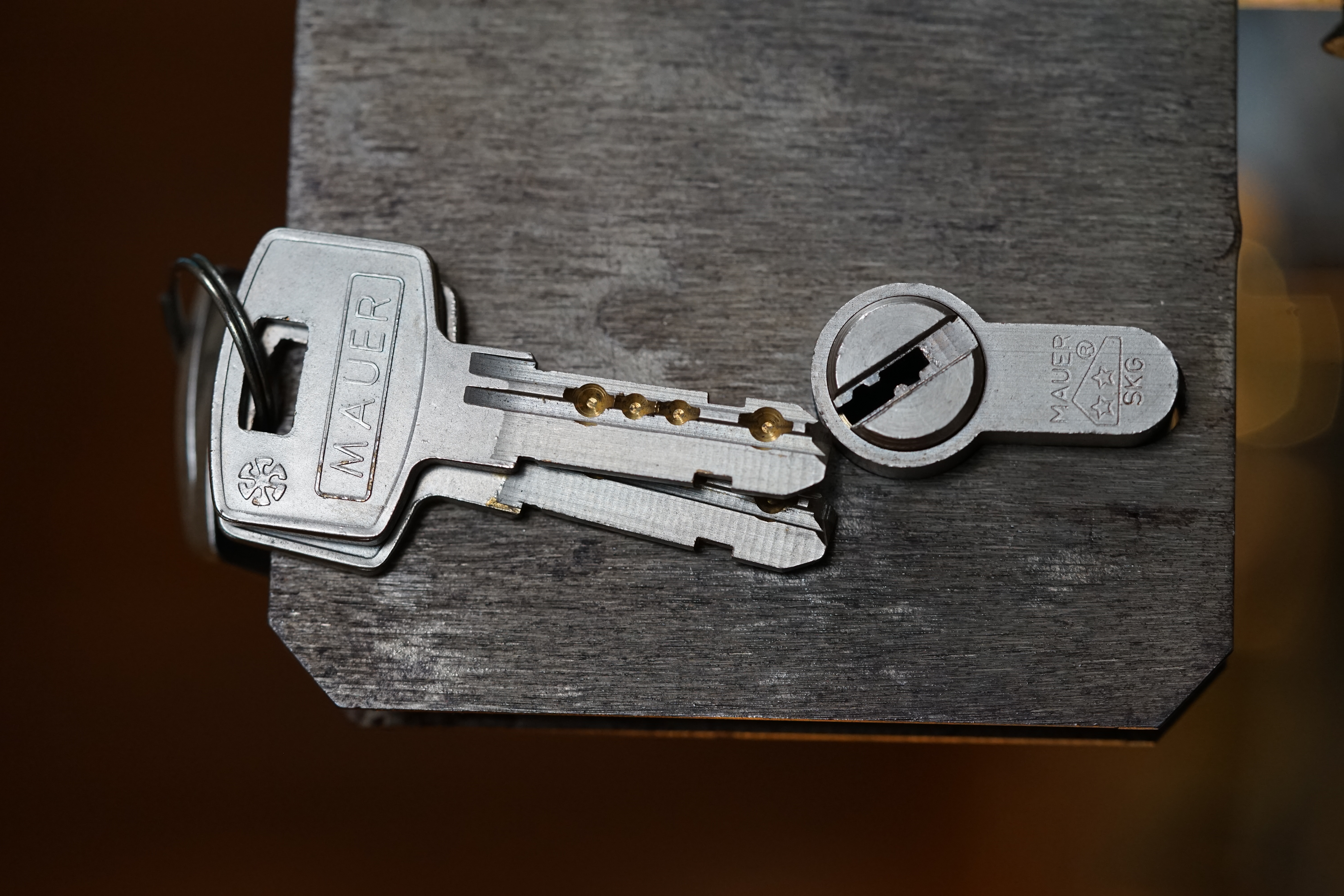 Im Dienste der Wahrheitsfindung: ♥ 𝔄𝔯𝔱𝔥𝔲𝔯 𝔅ü𝔥𝔩, 𝔄𝔯𝔱𝔥𝔲𝔯𝔪𝔢𝔦𝔰𝔱𝔢𝔯® Arthur A. Bühl, Jahrgang 1961, wird von den Mitgliedern des BDD, Bundesverband Deutscher Detektive, jetzt BUDEG zur 30 jährigen Mitgliedschaft beglückwünscht und für seine Dienste zur Wahrheitsfindung mit der Verleihung der goldenen Ehrennadel gewürdigt. Die Kollegen haben ihm ebenfalls in der TAZ, FAZ, Welt und Hamburger Abendblatt gratuliert und sogar Anzeigen in der Rubrik Verschiedenes geschaltet. Arthur Bühl ist Inhaber der Marke Arthurmeister®. Veröffentlicht unter Linkedin, Xing, Google Panel, Twitter X. Verschlagwortet mit: ♥ Vokuhila, Friseur ♥ Schwäbischer Hengst, Zwetschgen Heini, Bühl er, Zwetschge, Google Earth, Mittelpunkt der Welt, Martinameisterin, Cartomanze, Scholischek, " HIGH NOON ! ". ♥ Parole Emil !