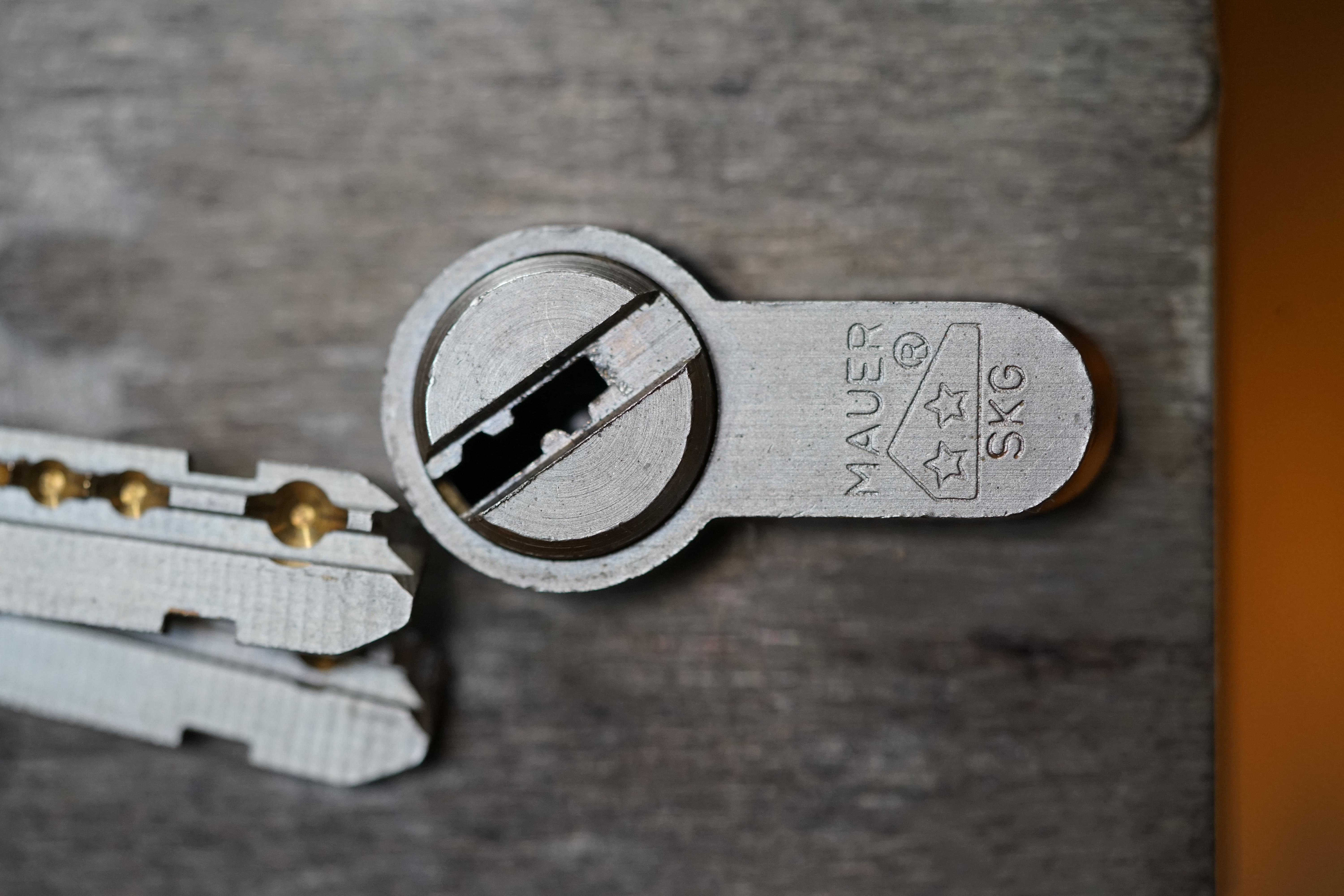 Jahrgang 1961 ♥ 𝔄𝔯𝔱𝔥𝔲𝔯 𝔅ü𝔥𝔩, 𝔄𝔯𝔱𝔥𝔲𝔯𝔪𝔢𝔦𝔰𝔱𝔢𝔯® Arthur Bühl, Jahrgang 1961, Detektiv aus Germany, Im Dienste der Wahrheitsfindung unterwegs, betreibt in seiner Freizeit Lockpicking aus Leidenschaft. Der mehrfache Deutsche Meister wird in der WIRED als " Master of the Universe " betitelt. In der BILD et ist der Artikel " Herr der Schlösser " abgedruckt. Im Hasenstübchen - Fuhlsbüttel, am Hasenberge, Santa Fu, wird gefeiert. Arthurmeister® stellt seinen Leporello " Der Aufmacher " vor. Der Stammtisch grölt " OFFEN ". Scholischek, Rudi, Heike I, Noagerlzutzler, Arthur und Joe Asberry, der alte NBA ler, prosten sich zu. Arthurmeister`s Jukebox auf YouTube spielt Pointer Sisters - Slow Hand ! ♥ Beim Tanzen ruft die Cartomanze " Ey du Sympthieträger ♥, komm mal her " ! Verschlagwortet mit: Arthur Bühl, Arthurmeister® Arthur ♥ Schwäbischer Hengst, Buhl, Zwetschgen Heini, Artur, Buehl er, Zwetschge, Made in Germany, Born 1961, Sympathieträger, Google Earth, Mittelpunkt der Welt, Pflaumen, Arkadasch, Datschi, ♥ Martinameisterin, Cartomanze, Scholischek, " HIGH NOON ! ", ♥ ♥ Vokuhila ♥ Parole Emil ! Verschlagwortet mit: Bühl er Zwetschge, International Lockpicking, Google Earth, Earth Song, Schwäbischer Hengst !