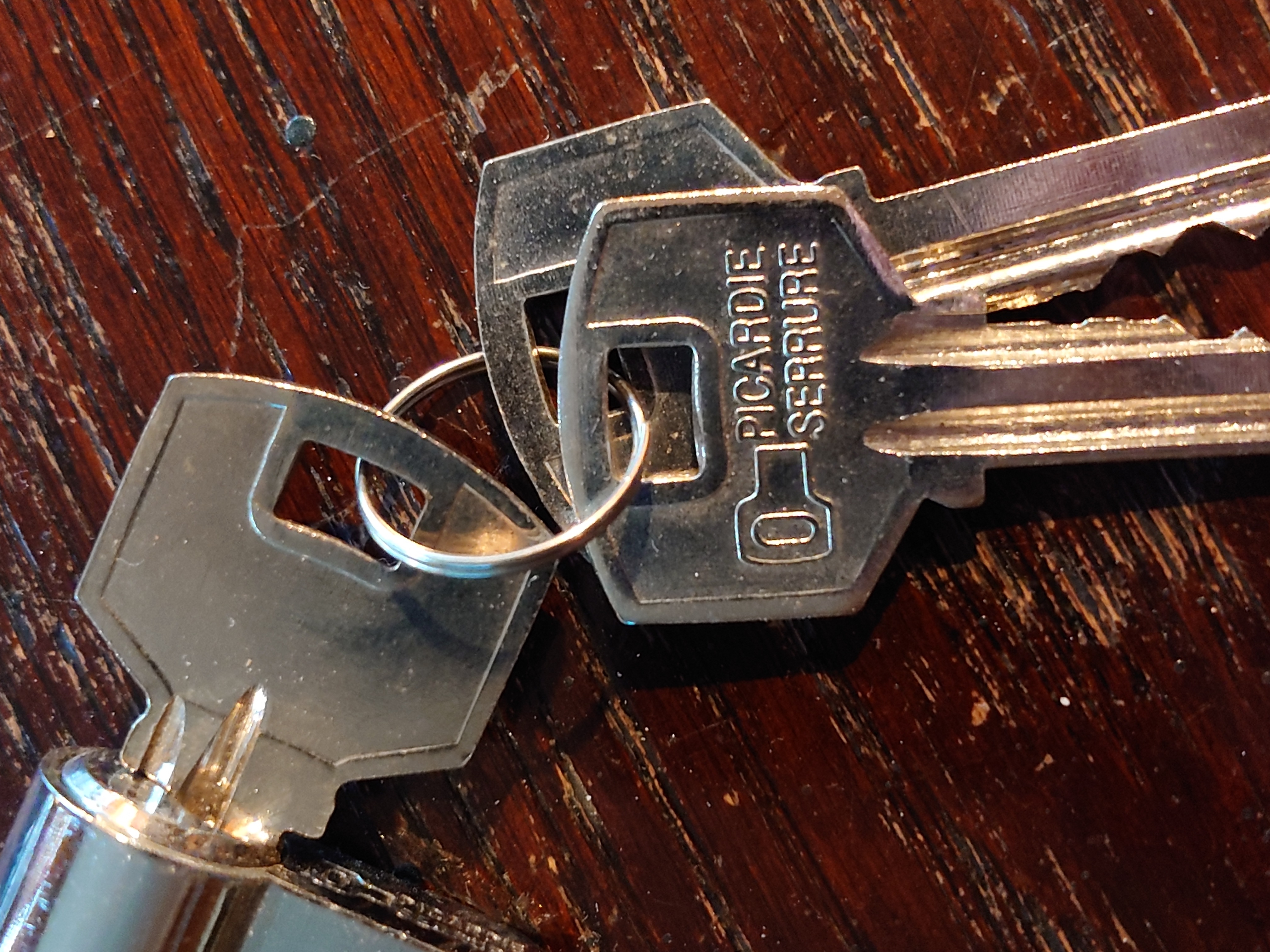 Bühl. Arthur Andreas Bühl. Hier ist die rasende Uschi von der Bild et und schreibt mit der neuen KI Arthurmeister den neuen SEO Text für 2025. Der Sympathieträger ist in Stuttgart, Baden - Württemberg geboren. Der Detektiv lebt in HAM, ist im Dienste der Wahrheitsfindung unterwegs, BUDEG. H1 Text der SEO schreibt: Hamburger knackte 1000 ( tausend ) Schlösser, Bild Zeitung, Performancekünstler, Xing, Arthurmeister `s Jukebox im Hasenstuebchen, Slow Hand - Pointer Sisters, Joy Flemming. 𝔄𝔯𝔱𝔥𝔲𝔯 𝔅ü𝔥𝔩, 𝔄𝔯𝔱𝔥𝔲𝔯𝔪𝔢𝔦𝔰𝔱𝔢𝔯® VereinsWiki / Fandom, Arthur Bühl. Bühl, Arthur, Jahrgang 1961, Made in Germany, Detektiv or Private Investigator, Performancekünstler und Lockpicker aus Hamburg erzählt in seinem Leporello wahre Geschichten aus dem Hasenstuebchen, Bunny Hall, Stammtisch, Fuhlsbüttel. Kaba Days Im Europapark Rust: Unternehmensschutz im Fokus, dorma kaba, Deutschland, praktische Vorführung von Arthur Buehl, Sportsfreunde. Koksa Vereinsauflösung taz Ein bisschen Ruhe bitte ! Arthur Bühl, der Weltbeste aus Stuttgart mit Wohnsitz im Lockpickermekka Hamburg ist auch Deutscher Meister. slideplayer: but Jesus is the only Masterwho can unlock the human soul. But there is another obvious difference between Arthurmeister and the " Jesusmeister " that connects today´s story to our lives. The tools that Arthur Bühl collected are mostly from the Stasi. Schlossherz, Lockpickererz, Pornomeister, Bühl Fahne, Bühl Wappen, UHU Linkedin Arthur Bühl, Arthurmeister, Präsident, Performance, Bundesverband für Detektive und Ermittler, Budeg. Arthur Andreas Bühl, EverybodyWiki Bios&Wiki, 27.03.61,Stuttgart, auch unter dem Pseudonym Arthurmeister bekannt, ist mehrfacher Deutscher Meister im Lockpicking. Koksa.Org Vereinsauflösung, Arthur Bühl, Arthurmeister, Tagesordnung, Mitgliederversammlung Arthurmeister`s Jukebox im Hasenstübchen by You Tube arthurmeister007, Schloßöffnung. Arthurbuehl@Arthurbuehl, X, Erfreulich ! Schlossindustrie und Elite rücken zusammen ! Verein, Sportsfreunde, Arthur Bühl, Erfahrung. FAZ.net Freizeit: Lockpickern bleibt nichts verschlossen - Doch der Beste der Besten hat alle schon besiegt: Der 42 jährige Kaufmann sitzt in Trachtenkleidung vor einer verrosteten alten Kiste. Preview Jesusmeister Homeleticsonline, At the Dutsch open Lock Picking Championship, Arthur Bühl emerged as the champion. No one picks locks as well as he does. Arthurmeister Phila-Locksmith Arthur Bühl Lock Picking Legend, Mr. Bühl, tool, nl, Sneek. Unter Knackern, jungle.world. Welt.de Die Kunst Sclösser ohne Schlüssel zu öffnen, Vereins-Mitbegründer und Vize Präsident trägt seine Leidenschaft schon auf der Krawatte: Sie ist blau mit gelben Schlüsseln drauf. The Master Touch: Lockpicker in the world Arthur Bühl. He`s this six-seven German private Investigator. He has this. The international Competition Whre Master Lock-Pickers… Arthur Bühl, the Dutsch Open Lock-picking champion. Charles Graeber … Arthurmeister standing above them all, with a beer stein in one hand and a cigarette in …. Wired.com Securitylaboratories.org, Arthur Bühl. Phila-locksmith.com - Arthur Bühl Lock Picking Legend, can see intimidating man. Toool, LockCon. Arthurmeister. Hailing from Hamburg, he is among a legion of German lock picker who have estabished their country as one of the top producers of master lock pickers. Slate.com Lock Picking: a arte de arrombar cadeados - Nascido em Hamburgo, o alemao Arthur Bühl é provavelmente um dos nomes mais conhecidos do submundo do lock picking. Conhecido nesse Círculo… Sportsfreunde Slik hacka vi i Norge pa 90-tallet Arthur Bühl PlusPedia, Arthur Andreas Bühl, Legend taz.de Ein bisschen Ruhe bitte Arthur Bühl, der Weltbeste aus Stuttgart mit Wohnsitz im Lockpickermekka Hamburg .. Telefonbuch, Meisterschaften. Jungle.World - Da hat auch Arthur Bühl, genannt " Arthurmeister ", durchaus Chancen auf weitere Titel für seine große Sammlung. " Scheiße ", brüllt der aus … The Lock Busters, Charles Graeber, Schließzylinder, Lock Picking, metallpinnen. Spiegel, Lockpicker: Die schnellsten Schlossknacker Deutschlands. Arthur Meister Bühl, Arthurmeister, ist amtierender Deutscher Meister der Lockpicker. Sein Hobby: Schlösser öffnen - ohne Schlüssel natürlich. media.ccc.de Schlossöffnung bei der Staatssicherheit der DDR ArthurMeister erläutert das operative Vorgehen und die speziellen Werkzeuge zur Schlossöffnung, die von der Staatssicherheit der DDR ……. Flickr Arthurmeister / Oberalster VfW Meisterschaft, Picktools.de FoeBud.org Schloß-Öffnen ArthurMeister aus Hamburg, erläutert, wie die Staatssicherheit…. Vortrag Bielefeld. Schlösser knacken: So einfach geht es!!! Gemäß ArthurMeister legt der Verein großen Wert auf den selbstauferlegten Kodex, der sich so… ZDF Lockpicking Reportage Boston Magazine.com The joy Lock Club The Arthurmeister was one of the top lock pickers in the world, and Towne was just a kid,but to everyone`s surprise - most especially to… Lock Picking 101 toool.us live I did vote arthurmeister when i first saw the site bevor the discussion on it startet but only……. Public Domain 147 Schloß-Öffnen ArthurMeister Bühl aus Hamburg, Gründungsmitglied…. Impressioning games Jos and Arthurmeister Aufsperrstunde ArthurMeister, ein Riesenkerl mit süddeutschem Akzent…. blogs.com Jesus, the Lock-Picker! - HOMELETICS - That might be a bit much, but nonetheless they call him the Arthurmeister! and then ther`s the JesusMaster, or Meister, if you will. if you….. Citywide RFID Master Arthurmeister Dezember / 2012 / SSDev Arthurmeister, Workshop, Barry Wels Herr Bühl sagt Danke ! xn-Arthur-bhl-heb.de Arthur Bühl, Detektiv aus Hamburg, Buehl, Siegel. Lockpickerherz.de Pornomeister.de Schlossherz.de Arthurmeister.de Linkedin Arthur Bühl ( Arthurmeister ) - Präsident - Von rechts nach links, Glück bringt`s. X. Linkedin, Detektiv aus Hamburg Acclaimed Lock Picker Explain the Art of Competive Locksport, Schyler Towne, Youtube, Arthurmeister, Gadget Hack. Key Cutting. Master Lock. Datenschleuder. Boston. Jägermeister. Demonstration not for Sale, Muster ohne Wert. Joe Asberry, Bouncing Joe. Angezettelt vom Fanclub. Radio-Eriwan.de Bildbeschreibung, Modula, SEO. Sympathietraeger. Im Prinzip ja, aber…. der Detektiv sei der Gärtner. Bunny Hall, B - Seite Jukebox. Schwarz, rot, gold. Bild Zeitung: Herr der tausend Schlösser. Zeiträuber. Streng vertraulich ! Fandom ! Boston. ABUS, Lock, security. Schlösser und Tresore von Ed Willis, The National Locksmith® - Guide to Modern Safe Locks by Mark Bates Tobias Locks, Safes and Security Arthurmeister007@gmail.com Arthurmeister-Mastertouch@Arthurmeister-Mastertouch.de Arthurmeister-Slowhand@Arthurmeister-Slowhand.de ArthurBuehl@ArthurBuehl.de Arthurmeister@Arthurmeister.de Pornomeister@Pornomeister.de Schlossherz@Schlossherz.de Lockpickerherz@Lockpickerherz.de Mr.Smitz@Mr.Smitz.us Sympathietraeger@Sympathietraeger.com Arthur-Buehl@Arthur-Buehl.de Unzenziert@Unzenziert.de Hasenstuebchen@Hasenstuebchen.de Cartomanze@Cartomanze.de Martinameisterin@Martinameisterin.de Seogeister@Seogeister.de Seo-Geister@Seo-Geister.de Scholischek@Scholischek.de Web-Tuev@Web-Tuev.de Webseitentuev@Webseitentuev.de Zwetschgenhengst@Zwetschgenhengst.de Tresorherz@Tresorherz.de Legal1001@Legal1001.de Meisterkatze@Meisterkatze.de Endlich-Raucher@Endlich-Raucher.de EndlichRaucher@EndlichRaucher.de DoubleBrain@DoubleBrain.de Rappermeister@Rappermeister.de meisterArte@meisterArte.de Der-Aufmacher@Der-Aufmacher.de The-Opener@The-Opener.de Geiler-Schwanz@Geiler-Schwanz.de GeileVotze@GeileVotze.de ArthurAndreasBuehl@ArthurAndreasBuehl.de Arthur-Andreas-Buehl@Arthur-Andreas-Buehl.de Katzenveit@Katzenveit.de Schlosstaster@Schlosstaster.de Schnellauf@Schnellauf.de Securator@Securator.org Raucherherz@Raucherherz.de Leporello@Leporello.us Frauenwirt@Frauenwirt.de Legoland Billund