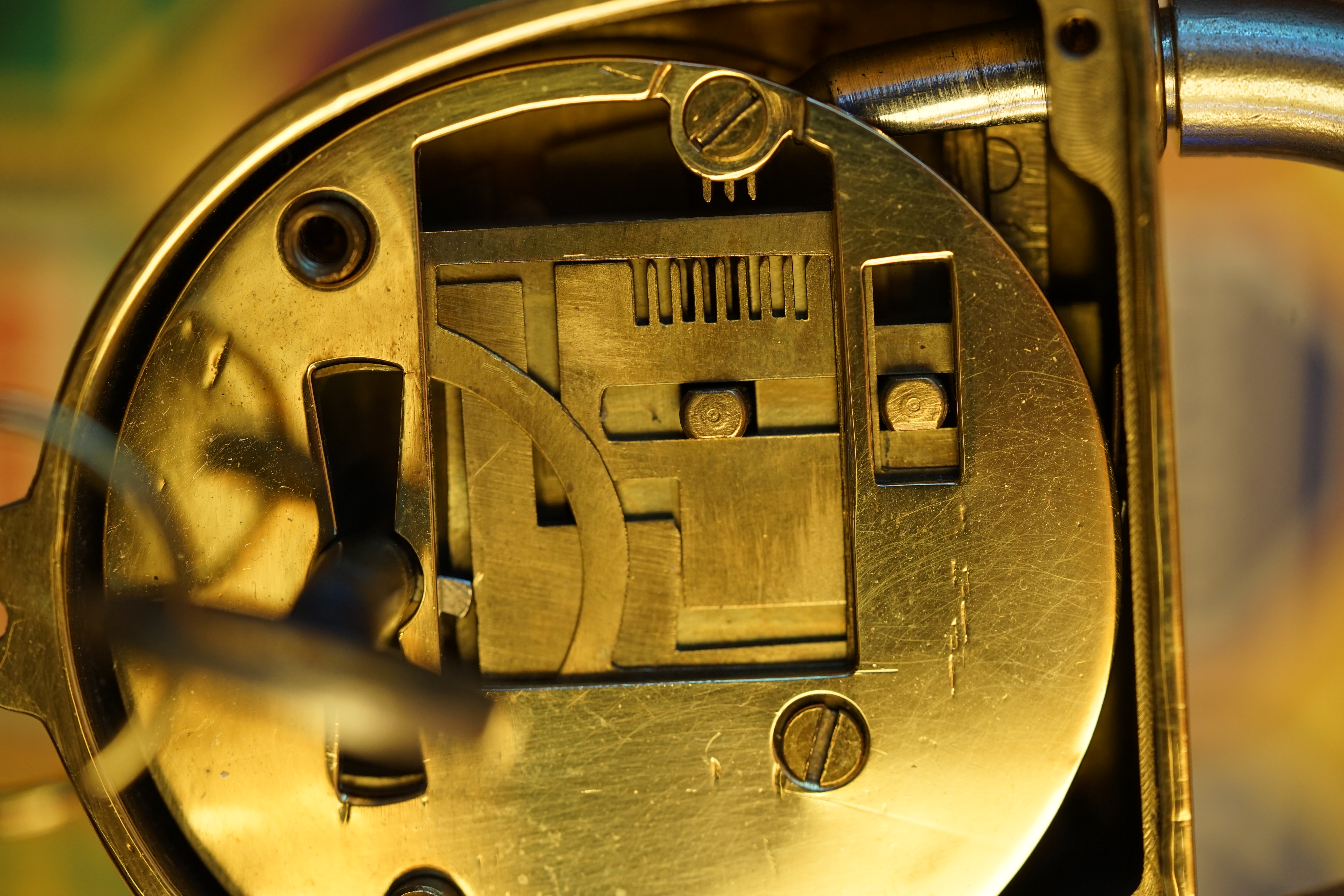 Arthur Bühl, Arthurmeister ®, Lockpickerherz ®, Schlossherz ®, Pornomeister ® Carsten Jasner, MUT PROBEN ! Das Leben ist tödlich. Aber es muß nicht sterbenslangweilig sein. In diesem Buch werde ich ab Seite 139 in dem Kapitel: Mut zur Lücke, Loch im Tresor. Todsichere Systeme und wie man sie knackt wie folgt beschrieben: Ein Mann mit Pferdeschwanz sitzt hoch konzentriert am Werktisch. Sein Blick ist ins Nichts gerichtet. Für das was er tut, braucht er seine Augen nicht, er sieht mit dem kleinen Stahlhaken zwischen seinen großen Fingern, mit denen er sich einen Weg in das Schicherheitsschloss bahnt. Er gleitet in die ölige Innenwelt, ertastet Wände, Widerstände, Ausbuchtungen. Er fühlt schließlich die genaue Position der Stifte, rastet einen nach dem anderen ein. Diese Momente, sagt der Zweimetermann, seien " Vorboten zum Orgasmus " ! Arthur Bühl, von seinen zahlreichen Bewunderern " ARTHURMEISTER " genannt, ist einer der Besten bei den Sportsfreunden der Sperrtechnik, einem Verein in dem sich bundesweit rund fünfzehnhundert Mitglieder in sechzehn Ortsgruppen treffen, um in ihrer Freizeit Schlösser zu knacken. Ins Leben gerufen hat den Verein Arthur Bühl und sein Freund Steffen Wernèry, ein Mitbegründer des Caos Computer Club. Digital hacken oder analog knacken - für Wernèry gibt es da keinen Unterschied. Hier wie da treibt ihn der rebellische Reiz, Lücken im System zu finden, die Verkäufer als todsicher preisen. " Doch sicher ist nur, daß alles aufgeht " ! Dafür sort die Lust, die jeder kennt: Schatzkammern zu betreten, Geheimnisse zu entschlüsseln, Widerstände zu überwinden, Verbotenes zu tun, sich Zugang zu veerbogenen Ecken und Winkeln zu verschaffen. Die " Sportsfreunde " treibt diese Lust seit ihrer Kindheit um. Wernèry bog mit zwölf Jahren seinen ersten Dietrich aus einem Kleiderbügel und sperrte seine Lehrer ein. Der kleine Arthur bekam eine Ahnung von seinem Talent, als es ihm gelang, die Spardose schlüssel - und zerstörungsfrei zu entriegeln. Heute triumphiert er als mehrfacher Deutscher Meister im sogenannten Lockpicking, dem Öffnen von Schlössern unter Wettkampfbedingungen. Immerhin siebenundsechzig Jahre lang war das erste Sicherheitschloss der Welt tatsächlich ein Sicherheitsschloss. Der englische Tüftler Joseph Bramah, der so nützliche Dinge erfand wie eine Banknoten - Nummeriermaschine und eine Zapfanlage, die heute noch in britischen Pubs Bier in Gläser sprotzt, ersann 1784 ein Zylinderschloss, daß als unbezwigbar galt - bis 1851 ein professioneller Knacker nach sechzehn Tagen engagierten Stocherns das Ding öffnete. Dieser Akt war ein Schlüsselerlebnis in der Beziehung zwischen Mensch und Mechanik. Ein Sieg der lebendigen Sinne über ein sprödes System - zu einer Zeit, da die Gesellschaft sich dem stampfenden Rhythmus der Industrialisierung unterwarf und der Glaube an das Heil der Technik verdrängte. Lockpicking wurde zu einem populären Sport, der Helden schuf. In den dreißiger Jahren des 20. Jahrhunderts etwa gelangte ein Prister zu Weltruhm, weil er reihenweise sowohl als einbruchsicher gepriesene Tresore als auch " ausbruchsichere " Gefängnisschlösser entriegelte. " Der schwerste Schrank hat seine Schwächen, er läßt sich ohne Müh erbrechen " ! - diese alte Panzerknacker Weisheit hat nach wie vor Gültigkeit; sie hängt über den Köpfen der Hamburger Lockpicker. Arthurmeister braucht für handelsübliche Stiftschlösser, die fast jede Wohnungstür zieren, zwischen zehn Sekunden und fünf Minuten, je nach Hersteller. Bohrmuldenschlösser, die bei der Deutschen Post, auf Flughäfen und in Atomkraftwerken verwendet werden, sind vor ihm ebenso wenig sicher. Er nutzt dabei mechanische Ungenauigkeiten, winzige Spielräume, die sich bei der Herstellung nicht vermeiden lassen und zehnmal dünner sind als ein Haar. Ein paar Mal klickt es, der Meister dreht den Zylinder, streicht seine Haare zurück, steckt sich eine Zigarette an. " Tja " sagt er, " und wenn man dann das Schloss aufkriegt - das ist ein geiles Gefühl ! " Ich habe dann später den Jasner in Berlin angerufen. Bei dem Telefonat kam lediglich heraus er wüßte von dem Interview nichts mehr und wolle auch nichts mehr wissen. Da habe ich noch bemerkt, er hätte auf dem Lockpicking " Bunten Nachmittag " nicht so nerven brauchen, wenn er dann doch so einiges durch den " Tüddel " kriegt. Taged mit: Spiel nicht mit den Schmuddelkindern ! Verzwetschget mit: Bühler Zwetschge, Bühl Wappen, Zwetschgenhengst, Zwetschgenfest, Meister, Arthur Andreas Bühl, Detektiv, Privatdetektiv.