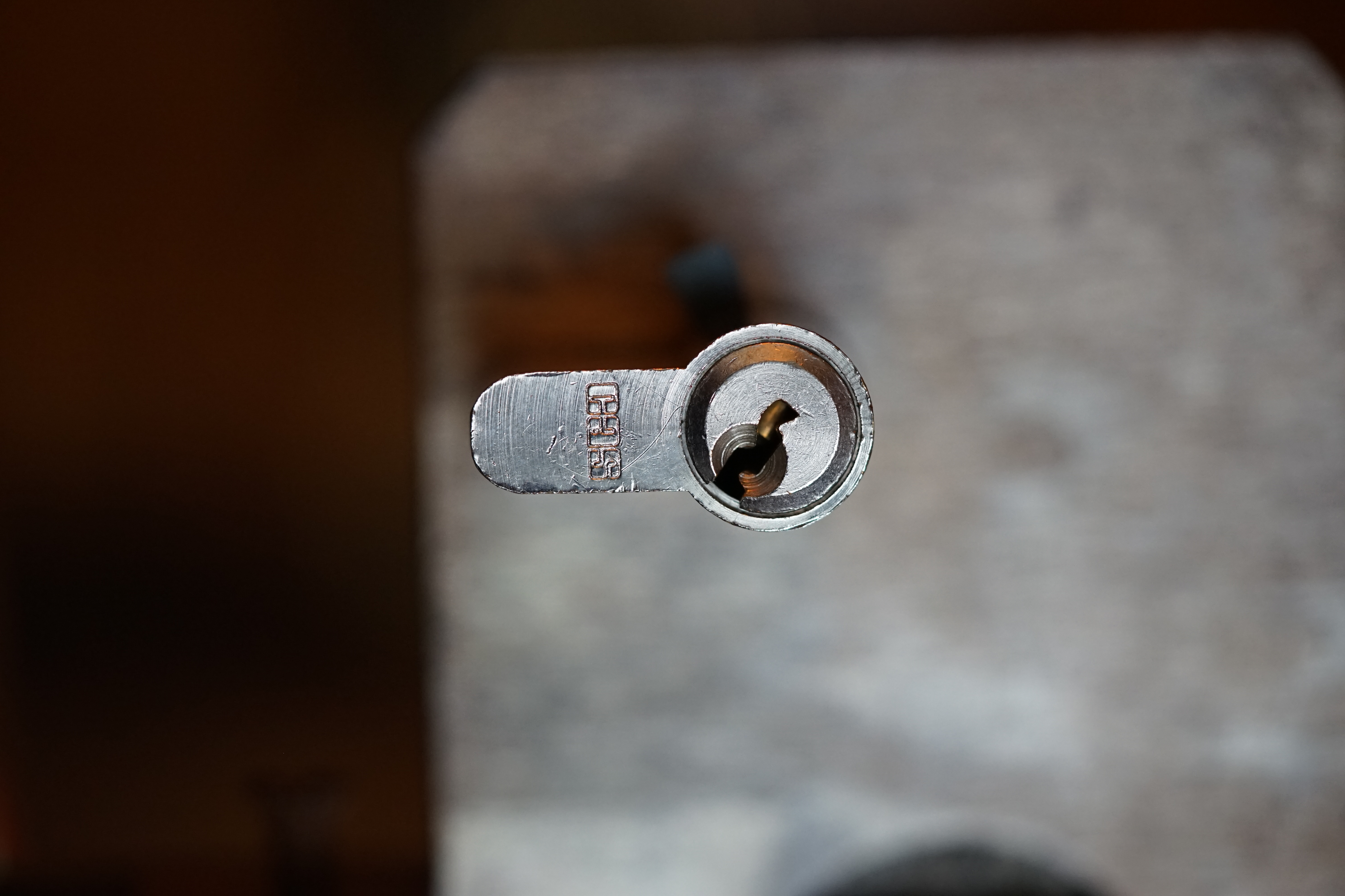 𝔄𝔯𝔱𝔥𝔲𝔯 𝔅ü𝔥𝔩, 𝔄𝔯𝔱𝔥𝔲𝔯𝔪𝔢𝔦𝔰𝔱𝔢𝔯 ® Stück Davon schwarze Katze, Zwei Katzenkopf Schlösser Zunft, Schlosser, Zunftabzeichen, Wappen, Geselle, Anstecknadel, Verbandsabzeichen, Stück Davon. Die nicht alltägliche Form eines Truhenschlossen führte dazu, das man die Schlosser im Zunftleben scherzhaft ironisierend Katzenköpfe nannte. Der Spitzname erhielt sich durch die Jahrhunderte. Und der Katzenkopf wurde damit zu einem Symbol. Er erscheint auf der Anstecknadel, die heute der Schlosser als Verbandabzeichen tragen kann. Die auf der Nadel angebrachte Inschrift " Stück Davon " erklärt sich wie folgt: Der wandernde Schlossergeselle sprach bei einem Meister um Arbeit vor. Befragt, ob er das Handwerk verstünde, antwortete er: Stück Davon ! Die zwei Worte wiesen ihn in aller Bescheidenheit als Angehörigen der Zunft aus, der bereit sei noch weiter zu lernen. DoubleBrain ® SEO für heute: Barockschlüssel, Schmiedeeisen, Halme gedreht, Bärte geschnitten, Reiden aufgesetzt, Stahlschnitttechnik, Kapelleneingerichte, Schmiedeeisen, Hohldorn, Gesenk, Pflanzenmotiv, Wappentierschmuck, geschmiedet, gepunzt, Schlüsselgriff beidseitig, halbrelief, Bekrönung auf der einen Seite als männlicher auf der anderen als weiblicher Kopf, Löwenwappen, Delphine, Schwanzflosse, Stilelemente der Reaissance, profilierter Steckhalm, Gesenke und Reide ziseliert, Griffrand, Zwei Schlangen blau angelassen, Eisenblech, Schließblech, Türrahmen, Schlosskasten, Eisenkern, französisch, Zierdecke ausgehauen, eingehauen und getrieben, Rosette, Ringgriff, Rokoko und Schlüssel, eisernes Wiener Barock Hangschloss mit Spreitzfedernverschluss, gefeilt, geschnitten und ziseliert, flacher Steckschlüssel, Eisengrundplatte und zwei Engel mit Trompete, Posaune und Blumengeranke verziert. Figuren, Schmuck, Jagdszene, Empire, Möbelschlösser, Messingzierdecken, Witwerschlüssel, Schlüsselgewalt, Symbol, Sargschlüssel, Silberschlüssel, Hohldorn, Nachbildung, Kammerherrnschlüssel, Bronce, feuervergoldet, Emblem mit Initialien der weltlichen oder kirchlichen Fürsten versehen, die sie verliehen haben. Doppeladler, Reichsapfel, Zepter und Krone, Übergabeschlüssel, magische Stilelemente, östrerreichischer Kammerherrenschlüssel mit Doppeladler, Kordeln und Quasten, Wien, Hoflieferant, Mayestät, päbstlich, ungarisch, bayerisch, in Silber gegossen, Sinsheim, Hohldornschlösser mit Eisenriegeln, Gelenkschlüssel, einfacher Schieberiegel aus Holz, klappbare Doppelschlüssel aus Tirol, Rohrhülse, Bart, Tirol, Kreuz, Herz, Schlüsselgehänge, süddeutsch, Leder, gotisch, Bügel, Tabakspfeifenschlüssel, Schlossergeselle nach bestandener Prüfung, Schlüsselgeschenketui für die Braut: Bund mit fünf Zimmer, Möbel und Kassettenschlüsseln, in der Mitte Haustorschlüssel aus einem Stück geschmiedet, geschnitten und mit Stahlstangen handpoliert auf dem vierseitigen Gesenk in Schreibschrift " Deutsches Empire ", Dreipass, Jugendstil, Doppelrohr, Hauptportal der Jesuitenkirchen Sankt Michael, Der Hammerschlüssel für Weinkeller: der ziselierte aufgesetzte Hammer diente dem Küfner zum abklopfen der Fässer und zum öffnen der Spunde, Enstehungszeit, Hoftheater, bayrisches Nationaltheater in München, Zerstörung, Kunstschlosser, Fritz Nüssel, Heinrich Pankofer, Germany, wissenschaftlich, systematisch, Schlüsselexperte, Sammler, Privatsammlung, Schlüsselzentrale München, Fachmann für Sicherheitsfragen, sachkundig, Experte, versierter Restaurator, historischer Wert, handwerkliches Geschick und seine langjährige Berufserfahrung, Anerkennung, international, Fachmann nicht nur für die Technick von Schlüsseln und Schloss, auch für künstlerische und historische Fragen. Standardwerk Europa, Übersee, offizielle Stellen, Landeskriminalamt, Bundesanwaltschaft, Keltenschlüssel, Vorchristus, Witwenschlüssel, John F. Kennedy, Weisses Haus, Schlossmuseum Velbert, gut verpackt, Pullach, Erfinder und Auror, Leidenschaft, aufschlußreiches Werrk, Memoiren, Töchter, Emmi Seifert, Marlene Nüssel, Frau Anni, Kaminkehrer, Schwanthal, Freund und Helfer der Polizei, mein Leben, Gedichte, Kaffeveranstaltung, Nachbarschaftshilfe, Essen auf Rädern, Schlüsselfigur, tausend Stücke, Keltenzeit, Christus, Kelheim, Exemplare, Ausländische Lehrlinge, Brocken, wiegt fünf Kilo, Schmucksafe, Ludwig XV 1430, Brillianten, Verona, Eisenzeit, Ägypten, Hallstadtzeit, Salzkammergut, Hallstadt Gräberfeld, Epoche, Eisenverhüttung, Salzbergbau, Gerätschaften zu exportieren, geographischer Ort am Nordende des Neuenburger Sees in der Schweiz, Pfalbauten, auf festem Land angelegte Siedlung, europäische Eisenzeit, Kelten Indogermanischen Völkergruppe, Germanen, Rhein, kämperisch, expansionsbereit, Rom, Homer, Dichter, Jugendzeit, halbdunkel, erahnbar, zivisilatorische Dokumente, Dichtung, märchenhaft schöne Gestalt, Götter treten vor uns hin, denen die mittelmerisch kleinasiatische Menschheit Wirkungen und Tätigkeiten zugedacht hat, die diesen Fabelwesen für immer Kontur verliehen haben. So tritt der Schmiedegott Hephaistos lateinisch Vulkanos vor uns hin: Rußig und edel zugleich, genial erfinderisch, ein kunstreicher Handwerkegott. Der zu den 12 Hauptgöttern der griechisch römischen Antike erzählt wird. Jupiter, Himmel, hinabgstürtzt, Entfernung der Erde von den Sternen, Insel Lemlos, Hinkefuss, Gerechtigkeit, alte Fabeln, schöne und liebenswürdige, Eheweib, Museeum of fine Arts in Boston USA, Parmenides Lehrgedicht Balanos, Hammer, Amboss, Feuer, Wasser, glühend, Metall, Hammerschlag, Gußverfahren, gewünschte Form, Holz oder Kohle, warmgeschmiedet, grobkristallin, feinkörnig, Streck und Bruchgrenze, Plinius, samische Künstler, Erzguß, Keltenschlüssel, hochkant durch einen Schlitz in der Tür gesteckt, gedreht, bis er - nun waagrecht - in die Angriffe der im Riegel gelagerten Sperrklötze eingerastet: die Sperrklötze werden angehoben, der Riegel ist entsperrt und lässt sich mit einem ledernen Zugriemen von außen auf und zu ziehen. Griechenland, lakonisch, neues Prinzip, Schlüsselträger, Kaiserzeit, Würde, Statussymbol, Römer, die punische Kriegen das Metallhandelsmonopol an sich gebracht hatten verfügten in reichem Maße über Kupfer, Zink und Zinn. Verschlußriegel, Feder, Lochkanäle, Sperrstifte, entsichert, auf oder zugeschoben, Drehschlüssel, Hangschloss, Spreitzfeder, Kulturlandschaft, Kassetten, Truhen, Türen, Tiermaskendeckel, Pferdegstalt, arabisch, Vexier, indisch, Kugel, Grundform, Volldorn, Technische Feinheit, Eleganz, Zweckgebilde in den Händen von Menschen, die bemüht sind, mit einem rauhen, kriegerischen Leben fertig zu werden, Verteidigung, bedachte Architektur, spürbar, verschlossen, Zierlichkeit, Zeitläufe, Kultur, Willen und Werkstätten in Pompji und Herkulaneum, Wachsmodell Tonmantel gebrannt, schmilzt das Wachs glühend, Nachteil, römisches Imperium, desto länger, primitive Form, Spätantik, Karolingische Kunst, Fräkisches Adelsgeschlecht, Karl der Große, Triebfeder, Höfische und Kirchliche Kreise, Monumental Kunst, Klerikale Kreise, Kulturträger, Elfenbein, Goldschmied, Goldschmiedekunst, geistig - kulturelle Erhellung, Abendland, profunde Bedeutung, Ehefrau, häusliche Gewalt, Vertrauen, Brauch, Kirchweihtag, Steiermark, geweiht, Gnadenschlüssel, Petrus - Schlüssel, Apostel, Pilger, Schenkung, Pabst Pälagius, Gregor, König Alfons von Kastilien, König Alfred, romanischer Stil, schöpferische Kraft, Kunstgewerbe, Klöster, Kostbarkeiten, kunsthandwerklich, Verfeinerung, Raffiniertheit, Formenwelt, Alltag, Kleidung, Ritterrüstung, kraftvoll, primitiv, gotische Epoche, Jan van Eick, Grammatik, Lebensstil, geläutert, gültig, Opulenz der Kleidung, Materialwert, Charme, Sakral, Phantasie, Formensprache, feinsinnig, Steinmetz, Bescheidenheit, Portal, Notre - Dame, Paris, köstlich, kostbar, Mechanismus, Entsperrungsvorgang, Fischblasen, Kreuze, Drei - und Vierpass, grotesk, meisterlich, Handwerkszeug primitiv, Gewirre, Besatzung, Tropfen Öl, rein von Hand, Prochnov, Kunstschreiner, gesunde Männer, Michael Mann, Michael Mann Kästchen, Nürnberg, Augsburg, Fürth, Wörth, Riegelwerk, sauber geätzte und vergoltdete Büchsen und Pistolen aus Eisen. Doppelmeyer, Markgraf, erlassene Strafe, Spinnenschlösser, Deckelunterseite, figürlich, kunstfertigkeit, Schlüsselloch, größere Summen harten Geldes, raffiniert, Spielerei, Kuriusität, Zeugnis, Möbel, Bombast, Schwulst, Liebe, Zäsur, Dreißigjähriger Krieg, Mutter Courage, Armut, Schichten in Deutschland, Reformation, patetisch, Phänomen, Ornament, Pierre Frommerie, Sedan, Berlin, Ebenholz, Emaill, monumental, Signatur, Barock, Formenreichtum, gediegen, summarisch, mittelmäßig, Epochen, Werkleute, Halskette, Mayestät, Spanien, Revolution, Mittelalter, feierlich, Feind, Öffnung der Tore, Kapitulation, Schlüsselsoldat, Mitglied der päbstlichen Schweizer Garde, Pabstwappen, abfällige Bedeutung, Stadtwappen Tabackspfeife, Vierkant, Dolch, Pistolenschlüssel, geheime Nachrichten, Siegel, Hammerschlüssel für einen Weinkeller, Liebende, Angebetete, Ritter, Kreuzzug, Heiliges Land, Kreuzritter, Ehefrau, Märchen, arges oder schönes, es will scheinen, das eine Welt ohne Schlüssel nicht denkbar ist, Paris, Turenschloss, Schlossfalle, Konstruktion, Luxus, Verschwendungssucht, Kleinod, Brilliant, Maillard, König Stanislas, Ballkongitter, Pastellportrait, Museeum der Stadt Nancy, spirituell Sonnenkönig, Prinz Eugen von Savojen, den sublimen Geist seiner Epoche, General Feldmarschall Prinz Freund der Musen, Besieger der Türken, Zunftbuch, Balthasar, Gitter, Porzellan, hochkultiviert, Degengriff, Münchener Hof, Wittelsbach, Gesamtkunstwerk, Johann Joachim Winckelmann, Kleidermode, Reifrock, Schnürrleibchen, Wohnkultur, Neoklassizismus, Möbel, Chubb, Bramah, Inselstaat, Engländer, Ungarn, Italiener, Tossi, Yale, Hobbs, Aber die Bemühungen um immer neue vergrößerte Sicherheit im Bereich des Schlosses gingen weiter. Man glaubte vorübergehend das non plus ultra Sicherheitsschloss konstruiert zu haben und zwar kühn genug, Geldpreise für denjenigen auszusetzen, dem es gelingen würde, diese neuartigen Schlösser aufzusperren. Überraschend geschah das dank der Fertigkeit des Amerikaners Hobbs 1853. Seine Medtode des Aufsperrens ist in der Fachwelt als Hobbsches Öffnungsverfahren bekannt. Es wurde mit Erfolg publiziert, das Kriminelle Hinweise zum Öffnen der Sicherheitsschlösser erhielten. Linus Yale, Fallstiftriegelschlösser, der Ägypter, Assyrer, Babyloner, Yale Zylinder, C.E. Schulte in Velbert, Kromer Protector Schloss 1871, Hahn AG, Karl Zeiss, BKS, Boge und Kasten Solingen, Koloss von Roddos, Byzanz, Konstantinopel, Moschee, Kirche, Schlüsseltyp, Kaufmann, Herkunft, Herzblatt, Kurfürst, Alltagsgebrauch. Die Schönheit der Welt. Die Kraft, die menschlichen Schöpfergeist gewahr werden lässt. Die beiden Schlüssel in der Hand des heiligen Petrus geben diesem die Macht, die Pforten des Himmels zu öffnen. Der Schlüssel ist ein christliches Symbol, er ist aber auch das Inbild menschlichen Schöpfergeistes und als solches steht er in unmittelbarer Beziehung zu der Arbeitswelt des Sammlers Heinrich Pankofer. Doblebrain ® gibt vor: Mehr SEO ! ! !