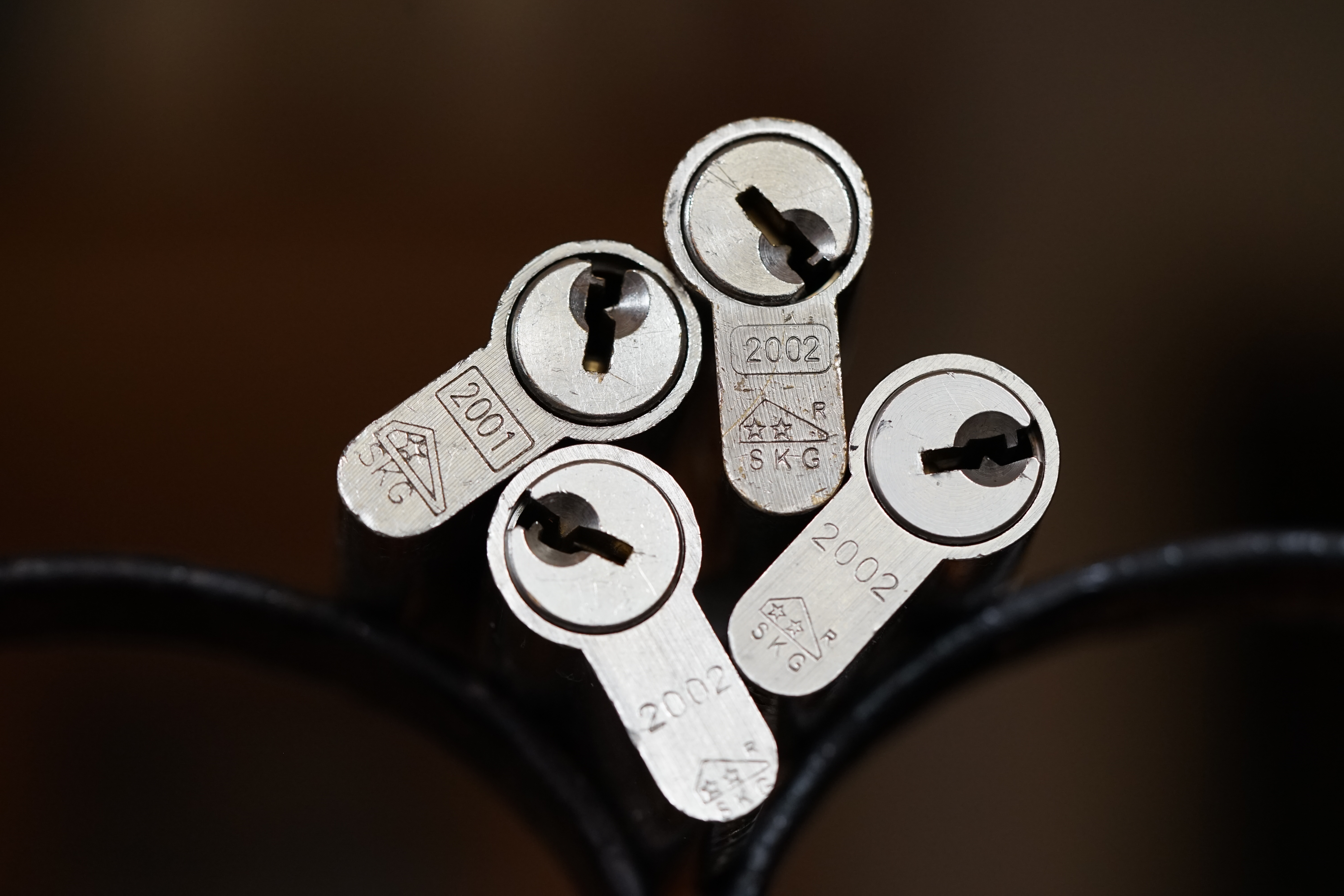 Arthur Bühl, Arthurmeister ®,Lockpickerherz ® Schlossherz ®, Pornomeister ®, neuer SEO Text für 2025 12.00 Mittags im Hasenstübchen. Basketball Bouncing Joe Asberry schreit: Prost ! Die Glocke kingelt ! In Arthurmeister`s Jukebox im Hasenstübchen spielt: Slow Hand von den Pointer Sisters. Ferrari Rudi sitzt am Tresen. Anstatt Helbing trinkt er heute Underberg. Pelle und Heike I machen Stößchen. Justamente klingelt das Telefonino. Der Hannenberger lacht zu Bouncing Joe Asberry: Ich wette mit Dir: Da ruft unser Freund Mr. Smitz vom Playboy an. Arthurmeister geh endlich ran. Die Glocke klingelt. Yes Mr. Smitz, yes, yes Mr. Smitz. Yes great, you know. Yes, yes we have a Party. Yes, yes. Ja: Angela Merkel, die kennen wir. You know: " Bundeskanzlerin ". Giovanni ruft: Bella Donna: Signora Merkel is the CEO of the world. Yes, Yes Mr. Smitz, i will look about her Memoiren. Oh Mr. Smitz ? Her Biographie with her Signature ? OH, Mr. Smitz mit Widmung ? Das wird nicht einfach ! no easy, you know ! Da muß die Glocke aber ein ganzes Wochenende läuten. Prost. Helbing. Yes Mr. Smitz, hands on the heard, you know, difficult ! Arkadasch !!! Smitz U.S.A. braucht die Memoiren von Angela Merkel signiert mit dem Text: Für Mr. Smitz from the Playboy ! Also pass auf: Dein Schwippschwager ist doch Aufsteller bei der Messe. Ja, Buchmesse. Dort hält die Merkel eine Autogrammstunde. Der soll sich dort anstellen mit seinen Kumpani. Ja, der Smitz läßt hier die Glocke läuten. Das gesamte Wochenende. Hannenberger gibt das Passwort: Freibier, Freibier ! Die Glocke läutet jetzt: Helbing ! In Arthurmeister`s Jukebox spielt: The Tramps - Disco Inferno - Orginal Longversion Tony Mendes ! Basketball Bouncing Joe swingt mit dem Kopf mit. Jetzt meint Arkadasch: Oh meine Kumpani trauen sich nicht zu Dr. Angela Merkel. Die haben Angst vor Ihr. Kein Autogramm heißt kein Freibier. Droschkendieter !! Du fährst jetzt zur Buchhandlung, holst drei Biographien von der ollen Merkel, fährst weiter zum Kujau ! Ja, der hat dem Heinemann vom Stern, Hamburg, gefälschte Tagebücher verkauft. Der soll dir in ein Exemplar die Unterschrift der Merkel und die Widmung reinmalen. Sag ihm viele Grüße vom Arthurmeister und Parole Freibier, Freibier ! Dann malt der es dir sofort. Der kann das freudigst. Und sag ihm, das sei für Smitz, Amerika. Aber diesmal soll er keine rosa Tinte verwenden. Dann kommst du wieder her und wir alle unterschreiben das zweite, dann fährst du geschwind rüber nach Fuhlsbüttel, drängelst dich am Luftfrachtschalter vor, läßt die Bücher verpacken und paßt auch auf, das die auch tatsächlich im nächsten Flieger in die U.S.A. reisen. Dann hat er die Bücher, quasi wenn der Flieger landet. Sag denen: Parole: Freibier, Freibier ! Arthur und wozu das dritte Buch ? Du Depp, wenn beim unterschreiben vom zweiten Buch einer draufkotzt oder ein Brandloch reinmacht dann haben wir Ersatz ! Und diesen legen wir dann hinter den Tresen ins Regal und tuen so als hätten wir es gelesen. Es reicht das wir Frau Bundeskanzlerin mit guten, besoffenen, nicht ausgeklügelten, dummen, peinlichen Ratschlägen beraten haben ! Punkt. In Arthurmeister´s Jukebox spielt: Lady von Kenny Rogers. Sir Waschi hat gleich CHARLIE RICH - The most Beautifull Girl in The World, gedrückt. Die Stimmung ist gut. In der Jukebox spielt mittlerweile Aloe Blanc - I need a Dollar. Die Stimmung ist fantastisch ! Jetzt steigert sich die Stimmnung noch als der Nachläufer Roberto Blanco - Caramba, Caracho ein Whiskey, Carambo Caracho ein Gin, verflucht Sacrcameto Dolores und alles ist wieder hin ! In Rio de Janeiro… drückt. Der Noagerlzutzler drückt Roberto Blanco - Der Puppenspieler von Mexico und räumt Gläser ab. Hannenberger reicht schon einmal den Himmelsschlüssel ! Schwerti fragt: Mastertouch und wenn der Dir auf die Schliche kommt ? Du Depp, was glaubst du wenn der erfährt, daß er einen orginalen Kujau, dem Tagebuchfälscher hat, dann läuft der durch Beverly Hills und gibt damit bei jedem an, als sei er The Greatest. Und Du weißt: Die Schriftsachverständigen vom Stern oder von der Bild et und der Heinemann brauchten Monate bis sie diesen Betrug mit dem Verkauf der Tagebücher erkannt haben. In Arthurmeister`s Jukebox spielt: Calvin Harris & Sam Smith: Promises ! und es wird mitgesungen. Das Droschkendieter dann doch nur beim Papierfuzzy im Copy Shop neben an war ? weil der Kujau besoffen war ? Quatsch, kalter Kaffee, der Smitz verhöckert das Buch an Rockefeller. Was glaubst du, warum die Parole Freibier Freibier lautet ? Wir sind hier nicht bei der Wohlfahrt. Ferrari Rudi macht Ralala: Sonntag ist Formel I in Indianapolis. Denkt dran: High Noon ist dann morgens 07.00 Uhr. Die Glocke läutet ununterbrochen. Freibier, Freibier, Freibier, Parole Freibier. Let Michael pass for the Championship ! Das gesamte Hasenstübchen tanzt und platzt aus allen Nähten. In der Jukebox spielt James Last und Orchester: T.S.O.P The Top Sound of Philadelphia ! Prost, Prosit und Stößchen ! Der Hannenberger sieht zufrieden aus. Taged with: Bühler Zwetschge, Bühl Wappen, Zwetschgenhengst, Zwetschgenfest, Meister, Arthur Andreas Bühl, Privatdetektiv. Arthurmeister007@gmail.com