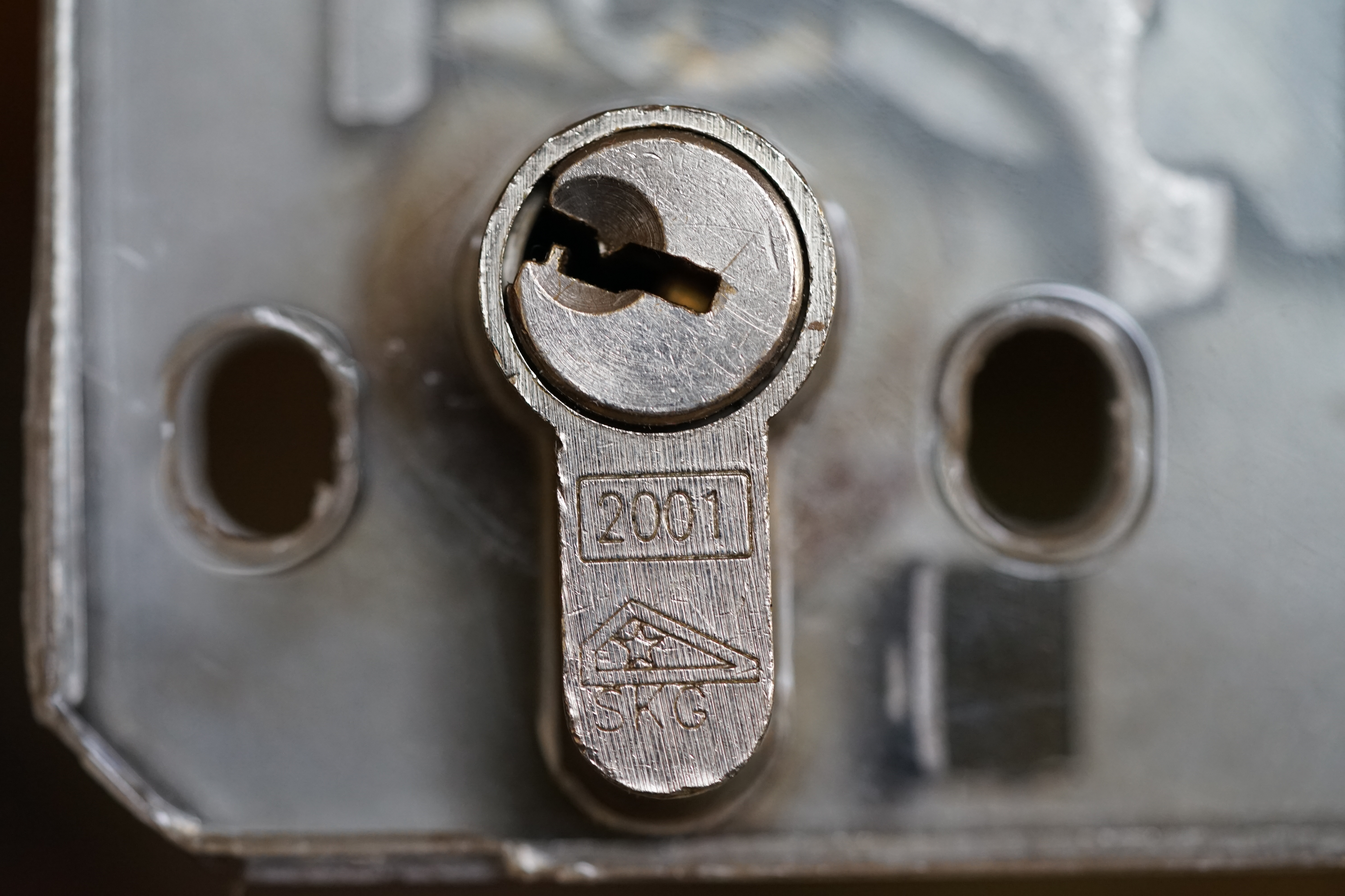 Linkedin Arthur A. Bühl, Made in Germany, born 1961 in Stuttgart, arbeitet seit 40 Jahren als Privatdetektiv und lebt in Hamburg. Er ist als Detektiv Mitglied in nationalen und internationalen Berufsverbänden. Unter dem Künstlernamen " Arthurmeister " erklärt Arthur Bühl Lockpicking; das zerstörungsfreie öffnen von Schlössern und Schließzylindern. Der Ehrenkodex lautet: Öffne nur deine eigenen Schlösser. Fremde Schlösser dürfen nur mit Einwilligung des Eigentümers geöffnet werden. Herr Bühl wurde schon als Schlossknacker bezeichnet. Dies ist natürlich Quatsch, denn wenn man z.B. ein Vorhangschloss knackt, so ist es kaputt und die Wettbewerber und Lockpickerkollegen können nicht mehr daran üben. Knacker benutzen einen Kuhfuß. Der mehrfache Deutsche Meister dagegen ein Pickset und es gilt: " Offen ist gut, schneller Offen ist besser ". Von der Zeitschrift " Wired " wurde Arthurmeister als Master of the Universe, betitelt. Viel Spaß und Erfolg beim Üben. SEO für heute: Parole Emil ! Arthur Bühl, Sympathieträger.com, Präsident Pornomeister SARL. Die Anschrift lautet: Arthur A. Bühl, Postfach 605 145, 22 246 Hamburg. SEO NEU geändert Arthur A. Bühl, Made in Germany, born 1961 in Stuttgart, arbeitet seit 40 Jahren als Privatdetektiv und lebt in Hamburg. Er ist als Detektiv Mitglied in nationalen und internationalen Berufsverbänden. Unter dem Künstlernamen " Arthurmeister " erklärt Arthur Bühl Lockpicking; das zerstörungsfreie Öffnen von Schlössern und Schließzylindern. Der Ehrenkodex lautet: Öffne nur deine eigenen Schlösser. Fremde Schlösser dürfen nur mit Einwilligung des Eigentümers geöffnet werden. Herr Bühl wurde schon als Schlossknacker bezeichnet. Dies ist natürlich Quatsch, denn wenn man oder Frau z.B. ein Vorhangschloss knackt, so ist es kaputt und die Wettbewerber und Lockpickerkollegen können nicht mehr daran üben. Knacker benutzen einen Kuhfuß. Der mehrfache Deutsche Meister dagegen ein Pickset und es gilt: " Offen ist gut, schneller Offen ist besser ". Viel Spaß und Erfolg beim Üben. Von der Zeitschrift " WIRED " wurde Arthurmeister als Master of the Universe, betitelt. SEO für heute: Parole Emil ! Arthur Bühl, Sympathieträger.com, Präsident Pornomeister SARL. Die Anschrift lautet: Arthur A. Bühl, Postfach 605 145, 22 246 Hamburg. Twitter X 11.06.24 Bilder Budeg ( Bold serif ) Arthur Andreas Bühl, Detektiv, made in Germany, born 1961 in Stuttgart, Baden - Württemberg, living in HAM, Im Dienste der Wahrheitsfindung unterwegs, betreibt in seiner Freizeit Lockpicking aus Leidenschaft. Der mehrfache Deutsche Meister wird in der WIRED als " Master of the Universe " betitelt. In der BILD et ist der Artikel " Herr der Schlösser " abgedruckt. Im Hasenstübchen - Fuhlsbüttel, am Hasenberge, Santa Fu, wird gefeiert. Arthurmeister® stellt seinen Leporello " Der Aufmacher " vor. Der Stammtisch grölt " OFFEN ". Scholischek, Rudi, Heike I, Noagerlzutzler, Arthur und Joe Asberry, der alte NBA ler, prosten sich zu. Arthurmeister`s Jukebox auf YouTube spielt Pointer Sisters - Slow Hand ! ♥ Beim Tanzen ruft die Cartomanze " Ey du Sympthieträger ♥, komm mal her " ! SEO für heute: DETEKTIV, Arthur Bühl, Lockpicker, Deutscher Meister, pickt ABUS Padlock. KI-Worldwide.de, Arthur-Bühl.de, Arthurmeister.de