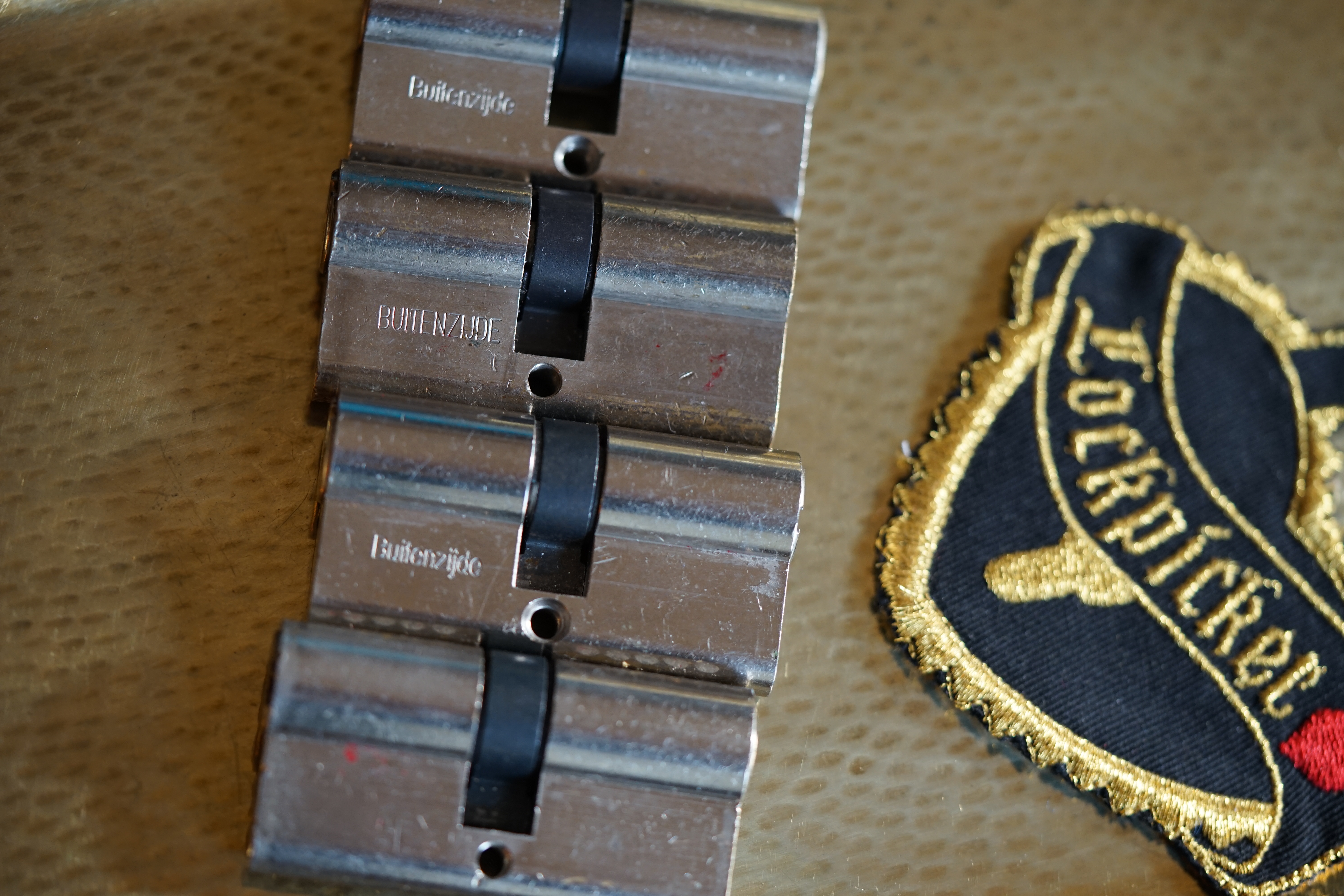 Bühl. Arthur Andreas Bühl. Hier ist die rasende Uschi von der Bild et und schreibt mit der neuen KI Arthurmeister den neuen SEO Text für 2026, denn die SEO GEISTER werden von Google gerufen. Der Sympathieträger ist in Stuttgart, Baden - Württemberg geboren. Der Detektiv lebt in HAM, ist im Dienste der Wahrheitsfindung unterwegs, BUDEG. H1 Text der SEO schreibt: Hamburger knackte 1000 ( tausend ) Schlösser, Bild Zeitung, Performancekünstler, Xing, Arthurmeister `s Jukebox im Hasenstuebchen, You Tube, Slow Hand - Pointer Sisters, Joy Flemming. 𝔄𝔯𝔱𝔥𝔲𝔯 𝔅ü𝔥𝔩, 𝔄𝔯𝔱𝔥𝔲𝔯𝔪𝔢𝔦𝔰𝔱𝔢𝔯® VereinsWiki / Fandom, Arthur Bühl. Bühl, Arthur, Jahrgang 1961, Made in Germany, Detektiv or Private Investigator, Performancekünstler und Lockpicker aus Hamburg erzählt in seinem Leporello wahre Geschichten aus dem Hasenstuebchen, Bunny Hall, Stammtisch, Fuhlsbüttel. Kaba Days Im Europa Park Rust: Unternehmensschutz im Fokus, dorma kaba, Deutschland, praktische Vorführung von Arthur Buehl, Sportsfreunde. Koksa Vereinsauflösung taz Ein bisschen Ruhe bitte ! Arthur Bühl, der Weltbeste aus Stuttgart mit Wohnsitz im Lockpickermekka Hamburg ist auch Deutscher Meister. slideplayer: but Jesus is the only Masterwho can unlock the human soul. But there is another obvious difference between Arthurmeister and the " Jesusmeister " that connects today´s story to our lives. The tools that Arthur Bühl collected are mostly from the Stasi. Schlossherz, Lockpickererz, Pornomeister, Bühl Fahne, Bühl Wappen, UHU Linkedin Arthur Bühl, Arthurmeister, Präsident, Performance, Bundesverband für Detektive und Ermittler, Budeg. Arthur Andreas Bühl, EverybodyWiki Bios&Wiki, 27.03.61,Stuttgart, auch unter dem Pseudonym Arthurmeister bekannt, ist mehrfacher Deutscher Meister im Lockpicking. Koksa.Org Vereinsauflösung, Arthur Bühl, Arthurmeister, Tagesordnung, Mitgliederversammlung Arthurmeister`s Jukebox im Hasenstübchen by You Tube arthurmeister007, Schloßöffnung. Arthurbuehl@Arthurbuehl, X, Erfreulich ! Schlossindustrie und Elite rücken zusammen ! Verein, Sportsfreunde, Arthur Bühl, Erfahrung. FAZ.net Freizeit: Lockpickern bleibt nichts verschlossen - Doch der Beste der Besten hat alle schon besiegt: Der 42 jährige Kaufmann sitzt in Trachtenkleidung vor einer verrosteten alten Kiste. Preview Jesusmeister Homileticsonline, At the Dutsch open Lock Picking Championship, Arthur Bühl emerged as the champion. No one picks locks as well as he does. Arthurmeister Phila-Locksmith Arthur Bühl Lock Picking Legend, Mr. Bühl, tool, nl, Sneek. Unter Knackern, jungle.world. Welt.de Die Kunst Sclösser ohne Schlüssel zu öffnen, Vereins-Mitbegründer und Vize Präsident trägt seine Leidenschaft schon auf der Krawatte: Sie ist blau mit gelben Schlüsseln drauf. The Master Touch: Lockpicker in the world Arthur Bühl. He`s this six-seven German private Investigator. He has this. The international Competition Whre Master Lock-Pickers… Arthur Bühl, the Dutsch Open Lock-picking champion. Charles Graeber … Arthurmeister standing above them all, with a beer stein in one hand and a cigarette in …. Wired.com Securitylaboratories.org, Arthur Bühl. Phila-locksmith.com - Arthur Bühl Lock Picking Legend, can see intimidating man. Toool, LockCon. Arthurmeister. Hailing from Hamburg, he is among a legion of German lock picker who have estabished their country as one of the top producers of master lock pickers. Slate.com Lock Picking: a arte de arrombar cadeados - Nascido em Hamburgo, o alemao Arthur Bühl é provavelmente um dos nomes mais conhecidos do submundo do lock picking. Conhecido nesse Círculo… Sportsfreunde Slik hacka vi i Norge pa 90-tallet Arthur Bühl PlusPedia, Arthur Andreas Bühl, Legend taz.de Ein bisschen Ruhe bitte Arthur Bühl, der Weltbeste aus Stuttgart mit Wohnsitz im Lockpickermekka Hamburg .. Telefonbuch, Meisterschaften. Jungle.World - Da hat auch Arthur Bühl, genannt " Arthurmeister ", durchaus Chancen auf weitere Titel für seine große Sammlung. " Scheiße ", brüllt der aus … The Lock Busters, Charles Graeber, Schließzylinder, Lock Picking, metallpinnen. Spiegel, Lockpicker: Die schnellsten Schlossknacker Deutschlands. Arthur Meister Bühl, Arthurmeister, ist amtierender Deutscher Meister der Lockpicker. Sein Hobby: Schlösser öffnen - ohne Schlüssel natürlich. media.ccc.de Schlossöffnung bei der Staatssicherheit der DDR ArthurMeister erläutert das operative Vorgehen und die speziellen Werkzeuge zur Schlossöffnung, die von der Staatssicherheit der DDR ……. Flickr Arthurmeister / Oberalster VfW Meisterschaft, Ina Müller, Lockpicking Meister Arthur Picktools.de FoeBud.org Schloß-Öffnen ArthurMeister aus Hamburg, erläutert, wie die Staatssicherheit…. Vortrag Bielefeld. Schlösser knacken: So einfach geht es!!! Gemäß Arthur Meister legt der Verein großen Wert auf den selbstauferlegten Kodex, der sich so… ZDF Lockpicking Reportage Boston Magazine.com The joy Lock Club The Arthurmeister was one of the top lock pickers in the world, and Towne was just a kid,but to everyone`s surprise - most especially to… Lock Picking 101 toool.us live I did vote arthurmeister when i first saw the site bevor the discussion on it startet but only……. Zieh-Fix, E-Pick. Public Domain 147 Schloß-Öffnen ArthurMeister Bühl aus Hamburg, Gründungsmitglied…. Impressioning games Jos and Arthurmeister KOKSA Vereinsauflösung, Elite rückt zusammen. Aufsperrstunde ArthurMeister, ein Riesenkerl mit süddeutschem Akzent…. blogs.com Jesus, the Lock-Picker! - HOMILETICS - That might be a bit much, but nonetheless they call him the Arthurmeister! and then ther`s the JesusMaster, or Meister, if you will. if you….. Citywide RFID Master Arthurmeister Dezember / 2012 / SSDev Arthurmeister, Workshop, Barry Wels Herr Bühl sagt Danke ! xn-Arthur-bhl-heb.de Arthur Bühl, Detektiv aus Hamburg, Buehl, Siegel. Lockpickerherz.de Pornomeister.de Schlossherz.de Arthurmeister.de Linkedin Arthur Andreas Bühl ( Arthurmeister ) - Präsident - Von rechts nach links, Glück bringt`s. X. Linkedin, Detektiv aus Hamburg Acclaimed Lock Picker Explain the Art of Competive Locksport, Schyler Towne, Youtube, Arthurmeister, Gadget Hack. Key Cutting. Master Lock. Datenschleuder. Boston. Jägermeister. Demonstration not for Sale, Muster ohne Wert. Joe Asberry, Bouncing Joe. Angezettelt vom Fanclub. Radio-Eriwan.de Bildbeschreibung, Modula, SEO. Sympathietraeger. Im Prinzip ja, aber…. der Detektiv sei der Gärtner. Bunny Hall, B - Seite Jukebox. Schwarz, rot, gold. Bild Zeitung: Herr der tausend Schlösser. Zeiträuber. Streng vertraulich ! Fandom ! Boston. ABUS, Lock, security. Schlösser und Tresore von Ed Willis, The National Locksmith® - Guide to Modern Safe Locks by Mark Bates Tobias Locks, Safes and Security Markenanmeldung-Pornomeister-®-Praesident-Arthur-Buehl.jpeg Arthur-Buehl-Germany-Wappen-Arthurmeister007@gmail.com-Detektiv-Babyboomer-Sympathietraeger.png 𝔄𝔯𝔱𝔥𝔲𝔯-𝔅ue𝔥𝔩-Wappen-𝔄𝔯𝔱𝔥𝔲𝔯𝔪𝔢𝔦𝔰𝔱𝔢𝔯-®-Von-rechts-nach-links-Glueck-bringts-♥.gif 𝔄𝔯𝔱𝔥𝔲𝔯-𝔅ue𝔥𝔩-𝔄𝔯𝔱𝔥𝔲𝔯𝔪𝔢𝔦𝔰𝔱𝔢𝔯®-Arthur-Buehl-WebTuev®-ges.-gesch.-Die-E-Mail-lautet-Webtuev@WebTuev.de.png Arthur-A.-Buehl-Detektiv-aus-Hamburg-Arthurmeister®-Vitrine-Cut-Lock-veroeffentlicht-Xing-Linkedin-Facebook-Twitter-X.jpg Carsten Jasner, MUT PROBEN ! Das Leben ist tödlich. Aber es muß nicht sterbenslangweilig sein. In diesem Buch werde ich ab Seite 139 in dem Kapitel: Mut zur Lücke, Loch im Tresor. Todsichere Systeme und wie man sie knackt wie folgt beschrieben: Ein Mann mit Pferdeschwanz sitzt hoch konzentriert am Werktisch. Sein Blick ist ins Nichts gerichtet. Für das was er tut, braucht er seine Augen nicht, er sieht mit dem kleinen Stahlhaken zwischen seinen großen Fingern, mit denen er sich einen Weg in das Schicherheitsschloss bahnt. Er gleitet in die ölige Innenwelt, ertastet Wände, Widerstände, Ausbuchtungen. Er fühlt schließlich die genaue Position der Stifte, rastet einen nach dem anderen ein. Diese Momente, sagt der Zweimeter mann, seien " Vorboten zum Orgasmus " ! Arthur Bühl, von seinen zahlreichen Bewunderern " ARTHURMEISTER " genannt, ist einer der Besten bei den Sportsfreunden der Sperrtechnik, einem Verein in dem sich bundesweit rund fünfzehnhundert Mitglieder in sechzehn Ortsgruppen treffen, um in ihrer Freizeit Schlösser zu knacken. Ins Leben gerufen hat den Verein Arthur Bühl und sein Freund Steffen Wernèry, ein Mitbegründer des Caos Computer Club. Digital hacken oder analog knacken - für Wernèry gibt es da keinen Unterschied. Hier wie da treibt ihn der rebellische Reiz, Lücken im System zu finden, die Verkäufer als todsicher preisen. " Doch sicher ist nur, daß alles aufgeht " ! Dafür sort die Lust, die jeder kennt: Schatzkammern zu betreten, Geheimnisse zu entschlüsseln, Widerstände zu überwinden, Verbotenes zu tun, sich Zugang zu veerbogenen Ecken und Winkeln zu verschaffen. Die " Sportsfreunde " treibt diese Lust seit ihrer Kindheit um. Wernèry bog mit zwölf Jahren seinen ersten Dietrich aus einem Kleiderbügel und sperrte seine Lehrer ein. Der kleine Arthur bekam eine Ahnung von seinem Talent, als es ihm gelang, die Spardose schlüssel - und zerstörungsfrei zu entriegeln. Heute triumphiert er als mehrfacher Deutscher Meister im sogenannten Lockpicking, dem Öffnen von Schlössern unter Wettkampfbedingungen. Immerhin siebenundsechzig Jahre lang war das erste Sicherheitschloss der Welt tatsächlich ein Sicherheitsschloss. Der englische Tüftler Joseph Bramah, der so nützliche Dinge erfand wie eine Banknoten - Nummeriermaschine und eine Zapfanlage, die heute noch in britischen Pubs Bier in Gläser sprotzt, ersann 1784 ein Zylinderschloss, daß als unbezwigbar galt - bis 1851 ein professioneller Knacker nach sechzehn Tagen engagierten Stocherns das Ding öffnete. Dieser Akt war ein Schlüsselerlebnis in der Beziehung zwischen Mensch und Mechanik. Ein Sieg der lebendigen Sinne über ein sprödes System - zu einer Zeit, da die Gesellschaft sich dem stampfenden Rhythmus der Industrialisierung unterwarf und der Glaube an das Heil der Technik verdrängte. Lockpicking wurde zu einem populären Sport, der Helden schuf. In den dreißiger Jahren des 20. Jahrhunderts etwa gelangte ein Prister zu Weltruhm, weil er reihenweise sowohl als einbruchsicher gepriesene Tresore als auch " ausbruchsichere " Gefängnisschlösser entriegelte. " Der schwerste Schrank hat seine Schwächen, er läßt sich ohne Müh erbrechen " ! - diese alte Panzerknacker Weisheit hat nach wie vor Gültigkeit; sie hängt über den Köpfen der Hamburger Lockpicker. Arthurmeister braucht für handelsübliche Stiftschlösser, die fast jede Wohnungstür zieren, zwischen zehn Sekunden und fünf Minuten, je nach Hersteller. Bohrmuldenschlösser, die bei der Deutschen Post, auf Flughäfen und in Atomkraftwerken verwendet werden, sind vor ihm ebenso wenig sicher. Er nutzt dabei mechanische Ungenauigkeiten, winzige Spielräume, die sich bei der Herstellung nicht vermeiden lassen und zehnmal dünner sind als ein Haar. Ein paar Mal klickt es, der Meister dreht den Zylinder, streicht seine Haare zurück, steckt sich eine Zigarette an. " Tja " sagt er, " und wenn man dann das Schloss aufkriegt - das ist ein geiles Gefühl ! " Ich habe dann später den Jasner in Berlin angerufen. Bei dem Telefonat kam lediglich heraus er wüßte von dem Interview nichts mehr und wolle auch nichts mehr wissen. Da habe ich noch bemerkt, er hätte auf dem Lockpicking " Bunten Nachmittag " nicht so nerven brauchen, wenn er dann doch so einiges durch den " Tüddel " kriegt. Taged mit: Spiel nicht mit den Schmuddelkindern ! Verzwetschget mit: Bühl Arthur, Bühl Wappen, Bühl Fahne, Bühl Urkunde, Bühl Patent, Bühl achteck, Zwetschgenhengst, Zwetschgenfest, Meister Arthur, Bühler Zwetschge Arthur Andreas Bühl, Detektiv, Privatdetektiv, Hamburg,Germany, Siegel Ring. Legoland Billund SEO neu: Lockpicker im Einsatz, ASSA ABLOY. Lockpicker Herz patented by Arthur Bühl, Detektiv aus Hamburg öffnet zerstörungsfrei Assa Abloy. Kanaken, sägen, Künstlerin knackt Liebesschlösser, Jesus Master, Jesusmeister. Arthurmeister007@gmail.com Arthurmeister-Mastertouch@Arthurmeister-Mastertouch.de Arthurmeister-Slowhand@Arthurmeister-Slowhand.de ArthurBuehl@ArthurBuehl.de Arthurmeister@Arthurmeister.de Pornomeister@Pornomeister.de Schlossherz@Schlossherz.de Lockpickerherz@Lockpickerherz.de Mr.Smitz@Mr.Smitz.us Sympathietraeger@Sympathietraeger.com Arthur-Buehl@Arthur-Buehl.de Unzenziert@Unzenziert.de Hasenstuebchen@Hasenstuebchen.de Cartomanze@Cartomanze.de Martinameisterin@Martinameisterin.de Seogeister@Seogeister.de Seo-Geister@Seo-Geister.de Scholischek@Scholischek.de Web-Tuev@Web-Tuev.de Webseitentuev@Webseitentuev.de Zwetschgenhengst@Zwetschgenhengst.de Tresorherz@Tresorherz.de Legal1001@Legal1001.de Meisterkatze@Meisterkatze.de Endlich-Raucher@Endlich-Raucher.de EndlichRaucher@EndlichRaucher.de DoubleBrain@DoubleBrain.de Rappermeister@Rappermeister.de meisterArte@meisterArte.de Der-Aufmacher@Der-Aufmacher.de The-Opener@The-Opener.de Geiler-Schwanz@Geiler-Schwanz.de GeileVotze@GeileVotze.de ArthurAndreasBuehl@ArthurAndreasBuehl.de Arthur-Andreas-Buehl@Arthur-Andreas-Buehl.de Katzenveit@Katzenveit.de Schlosstaster@Schlosstaster.de Schnellauf@Schnellauf.de Securator@Securator.org Raucherherz@Raucherherz.de Leporello@Leporello.us Frauenwirt@Frauenwirt.de