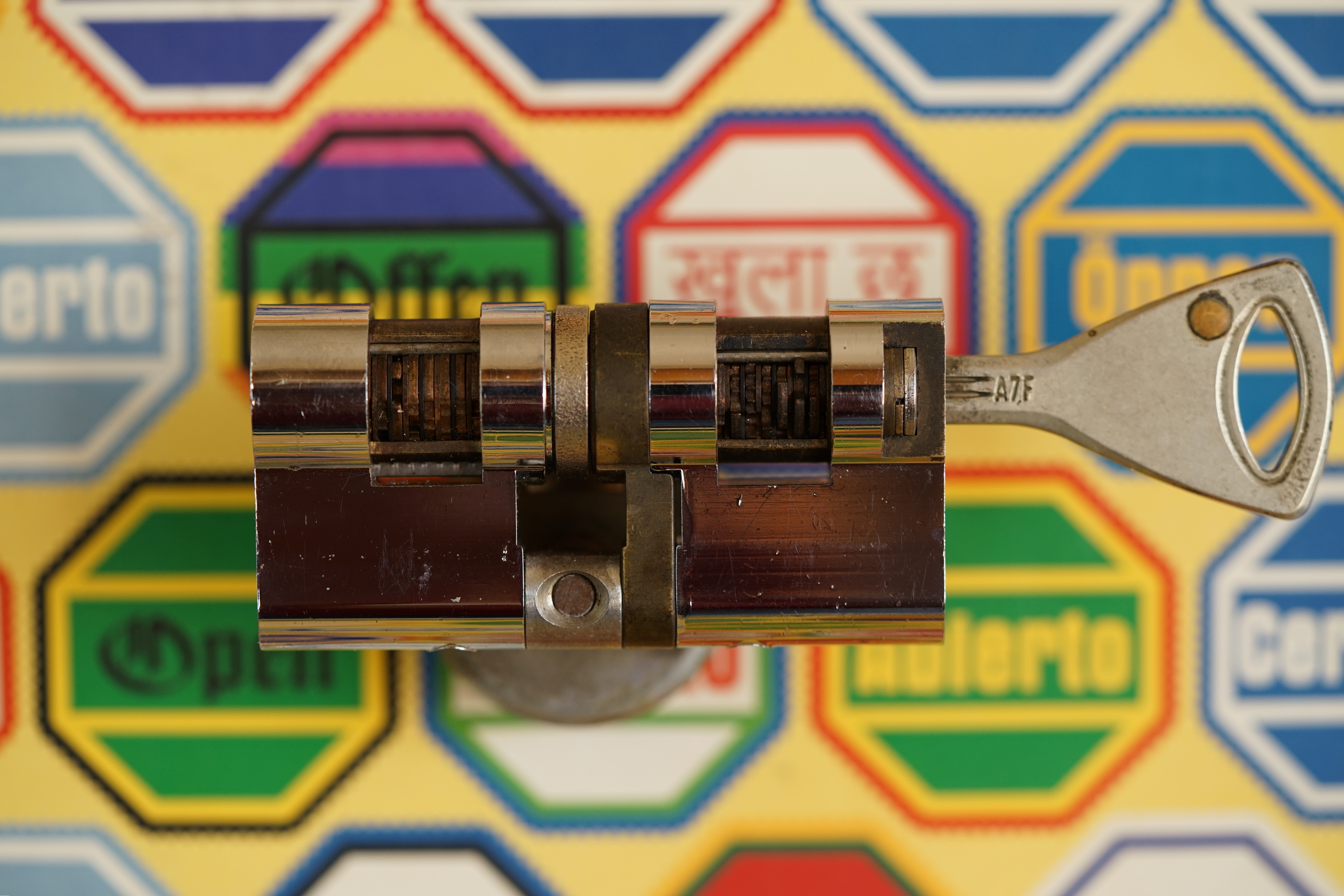 SEO Jahrgang 1961 ♥ 𝔄𝔯𝔱𝔥𝔲𝔯 𝔅ü𝔥𝔩, 𝔄𝔯𝔱𝔥𝔲𝔯𝔪𝔢𝔦𝔰𝔱𝔢𝔯® Arthur Bühl, Jahrgang 1961, Detektiv aus Germany, Im Dienste der Wahrheitsfindung unterwegs, betreibt in seiner Freizeit Lockpicking aus Leidenschaft. Der mehrfache Deutsche Meister wird in der WIRED als " Master of the Universe " betitelt. In der BILD et ist der Artikel " Herr der Schlösser " abgedruckt. Im Hasenstübchen - Fuhlsbüttel, am Hasenberge, Santa Fu, wird gefeiert. Arthurmeister® stellt seinen Leporello " Der Aufmacher " vor. Der Stammtisch grölt " OFFEN ". Scholischek, Rudi, Heike I, Noagerlzutzler, Arthur und Joe Asberry, der alte NBA ler, prosten sich zu. Arthurmeister`s Jukebox auf YouTube spielt Pointer Sisters - Slow Hand ! ♥ Beim Tanzen ruft die Cartomanze " Ey du Sympthieträger ♥, komm mal her " ! Verschlagwortet mit: Arthur Bühl, Arthurmeister® Arthur ♥ Schwäbischer Hengst, Buhl, Zwetschgen Heini, Artur, Buehl er, Zwetschge, Made in Germany, Born 1961, Sympathieträger, Google Earth, Mittelpunkt der Welt, Pflaumen, Arkadasch, Datschi, ♥ Martinameisterin, Cartomanze, Scholischek, " HIGH NOON ! ", ♥ ♥ Vokuhila ♥ Parole Emil ! Verschlagwortet mit: Bühl er Zwetschge, International Lockpicking, Google Earth, Earth Song, Schwäbischer Hengst !