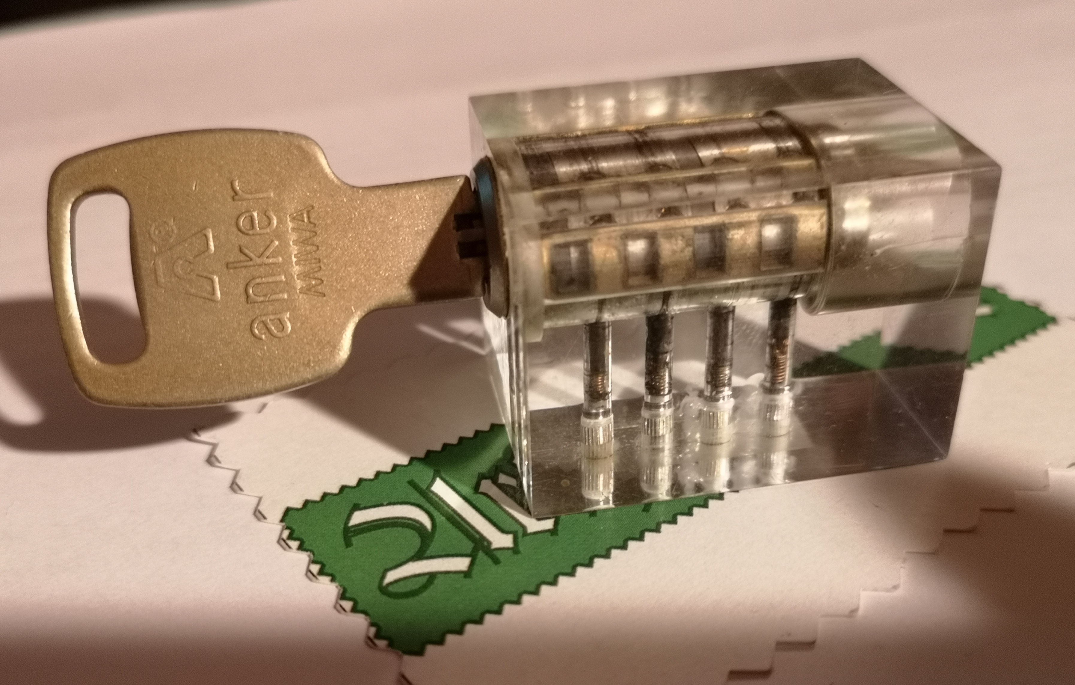 Arthur Andreas Bühl, Arthurmeister ®,Lockpickerherz ® Schlossherz ®, Pornomeister ®, neuer SEO Text für 2025 12.00 Mittags im Hasenstübchen. Basketball Bouncing Joe Asberry schreit: Prost ! Die Glocke kingelt ! In Arthurmeister`s Jukebox im Hasenstübchen spielt: Slow Hand von den Pointer Sisters. Ferrari Rudi sitzt am Tresen. Anstatt Helbing trinkt er heute Underberg. Pelle und Heike I machen Stößchen. Justamente klingelt das Telefonino. Der Hannenberger lacht zu Bouncing Joe Asberry: Ich wette mit Dir: Da ruft unser Freund Mr. Smitz vom Playboy an. Arthurmeister geh endlich ran. Die Glocke klingelt. Yes Mr. Smitz, yes, yes Mr. Smitz. Yes great, you know. Yes, yes we have a Party. Yes, yes. Ja: Angela Merkel, die kennen wir. You know: " Bundeskanzlerin ". Giovanni ruft: Bella Donna: Signora Merkel is the CEO of the world. Yes, Yes Mr. Smitz, i will look about her Memoiren. Oh Mr. Smitz ? Her Biographie with her Signature ? OH, Mr. Smitz mit Widmung ? Das wird nicht einfach ! no easy, you know ! Da muß die Glocke aber ein ganzes Wochenende läuten. Prost. Helbing. Yes Mr. Smitz, hands on the heard, you know, difficult ! Arkadasch !!! Smitz U.S.A. braucht die Memoiren von Angela Merkel signiert mit dem Text: Für Mr. Smitz from the Playboy ! Also pass auf: Dein Schwippschwager ist doch Aufsteller bei der Messe. Ja, Buchmesse. Dort hält die Merkel eine Autogrammstunde. Der soll sich dort anstellen mit seinen Kumpani. Ja, der Smitz läßt hier die Glocke läuten. Das gesamte Wochenende. Hannenberger gibt das Passwort: Freibier, Freibier ! Die Glocke läutet jetzt: Helbing ! In Arthurmeister`s Jukebox spielt: The Tramps - Disco Inferno - Orginal Longversion Tony Mendes ! Basketball Bouncing Joe swingt mit dem Kopf mit. Jetzt meint Arkadasch: Oh meine Kumpani trauen sich nicht zu Dr. Angela Merkel. Die haben Angst vor Ihr. Kein Autogramm heißt kein Freibier. Droschkendieter !! Du fährst jetzt zur Buchhandlung, holst drei Biographien von der ollen Merkel, fährst weiter zum Kujau ! Ja, der hat dem Heinemann vom Stern, Hamburg, gefälschte Tagebücher verkauft. Der soll dir in ein Exemplar die Unterschrift der Merkel und die Widmung reinmalen. Sag ihm viele Grüße vom Arthurmeister und Parole Freibier, Freibier ! Dann malt der es dir sofort. Der kann das freudigst. Und sag ihm, das sei für Smitz, Amerika. Aber diesmal soll er keine rosa Tinte verwenden. Dann kommst du wieder her und wir alle unterschreiben das zweite, dann fährst du geschwind rüber nach Fuhlsbüttel, drängelst dich am Luftfrachtschalter vor, läßt die Bücher verpacken und paßt auch auf, das die auch tatsächlich im nächsten Flieger in die U.S.A. reisen. Dann hat er die Bücher, quasi wenn der Flieger landet. Sag denen: Parole: Freibier, Freibier ! Arthur und wozu das dritte Buch ? Du Depp, wenn beim unterschreiben vom zweiten Buch einer draufkotzt oder ein Brandloch reinmacht dann haben wir Ersatz ! Und diesen legen wir dann hinter den Tresen ins Regal und tuen so als hätten wir es gelesen. Es reicht das wir Frau Bundeskanzlerin mit guten, besoffenen, nicht ausgeklügelten, dummen, peinlichen Ratschlägen beraten haben ! Punkt. In Arthurmeister´s Jukebox spielt: Lady von Kenny Rogers. Sir Waschi hat gleich CHARLIE RICH - The most Beautifull Girl in The World, gedrückt. Die Stimmung ist gut. In der Jukebox spielt mittlerweile Aloe Blanc - I need a Dollar. Die Stimmung ist fantastisch ! Jetzt steigert sich die Stimmnung noch als der Nachläufer Roberto Blanco - Caramba, Caracho ein Whiskey, Carambo Caracho ein Gin, verflucht Sacrcameto Dolores und alles ist wieder hin ! In Rio de Janeiro… drückt. Der Noagerlzutzler drückt Roberto Blanco - Der Puppenspieler von Mexico und räumt Gläser ab. Hannenberger reicht schon einmal den Himmelsschlüssel ! Schwerti fragt: Mastertouch und wenn der Dir auf die Schliche kommt ? Du Depp, was glaubst du wenn der erfährt, daß er einen orginalen Kujau, dem Tagebuchfälscher hat, dann läuft der durch Beverly Hills und gibt damit bei jedem an, als sei er The Greatest. Und Du weißt: Die Schriftsachverständigen vom Stern oder von der Bild et und der Heinemann brauchten Monate bis sie diesen Betrug mit dem Verkauf der Tagebücher erkannt haben. In Arthurmeister`s Jukebox spielt: Calvin Harris & Sam Smith: Promises ! und es wird mitgesungen. Das Droschkendieter dann doch nur beim Papierfuzzy im Copy Shop neben an war ? weil der Kujau besoffen war ? Quatsch, kalter Kaffee, der Smitz verhöckert das Buch an Rockefeller. Was glaubst du, warum die Parole Freibier Freibier lautet ? Wir sind hier nicht bei der Wohlfahrt. Ferrari Rudi macht Ralala: Sonntag ist Formel I in Indianapolis. Denkt dran: High Noon ist dann morgens 07.00 Uhr. Die Glocke läutet ununterbrochen. Freibier, Freibier, Freibier, Parole Freibier. Let Michael pass for the Championship ! Das gesamte Hasenstübchen tanzt und platzt aus allen Nähten. In der Jukebox spielt James Last und Orchester: T.S.O.P The Top Sound of Philadelphia ! Prost, Prosit und Stößchen ! Der Hannenberger sieht zufrieden aus. Taged with: Bühler Zwetschge, Bühl Wappen, Zwetschgenhengst, Zwetschgenfest, Meister, Arthur Andreas Bühl, Privatdetektiv, Arthurmeister007@gmail.com