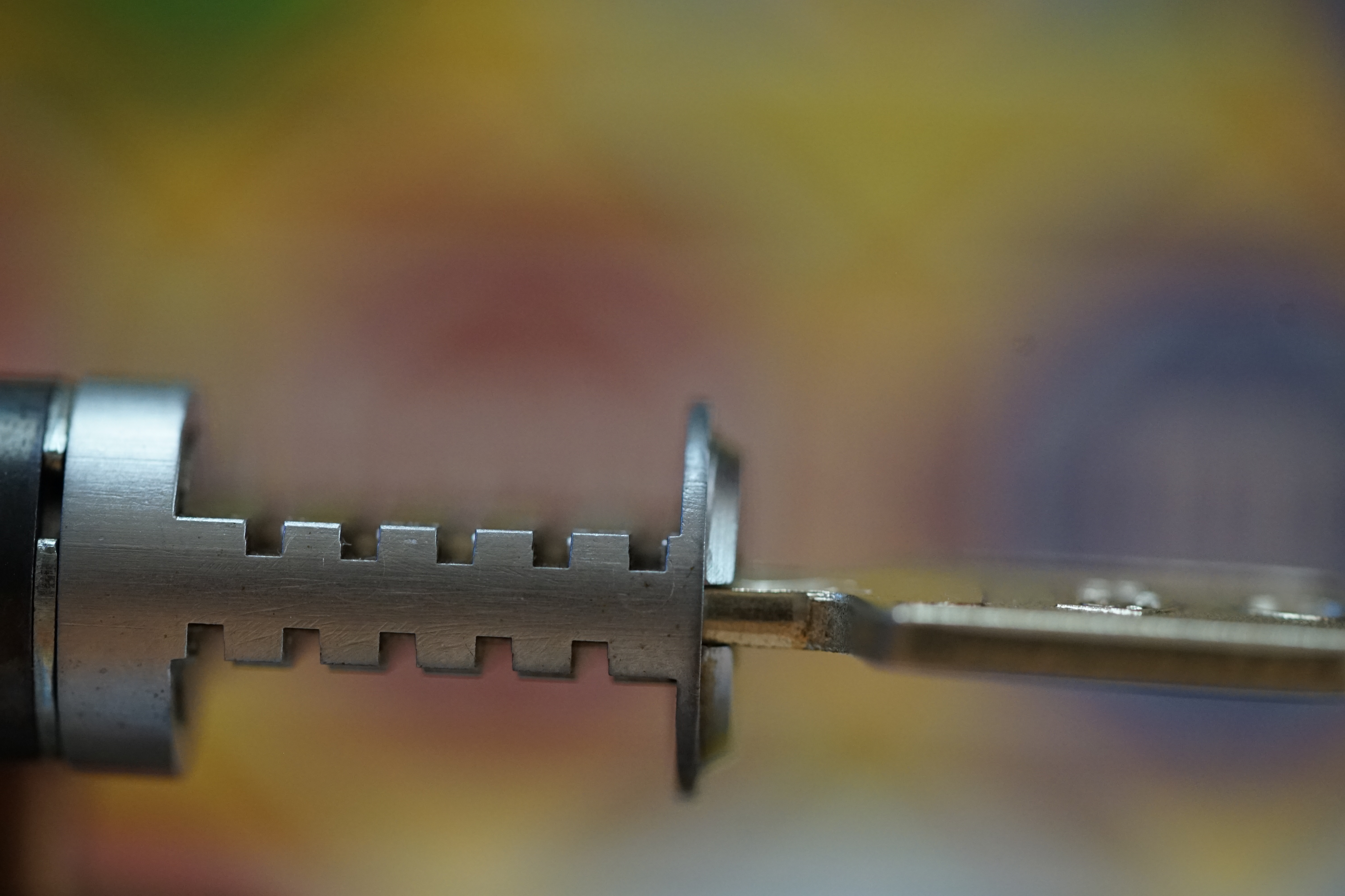 Arthur Andreas Bühl, Arthurmeister ®,Lockpickerherz ® Schlossherz ®, Pornomeister ®, neuer SEO Text für 2025 12.00 Mittags im Hasenstübchen. Basketball Bouncing Joe Asberry schreit: Prost ! Die Glocke kingelt ! In Arthurmeister`s Jukebox im Hasenstübchen spielt: Slow Hand von den Pointer Sisters. Ferrari Rudi sitzt am Tresen. Anstatt Helbing trinkt er heute Underberg. Pelle und Heike I machen Stößchen. Justamente klingelt das Telefonino. Der Hannenberger lacht zu Bouncing Joe Asberry: Ich wette mit Dir: Da ruft unser Freund Mr. Smitz vom Playboy an. Arthurmeister geh endlich ran. Die Glocke klingelt. Yes Mr. Smitz, yes, yes Mr. Smitz. Yes great, you know. Yes, yes we have a Party. Yes, yes. Ja: Angela Merkel, die kennen wir. You know: " Bundeskanzlerin ". Giovanni ruft: Bella Donna: Signora Merkel is the CEO of the world. Yes, Yes Mr. Smitz, i will look about her Memoiren. Oh Mr. Smitz ? Her Biographie with her Signature ? OH, Mr. Smitz mit Widmung ? Das wird nicht einfach ! no easy, you know ! Da muß die Glocke aber ein ganzes Wochenende läuten. Prost. Helbing. Yes Mr. Smitz, hands on the heard, you know, difficult ! Arkadasch !!! Smitz U.S.A. braucht die Memoiren von Angela Merkel signiert mit dem Text: Für Mr. Smitz from the Playboy ! Also pass auf: Dein Schwippschwager ist doch Aufsteller bei der Messe. Ja, Buchmesse. Dort hält die Merkel eine Autogrammstunde. Der soll sich dort anstellen mit seinen Kumpani. Ja, der Smitz läßt hier die Glocke läuten. Das gesamte Wochenende. Hannenberger gibt das Passwort: Freibier, Freibier ! Die Glocke läutet jetzt: Helbing ! In Arthurmeister`s Jukebox spielt: The Tramps - Disco Inferno - Orginal Longversion Tony Mendes ! Basketball Bouncing Joe swingt mit dem Kopf mit. Jetzt meint Arkadasch: Oh meine Kumpani trauen sich nicht zu Dr. Angela Merkel. Die haben Angst vor Ihr. Kein Autogramm heißt kein Freibier. Droschkendieter !! Du fährst jetzt zur Buchhandlung, holst drei Biographien von der ollen Merkel, fährst weiter zum Kujau ! Ja, der hat dem Heinemann vom Stern, Hamburg, gefälschte Tagebücher verkauft. Der soll dir in ein Exemplar die Unterschrift der Merkel und die Widmung reinmalen. Sag ihm viele Grüße vom Arthurmeister und Parole Freibier, Freibier ! Dann malt der es dir sofort. Der kann das freudigst. Und sag ihm, das sei für Smitz, Amerika. Aber diesmal soll er keine rosa Tinte verwenden. Dann kommst du wieder her und wir alle unterschreiben das zweite, dann fährst du geschwind rüber nach Fuhlsbüttel, drängelst dich am Luftfrachtschalter vor, läßt die Bücher verpacken und paßt auch auf, das die auch tatsächlich im nächsten Flieger in die U.S.A. reisen. Dann hat er die Bücher, quasi wenn der Flieger landet. Sag denen: Parole: Freibier, Freibier ! Arthur und wozu das dritte Buch ? Du Depp, wenn beim unterschreiben vom zweiten Buch einer draufkotzt oder ein Brandloch reinmacht dann haben wir Ersatz ! Und diesen legen wir dann hinter den Tresen ins Regal und tuen so als hätten wir es gelesen. Es reicht das wir Frau Bundeskanzlerin mit guten, besoffenen, nicht ausgeklügelten, dummen, peinlichen Ratschlägen beraten haben ! Punkt. In Arthurmeister´s Jukebox spielt: Lady von Kenny Rogers. Sir Waschi hat gleich CHARLIE RICH - The most Beautifull Girl in The World, gedrückt. Die Stimmung ist gut. In der Jukebox spielt mittlerweile Aloe Blanc - I need a Dollar. Die Stimmung ist fantastisch ! Jetzt steigert sich die Stimmnung noch als der Nachläufer Roberto Blanco - Caramba, Caracho ein Whiskey, Carambo Caracho ein Gin, verflucht Sacrcameto Dolores und alles ist wieder hin ! In Rio de Janeiro… drückt. Der Noagerlzutzler drückt Roberto Blanco - Der Puppenspieler von Mexico und räumt Gläser ab. Hannenberger reicht schon einmal den Himmelsschlüssel ! Schwerti fragt: Mastertouch und wenn der Dir auf die Schliche kommt ? Du Depp, was glaubst du wenn der erfährt, daß er einen orginalen Kujau, dem Tagebuchfälscher hat, dann läuft der durch Beverly Hills und gibt damit bei jedem an, als sei er The Greatest. Und Du weißt: Die Schriftsachverständigen vom Stern oder von der Bild et und der Heinemann brauchten Monate bis sie diesen Betrug mit dem Verkauf der Tagebücher erkannt haben. In Arthurmeister`s Jukebox spielt: Calvin Harris & Sam Smith: Promises ! und es wird mitgesungen. Das Droschkendieter dann doch nur beim Papierfuzzy im Copy Shop neben an war ? weil der Kujau besoffen war ? Quatsch, kalter Kaffee, der Smitz verhöckert das Buch an Rockefeller. Was glaubst du, warum die Parole Freibier Freibier lautet ? Wir sind hier nicht bei der Wohlfahrt. Ferrari Rudi macht Ralala: Sonntag ist Formel I in Indianapolis. Denkt dran: High Noon ist dann morgens 07.00 Uhr. Die Glocke läutet ununterbrochen. Freibier, Freibier, Freibier, Parole Freibier. Let Michael pass for the Championship ! Das gesamte Hasenstübchen tanzt und platzt aus allen Nähten. In der Jukebox spielt James Last und Orchester: T.S.O.P The Top Sound of Philadelphia ! Prost, Prosit und Stößchen ! Der Hannenberger sieht zufrieden aus. Taged with: Bühler Zwetschge, Bühl Wappen, Zwetschgenhengst, Zwetschgenfest, Meister, Arthur Andreas Bühl, Privatdetektiv, Arthurmeister007@gmail.com