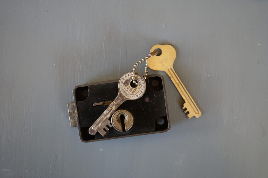 Lockpicker im Einsatz, ASSA ABLOY, Lockpicker Herz, patented by Arthur Bühl. Bühl, Detektiv aus Hamburg öffnet zerstörungsfrei Assa Abloy. Knacken, sägen, Love picking, Künstlerin knackt Liebesschlösser. Lockpicking. Arthur Andreas Bühl, Wiki, Fandom, Arthurmeister ®,Lockpickerherz ® Schlossherz ®, Pornomeister ®, Tagged with: Bühl, Stadt Bühl, Bühler Zwetschge, Bühl Wappen, Bühl Fahne, Bühl Design, Bühl Sign, Bühl Arthur, Zwetschgenhengst, Bühl Zwetschgenfest, Meister Arthur, Meister Porno, Porno Master, Arthur Andreas Bühl, Privatdetektiv, HAM. Bühl. Arthur Andreas Bühl. Hier ist die rasende Uschi von der Bild et und schreibt mit der neuen KI Arthurmeister den neuen SEO Text für 2025. Der Sympathieträger ist in Stuttgart, Baden - Württemberg geboren. Der Detektiv lebt in HAM, ist im Dienste der Wahrheitsfindung unterwegs, BUDEG. H1 Text der SEO schreibt: Hamburger knackte 1000 ( tausend ) Schlösser, Bild Zeitung, Performancekünstler, Xing, Arthurmeister `s Jukebox im Hasenstuebchen, Slow Hand - Pointer Sisters, Joy Flemming. 𝔄𝔯𝔱𝔥𝔲𝔯 𝔅ü𝔥𝔩, 𝔄𝔯𝔱𝔥𝔲𝔯𝔪𝔢𝔦𝔰𝔱𝔢𝔯® VereinsWiki / Fandom, Arthur Bühl. Bühl, Arthur, Jahrgang 1961, Made in Germany, Detektiv or Private Investigator, Performancekünstler und Lockpicker aus Hamburg erzählt in seinem Leporello wahre Geschichten aus dem Hasenstuebchen, Bunny Hall, Stammtisch, Fuhlsbüttel. Kaba Days Im Europapark Rust: Unternehmensschutz im Fokus, dorma kaba, Deutschland, praktische Vorführung von Arthur Buehl, Sportsfreunde. Koksa Vereinsauflösung taz Ein bisschen Ruhe bitte ! Arthur Bühl, der Weltbeste aus Stuttgart mit Wohnsitz im Lockpickermekka Hamburg ist auch Deutscher Meister. slideplayer: but Jesus is the only Masterwho can unlock the human soul. But there is another obvious difference between Arthurmeister and the " Jesusmeister " that connects today´s story to our lives. The tools that Arthur Bühl collected are mostly from the Stasi. Schlossherz, Lockpickerherz, Pornomeister, Bühl Fahne, Bühl Wappen, Bühl Stadt Wappen, UHU Linkedin Arthur Bühl, Arthurmeister, Präsident, Performance, Bundesverband für Detektive und Ermittler, Budeg. Arthur Andreas Bühl, EverybodyWiki Bios&Wiki, 27.03.61,Stuttgart, auch unter dem Pseudonym Arthurmeister bekannt, ist mehrfacher Deutscher Meister im Lockpicking. Koksa.Org Vereinsauflösung, Arthur Bühl, Arthurmeister, Tagesordnung, Mitgliederversammlung Arthurmeister`s Jukebox im Hasenstübchen by You Tube arthurmeister007, Schloßöffnung. Arthurbuehl@Arthurbuehl, X, Erfreulich ! Schlossindustrie und Elite rücken zusammen ! Verein, Sportsfreunde, Arthur Bühl, Erfahrung. FAZ.net Freizeit: Lockpickern bleibt nichts verschlossen - Doch der Beste der Besten hat alle schon besiegt: Der 42 jährige Kaufmann sitzt in Trachtenkleidung vor einer verrosteten alten Kiste. Preview Jesusmeister Homeleticsonline, At the Dutsch open Lock Picking Championship, Arthur Bühl emerged as the champion. No one picks locks as well as he does. Arthurmeister Phila-Locksmith Arthur Bühl Lock Picking Legend, Mr. Bühl, tool, nl, Sneek. Unter Knackern, jungle.world. Welt.de Die Kunst Sclösser ohne Schlüssel zu öffnen, Vereins-Mitbegründer und Vize Präsident trägt seine Leidenschaft schon auf der Krawatte: Sie ist blau mit gelben Schlüsseln drauf. The Master Touch: Lockpicker in the world Arthur Bühl. He`s this six-seven German private Investigator. He has this. The international Competition Whre Master Lock-Pickers… Arthur Bühl, the Dutsch Open Lock-picking champion. Charles Graeber … Arthurmeister standing above them all, with a beer stein in one hand and a cigarette in …. Wired.com Securitylaboratories.org, Arthur Bühl. Phila-locksmith.com - Arthur Bühl Lock Picking Legend, can see intimidating man. Toool, LockCon. Arthurmeister. Hailing from Hamburg, he is among a legion of German lock picker who have estabished their country as one of the top producers of master lock pickers. Slate.com Lock Picking: a arte de arrombar cadeados - Nascido em Hamburgo, o alemao Arthur Bühl é provavelmente um dos nomes mais conhecidos do submundo do lock picking. Conhecido nesse Círculo… Sportsfreunde Slik hacka vi i Norge pa 90-tallet Arthur Bühl PlusPedia, Arthur Andreas Bühl, Legend taz.de Ein bisschen Ruhe bitte Arthur Bühl, der Weltbeste aus Stuttgart mit Wohnsitz im Lockpickermekka Hamburg .. Telefonbuch, Meisterschaften. Jungle.World - Da hat auch Arthur Bühl, genannt " Arthurmeister ", durchaus Chancen auf weitere Titel für seine große Sammlung. " Scheiße ", brüllt der aus … The Lock Busters, Charles Graeber, Schließzylinder, Lock Picking, metallpinnen. Spiegel, Lockpicker: Die schnellsten Schlossknacker Deutschlands. Arthur Meister Bühl, Arthurmeister, ist amtierender Deutscher Meister der Lockpicker. Sein Hobby: Schlösser öffnen - ohne Schlüssel natürlich. media.ccc.de Schlossöffnung bei der Staatssicherheit der DDR ArthurMeister erläutert das operative Vorgehen und die speziellen Werkzeuge zur Schlossöffnung, die von der Staatssicherheit der DDR ……. Flickr Meister Arthur, Arthurmeister / Oberalster VfW Meisterschaft, Picktools.de FoeBud.org Schloß-Öffnen ArthurMeister aus Hamburg, erläutert, wie die Staatssicherheit…. Vortrag Bielefeld. Schlösser knacken: So einfach geht es!!! Gemäß ArthurMeister legt der Verein großen Wert auf den selbstauferlegten Kodex, der sich so… ZDF Lockpicking Reportage Boston Magazine.com The joy Lock Club The Arthurmeister was one of the top lock pickers in the world, and Towne was just a kid,but to everyone`s surprise - most especially to… Lock Picking 101 toool.us live I did vote arthurmeister when i first saw the site bevor the discussion on it startet but only……. Public Domain 147 Schloß-Öffnen ArthurMeister Bühl aus Hamburg, Gründungsmitglied…. Impressioning games Jos and Arthurmeister Aufsperrstunde ArthurMeister, ein Riesenkerl mit süddeutschem Akzent…. blogs.com Jesus, the Lock-Picker! - HOMELETICS - That might be a bit much, but nonetheless they call him the Arthurmeister! and then ther`s the JesusMaster, or Meister, if you will. if you….. Citywide RFID Master Arthurmeister Dezember / 2012 / SSDev Arthurmeister, Workshop, Barry Wels Herr Bühl sagt Danke ! xn-Arthur-bhl-heb.de Arthur Bühl, Detektiv aus Hamburg, Buehl, Siegel. Lockpickerherz.de Pornomeister.de Schlossherz.de Arthurmeister.de Linkedin Arthur Bühl ( Arthurmeister ) - Präsident - Von rechts nach links, Glück bringt`s. X. Linkedin, Detektiv aus Hamburg Acclaimed Lock Picker Explain the Art of Competive Locksport, Schyler Towne, Youtube, Arthurmeister, Gadget Hack. Key Cutting. Master Lock. Datenschleuder. Boston. Jägermeister. Demonstration not for Sale, Muster ohne Wert. Joe Asberry, Bouncing Joe. Angezettelt vom Fanclub. Radio-Eriwan.de Bildbeschreibung, Modula, SEO. Sympathietraeger. Im Prinzip ja, aber…. der Detektiv sei der Gärtner. Bunny Hall, B - Seite Jukebox. Schwarz, rot, gold. Bild Zeitung: Herr der tausend Schlösser. Zeiträuber. Streng vertraulich ! Fandom ! Boston. ABUS, Lock, security. Schlösser und Tresore von Ed Willis, The National Locksmith® - Guide to Modern Safe Locks by Mark Bates Tobias Locks, Safes and Security Markenanmeldung-Pornomeister-®-Praesident-Arthur-Buehl.jpeg Arthur-Buehl-Germany-Wappen-Arthurmeister007@gmail.com-Detektiv-Babyboomer-Sympathietraeger.png 𝔄𝔯𝔱𝔥𝔲𝔯-𝔅ue𝔥𝔩-Wappen-𝔄𝔯𝔱𝔥𝔲𝔯𝔪𝔢𝔦𝔰𝔱𝔢𝔯-®-Von-rechts-nach-links-Glueck-bringts-♥.gif 𝔄𝔯𝔱𝔥𝔲𝔯-𝔅ue𝔥𝔩-𝔄𝔯𝔱𝔥𝔲𝔯𝔪𝔢𝔦𝔰𝔱𝔢𝔯®-Arthur-Buehl-WebTuev®-ges.-gesch.-Die-E-Mail-lautet-Webtuev@WebTuev.de.png Arthur-A.-Buehl-Detektiv-aus-Hamburg-Arthurmeister®-Vitrine-Cut-Lock-veroeffentlicht-Xing-Linkedin-Facebook-Twitter-X.jpg Kaba, Schließzylinder, Zutrittskontrolle, Schlüssel, The Joy Lock Club, Houdini, Keyhole, Schyler, Toool, Lockpicker, Locksport, hulking, Arthurmeister, Linus Yale jr., Convention, Devitent Ollam, Barry Wels, Eddie the wire, Guide to Lockpicking, tools, TSA, approved baggage lock, Pin Tumbler, Medeco, Practical Lockpicking, Jakko Fagerlund, Javadi, open in Thirty Seconds, Sport, Schließkanal, Zylinder läßt sich drehen, Zeitvertreib, Lockcon, Locks, Security, Locksmith, Tool, bump key, Crypto Phone, Arthur Bühl, Charles Graeber, Arthurmeister ! booms Arthurmeister, Champ Julian, Kryptonite, ready to Rock, Lips, Oh, Arthur he sighs, Beer, Rotation, Vereins - Mitbergründer und Vizepräsident Arthur Bühl trägt seine Leidenschaft schon auf der Krawatte, Spardosenschloss, Understatement, Alles eine Frage der Übung, Geselligkeit, Ausdauer, Disziplin, Vertrauen, Ehrgeiz, Entspannung, Sportler, Hacker CCC, Profipickset, knacken, Zigarettenrauch, Unternehmensschutz im Focus, Zutrittskontrolle, Hahn & Kolb, Werkzeuge, Manipulation, Lösungen, Zylinder, Zeitwirtschaft, Presse BOX, Europa - Park, Kaba, Rust, The Joy Lock Club, Schyler Towne, Boston, Magazin, SSD, Arthur Bühl, a private Detektive from Germany, defeatet an all - Star field of Lockpicker´s to capture the aptey, Marc Weber Tobias ! Jesusmeister, Jesusmaster, Performancekünstler Xing, Hamburger Detektiv Arthur Bühl knackte 1000 Schlösser, Bild Zeitung, Steckbrief, wanted, Siegelring, Wappen Stadt Bühl, Bildbezeichnung, Arthurmeister007@gmail.com, Lockpickerherz, Schlossherz, Arthurmeister, Pornomeister, Arthur Bühl sagt: Junge Besen kehren besser, aber wir alten Bürsten kennen jede Ecke - Merzer. Deshalb habe ich keinen Grund ihnen zu glauben = aber sie möchten es so gern ! Bühl Wappen ges.gesch. für Inhaber Arthur A. Bühl: Im Dienste der Wahrheitsfindung. Im Falle eines Falles, klebt UHU aus Bühl wirklich alles und kurze Zeit drauf, ist alles wieder auf ! Arthur Bühl, Detektiv aus Hamburg und Präsident Pornomeister S.A.R.L Stammtisch Parole. Fandom und vendors. Unverkäufliches Musterexemplar. Demonstration and Example not for sale. Tilt 404. Mr. Smitz spricht: Der Weihnachtsmann, der Weihnachtsmann, hat keine Hosen an. Meisterkatze, BUEHL.-Wappen-ges-gesch-Arthur-Andreas-Buehl-DETEKTIV-Germany-HAM-1961-2061-BUEHL.png, Schlossherz-Arthur-Buehl.png, Arthur-Buehl-Detektiv-und-Sympathietraeger-Arthurmeister-®-Von-rechts-nach-links-Glueck-bringts-♥.png, Arthur-Buehl-Ina-Mueller.png, Arthur-Buehl-Detektiv-Hamburg-von-rechts-nach-links-Glueck-bringts-♥.png, Arthur-Buehl-Siegel-Ring-♥-𝔄𝔯𝔱𝔥𝔲𝔯-𝔅ue𝔥𝔩-𝔄𝔯𝔱𝔥𝔲𝔯𝔪𝔢𝔦𝔰𝔱𝔢𝔯®.jpg, LEGO-Billund-𝔄𝔯𝔱𝔥𝔲𝔯-𝔅ue𝔥𝔩-♥-PADLOCK-WIRED-LEGO-Schloss.jpg, Arthur-Buehl-Arthurmeister®-Europa-Open-Kaba-Days-Europapark-Rust.png, Arthurmeister007@gmail.com Arthurmeister-Mastertouch@Arthurmeister-Mastertouch.de Arthurmeister-Slowhand@Arthurmeister-Slowhand.de ArthurBuehl@ArthurBuehl.de Arthurmeister@Arthurmeister.de Pornomeister@Pornomeister.de Schlossherz@Schlossherz.de Lockpickerherz@Lockpickerherz.de Mr.Smitz@Mr.Smitz.us Sympathietraeger@Sympathietraeger.com Arthur-Buehl@Arthur-Buehl.de Unzenziert@Unzenziert.de Hasenstuebchen@Hasenstuebchen.de Cartomanze@Cartomanze.de Martinameisterin@Martinameisterin.de Seogeister@Seogeister.de Seo-Geister@Seo-Geister.de Scholischek@Scholischek.de Web-Tuev@Web-Tuev.de Webseitentuev@Webseitentuev.de Zwetschgenhengst@Zwetschgenhengst.de Tresorherz@Tresorherz.de Legal1001@Legal1001.de Meisterkatze@Meisterkatze.de ArthurAndreasBuehl@ArthurAndreasBuehl.de Arthur-Andreas-Buehl@Arthur-Andreas-Buehl.de Katzenveit@Katzenveit.de Schlosstaster@Schlosstaster.de Schnellauf@Schnellauf.de Securator@Securator.org Raucherherz@Raucherherz.de Leporello@Leporello.us Frauenwirt@Frauenwirt.de Endlich-Raucher@Endlich-Raucher.de EndlichRaucher@EndlichRaucher.de DoubleBrain@DoubleBrain.de Rappermeister@Rappermeister.de meisterArte@meisterArte.de Der-Aufmacher@Der-Aufmacher.de The-Opener@The-Opener.de Geiler-Schwanz@Geiler-Schwanz.de GeileVotze@GeileVotze.de
