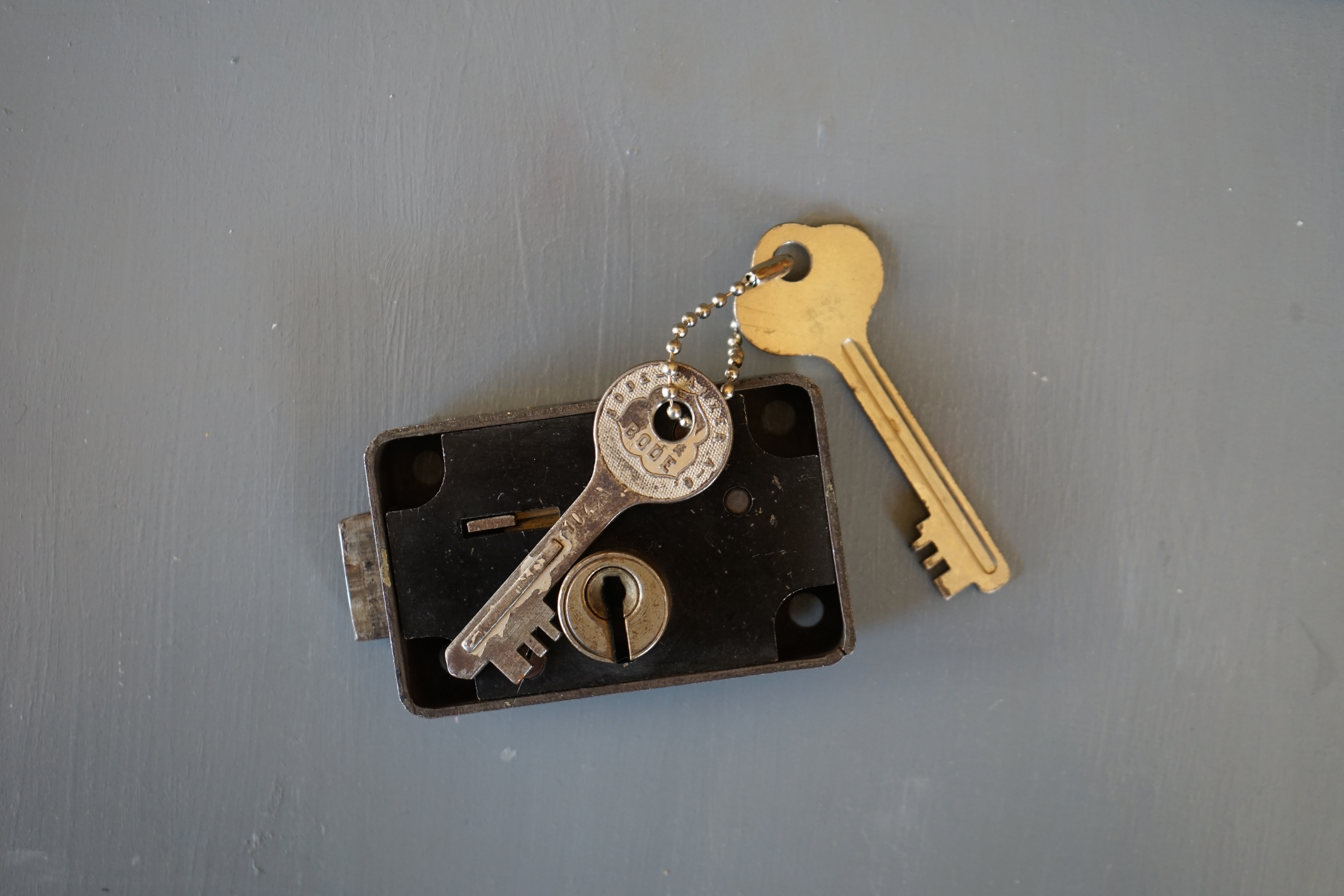 Lockpicker im Einsatz, ASSA ABLOY, Lockpicker Herz, patented by Arthur Bühl. Bühl, Detektiv aus Hamburg öffnet zerstörungsfrei Assa Abloy. Knacken, sägen, Love picking, Künstlerin knackt Liebesschlösser. Lockpicking. Arthur Andreas Bühl, Wiki, Fandom, Arthurmeister ®,Lockpickerherz ® Schlossherz ®, Pornomeister ®, Tagged with: Bühl, Stadt Bühl, Bühler Zwetschge, Bühl Wappen, Bühl Fahne, Bühl Design, Bühl Sign, Bühl Arthur, Zwetschgenhengst, Bühl Zwetschgenfest, Meister Arthur, Meister Porno, Porno Master, Arthur Andreas Bühl, Privatdetektiv, HAM. Bühl. Arthur Andreas Bühl. Hier ist die rasende Uschi von der Bild et und schreibt mit der neuen KI Arthurmeister den neuen SEO Text für 2025. Der Sympathieträger ist in Stuttgart, Baden - Württemberg geboren. Der Detektiv lebt in HAM, ist im Dienste der Wahrheitsfindung unterwegs, BUDEG. H1 Text der SEO schreibt: Hamburger knackte 1000 ( tausend ) Schlösser, Bild Zeitung, Performancekünstler, Xing, Arthurmeister `s Jukebox im Hasenstuebchen, Slow Hand - Pointer Sisters, Joy Flemming. 𝔄𝔯𝔱𝔥𝔲𝔯 𝔅ü𝔥𝔩, 𝔄𝔯𝔱𝔥𝔲𝔯𝔪𝔢𝔦𝔰𝔱𝔢𝔯® VereinsWiki / Fandom, Arthur Bühl. Bühl, Arthur, Jahrgang 1961, Made in Germany, Detektiv or Private Investigator, Performancekünstler und Lockpicker aus Hamburg erzählt in seinem Leporello wahre Geschichten aus dem Hasenstuebchen, Bunny Hall, Stammtisch, Fuhlsbüttel. Kaba Days Im Europapark Rust: Unternehmensschutz im Fokus, dorma kaba, Deutschland, praktische Vorführung von Arthur Buehl, Sportsfreunde. Koksa Vereinsauflösung taz Ein bisschen Ruhe bitte ! Arthur Bühl, der Weltbeste aus Stuttgart mit Wohnsitz im Lockpickermekka Hamburg ist auch Deutscher Meister. slideplayer: but Jesus is the only Masterwho can unlock the human soul. But there is another obvious difference between Arthurmeister and the " Jesusmeister " that connects today´s story to our lives. The tools that Arthur Bühl collected are mostly from the Stasi. Schlossherz, Lockpickerherz, Pornomeister, Bühl Fahne, Bühl Wappen, Bühl Stadt Wappen, UHU Linkedin Arthur Bühl, Arthurmeister, Präsident, Performance, Bundesverband für Detektive und Ermittler, Budeg. Arthur Andreas Bühl, EverybodyWiki Bios&Wiki, 27.03.61,Stuttgart, auch unter dem Pseudonym Arthurmeister bekannt, ist mehrfacher Deutscher Meister im Lockpicking. Koksa.Org Vereinsauflösung, Arthur Bühl, Arthurmeister, Tagesordnung, Mitgliederversammlung Arthurmeister`s Jukebox im Hasenstübchen by You Tube arthurmeister007, Schloßöffnung. Arthurbuehl@Arthurbuehl, X, Erfreulich ! Schlossindustrie und Elite rücken zusammen ! Verein, Sportsfreunde, Arthur Bühl, Erfahrung. FAZ.net Freizeit: Lockpickern bleibt nichts verschlossen - Doch der Beste der Besten hat alle schon besiegt: Der 42 jährige Kaufmann sitzt in Trachtenkleidung vor einer verrosteten alten Kiste. Preview Jesusmeister Homeleticsonline, At the Dutsch open Lock Picking Championship, Arthur Bühl emerged as the champion. No one picks locks as well as he does. Arthurmeister Phila-Locksmith Arthur Bühl Lock Picking Legend, Mr. Bühl, tool, nl, Sneek. Unter Knackern, jungle.world. Welt.de Die Kunst Sclösser ohne Schlüssel zu öffnen, Vereins-Mitbegründer und Vize Präsident trägt seine Leidenschaft schon auf der Krawatte: Sie ist blau mit gelben Schlüsseln drauf. The Master Touch: Lockpicker in the world Arthur Bühl. He`s this six-seven German private Investigator. He has this. The international Competition Whre Master Lock-Pickers… Arthur Bühl, the Dutsch Open Lock-picking champion. Charles Graeber … Arthurmeister standing above them all, with a beer stein in one hand and a cigarette in …. Wired.com Securitylaboratories.org, Arthur Bühl. Phila-locksmith.com - Arthur Bühl Lock Picking Legend, can see intimidating man. Toool, LockCon. Arthurmeister. Hailing from Hamburg, he is among a legion of German lock picker who have estabished their country as one of the top producers of master lock pickers. Slate.com Lock Picking: a arte de arrombar cadeados - Nascido em Hamburgo, o alemao Arthur Bühl é provavelmente um dos nomes mais conhecidos do submundo do lock picking. Conhecido nesse Círculo… Sportsfreunde Slik hacka vi i Norge pa 90-tallet Arthur Bühl PlusPedia, Arthur Andreas Bühl, Legend taz.de Ein bisschen Ruhe bitte Arthur Bühl, der Weltbeste aus Stuttgart mit Wohnsitz im Lockpickermekka Hamburg .. Telefonbuch, Meisterschaften. Jungle.World - Da hat auch Arthur Bühl, genannt " Arthurmeister ", durchaus Chancen auf weitere Titel für seine große Sammlung. " Scheiße ", brüllt der aus … The Lock Busters, Charles Graeber, Schließzylinder, Lock Picking, metallpinnen. Spiegel, Lockpicker: Die schnellsten Schlossknacker Deutschlands. Arthur Meister Bühl, Arthurmeister, ist amtierender Deutscher Meister der Lockpicker. Sein Hobby: Schlösser öffnen - ohne Schlüssel natürlich. media.ccc.de Schlossöffnung bei der Staatssicherheit der DDR ArthurMeister erläutert das operative Vorgehen und die speziellen Werkzeuge zur Schlossöffnung, die von der Staatssicherheit der DDR ……. Flickr Meister Arthur, Arthurmeister / Oberalster VfW Meisterschaft, Picktools.de FoeBud.org Schloß-Öffnen ArthurMeister aus Hamburg, erläutert, wie die Staatssicherheit…. Vortrag Bielefeld. Schlösser knacken: So einfach geht es!!! Gemäß ArthurMeister legt der Verein großen Wert auf den selbstauferlegten Kodex, der sich so… ZDF Lockpicking Reportage Boston Magazine.com The joy Lock Club The Arthurmeister was one of the top lock pickers in the world, and Towne was just a kid,but to everyone`s surprise - most especially to… Lock Picking 101 toool.us live I did vote arthurmeister when i first saw the site bevor the discussion on it startet but only……. Public Domain 147 Schloß-Öffnen ArthurMeister Bühl aus Hamburg, Gründungsmitglied…. Impressioning games Jos and Arthurmeister Aufsperrstunde ArthurMeister, ein Riesenkerl mit süddeutschem Akzent…. blogs.com Jesus, the Lock-Picker! - HOMELETICS - That might be a bit much, but nonetheless they call him the Arthurmeister! and then ther`s the JesusMaster, or Meister, if you will. if you….. Citywide RFID Master Arthurmeister Dezember / 2012 / SSDev Arthurmeister, Workshop, Barry Wels Herr Bühl sagt Danke ! xn-Arthur-bhl-heb.de Arthur Bühl, Detektiv aus Hamburg, Buehl, Siegel. Lockpickerherz.de Pornomeister.de Schlossherz.de Arthurmeister.de Linkedin Arthur Bühl ( Arthurmeister ) - Präsident - Von rechts nach links, Glück bringt`s. X. Linkedin, Detektiv aus Hamburg Acclaimed Lock Picker Explain the Art of Competive Locksport, Schyler Towne, Youtube, Arthurmeister, Gadget Hack. Key Cutting. Master Lock. Datenschleuder. Boston. Jägermeister. Demonstration not for Sale, Muster ohne Wert. Joe Asberry, Bouncing Joe. Angezettelt vom Fanclub. Radio-Eriwan.de Bildbeschreibung, Modula, SEO. Sympathietraeger. Im Prinzip ja, aber…. der Detektiv sei der Gärtner. Bunny Hall, B - Seite Jukebox. Schwarz, rot, gold. Bild Zeitung: Herr der tausend Schlösser. Zeiträuber. Streng vertraulich ! Fandom ! Boston. ABUS, Lock, security. Schlösser und Tresore von Ed Willis, The National Locksmith® - Guide to Modern Safe Locks by Mark Bates Tobias Locks, Safes and Security Markenanmeldung-Pornomeister-®-Praesident-Arthur-Buehl.jpeg Arthur-Buehl-Germany-Wappen-Arthurmeister007@gmail.com-Detektiv-Babyboomer-Sympathietraeger.png 𝔄𝔯𝔱𝔥𝔲𝔯-𝔅ue𝔥𝔩-Wappen-𝔄𝔯𝔱𝔥𝔲𝔯𝔪𝔢𝔦𝔰𝔱𝔢𝔯-®-Von-rechts-nach-links-Glueck-bringts-♥.gif 𝔄𝔯𝔱𝔥𝔲𝔯-𝔅ue𝔥𝔩-𝔄𝔯𝔱𝔥𝔲𝔯𝔪𝔢𝔦𝔰𝔱𝔢𝔯®-Arthur-Buehl-WebTuev®-ges.-gesch.-Die-E-Mail-lautet-Webtuev@WebTuev.de.png Arthur-A.-Buehl-Detektiv-aus-Hamburg-Arthurmeister®-Vitrine-Cut-Lock-veroeffentlicht-Xing-Linkedin-Facebook-Twitter-X.jpg Kaba, Schließzylinder, Zutrittskontrolle, Schlüssel, The Joy Lock Club, Houdini, Keyhole, Schyler, Toool, Lockpicker, Locksport, hulking, Arthurmeister, Linus Yale jr., Convention, Devitent Ollam, Barry Wels, Eddie the wire, Guide to Lockpicking, tools, TSA, approved baggage lock, Pin Tumbler, Medeco, Practical Lockpicking, Jakko Fagerlund, Javadi, open in Thirty Seconds, Sport, Schließkanal, Zylinder läßt sich drehen, Zeitvertreib, Lockcon, Locks, Security, Locksmith, Tool, bump key, Crypto Phone, Arthur Bühl, Charles Graeber, Arthurmeister ! booms Arthurmeister, Champ Julian, Kryptonite, ready to Rock, Lips, Oh, Arthur he sighs, Beer, Rotation, Vereins - Mitbergründer und Vizepräsident Arthur Bühl trägt seine Leidenschaft schon auf der Krawatte, Spardosenschloss, Understatement, Alles eine Frage der Übung, Geselligkeit, Ausdauer, Disziplin, Vertrauen, Ehrgeiz, Entspannung, Sportler, Hacker CCC, Profipickset, knacken, Zigarettenrauch, Unternehmensschutz im Focus, Zutrittskontrolle, Hahn & Kolb, Werkzeuge, Manipulation, Lösungen, Zylinder, Zeitwirtschaft, Presse BOX, Europa - Park, Kaba, Rust, The Joy Lock Club, Schyler Towne, Boston, Magazin, SSD, Arthur Bühl, a private Detektive from Germany, defeatet an all - Star field of Lockpicker´s to capture the aptey, Marc Weber Tobias ! Jesusmeister, Jesusmaster, Performancekünstler Xing, Hamburger Detektiv Arthur Bühl knackte 1000 Schlösser, Bild Zeitung, Steckbrief, wanted, Siegelring, Wappen Stadt Bühl, Bildbezeichnung, Arthurmeister007@gmail.com, Lockpickerherz, Schlossherz, Arthurmeister, Pornomeister, Arthur Bühl sagt: Junge Besen kehren besser, aber wir alten Bürsten kennen jede Ecke - Merzer. Deshalb habe ich keinen Grund ihnen zu glauben = aber sie möchten es so gern ! Bühl Wappen ges.gesch. für Inhaber Arthur A. Bühl: Im Dienste der Wahrheitsfindung. Im Falle eines Falles, klebt UHU aus Bühl wirklich alles und kurze Zeit drauf, ist alles wieder auf ! Arthur Bühl, Detektiv aus Hamburg und Präsident Pornomeister S.A.R.L Stammtisch Parole. Fandom und vendors. Unverkäufliches Musterexemplar. Demonstration and Example not for sale. Tilt 404. Mr. Smitz spricht: Der Weihnachtsmann, der Weihnachtsmann, hat keine Hosen an. Meisterkatze, BUEHL.-Wappen-ges-gesch-Arthur-Andreas-Buehl-DETEKTIV-Germany-HAM-1961-2061-BUEHL.png, Schlossherz-Arthur-Buehl.png, Arthur-Buehl-Detektiv-und-Sympathietraeger-Arthurmeister-®-Von-rechts-nach-links-Glueck-bringts-♥.png, Arthur-Buehl-Ina-Mueller.png, Arthur-Buehl-Detektiv-Hamburg-von-rechts-nach-links-Glueck-bringts-♥.png, Arthur-Buehl-Siegel-Ring-♥-𝔄𝔯𝔱𝔥𝔲𝔯-𝔅ue𝔥𝔩-𝔄𝔯𝔱𝔥𝔲𝔯𝔪𝔢𝔦𝔰𝔱𝔢𝔯®.jpg, LEGO-Billund-𝔄𝔯𝔱𝔥𝔲𝔯-𝔅ue𝔥𝔩-♥-PADLOCK-WIRED-LEGO-Schloss.jpg, Arthur-Buehl-Arthurmeister®-Europa-Open-Kaba-Days-Europapark-Rust.png, Arthurmeister007@gmail.com Arthurmeister-Mastertouch@Arthurmeister-Mastertouch.de Arthurmeister-Slowhand@Arthurmeister-Slowhand.de ArthurBuehl@ArthurBuehl.de Arthurmeister@Arthurmeister.de Pornomeister@Pornomeister.de Schlossherz@Schlossherz.de Lockpickerherz@Lockpickerherz.de Mr.Smitz@Mr.Smitz.us Sympathietraeger@Sympathietraeger.com Arthur-Buehl@Arthur-Buehl.de Unzenziert@Unzenziert.de Hasenstuebchen@Hasenstuebchen.de Cartomanze@Cartomanze.de Martinameisterin@Martinameisterin.de Seogeister@Seogeister.de Seo-Geister@Seo-Geister.de Scholischek@Scholischek.de Web-Tuev@Web-Tuev.de Webseitentuev@Webseitentuev.de Zwetschgenhengst@Zwetschgenhengst.de Tresorherz@Tresorherz.de Legal1001@Legal1001.de Meisterkatze@Meisterkatze.de ArthurAndreasBuehl@ArthurAndreasBuehl.de Arthur-Andreas-Buehl@Arthur-Andreas-Buehl.de Katzenveit@Katzenveit.de Schlosstaster@Schlosstaster.de Schnellauf@Schnellauf.de Securator@Securator.org Raucherherz@Raucherherz.de Leporello@Leporello.us Frauenwirt@Frauenwirt.de Endlich-Raucher@Endlich-Raucher.de EndlichRaucher@EndlichRaucher.de DoubleBrain@DoubleBrain.de Rappermeister@Rappermeister.de meisterArte@meisterArte.de Der-Aufmacher@Der-Aufmacher.de The-Opener@The-Opener.de Geiler-Schwanz@Geiler-Schwanz.de GeileVotze@GeileVotze.de