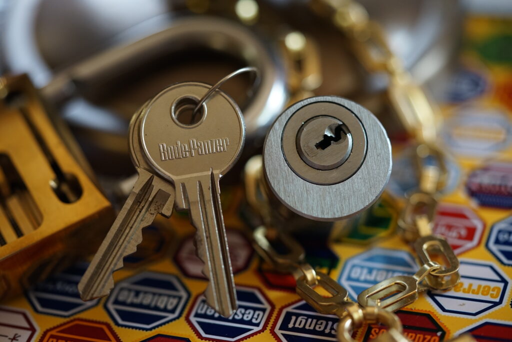 𝔄𝔯𝔱𝔥𝔲𝔯 𝔅ü𝔥𝔩, 𝔄𝔯𝔱𝔥𝔲𝔯𝔪𝔢𝔦𝔰𝔱𝔢𝔯® Herr Arthur Bühl, kritischer Detektiv aus der Hansestadt Hamburg, bereitet sich auf ein Interview mit der BILD et vor. Bei Babsi und Gina in Fuhlsbüttel wird ihm zuvor der Vokuhila geschnitten. Herr Arthur Bühl wurde schon in der BILD et als " Herr der Schlösser " beschrieben. " Ein bisschen Ruhe bitte " schreibt Jan Freitag von der TAZ. Er erwähnt auch eine Mustertür by Wendt. Es wird darin herumgeprökelt. Selbst Arthur Bühl, der weltbeste aus dem Lockpicker Mekka Hamburg, betreibt pures Understatement, weil er sein Schloss in nur 20 Sekunden " geknackt " hat. Charles Graeber von der Wired.com beschreibt in seinem Artikel Master Lock - Pickers do bottle Arthur Bühl " The Master of the Universe ", Arthur Bühl a private Detective of Germany open locks. Bühl`s Fabio - the - Barbarian Look stands out. He wins the Dutch Open and is now Master of the Universe. The people cry: " Arthurmeister ! booms Arthurmeister ". Mark Webber Tobias, the Author of Locks, Safes, and Security, a Police Reverence, say: Arthurmeister, that ist beautyful. " Open ! " sagt Arthurmeister ", offen ist gut, schneller offen ist besser ". " Beer !" Arthurmeister booms back and a new Champion is born. Die Welt berichtet: " Die Kunst, Schlösser ohne Schlüssel zu öffnen ". Vereinsmitbegründer und Vizepräsident Arthur Bühl trägt seine Leidenschaft schon auf der Krawatte. Sie ist rot mit gelben Schlüsseln drauf. Intern wird er ehrfürchtig " Meister Arthur " gerufen. Er hat es zum siebenfachen Deutschen Meister in verschiedenen Disziplinen geschafft. Er pickt seit der Kindheit. Sein erstes Trainingsobjekt war sein Spardosenschloss - Ein klassischer Einstieg… . Die Slate berichtet über Arthur Bühl als Lockpicking Legend. Es gibt einen Artikel Tool for Picking and Decoding by Stasi, CCC, Vortrag Berlin. Amateur Hour berichtet: Arthurmeister has " The Master Touch ". In der Vitrine von Arthur Andreas Bühl, Arthurmeister® sind Schlösser, Padlocks, von ABUS, BKS, Binoxx BUGA, CES, DOM, EVVA, Assa Abloy, Z Ikon, Kaba, Keso, ASSA, Winkhaus, Wilka, Trelock, Schmelting, Favour, Bode Panzer, Ancor Las, Drumm Geminy, Xylock, SEA, Medeco, Mul-T-Lock, Cut away, ABUS Granit, Pfaffenhain, E*S, ESS, Nemef, BAB, Babelsberg, Stasi, Diskus, WMF, Tesa, Noch, Vachette, Cisa, Wally, Rielda, Mottura, Viro, FAI, GeGe, Fichet, Bode Panzer, Tresor, Bramah, Protector, Braun`s Patent, Walomatus, Arolds, Combination Lock, Yale, Master, American Lock, Tubular, China, Indien, Aligarh, Nepal, Thailand, Zahlenschlösser, Himmelsschlüssel und noch vieles mehr, vorhanden. Alle Schliesszylinder sind Übungsmaterial für das Lockpicking. Schlagschlüssel und so vieles mehr, sind auch dabei. Auch der Sputnik. Verschlagwortet mit: ♥ Vokuhila, Friseur ♥ Schwäbischer Hengst, Zwetschgen Heini, Bühl er, Zwetschge, Google Earth, Mittelpunkt der Welt, Martinameisterin, Cartomanze, Scholischek, " HIGH NOON ! ". ♥ Parole Emil !