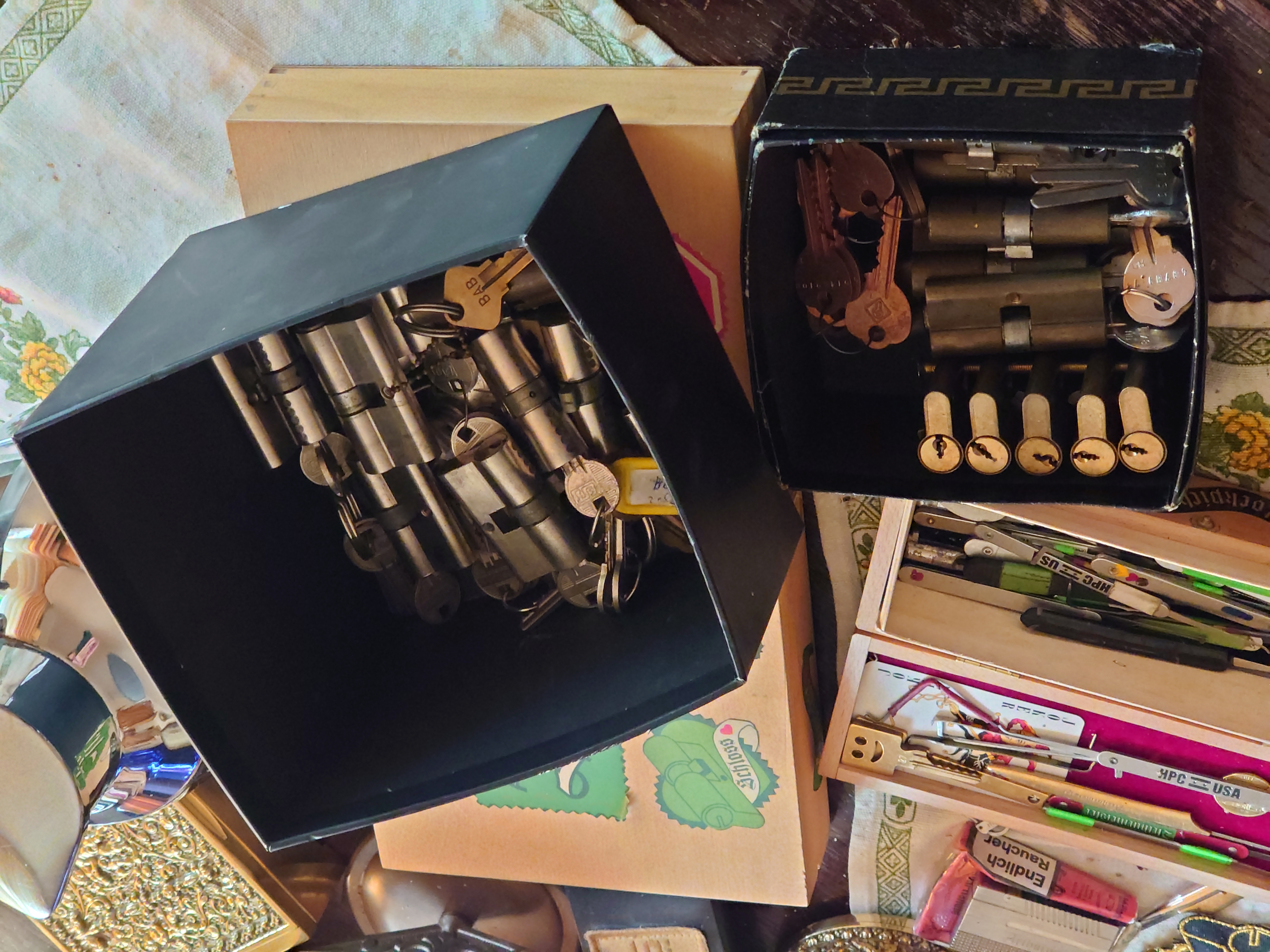 Karussel OFFEN und ZU: 𝔄𝔯𝔱𝔥𝔲𝔯 𝔅ü𝔥𝔩, 𝔄𝔯𝔱𝔥𝔲𝔯𝔪𝔢𝔦𝔰𝔱𝔢𝔯® Arthur Bühl, Jahrgang 1961, Detektiv aus Hamburg, Im Dienste der Wahrheitsfindung unterwegs, betreibt in seiner Freizeit Lockpicking aus Leidenschaft. Der mehrfache Deutsche Meister wird in der WIRED als " Master of Universe " betitelt. In der BILD et ist der Artikel " Herr der Schlösser " abgedruckt. Im Hasenstübchen - Fuhlsbüttel, am Hasenberge, Santa Fu, wird gefeiert. Arthurmeister® stellt seinen Leporello " Der Aufmacher " vor. Der Stammtisch grölt " OFFEN ". Scholischek, Rudi, Heike I, Noagerlzutzler und Arthur prosten sich zu. Die Jukebox auf YouTube spielt Slow Hand ! ♥ Beim Tanzen ruft die Cartomanze " Ey du Sympthieträger, komm mal her " ! Verschlagwortet mit: ♥ Vokuhila, Friseur ♥ Schwäbischer Hengst, Zwetschgen Heini, Bühl er, Zwetschge, Google Earth, Mittelpunkt der Welt, Martinameisterin, Cartomanze, Scholischek, " HIGH NOON ! ". ♥ Parole Emil !