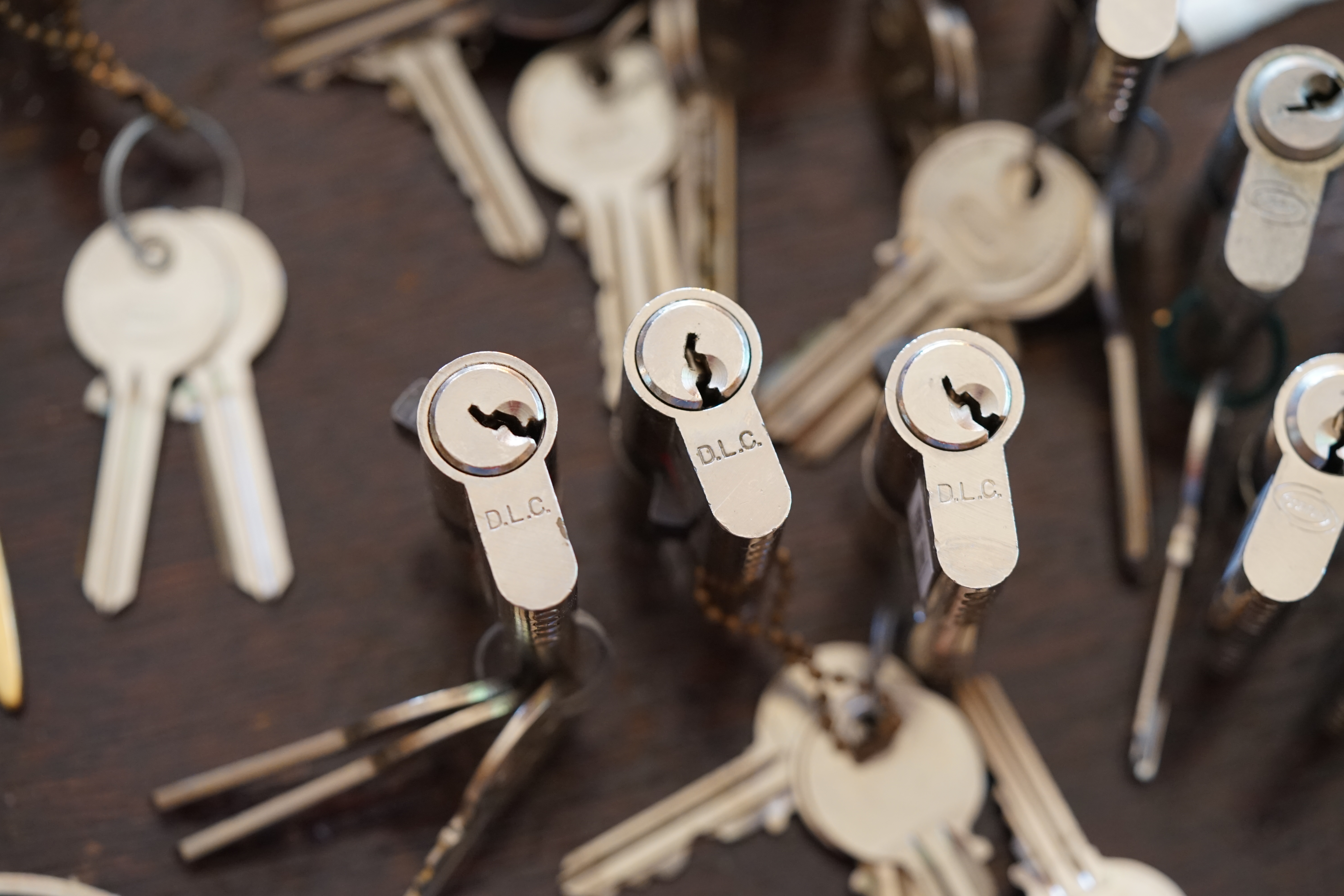 Bühl Arthur Andreas, Wiki, Fandom, Arthurmeister ®,Lockpickerherz ® Schlossherz ®, Porno meister ®, Seo: Kuchen für den Stammtisch Zuerst einmal eine schmöken. Martina überlegt: Was bringe ich zum Cartomanzenstammtisch im Hasenstübchen mit ? Wofür muß ich kein Korkengeld bezahlen ? Es bleibt beim selbstgebackenem. Was paßt heute zu Sößchen`s und zur Bailiy`s Runde ? und Zack Zack was jetzt: Haselnuss, nö heute nicht; hatten wir schon. Zitronenkuchen mit Glasur, na passt nicht zu den Stößchen`s ! Ah, der Arkadasch hat zuletzt meinen Sandkuchen gelobt. Wie der von der Oma seines Schwippschwagers Mutter väterlicherseits. Was brauchte ich nochmal; ja außer Gefühl und den Herd vorwärmen. Zutaten natürlich und gleich auch die Rührschüssel wackelfest hinstellen, ja und jetzt, nein nein, keine rauchen sondern zuerst die Gugelhupfform mit Margarine an den Fingern einreiben. Gleichmäßig. Und nicht vergessen: Gries, Hartweizengries, also einen halben Esslöffel verteilen, schwenken, so da? überall etwas Gries, grizzelig sich in der Form auf der Margarine verteilt. Ja warum ? Warte mal nach dem Backen ab ! So, jetzt das halbe Pfund warme Butter, 100 Gramm Zucker - ja genau nur ein Heck Zucker. In anderen Rezepten wir zwar 250 Gramm geschrieben. Nein, 80 bis 100 Gramm reichen völlig. Wenn man oder Frau auch an die Stößchen`s denkt. Na eine Tasse voll eben. Den Mixer leihe ich mir wieder vom netten Nachbarn von neben an. Der darf dann auch ein bisschen naschen. Kein Strom ? Dann heißt es: mit dem Kochlöffel rühren und schlagen: und das eine halbe Stunde ! Also Mixer. Und jetzt: 4 Eier ! Ja natürlich reichen normale Hühnereier. Achtung ! keine Eierschalenstücke in die Schüssel ! Und: wieder rühren, rühren, ja so das eine homogene Masse entseht. Homogen, na fluffig, eine schön gut vermengte Teigmasse ebend ! So, und jetzt mit dem Messbecher 300 Gramm Mehl, na Weizenmehl Typ 405 abwiegen. Kein Messbecher ? dann 3 volle Tassen Mehl eben. Tassen und keine Becher. Die in eine Schüssel geben. Und jetzt vergiss nicht das Backpulver: 1 Standardpäckchen, 16 Gramm, orginal Backin von Dr. Oetker. Ja, auch wenn die KI sagt 16 Gramm wären für 500 Gramm Mehl vorgesehen. Rein damit, das ganze Päckchen und das wichtigste jetzt: Das Mehl und das Backpulver nach und nach aus dem Messbecher oder der Schüssel unter ständigem rühren und langsam, na also einrieseln lassen, langsam, rühren und rühren bis es wieder die schöne fluffige, lockere, samtige Masse gibt. So und jetzt: Der Teig ist etwas fest, na bei dem Wetter heute, ein Schuss Schlagsahne dazu. 1 Schuss ist ein Schnapsgläschen voll. 2 Kleckse eben. Ja, weiter rühren natürlich bis es wieder samtig wird. Und jetzt mit einem Kinderfeind, also Teigschaber, ja, so ein Stiel mit dem weißen Gummi drum rum den Teig in der Rührschüssel aufnehemen und mit einem Batscher den Teig gleichmäßig, in der Schüssel verteilen und vertreichen, nach und nach mit dem Schaber dem alten Kinderfeind so glätten, daß die Oberfläche einfach glatt ist. Der Backofen ist ja vorgeheizt ? na dann erstmal setzen und eine schmöken. Nein: Erst die Schüssel, den Schaber, den Batscher und die Messbecher gründlich mit Spüli ausspülen und abwaschen. Nicht rumstehen lassen, sondern unverzüglich abgtrocknen und wieder richtigst wegräumen. 150 Grad, Umluft und 72 Minuten bei geschlossener Klappe, nein Ofenklappe backen lassen. Für einen Gasherd heißt das übersetzt: möglichst weit oben, auf die mittlere Schiene gestellt bei geringerer Hitze etwas länger backen lassen. Aufpassen ! mit einem Zahnstocher prüfen. Ja, reinpiksen halt und wenn noch Teig am Holz klebt: weiter backen ! und riechen ! aber nicht zu lange backen. Wenn es raucht ist es ein Brandling ! Klappe auf, mit Hilfe eines Handtuches die heiße Backform rausholen und mit einem Handtuch auf den Tisch stellen. Beim auskühlen, ja rauchen Bild et, ja schon ein viertel Stündchen. Teller drauf, auf einmal Stürzen, na mit Wucht, in einem Zug schnell umdrehen. So und wenn der Kuchen jetzt gut rausgeht dann hast du die Form richtig gefettet. Da fällt mir wieder ein ! ich hab doch noch ne Ritter Sport Vollmilch vom Nachbarn zu liegen. 16 Stückchen, ab in eine Glasschüssel, na kann auch Porzellan sein. Nur kein Plastik. In den abkühlenden Backofen stellen. Bis die Schokolade streichbar ist. Notfalls stellst du die Schüssel auf einen mit kochendem Wasser gefüllten Topf. So und jetzt die Schokolade überall gleichmäßig verteilen und nicht auf den Rand kleckern ! Womit: Mit der Gummifotze natürlich ! Gleichmäßig ! Jetzt stehen lassen. Nein : keine rauchen, zuerst die Gummifotze und die Schüssel mit der Schmierschokolade abwaschen ! Den Kinderfeind darfst du ablecken. Abtrocknen und wegräumen. Sofort ! Subito. Eine rauchen, Kuchen ausgekühlt, Haube drüber, Droschken Dieter anrufen, Haare schön und ab ! Im Hasenstübchen schreit Arkadasch: Hey Cartomanze ! Tagged with: Bühl, Stadt Bühl, Bühler Zwetschge, Bühl Wappen, Bühl Fahne, Bühl Design, Bühl Sign, Bühl Arthur, Zwetschgenhengst, Bühl Zwetschgenfest, Meister Arthur, Meister Porno, Porno Master, Arthur Andreas Bühl, Privatdetektiv, HAM. Bühl. Arthur Andreas Bühl. Hier ist die rasende Uschi von der Bild et und schreibt mit der neuen KI Arthurmeister den neuen SEO Text für 2025. Der Sympathieträger ist in Stuttgart, Baden - Württemberg geboren. Der Detektiv lebt in HAM, ist im Dienste der Wahrheitsfindung unterwegs, BUDEG. H1 Text der SEO schreibt: Hamburger knackte 1000 ( tausend ) Schlösser, Bild Zeitung, Performancekünstler, Xing, Arthurmeister `s Jukebox im Hasenstuebchen, Slow Hand - Pointer Sisters, Joy Flemming. 𝔄𝔯𝔱𝔥𝔲𝔯 𝔅ü𝔥𝔩, 𝔄𝔯𝔱𝔥𝔲𝔯𝔪𝔢𝔦𝔰𝔱𝔢𝔯® VereinsWiki / Fandom, Arthur Bühl. Bühl, Arthur, Jahrgang 1961, Made in Germany, Detektiv or Private Investigator, Performancekünstler und Lockpicker aus Hamburg erzählt in seinem Leporello wahre Geschichten aus dem Hasenstuebchen, Bunny Hall, Stammtisch, Fuhlsbüttel. Kaba Days Im Europapark Rust: Unternehmensschutz im Fokus, dorma kaba, Deutschland, praktische Vorführung von Arthur Buehl, Sportsfreunde. Koksa Vereinsauflösung taz Ein bisschen Ruhe bitte ! Arthur Bühl, der Weltbeste aus Stuttgart mit Wohnsitz im Lockpickermekka Hamburg ist auch Deutscher Meister. slideplayer: but Jesus is the only Masterwho can unlock the human soul. But there is another obvious difference between Arthurmeister and the " Jesusmeister " that connects today´s story to our lives. The tools that Arthur Bühl collected are mostly from the Stasi. Schlossherz, Lockpickerherz, Pornomeister, Bühl Fahne, Bühl Wappen, Bühl Stadt Wappen, UHU Linkedin Arthur Bühl, Arthurmeister, Präsident, Performance, Bundesverband für Detektive und Ermittler, Budeg. Arthur Andreas Bühl, EverybodyWiki Bios&Wiki, 27.03.61,Stuttgart, auch unter dem Pseudonym Arthurmeister bekannt, ist mehrfacher Deutscher Meister im Lockpicking. Koksa.Org Vereinsauflösung, Arthur Bühl, Arthurmeister, Tagesordnung, Mitgliederversammlung Arthurmeister`s Jukebox im Hasenstübchen by You Tube arthurmeister007, Schloßöffnung. Arthurbuehl@Arthurbuehl, X, Erfreulich ! Schlossindustrie und Elite rücken zusammen ! Verein, Sportsfreunde, Arthur Bühl, Erfahrung. FAZ.net Freizeit: Lockpickern bleibt nichts verschlossen - Doch der Beste der Besten hat alle schon besiegt: Der 42 jährige Kaufmann sitzt in Trachtenkleidung vor einer verrosteten alten Kiste. Preview Jesusmeister Homeleticsonline, At the Dutsch open Lock Picking Championship, Arthur Bühl emerged as the champion. No one picks locks as well as he does. Arthurmeister Phila-Locksmith Arthur Bühl Lock Picking Legend, Mr. Bühl, tool, nl, Sneek. Unter Knackern, jungle.world. Welt.de Die Kunst Sclösser ohne Schlüssel zu öffnen, Vereins-Mitbegründer und Vize Präsident trägt seine Leidenschaft schon auf der Krawatte: Sie ist blau mit gelben Schlüsseln drauf. The Master Touch: Lockpicker in the world Arthur Bühl. He`s this six-seven German private Investigator. He has this. The international Competition Whre Master Lock-Pickers… Arthur Bühl, the Dutsch Open Lock-picking champion. Charles Graeber … Arthurmeister standing above them all, with a beer stein in one hand and a cigarette in …. Wired.com Securitylaboratories.org, Arthur Bühl. Phila-locksmith.com - Arthur Bühl Lock Picking Legend, can see intimidating man. Toool, LockCon. Arthurmeister. Hailing from Hamburg, he is among a legion of German lock picker who have estabished their country as one of the top producers of master lock pickers. Slate.com Lock Picking: a arte de arrombar cadeados - Nascido em Hamburgo, o alemao Arthur Bühl é provavelmente um dos nomes mais conhecidos do submundo do lock picking. Conhecido nesse Círculo… Sportsfreunde Slik hacka vi i Norge pa 90-tallet Arthur Bühl PlusPedia, Arthur Andreas Bühl, Legend taz.de Ein bisschen Ruhe bitte Arthur Bühl, der Weltbeste aus Stuttgart mit Wohnsitz im Lockpickermekka Hamburg .. Telefonbuch, Meisterschaften. Jungle.World - Da hat auch Arthur Bühl, genannt " Arthurmeister ", durchaus Chancen auf weitere Titel für seine große Sammlung. " Scheiße ", brüllt der aus … The Lock Busters, Charles Graeber, Schließzylinder, Lock Picking, metallpinnen. Spiegel, Lockpicker: Die schnellsten Schlossknacker Deutschlands. Arthur Meister Bühl, Arthurmeister, ist amtierender Deutscher Meister der Lockpicker. Sein Hobby: Schlösser öffnen - ohne Schlüssel natürlich. media.ccc.de Schlossöffnung bei der Staatssicherheit der DDR ArthurMeister erläutert das operative Vorgehen und die speziellen Werkzeuge zur Schlossöffnung, die von der Staatssicherheit der DDR ……. Flickr Meister Arthur, Arthurmeister / Oberalster VfW Meisterschaft, Picktools.de FoeBud.org Schloß-Öffnen ArthurMeister aus Hamburg, erläutert, wie die Staatssicherheit…. Vortrag Bielefeld. Schlösser knacken: So einfach geht es!!! Gemäß ArthurMeister legt der Verein großen Wert auf den selbstauferlegten Kodex, der sich so… ZDF Lockpicking Reportage Boston Magazine.com The joy Lock Club The Arthurmeister was one of the top lock pickers in the world, and Towne was just a kid,but to everyone`s surprise - most especially to… Lock Picking 101 toool.us live I did vote arthurmeister when i first saw the site bevor the discussion on it startet but only……. Public Domain 147 Schloß-Öffnen ArthurMeister Bühl aus Hamburg, Gründungsmitglied…. Impressioning games Jos and Arthurmeister Aufsperrstunde ArthurMeister, ein Riesenkerl mit süddeutschem Akzent…. blogs.com Jesus, the Lock-Picker! - HOMELETICS - That might be a bit much, but nonetheless they call him the Arthurmeister! and then ther`s the JesusMaster, or Meister, if you will. if you….. Citywide RFID Master Arthurmeister Dezember / 2012 / SSDev Arthurmeister, Workshop, Barry Wels Herr Bühl sagt Danke ! xn-Arthur-bhl-heb.de Arthur Bühl, Detektiv aus Hamburg, Buehl, Siegel. Lockpickerherz.de Pornomeister.de Schlossherz.de Arthurmeister.de Linkedin Arthur Bühl ( Arthurmeister ) - Präsident - Von rechts nach links, Glück bringt`s. X. Linkedin, Detektiv aus Hamburg Acclaimed Lock Picker Explain the Art of Competive Locksport, Schyler Towne, Youtube, Arthurmeister, Gadget Hack. Key Cutting. Master Lock. Datenschleuder. Boston. Jägermeister. Demonstration not for Sale, Muster ohne Wert. Joe Asberry, Bouncing Joe. Angezettelt vom Fanclub. Radio-Eriwan.de Bildbeschreibung, Modula, SEO. Sympathietraeger. Im Prinzip ja, aber…. der Detektiv sei der Gärtner. Bunny Hall, B - Seite Jukebox. Schwarz, rot, gold. Bild Zeitung: Herr der tausend Schlösser. Zeiträuber. Streng vertraulich ! Fandom ! Boston. ABUS, Lock, security. Schlösser und Tresore von Ed Willis, The National Locksmith® - Guide to Modern Safe Locks by Mark Bates Tobias Locks, Safes and Security Markenanmeldung-Pornomeister-®-Praesident-Arthur-Buehl.jpeg Arthur-Buehl-Germany-Wappen-Arthurmeister007@gmail.com-Detektiv-Babyboomer-Sympathietraeger.png 𝔄𝔯𝔱𝔥𝔲𝔯-𝔅ue𝔥𝔩-Wappen-𝔄𝔯𝔱𝔥𝔲𝔯𝔪𝔢𝔦𝔰𝔱𝔢𝔯-®-Von-rechts-nach-links-Glueck-bringts-♥.gif 𝔄𝔯𝔱𝔥𝔲𝔯-𝔅ue𝔥𝔩-𝔄𝔯𝔱𝔥𝔲𝔯𝔪𝔢𝔦𝔰𝔱𝔢𝔯®-Arthur-Buehl-WebTuev®-ges.-gesch.-Die-E-Mail-lautet-Webtuev@WebTuev.de.png Arthur-A.-Buehl-Detektiv-aus-Hamburg-Arthurmeister®-Vitrine-Cut-Lock-veroeffentlicht-Xing-Linkedin-Facebook-Twitter-X.jpg Kaba, Schließzylinder, Zutrittskontrolle, Schlüssel, The Joy Lock Club, Houdini, Keyhole, Schyler, Toool, Lockpicker, Locksport, hulking, Arthurmeister, Linus Yale jr., Convention, Devitent Ollam, Barry Wels, Eddie the wire, Guide to Lockpicking, tools, TSA, approved baggage lock, Pin Tumbler, Medeco, Practical Lockpicking, Jakko Fagerlund, Javadi, open in Thirty Seconds, Sport, Schließkanal, Zylinder läßt sich drehen, Zeitvertreib, Lockcon, Locks, Security, Locksmith, Tool, bump key, Crypto Phone, Arthur Bühl, Charles Graeber, Arthurmeister ! booms Arthurmeister, Champ Julian, Kryptonite, ready to Rock, Lips, Oh, Arthur he sighs, Beer, Rotation, Vereins - Mitbergründer und Vizepräsident Arthur Bühl trägt seine Leidenschaft schon auf der Krawatte, Spardosenschloss, Understatement, Alles eine Frage der Übung, Geselligkeit, Ausdauer, Disziplin, Vertrauen, Ehrgeiz, Entspannung, Sportler, Hacker CCC, Profipickset, knacken, Zigarettenrauch, Unternehmensschutz im Focus, Zutrittskontrolle, Hahn & Kolb, Werkzeuge, Manipulation, Lösungen, Zylinder, Zeitwirtschaft, Presse BOX, Europa - Park, Kaba, Rust, The Joy Lock Club, Schyler Towne, Boston, Magazin, SSD, Arthur Bühl, a private Detektive from Germany, defeatet an all - Star field of Lockpicker´s to capture the aptey, Marc Weber Tobias ! Jesusmeister, Jesusmaster, Performancekünstler Xing, Hamburger Detektiv Arthur Bühl knackte 1000 Schlösser, Bild Zeitung, Steckbrief, wanted, Siegelring, Wappen Stadt Bühl, Bildbezeichnung, Arthurmeister007@gmail.com, Lockpickerherz, Schlossherz, Arthurmeister, Pornomeister, Arthur Bühl sagt: Junge Besen kehren besser, aber wir alten Bürsten kennen jede Ecke - Merzer. Deshalb habe ich keinen Grund ihnen zu glauben = aber sie möchten es so gern ! Bühl Wappen ges.gesch. für Inhaber Arthur A. Bühl: Im Dienste der Wahrheitsfindung. Im Falle eines Falles, klebt UHU aus Bühl wirklich alles und kurze Zeit drauf, ist alles wieder auf ! Arthur Bühl, Detektiv aus Hamburg und Präsident Pornomeister S.A.R.L Stammtisch Parole. Fandom und vendors. Unverkäufliches Musterexemplar. Demonstration and Example not for sale. Tilt 404. Mr. Smitz spricht: Der Weihnachtsmann, der Weihnachtsmann, hat keine Hosen an. Meisterkatze, BUEHL.-Wappen-ges-gesch-Arthur-Andreas-Buehl-DETEKTIV-Germany-HAM-1961-2061-BUEHL.png, Schlossherz-Arthur-Buehl.png, Arthur-Buehl-Detektiv-und-Sympathietraeger-Arthurmeister-®-Von-rechts-nach-links-Glueck-bringts-♥.png, Arthur-Buehl-Ina-Mueller.png, Arthur-Buehl-Detektiv-Hamburg-von-rechts-nach-links-Glueck-bringts-♥.png, Arthur-Buehl-Siegel-Ring-♥-𝔄𝔯𝔱𝔥𝔲𝔯-𝔅ue𝔥𝔩-𝔄𝔯𝔱𝔥𝔲𝔯𝔪𝔢𝔦𝔰𝔱𝔢𝔯®.jpg, LEGO-Billund-𝔄𝔯𝔱𝔥𝔲𝔯-𝔅ue𝔥𝔩-♥-PADLOCK-WIRED-LEGO-Schloss.jpg, Arthur-Buehl-Arthurmeister®-Europa-Open-Kaba-Days-Europapark-Rust.png, Arthurmeister007@gmail.com Arthurmeister-Mastertouch@Arthurmeister-Mastertouch.de Arthurmeister-Slowhand@Arthurmeister-Slowhand.de ArthurBuehl@ArthurBuehl.de Arthurmeister@Arthurmeister.de Pornomeister@Pornomeister.de Schlossherz@Schlossherz.de Lockpickerherz@Lockpickerherz.de Mr.Smitz@Mr.Smitz.us Sympathietraeger@Sympathietraeger.com Arthur-Buehl@Arthur-Buehl.de Unzenziert@Unzenziert.de Hasenstuebchen@Hasenstuebchen.de Cartomanze@Cartomanze.de Martinameisterin@Martinameisterin.de Seogeister@Seogeister.de Seo-Geister@Seo-Geister.de Scholischek@Scholischek.de Web-Tuev@Web-Tuev.de Webseitentuev@Webseitentuev.de Zwetschgenhengst@Zwetschgenhengst.de Tresorherz@Tresorherz.de Legal1001@Legal1001.de Meisterkatze@Meisterkatze.de Endlich-Raucher@Endlich-Raucher.de EndlichRaucher@EndlichRaucher.de DoubleBrain@DoubleBrain.de Rappermeister@Rappermeister.de meisterArte@meisterArte.de Der-Aufmacher@Der-Aufmacher.de The-Opener@The-Opener.de Geiler-Schwanz@Geiler-Schwanz.de GeileVotze@GeileVotze.de ArthurAndreasBuehl@ArthurAndreasBuehl.de Arthur-Andreas-Buehl@Arthur-Andreas-Buehl.de Katzenveit@Katzenveit.de Schlosstaster@Schlosstaster.de Schnellauf@Schnellauf.de Securator@Securator.org Raucherherz@Raucherherz.de Leporello@Leporello.us Frauenwirt@Frauenwirt.de