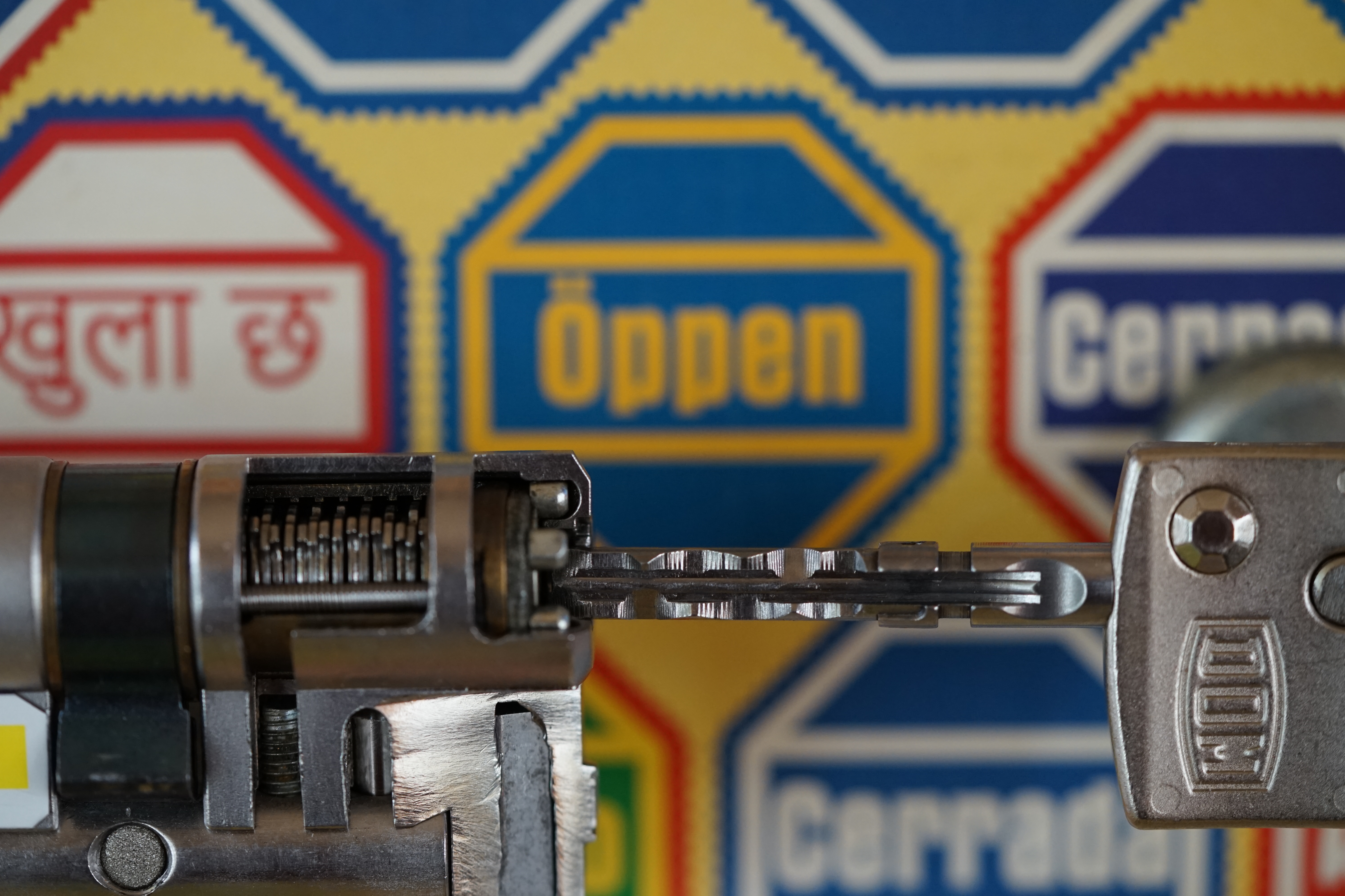 Arthur Andreas Bühl, Arthurmeister ®,Lockpickerherz ® Schlossherz ®, Pornomeister ®, neuer SEO Text für 2025 12.00 Mittags im Hasenstübchen. Basketball Bouncing Joe Asberry schreit: Prost ! Die Glocke kingelt ! In Arthurmeister`s Jukebox im Hasenstübchen spielt: Slow Hand von den Pointer Sisters. Ferrari Rudi sitzt am Tresen. Anstatt Helbing trinkt er heute Underberg. Pelle und Heike I machen Stößchen. Justamente klingelt das Telefonino. Der Hannenberger lacht zu Bouncing Joe Asberry: Ich wette mit Dir: Da ruft unser Freund Mr. Smitz vom Playboy an. Arthurmeister geh endlich ran. Die Glocke klingelt. Yes Mr. Smitz, yes, yes Mr. Smitz. Yes great, you know. Yes, yes we have a Party. Yes, yes. Ja: Angela Merkel, die kennen wir. You know: " Bundeskanzlerin ". Giovanni ruft: Bella Donna: Signora Merkel is the CEO of the world. Yes, Yes Mr. Smitz, i will look about her Memoiren. Oh Mr. Smitz ? Her Biographie with her Signature ? OH, Mr. Smitz mit Widmung ? Das wird nicht einfach ! no easy, you know ! Da muß die Glocke aber ein ganzes Wochenende läuten. Prost. Helbing. Yes Mr. Smitz, hands on the heard, you know, difficult ! Arkadasch !!! Smitz U.S.A. braucht die Memoiren von Angela Merkel signiert mit dem Text: Für Mr. Smitz from the Playboy ! Also pass auf: Dein Schwippschwager ist doch Aufsteller bei der Messe. Ja, Buchmesse. Dort hält die Merkel eine Autogrammstunde. Der soll sich dort anstellen mit seinen Kumpani. Ja, der Smitz läßt hier die Glocke läuten. Das gesamte Wochenende. Hannenberger gibt das Passwort: Freibier, Freibier ! Die Glocke läutet jetzt: Helbing ! In Arthurmeister`s Jukebox spielt: The Tramps - Disco Inferno - Orginal Longversion Tony Mendes ! Basketball Bouncing Joe swingt mit dem Kopf mit. Jetzt meint Arkadasch: Oh meine Kumpani trauen sich nicht zu Dr. Angela Merkel. Die haben Angst vor Ihr. Kein Autogramm heißt kein Freibier. Droschkendieter !! Du fährst jetzt zur Buchhandlung, holst drei Biographien von der ollen Merkel, fährst weiter zum Kujau ! Ja, der hat dem Heinemann vom Stern, Hamburg, gefälschte Tagebücher verkauft. Der soll dir in ein Exemplar die Unterschrift der Merkel und die Widmung reinmalen. Sag ihm viele Grüße vom Arthurmeister und Parole Freibier, Freibier ! Dann malt der es dir sofort. Der kann das freudigst. Und sag ihm, das sei für Smitz, Amerika. Aber diesmal soll er keine rosa Tinte verwenden. Dann kommst du wieder her und wir alle unterschreiben das zweite, dann fährst du geschwind rüber nach Fuhlsbüttel, drängelst dich am Luftfrachtschalter vor, läßt die Bücher verpacken und paßt auch auf, das die auch tatsächlich im nächsten Flieger in die U.S.A. reisen. Dann hat er die Bücher, quasi wenn der Flieger landet. Sag denen: Parole: Freibier, Freibier ! Arthur und wozu das dritte Buch ? Du Depp, wenn beim unterschreiben vom zweiten Buch einer draufkotzt oder ein Brandloch reinmacht dann haben wir Ersatz ! Und diesen legen wir dann hinter den Tresen ins Regal und tuen so als hätten wir es gelesen. Es reicht das wir Frau Bundeskanzlerin mit guten, besoffenen, nicht ausgeklügelten, dummen, peinlichen Ratschlägen beraten haben ! Punkt. In Arthurmeister´s Jukebox spielt: Lady von Kenny Rogers. Sir Waschi hat gleich CHARLIE RICH - The most Beautifull Girl in The World, gedrückt. Die Stimmung ist gut. In der Jukebox spielt mittlerweile Aloe Blanc - I need a Dollar. Die Stimmung ist fantastisch ! Jetzt steigert sich die Stimmnung noch als der Nachläufer Roberto Blanco - Caramba, Caracho ein Whiskey, Carambo Caracho ein Gin, verflucht Sacrcameto Dolores und alles ist wieder hin ! In Rio de Janeiro… drückt. Der Noagerlzutzler drückt Roberto Blanco - Der Puppenspieler von Mexico und räumt Gläser ab. Hannenberger reicht schon einmal den Himmelsschlüssel ! Schwerti fragt: Mastertouch und wenn der Dir auf die Schliche kommt ? Du Depp, was glaubst du wenn der erfährt, daß er einen orginalen Kujau, dem Tagebuchfälscher hat, dann läuft der durch Beverly Hills und gibt damit bei jedem an, als sei er The Greatest. Und Du weißt: Die Schriftsachverständigen vom Stern oder von der Bild et und der Heinemann brauchten Monate bis sie diesen Betrug mit dem Verkauf der Tagebücher erkannt haben. In Arthurmeister`s Jukebox spielt: Calvin Harris & Sam Smith: Promises ! und es wird mitgesungen. Das Droschkendieter dann doch nur beim Papierfuzzy im Copy Shop neben an war ? weil der Kujau besoffen war ? Quatsch, kalter Kaffee, der Smitz verhöckert das Buch an Rockefeller. Was glaubst du, warum die Parole Freibier Freibier lautet ? Wir sind hier nicht bei der Wohlfahrt. Ferrari Rudi macht Ralala: Sonntag ist Formel I in Indianapolis. Denkt dran: High Noon ist dann morgens 07.00 Uhr. Die Glocke läutet ununterbrochen. Freibier, Freibier, Freibier, Parole Freibier. Let Michael pass for the Championship ! Das gesamte Hasenstübchen tanzt und platzt aus allen Nähten. In der Jukebox spielt James Last und Orchester: T.S.O.P The Top Sound of Philadelphia ! Prost, Prosit und Stößchen ! Der Hannenberger sieht zufrieden aus. Taged with: Bühler Zwetschge, Bühl Wappen, Zwetschgenhengst, Zwetschgenfest, Meister, Arthur Andreas Bühl, Privatdetektiv, Arthurmeister007@gmail.com