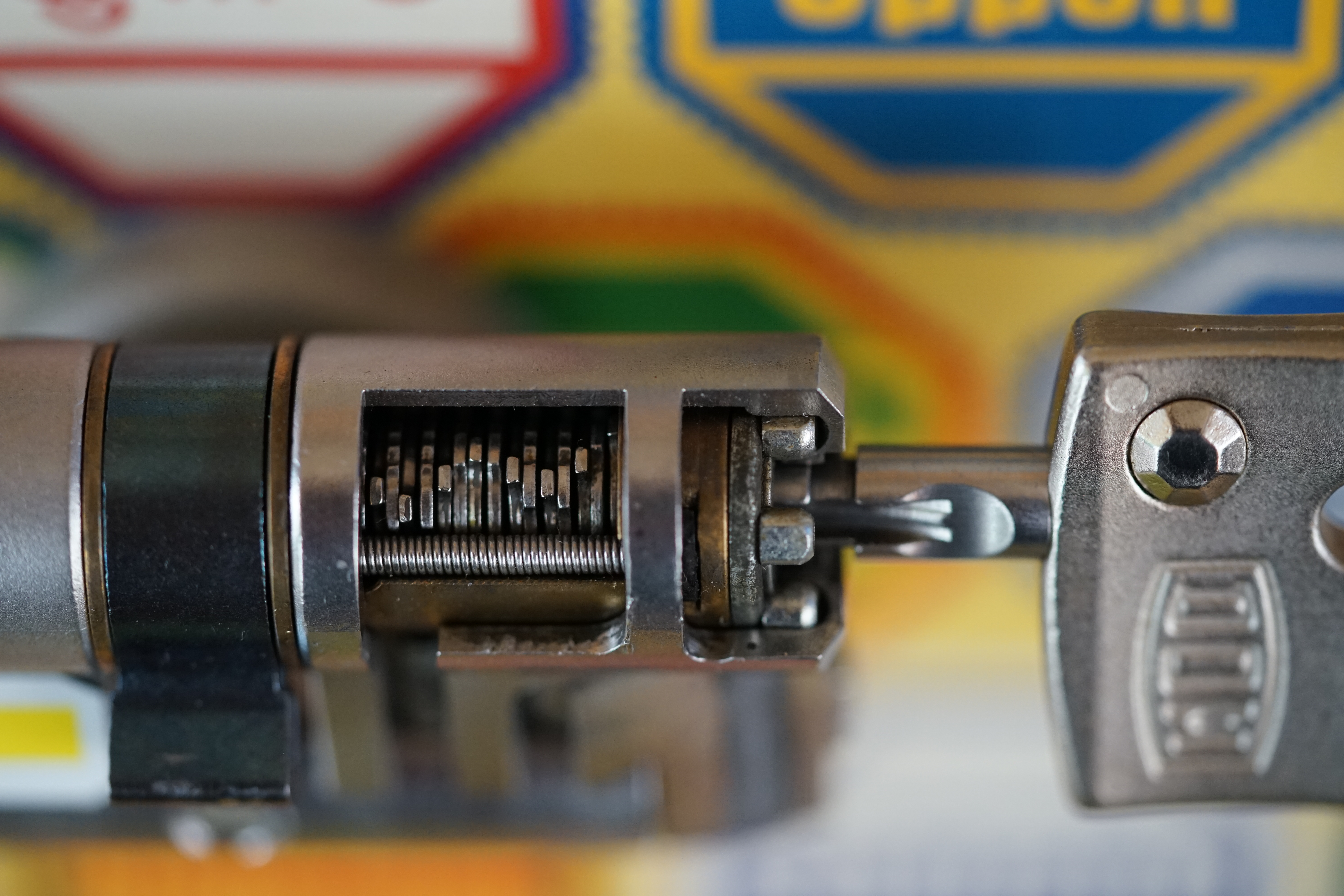 Karussel OFFEN und ZU: 𝔄𝔯𝔱𝔥𝔲𝔯 𝔅ü𝔥𝔩, 𝔄𝔯𝔱𝔥𝔲𝔯𝔪𝔢𝔦𝔰𝔱𝔢𝔯® Arthur Bühl, Jahrgang 1961, Detektiv aus Hamburg, Im Dienste der Wahrheitsfindung unterwegs, betreibt in seiner Freizeit Lockpicking aus Leidenschaft. Der mehrfache Deutsche Meister wird in der WIRED als " Master of Universe " betitelt. In der BILD et ist der Artikel " Herr der Schlösser " abgedruckt. Im Hasenstübchen - Fuhlsbüttel, am Hasenberge, Santa Fu, wird gefeiert. Arthurmeister® stellt seinen Leporello " Der Aufmacher " vor. Der Stammtisch grölt " OFFEN ". Scholischek, Rudi, Heike I, Noagerlzutzler und Arthur prosten sich zu. Die Jukebox auf YouTube spielt Slow Hand ! ♥ Beim Tanzen ruft die Cartomanze " Ey du Sympthieträger, komm mal her " ! Verschlagwortet mit: ♥ Vokuhila, Friseur ♥ Schwäbischer Hengst, Zwetschgen Heini, Bühl er, Zwetschge, Google Earth, Mittelpunkt der Welt, Martinameisterin, Cartomanze, Scholischek, " HIGH NOON ! ". ♥ Parole Emil !