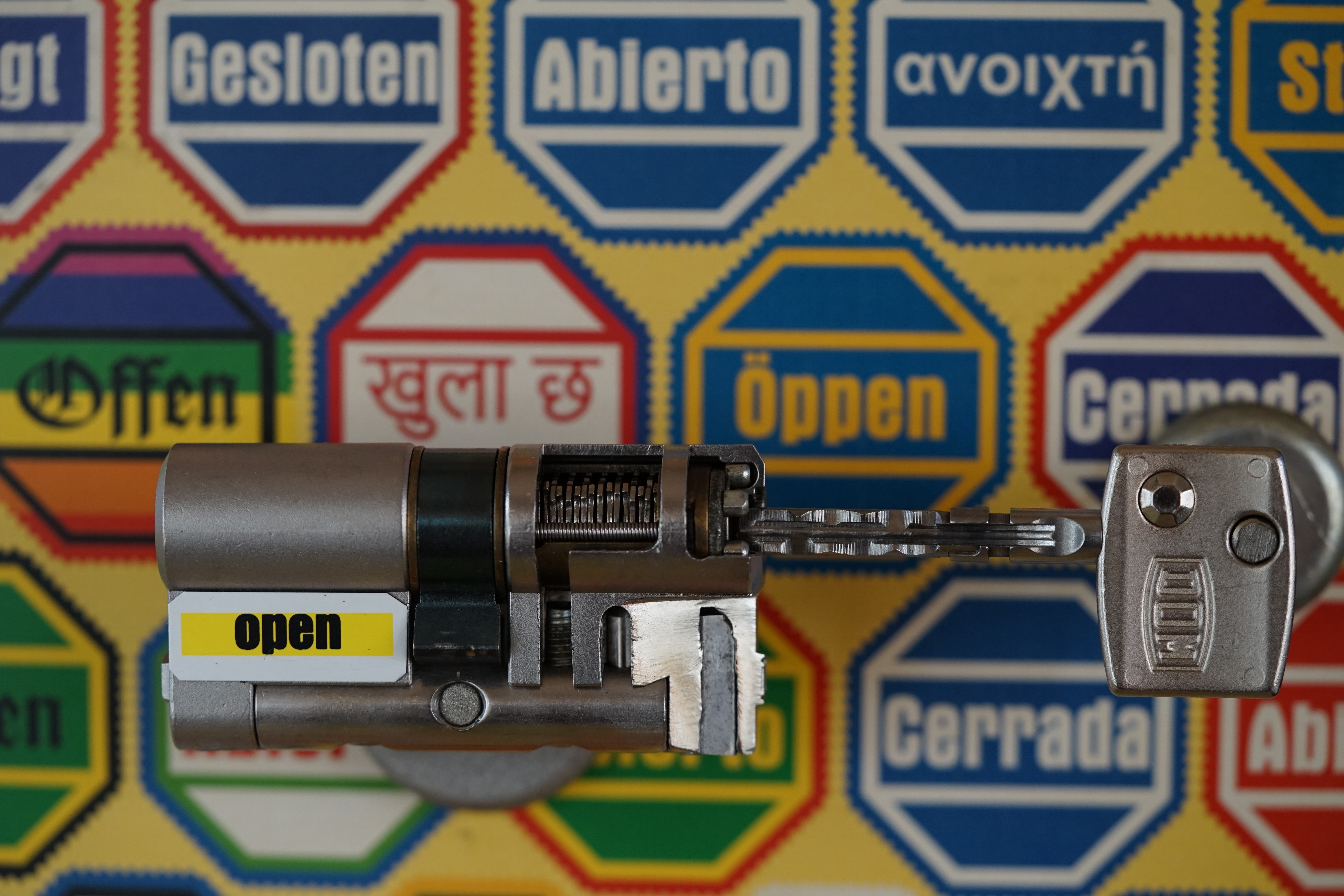 Arthur Bühl, Arthur meister ®, Lockpickerherz ®, Schlossherz ®, Porno meister ® Carsten Jasner, MUT PROBEN ! Das Leben ist tödlich. Aber es muß nicht sterbenslangweilig sein. In diesem Buch werde ich ab Seite 139 in dem Kapitel: Mut zur Lücke, Loch im Tresor. Todsichere Systeme und wie man sie knackt wie folgt beschrieben: Ein Mann mit Pferdeschwanz sitzt hoch konzentriert am Werktisch. Sein Blick ist ins Nichts gerichtet. Für das was er tut, braucht er seine Augen nicht, er sieht mit dem kleinen Stahlhaken zwischen seinen großen Fingern, mit denen er sich einen Weg in das Schicherheitsschloss bahnt. Er gleitet in die ölige Innenwelt, ertastet Wände, Widerstände, Ausbuchtungen. Er fühlt schließlich die genaue Position der Stifte, rastet einen nach dem anderen ein. Diese Momente, sagt der Zweimeter mann, seien " Vorboten zum Orgasmus " ! Arthur Bühl, von seinen zahlreichen Bewunderern " ARTHURMEISTER " genannt, ist einer der Besten bei den Sportsfreunden der Sperrtechnik, einem Verein in dem sich bundesweit rund fünfzehnhundert Mitglieder in sechzehn Ortsgruppen treffen, um in ihrer Freizeit Schlösser zu knacken. Ins Leben gerufen hat den Verein Arthur Bühl und sein Freund Steffen Wernèry, ein Mitbegründer des Caos Computer Club. Digital hacken oder analog knacken - für Wernèry gibt es da keinen Unterschied. Hier wie da treibt ihn der rebellische Reiz, Lücken im System zu finden, die Verkäufer als todsicher preisen. " Doch sicher ist nur, daß alles aufgeht " ! Dafür sort die Lust, die jeder kennt: Schatzkammern zu betreten, Geheimnisse zu entschlüsseln, Widerstände zu überwinden, Verbotenes zu tun, sich Zugang zu veerbogenen Ecken und Winkeln zu verschaffen. Die " Sportsfreunde " treibt diese Lust seit ihrer Kindheit um. Wernèry bog mit zwölf Jahren seinen ersten Dietrich aus einem Kleiderbügel und sperrte seine Lehrer ein. Der kleine Arthur bekam eine Ahnung von seinem Talent, als es ihm gelang, die Spardose schlüssel - und zerstörungsfrei zu entriegeln. Heute triumphiert er als mehrfacher Deutscher Meister im sogenannten Lockpicking, dem Öffnen von Schlössern unter Wettkampfbedingungen. Immerhin siebenundsechzig Jahre lang war das erste Sicherheitschloss der Welt tatsächlich ein Sicherheitsschloss. Der englische Tüftler Joseph Bramah, der so nützliche Dinge erfand wie eine Banknoten - Nummeriermaschine und eine Zapfanlage, die heute noch in britischen Pubs Bier in Gläser sprotzt, ersann 1784 ein Zylinderschloss, daß als unbezwigbar galt - bis 1851 ein professioneller Knacker nach sechzehn Tagen engagierten Stocherns das Ding öffnete. Dieser Akt war ein Schlüsselerlebnis in der Beziehung zwischen Mensch und Mechanik. Ein Sieg der lebendigen Sinne über ein sprödes System - zu einer Zeit, da die Gesellschaft sich dem stampfenden Rhythmus der Industrialisierung unterwarf und der Glaube an das Heil der Technik verdrängte. Lockpicking wurde zu einem populären Sport, der Helden schuf. In den dreißiger Jahren des 20. Jahrhunderts etwa gelangte ein Prister zu Weltruhm, weil er reihenweise sowohl als einbruchsicher gepriesene Tresore als auch " ausbruchsichere " Gefängnisschlösser entriegelte. " Der schwerste Schrank hat seine Schwächen, er läßt sich ohne Müh erbrechen " ! - diese alte Panzerknacker Weisheit hat nach wie vor Gültigkeit; sie hängt über den Köpfen der Hamburger Lockpicker. Arthurmeister braucht für handelsübliche Stiftschlösser, die fast jede Wohnungstür zieren, zwischen zehn Sekunden und fünf Minuten, je nach Hersteller. Bohrmuldenschlösser, die bei der Deutschen Post, auf Flughäfen und in Atomkraftwerken verwendet werden, sind vor ihm ebenso wenig sicher. Er nutzt dabei mechanische Ungenauigkeiten, winzige Spielräume, die sich bei der Herstellung nicht vermeiden lassen und zehnmal dünner sind als ein Haar. Ein paar Mal klickt es, der Meister dreht den Zylinder, streicht seine Haare zurück, steckt sich eine Zigarette an. " Tja " sagt er, " und wenn man dann das Schloss aufkriegt - das ist ein geiles Gefühl ! " Ich habe dann später den Jasner in Berlin angerufen. Bei dem Telefonat kam lediglich heraus er wüßte von dem Interview nichts mehr und wolle auch nichts mehr wissen. Da habe ich noch bemerkt, er hätte auf dem Lockpicking " Bunten Nachmittag " nicht so nerven brauchen, wenn er dann doch so einiges durch den " Tüddel " kriegt. Taged mit: Spiel nicht mit den Schmuddelkindern ! Verzwetschget mit: Bühl Arthur, Bühl Wappen, Bühl Fahne, Bühl Urkunde, Bühl Patent, Bühl achteck, Zwetschgenhengst, Zwetschgenfest, Meister Arthur, Bühler Zwetschge Arthur Andreas Bühl, Detektiv, Privatdetektiv, Hamburg,Germany, Siegel Ring.