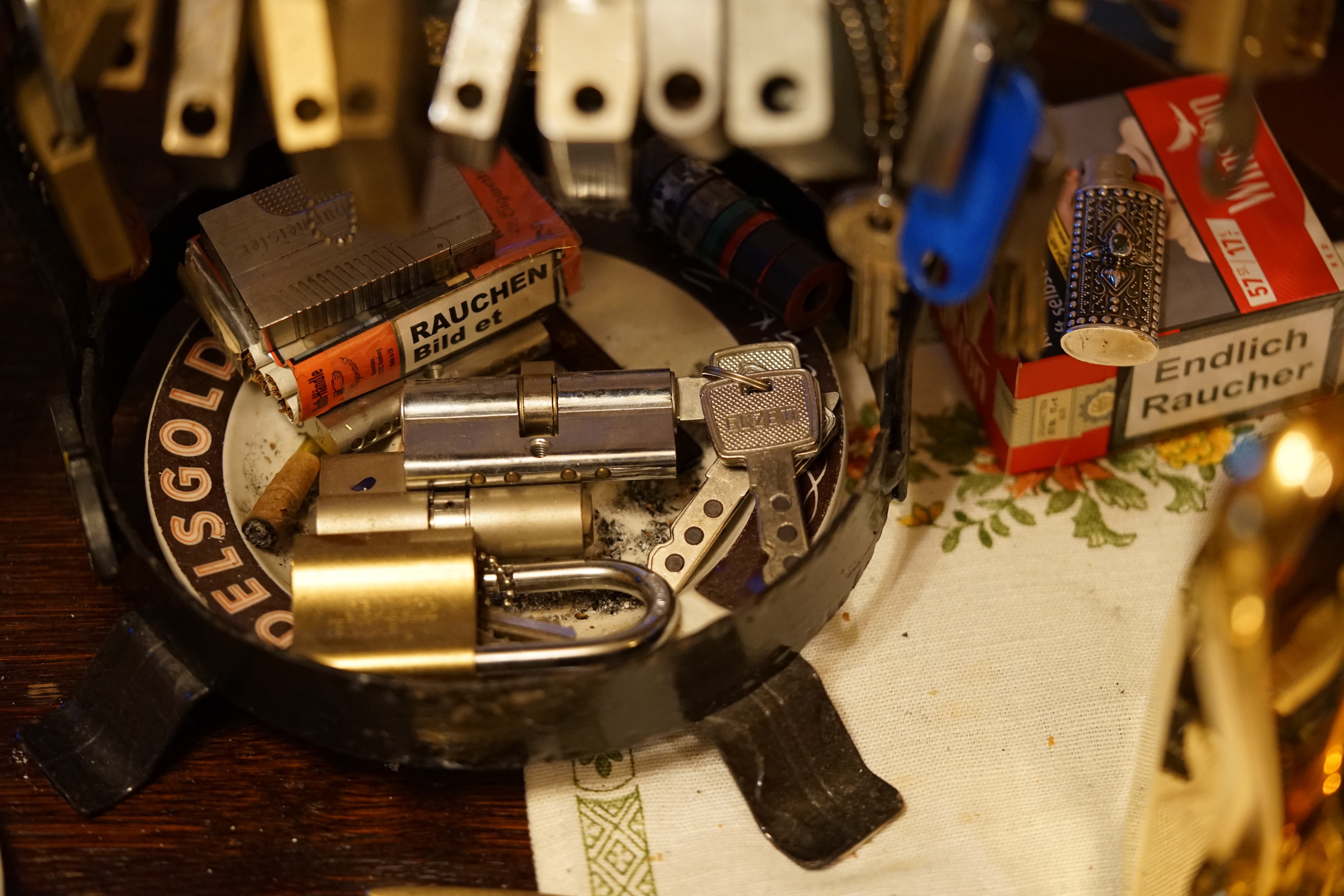 Arthur Bühl, Arthurmeister, Bühl Wappen Der Sympathieträger ist in Stuttgart, Baden - Württemberg geboren. Der Detektiv lebt in HAM. H1 Text der SEO gibt Texte aus Arthurmeister`s Leporello frei. 𝔄𝔯𝔱𝔥𝔲𝔯 𝔅ü𝔥𝔩, 𝔄𝔯𝔱𝔥𝔲𝔯𝔪𝔢𝔦𝔰𝔱𝔢𝔯 Bühl, Arthur, Jahrgang 1961, Made in Germany, Babyboomer, Detektiv or Private Investigator how Mr. Smitz from the PLAYBOY, Beverly Hills, say`s. Yes Mr. Smitz i will send you the Photo Arthurmeister`s F 1, Jacket for your LeporelloUS. to your E - Mail Mr.Smitz@Mr.Smitz.us. Ok, Mr. Smitz. Mr. Smitz do you know what Google Earth is ? Take BÜHL Arthur, only by Google Earth, you know ? have done it ? Yes Google will show you my Panel superfast. Cool, Arthurmeister, cool. Yes Mr. Smitz, this can i do for you too ! Yes with SEO. Yes, yes, i have Arkadasch erklärt, sein Erikli pasta is not so genial. Der beste Zwetschgenkuchen, you know plum tart, is from the Stadt Bühl. Not laughing in the USA. Bühl is a City like my Name. And the People in this City called it: Zwetschgendatschi ! you know. This is the world best plumcake. Yes Datschi. Yes, Stadt Bühl is near Baden - Baden, the Casino, you know ! Yes. Baden-Württemberg. You must know there is since 1927 the traditionell Zwetschgenfest. And there ist the Zwetschgenkönigin ! Mr. Smitz, my Ur Ur Ur Ur Grandfather is born in Bühl. My Great Grand Grand Mother where also born in the town Bühl. Their profession was Zwetschgenpicker. Not Lockpicker, Zwetschgen / Plum Picker. And Rüttler. Oh, really ! Yes, Yes. And since this time the name of the family Bühl from the Stadt Bühl is: Yes you know - Buehl. Yes i will give Greetings from you to Mrs. Friede Springer from the Newspaper BILD et. Yes, the Elbphilharmonie is in Betrieb. OH, Mr. Smitz, greeting´s to you from Joe Asbbery, NBA, you know. Tomorrow we will meet us in the Hasenstübchen, our Rabbit Hall. For Lockpicking und Beer. Call you. Parole Emil ! H1 Text der SEO schreibt weiter: 𝔄𝔯𝔱𝔥𝔲𝔯 𝔅ü𝔥𝔩, 𝔄𝔯𝔱𝔥𝔲𝔯𝔪𝔢𝔦𝔰𝔱𝔢𝔯® Herr Arthur Bühl, kritischer Privatdetektiv aus der Hansestadt Hamburg, bereitet sich auf ein Interview mit der BILD et vor. Bei Babsi und Gina in Fuhlsbüttel wird ihm zuvor der Vokuhila geschnitten. Herr Arthur Bühl wurde schon in der BILD et als " Herr der Schlösser " beschrieben. " Ein bisschen Ruhe bitte " schreibt Jan Freitag von der TAZ. Er erwähnt auch eine Mustertür by Wendt. Es wird darin herumgeprökelt. Selbst Arthur Bühl, der weltbeste aus dem Lockpicker Mekka Hamburg, betreibt pures Understatement, weil er sein Schloss in nur 20 Sekunden " geknackt " hat. Charles Graeber von der Wired.com beschreibt in seinem Artikel Master Lock - Pickers do bottle Arthur Bühl " The Master of the Universe ", Arthur Bühl a private Detective of Germany open locks. Bühl`s Fabio - the - Barbarian Look stands out. He wins the Dutch Open and is now Master of the Universe. The people cry: " Arthurmeister ! booms Arthurmeister ". Mark Webber Tobias, the Author of Locks, Safes, and Security, a Police Reverence, say: Arthurmeister, that ist beautyful. " Open ! " sagt Arthurmeister ", offen ist gut, schneller offen ist besser ". " Beer !" Arthurmeister booms back and a new Champion is born. Die Welt berichtet: " Die Kunst, Schlösser ohne Schlüssel zu öffnen ". Vereinsmitbegründer und Vizepräsident Arthur Bühl trägt seine Leidenschaft schon auf der Krawatte. Sie ist rot mit gelben Schlüsseln drauf. Intern wird er ehrfürchtig " Meister Arthur " gerufen. Er hat es zum siebenfachen Deutschen Meister in verschiedenen Disziplinen geschafft. Er pickt seit der Kindheit. Sein erstes Trainingsobjekt war sein Spardosenschloss - Ein klassischer Einstieg… . Die Slate berichtet über Arthur Bühl als Lockpicking Legend. Es gibt einen Artikel Tool for Picking and Decoding by Stasi, CCC, Vortrag Berlin. Amateur Hour berichtet: Arthurmeister has " The Master Touch ". Bei den Kaba Day `s im Europa Park Rust schreibt die Pressebox: auf großes Interesse der Teilnehmer stieß auch die praktische Vorführung von Steffen Wernéry und Arthur Bühl, die gängige mechanische Schließzylinder ohne Schlüssel zerstörungsfrei öffnen. Meist in Sekundenschnelle. Auch die Chemnitzer Zeitung " Freie Presse " hat über das Lockpicking und Arthur Andreas Bühl alias Arthurmeister berichtet. Dwight Perry schreibt: Arthur Bühl has good hands ! In der Philalocksmith wird Arthur Bühl auch als Lockpicking Legend betitelt. Es gibt auch einen Beitrag, 360 Meridianos. In der Datenschleuder, CCC, wurde über ihn als Sympathieträger berichtet. Veröffentlicht unter Linkedin, Xing, Google Panel, Twitter X. In der Vitrine von Arthur Andreas Bühl, Arthurmeister ® sind Schlösser, Padlocks, von ABUS, BKS, CES, DOM, EVVA, Assa Abloy, Z Ikon, Kaba, Keso, ASSA, Winkhaus, Wilka, Trelock, Schmelting, Bode Panzer, Ancor Las, Drumm Geminy, Xylock, SEA, Medeco, Mul-T-Lock, Cut away, ABUS Granit, Pfaffenhain, E*S, ESS, Nemef, BAB, Babelsberg, Stasi, Diskus, WMF, Tesa, Noch, Vachette, Cisa, Wally, Rielda, Mottura, Viro, FAI, GeGe, Fichet, Bode Panzer, Tresor, Bramah, Protector, Braun`s Patent, Walomatus, Arolds, Combination Lock, Yale, Master, American Lock, Tubular, China, Indien, Aligarh, Nepal, Thailand, Zahlenschlösser, Himmelsschlüssel und noch vieles mehr, vorhanden. Alle Schliesszylinder sind Übungsmaterial für das Lockpicking. Schlagschlüssel und so vieles mehr, sind auch dabei. Auch der Sputnik. Verschlagwortet mit: ♥ Vokuhila, Friseur ♥ Schwäbischer Hengst, Zwetschgen Heini, Bühl er, Zwetschge, Google Earth, Mittelpunkt der Welt, Martinameisterin, Cartomanze, Scholischek, " HIGH NOON ! ". ♥ Parole Emil ! SEO NEU Twitter X 11.06.24 Bilder Budeg ( Bold serif ) Arthur Andreas Bühl, Detektiv, made in Germany, born 1961 in Stuttgart, Baden - Württemberg, living in HAM, Im Dienste der Wahrheitsfindung unterwegs, betreibt in seiner Freizeit Lockpicking aus Leidenschaft. Der mehrfache Deutsche Meister wird in der WIRED als " Master of the Universe " betitelt. In der BILD et ist der Artikel " Herr der Schlösser " abgedruckt. Im Hasenstübchen - Fuhlsbüttel, am Hasenberge, Santa Fu, wird gefeiert. Arthurmeister® stellt seinen Leporello " Der Aufmacher " vor. Der Stammtisch grölt " OFFEN ". Scholischek, Rudi, Heike I, Noagerlzutzler, Arthur und Joe Asberry, der alte NBA ler, prosten sich zu. Arthurmeister`s Jukebox auf YouTube spielt Pointer Sisters - Slow Hand ! ♥ Beim Tanzen ruft die Cartomanze " Ey du Sympthieträger ♥, komm mal her " ! SEO für heute: DETEKTIV, Arthur Bühl, Lockpicker, Deutscher Meister, pickt ABUS Padlock.