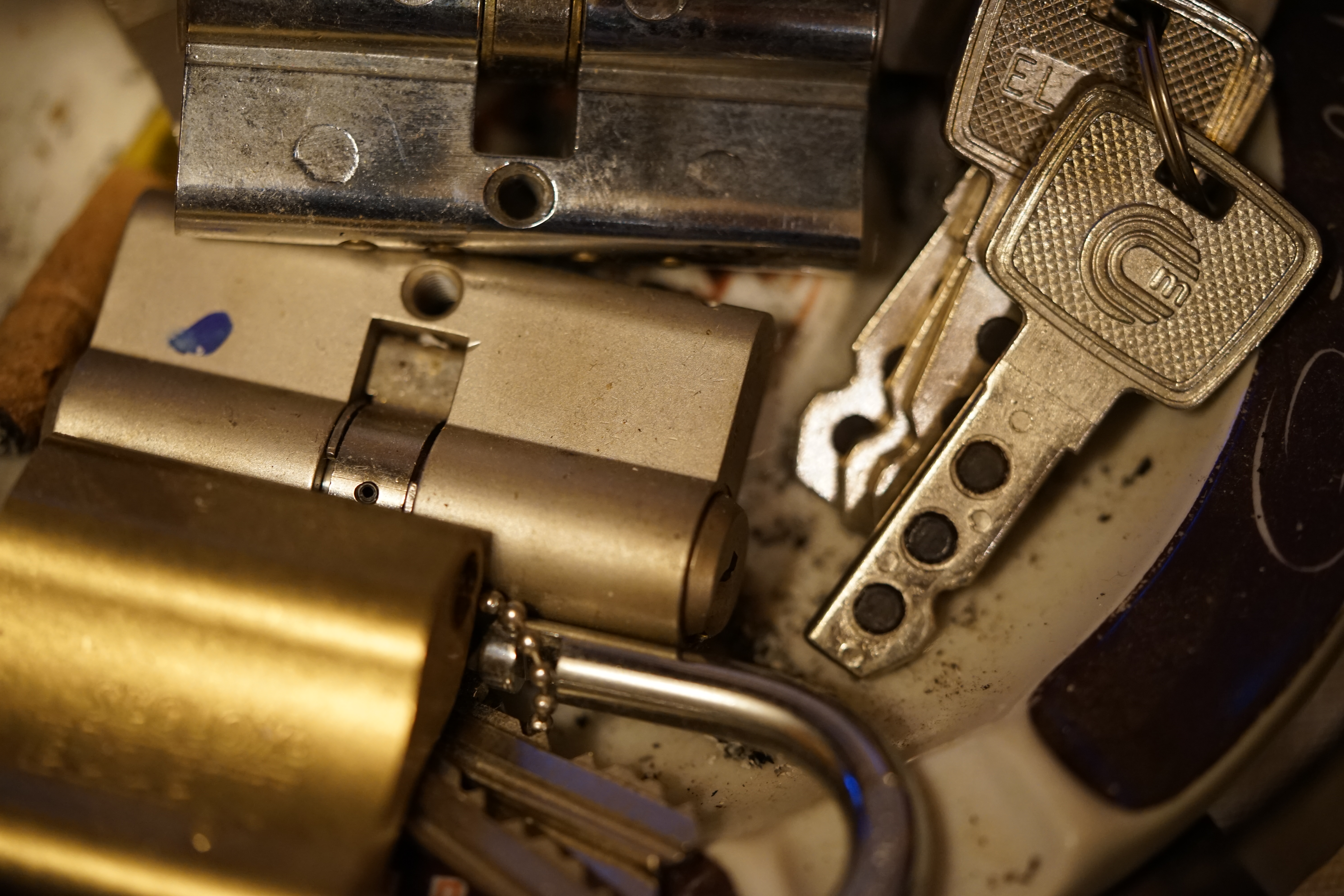 Arthur Bühl, Arthurmeister, Bühl Wappen Der Sympathieträger ist in Stuttgart, Baden - Württemberg geboren. Der Detektiv lebt in HAM. H1 Text der SEO gibt Texte aus Arthurmeister`s Leporello frei. 𝔄𝔯𝔱𝔥𝔲𝔯 𝔅ü𝔥𝔩, 𝔄𝔯𝔱𝔥𝔲𝔯𝔪𝔢𝔦𝔰𝔱𝔢𝔯 Bühl, Arthur, Jahrgang 1961, Made in Germany, Babyboomer, Detektiv or Private Investigator how Mr. Smitz from the PLAYBOY, Beverly Hills, say`s. Yes Mr. Smitz i will send you the Photo Arthurmeister`s F 1, Jacket for your LeporelloUS. to your E - Mail Mr.Smitz@Mr.Smitz.us. Ok, Mr. Smitz. Mr. Smitz do you know what Google Earth is ? Take BÜHL Arthur, only by Google Earth, you know ? have done it ? Yes Google will show you my Panel superfast. Cool, Arthurmeister, cool. Yes Mr. Smitz, this can i do for you too ! Yes with SEO. Yes, yes, i have Arkadasch erklärt, sein Erikli pasta is not so genial. Der beste Zwetschgenkuchen, you know plum tart, is from the Stadt Bühl. Not laughing in the USA. Bühl is a City like my Name. And the People in this City called it: Zwetschgendatschi ! you know. This is the world best plumcake. Yes Datschi. Yes, Stadt Bühl is near Baden - Baden, the Casino, you know ! Yes. Baden-Württemberg. You must know there is since 1927 the traditionell Zwetschgenfest. And there ist the Zwetschgenkönigin ! Mr. Smitz, my Ur Ur Ur Ur Grandfather is born in Bühl. My Great Grand Grand Mother where also born in the town Bühl. Their profession was Zwetschgenpicker. Not Lockpicker, Zwetschgen / Plum Picker. And Rüttler. Oh, really ! Yes, Yes. And since this time the name of the family Bühl from the Stadt Bühl is: Yes you know - Buehl. Yes i will give Greetings from you to Mrs. Friede Springer from the Newspaper BILD et. Yes, the Elbphilharmonie is in Betrieb. OH, Mr. Smitz, greeting´s to you from Joe Asbbery, NBA, you know. Tomorrow we will meet us in the Hasenstübchen, our Rabbit Hall. For Lockpicking und Beer. Call you. Parole Emil ! H1 Text der SEO schreibt weiter: 𝔄𝔯𝔱𝔥𝔲𝔯 𝔅ü𝔥𝔩, 𝔄𝔯𝔱𝔥𝔲𝔯𝔪𝔢𝔦𝔰𝔱𝔢𝔯® Herr Arthur Bühl, kritischer Privatdetektiv aus der Hansestadt Hamburg, bereitet sich auf ein Interview mit der BILD et vor. Bei Babsi und Gina in Fuhlsbüttel wird ihm zuvor der Vokuhila geschnitten. Herr Arthur Bühl wurde schon in der BILD et als " Herr der Schlösser " beschrieben. " Ein bisschen Ruhe bitte " schreibt Jan Freitag von der TAZ. Er erwähnt auch eine Mustertür by Wendt. Es wird darin herumgeprökelt. Selbst Arthur Bühl, der weltbeste aus dem Lockpicker Mekka Hamburg, betreibt pures Understatement, weil er sein Schloss in nur 20 Sekunden " geknackt " hat. Charles Graeber von der Wired.com beschreibt in seinem Artikel Master Lock - Pickers do bottle Arthur Bühl " The Master of the Universe ", Arthur Bühl a private Detective of Germany open locks. Bühl`s Fabio - the - Barbarian Look stands out. He wins the Dutch Open and is now Master of the Universe. The people cry: " Arthurmeister ! booms Arthurmeister ". Mark Webber Tobias, the Author of Locks, Safes, and Security, a Police Reverence, say: Arthurmeister, that ist beautyful. " Open ! " sagt Arthurmeister ", offen ist gut, schneller offen ist besser ". " Beer !" Arthurmeister booms back and a new Champion is born. Die Welt berichtet: " Die Kunst, Schlösser ohne Schlüssel zu öffnen ". Vereinsmitbegründer und Vizepräsident Arthur Bühl trägt seine Leidenschaft schon auf der Krawatte. Sie ist rot mit gelben Schlüsseln drauf. Intern wird er ehrfürchtig " Meister Arthur " gerufen. Er hat es zum siebenfachen Deutschen Meister in verschiedenen Disziplinen geschafft. Er pickt seit der Kindheit. Sein erstes Trainingsobjekt war sein Spardosenschloss - Ein klassischer Einstieg… . Die Slate berichtet über Arthur Bühl als Lockpicking Legend. Es gibt einen Artikel Tool for Picking and Decoding by Stasi, CCC, Vortrag Berlin. Amateur Hour berichtet: Arthurmeister has " The Master Touch ". Bei den Kaba Day `s im Europa Park Rust schreibt die Pressebox: auf großes Interesse der Teilnehmer stieß auch die praktische Vorführung von Steffen Wernéry und Arthur Bühl, die gängige mechanische Schließzylinder ohne Schlüssel zerstörungsfrei öffnen. Meist in Sekundenschnelle. Auch die Chemnitzer Zeitung " Freie Presse " hat über das Lockpicking und Arthur Andreas Bühl alias Arthurmeister berichtet. Dwight Perry schreibt: Arthur Bühl has good hands ! In der Philalocksmith wird Arthur Bühl auch als Lockpicking Legend betitelt. Es gibt auch einen Beitrag, 360 Meridianos. In der Datenschleuder, CCC, wurde über ihn als Sympathieträger berichtet. Veröffentlicht unter Linkedin, Xing, Google Panel, Twitter X. In der Vitrine von Arthur Andreas Bühl, Arthurmeister ® sind Schlösser, Padlocks, von ABUS, BKS, CES, DOM, EVVA, Assa Abloy, Z Ikon, Kaba, Keso, ASSA, Winkhaus, Wilka, Trelock, Schmelting, Bode Panzer, Ancor Las, Drumm Geminy, Xylock, SEA, Medeco, Mul-T-Lock, Cut away, ABUS Granit, Pfaffenhain, E*S, ESS, Nemef, BAB, Babelsberg, Stasi, Diskus, WMF, Tesa, Noch, Vachette, Cisa, Wally, Rielda, Mottura, Viro, FAI, GeGe, Fichet, Bode Panzer, Tresor, Bramah, Protector, Braun`s Patent, Walomatus, Arolds, Combination Lock, Yale, Master, American Lock, Tubular, China, Indien, Aligarh, Nepal, Thailand, Zahlenschlösser, Himmelsschlüssel und noch vieles mehr, vorhanden. Alle Schliesszylinder sind Übungsmaterial für das Lockpicking. Schlagschlüssel und so vieles mehr, sind auch dabei. Auch der Sputnik. Verschlagwortet mit: ♥ Vokuhila, Friseur ♥ Schwäbischer Hengst, Zwetschgen Heini, Bühl er, Zwetschge, Google Earth, Mittelpunkt der Welt, Martinameisterin, Cartomanze, Scholischek, " HIGH NOON ! ". ♥ Parole Emil ! SEO NEU Twitter X 11.06.24 Bilder Budeg ( Bold serif ) Arthur Andreas Bühl, Detektiv, made in Germany, born 1961 in Stuttgart, Baden - Württemberg, living in HAM, Im Dienste der Wahrheitsfindung unterwegs, betreibt in seiner Freizeit Lockpicking aus Leidenschaft. Der mehrfache Deutsche Meister wird in der WIRED als " Master of the Universe " betitelt. In der BILD et ist der Artikel " Herr der Schlösser " abgedruckt. Im Hasenstübchen - Fuhlsbüttel, am Hasenberge, Santa Fu, wird gefeiert. Arthurmeister® stellt seinen Leporello " Der Aufmacher " vor. Der Stammtisch grölt " OFFEN ". Scholischek, Rudi, Heike I, Noagerlzutzler, Arthur und Joe Asberry, der alte NBA ler, prosten sich zu. Arthurmeister`s Jukebox auf YouTube spielt Pointer Sisters - Slow Hand ! ♥ Beim Tanzen ruft die Cartomanze " Ey du Sympthieträger ♥, komm mal her " ! SEO für heute: DETEKTIV, Arthur Bühl, Lockpicker, Deutscher Meister, pickt ABUS Padlock.