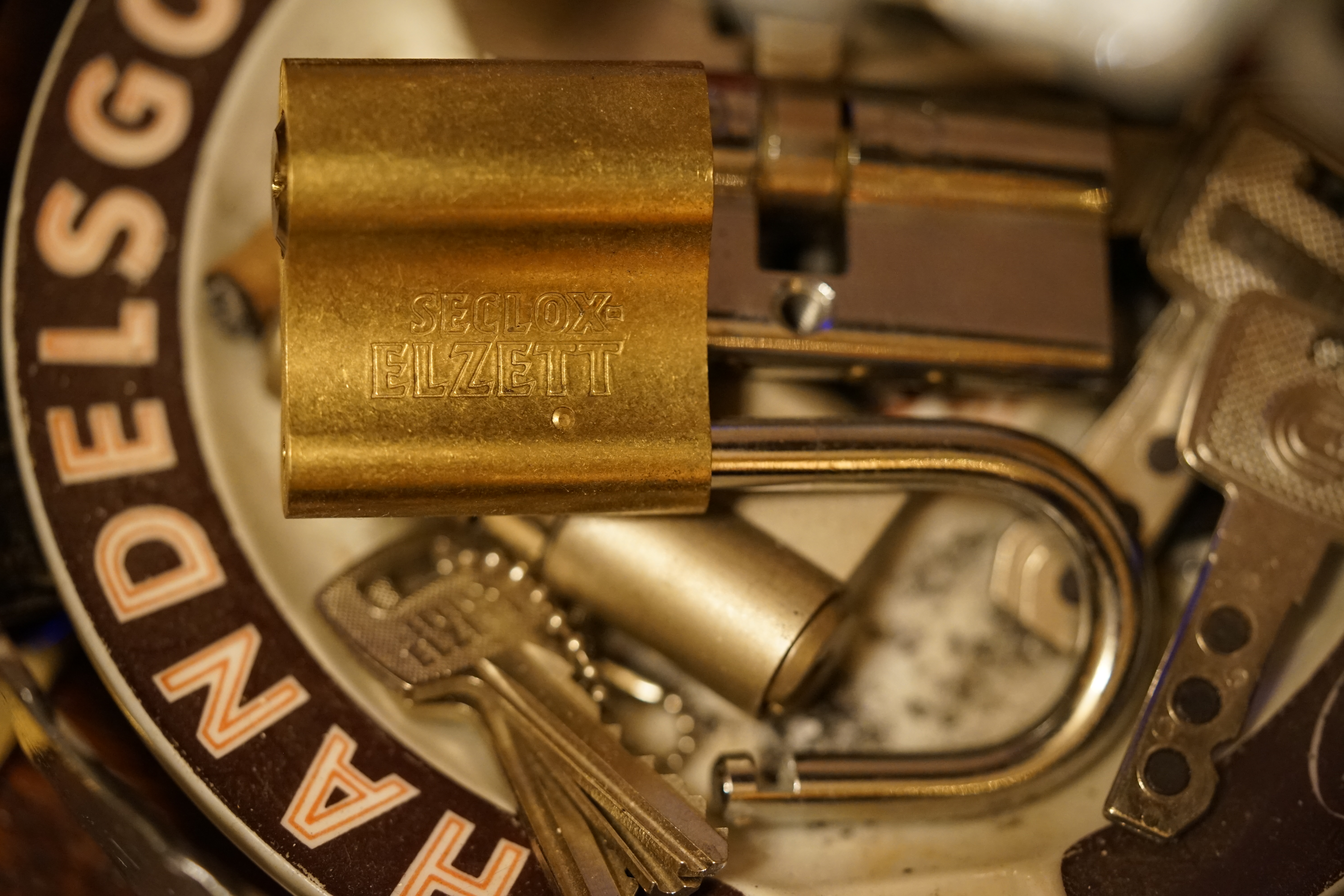 SEO F1 Rudi: ♥ 𝔄𝔯𝔱𝔥𝔲𝔯 𝔅ü𝔥𝔩, 𝔄𝔯𝔱𝔥𝔲𝔯𝔪𝔢𝔦𝔰𝔱𝔢𝔯® Arthur Andreas Bühl, Detektiv und Sympathieträger ♥, Made in Germany, Jahrgang 1961 aus Baden - Württemberg stellt seinen Leporello " Der Aufmacher " vor. Arthurmeister`s Jukebox im Hasenstübchen by YouTube, spielt Pointer Sisters: Slow Hand ! Am Tresen wird Helbing gekippt. Die Lockpicker am Stammtisch trinken nach jeder Öffnung ein Pils, manche auch Weizenbier ! Der Scholischeck nörgelt, weil er kein Padlock öffnen kann ! Ferrari Rudi brüllt: Martina die F1 Saison beginnt. Wir fliegen zum Hockenheimring ! Der Hannenberger sagt: Ich will auch mit ! Martina schreit: Minardi, wir gewinnen nie. Minardiiii, wir gewinnen niiiie. Und der Alex Young darf auch nicht mit. Can not drive ! Verschlagwortet mit Buehl, Buhl, Rotkäppchen, Zwetschgenhengst, Bühl er Zwetschge SEO für heute: Arthur Bühl, Arthurmeister® Arthur ♥ Schwäbischer Hengst, Heini, Zwetschgen Hengst, Buhl, Artur, Buehl er, Zwetschge, Made in Germany, Born 1961, Sympathieträger, Google Earth, Mittelpunkt der Welt, Pflaumen, Arkadasch, Datschi, ♥ Martinameisterin, Cartomanze, Scholischek, " HIGH NOON ! ", ♥ ♥ Vokuhila, Friseur ♥ Parole Emil !