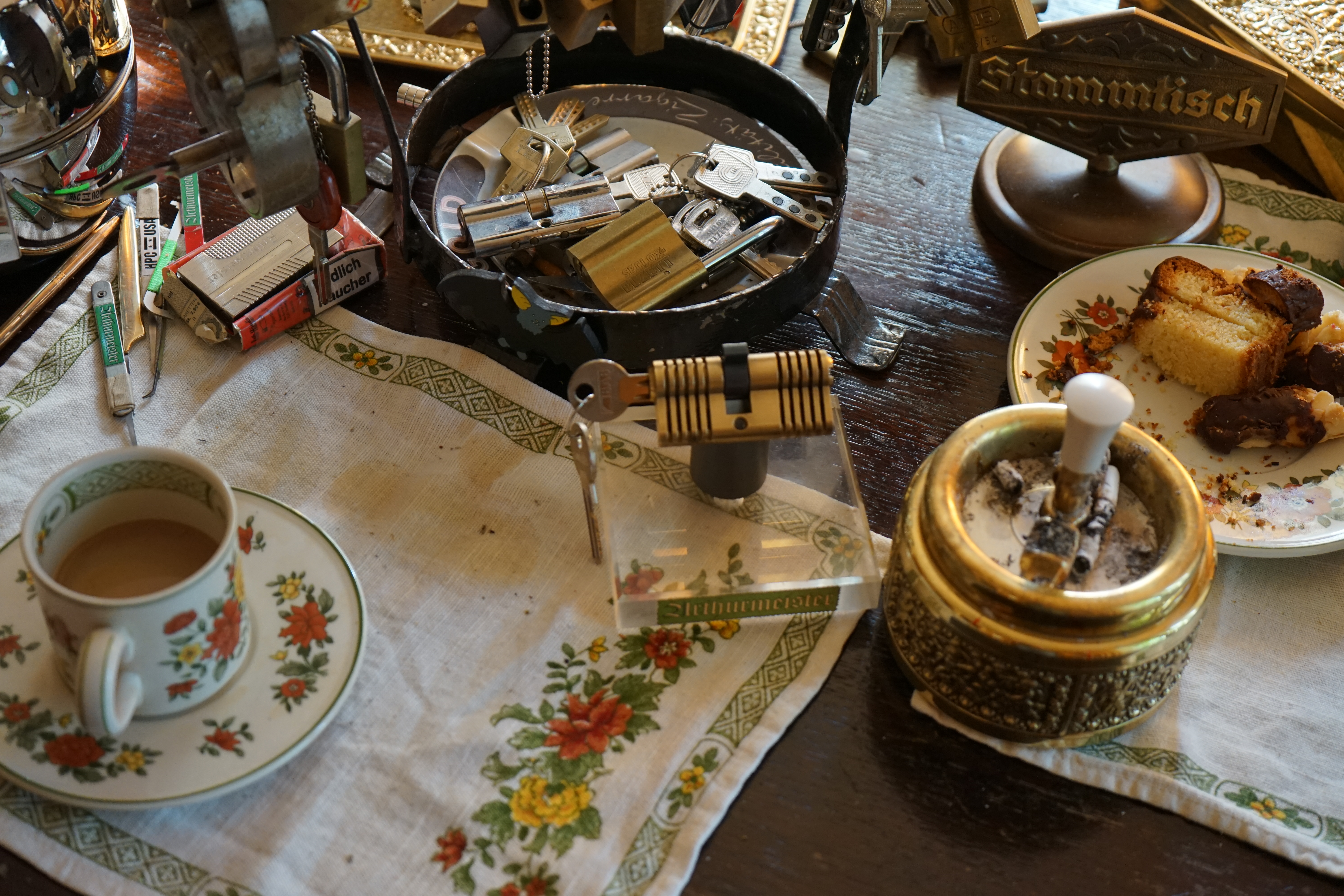 Hasenstübchen, S - Bahn, Ohlsdorf, Am Hasenberge, Stanta Fu, Friedhof ! Vokuhila ♥ Zwetschgen - Heini, Parole Emil ! Arthur ♥ Schwäbischer Hengst, Buhl, Zwetschgen Heini, Artur, Buehl er, Zwetschge, Made in Germany, Born 1961, Sympathieträger, Google Earth, Mittelpunkt der Welt, Pflaumen, Arkadasch, Datschi, ♥ Martinameisterin, Cartomanze, Scholischek, " HIGH NOON ! ", ♥ ♥ Vokuhila ♥ Parole Emil ! SEO Bühl Zwetschge ♥ 𝔄𝔯𝔱𝔥𝔲𝔯 𝔅ü𝔥𝔩, 𝔄𝔯𝔱𝔥𝔲𝔯𝔪𝔢𝔦𝔰𝔱𝔢𝔯® Bühl, besser bekannt als Arthurmeister, Made in Germany, Jahrgang 1961, geboren in Stuttgart, aufgewachsen in Asperg und in der Villa Heinrich Franck Söhne, am Bahnhof in Ludwigsburg, jetzt wohnhaft in 22335 Hamburg - Fuhlsbüttel, sagt zu Arkadasch: Nein ! Bühler Zwetschgen schmecken besser als dein Erik oder plum ! Zwetschgendatschi heißt das Zauberwort ! ♥ und Zwetschgenwater, not Raki. 𝗩𝗲𝗿𝘇𝘄𝗲𝘁𝘀𝗰𝗵𝗴𝗲𝘁 𝗺𝗶𝘁: 𝔄𝔯𝔱𝔥𝔲𝔯 𝔅ü𝔥𝔩, 𝗔𝗿𝘁𝗵𝘂𝗿𝗺𝗲𝗶𝘀𝘁𝗲𝗿, 𝗥𝗮𝘂𝗰𝗵𝗲𝗿, 𝗥𝗼𝘁𝗵 - 𝗛ä𝗻𝗱𝗹𝗲, 𝗦𝘁𝗮𝗱𝘁 𝗟𝗮𝗵𝗿 - 𝗕ü𝗵𝗹, 𝗦𝗰𝗵𝘄𝗮𝗿𝘇𝘄𝗮𝗹𝗱, 𝗕𝗹𝗮𝗰𝗸𝗳𝗼𝗿𝗲𝘀𝘁, 𝗥𝗼𝘁𝗸ä𝗽𝗽𝗰𝗵𝗲𝗻 𝘆𝗼𝘂 𝗸𝗻𝗼𝘄 𝗠𝗿. 𝗦𝗺𝗶𝘁𝘇, 𝗦𝗼𝗿𝘁𝗲 𝗦𝗰𝗵𝘄ä𝗯𝗶𝘀𝗰𝗵𝗲𝗿𝗵𝗲𝗻𝗴𝘀𝘁.𝗱𝗲 𝗶𝘀 𝗴𝗿𝗼ß𝗳𝗿𝘂𝗰𝗵𝘁𝗶𝗴 𝘂𝗻𝗱 𝘀ü𝘀𝘀. ♥ 𝗡𝗼, 𝗼𝗻𝗹𝘆 𝘄𝗼𝗺𝗮𝗻 𝗵𝗮𝘀 𝗣𝗳𝗹𝗮𝘂𝗺𝗲𝗻 ♥ 𝗞𝗹𝗲𝗶𝗻𝘁𝗶𝗲𝗿𝘇ü𝗰𝗵𝘁𝗲𝗿𝘃𝗲𝗿𝗲𝗶𝗻. 𝗗𝗶𝗲 𝗘 - 𝗠𝗮𝗶𝗹 𝗹𝗮𝘂𝘁𝗲𝘁: 𝗔𝗿𝘁𝗵𝘂𝗿𝗺𝗲𝗶𝘀𝘁𝗲𝗿@𝗔𝗿𝘁𝗵𝘂𝗿𝗺𝗲𝗶𝘀𝘁𝗲𝗿.𝗱𝗲 𝗗𝗶𝗲 𝗘 - 𝗠𝗮𝗶𝗹 𝗹𝗮𝘂𝘁𝗲𝘁: 𝗔𝗿𝘁𝗵𝘂𝗿𝗔𝗻𝗱𝗿𝗲𝗮𝘀𝗕𝘂𝗲𝗵𝗹@𝗔𝗿𝘁𝗵𝘂𝗿𝗔𝗻𝗱𝗿𝗲𝗮𝘀𝗕𝘂𝗲𝗵𝗹.𝗱𝗲 KI-Worldwide Verschlagwortet mit Bühl Art, Bühl er Zwetschge, Zwetschgenhengst, Pflaume, plum, Erikli, prugna torta, Datschi, süss. ♥ Zwetschgen Heini