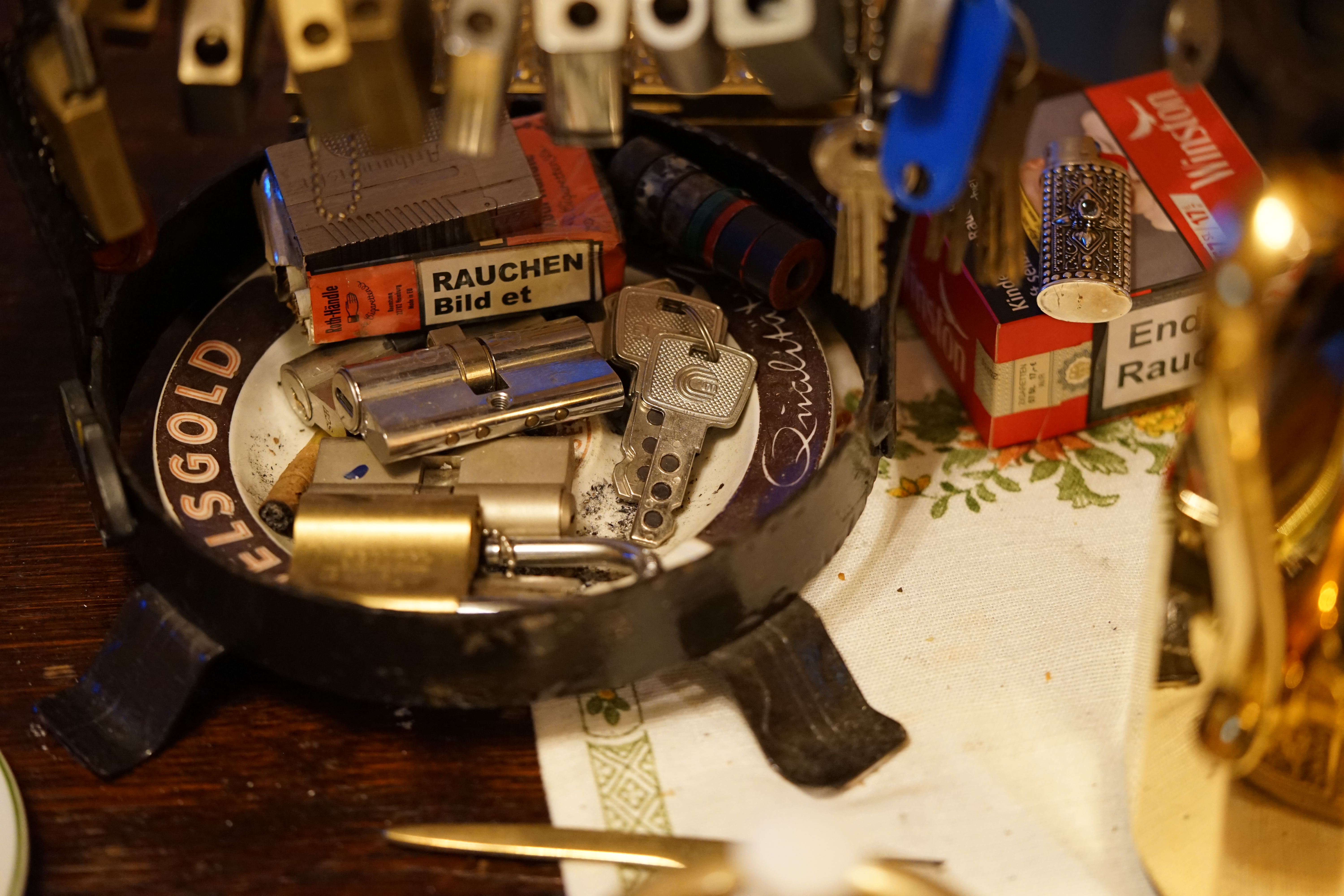 SEO Jahrgang 1961 ♥ 𝔄𝔯𝔱𝔥𝔲𝔯 𝔅ü𝔥𝔩, 𝔄𝔯𝔱𝔥𝔲𝔯𝔪𝔢𝔦𝔰𝔱𝔢𝔯® Arthur Bühl, Jahrgang 1961, Detektiv aus Germany, Im Dienste der Wahrheitsfindung unterwegs, betreibt in seiner Freizeit Lockpicking aus Leidenschaft. Der mehrfache Deutsche Meister wird in der WIRED als " Master of the Universe " betitelt. In der BILD et ist der Artikel " Herr der Schlösser " abgedruckt. Im Hasenstübchen - Fuhlsbüttel, am Hasenberge, Santa Fu, wird gefeiert. Arthurmeister® stellt seinen Leporello " Der Aufmacher " vor. Der Stammtisch grölt " OFFEN ". Scholischek, Rudi, Heike I, Noagerlzutzler, Arthur und Joe Asberry, der alte NBA ler, prosten sich zu. Arthurmeister`s Jukebox auf YouTube spielt Pointer Sisters - Slow Hand ! ♥ Beim Tanzen ruft die Cartomanze " Ey du Sympthieträger ♥, komm mal her " ! Verschlagwortet mit: Arthur Bühl, Arthurmeister® Arthur ♥ Schwäbischer Hengst, Buhl, Zwetschgen Heini, Artur, Buehl er, Zwetschge, Made in Germany, Born 1961, Sympathieträger, Google Earth, Mittelpunkt der Welt, Pflaumen, Arkadasch, Datschi, ♥ Martinameisterin, Cartomanze, Scholischek, " HIGH NOON ! ", ♥ ♥ Vokuhila ♥ Parole Emil ! Verschlagwortet mit: Bühl er Zwetschge, International Lockpicking, Google Earth, Earth Song, Schwäbischer Hengst !