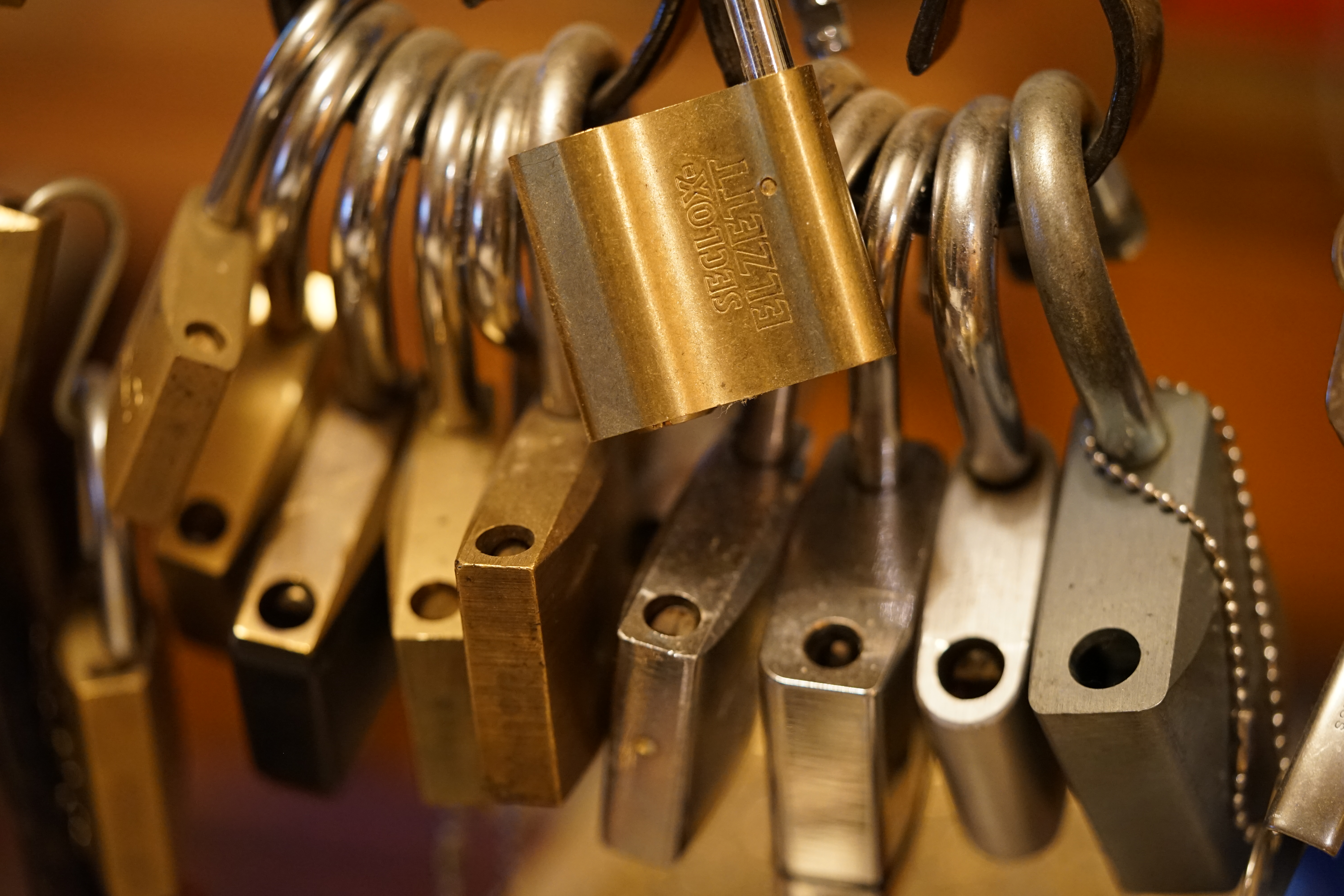 SEO Jahrgang 1961 ♥ 𝔄𝔯𝔱𝔥𝔲𝔯 𝔅ü𝔥𝔩, 𝔄𝔯𝔱𝔥𝔲𝔯𝔪𝔢𝔦𝔰𝔱𝔢𝔯® Arthur Bühl, Jahrgang 1961, Detektiv aus Germany, Im Dienste der Wahrheitsfindung unterwegs, betreibt in seiner Freizeit Lockpicking aus Leidenschaft. Der mehrfache Deutsche Meister wird in der WIRED als " Master of the Universe " betitelt. In der BILD et ist der Artikel " Herr der Schlösser " abgedruckt. Im Hasenstübchen - Fuhlsbüttel, am Hasenberge, Santa Fu, wird gefeiert. Arthurmeister® stellt seinen Leporello " Der Aufmacher " vor. Der Stammtisch grölt " OFFEN ". Scholischek, Rudi, Heike I, Noagerlzutzler, Arthur und Joe Asberry, der alte NBA ler, prosten sich zu. Arthurmeister`s Jukebox auf YouTube spielt Pointer Sisters - Slow Hand ! ♥ Beim Tanzen ruft die Cartomanze " Ey du Sympthieträger ♥, komm mal her " ! Verschlagwortet mit: Arthur Bühl, Arthurmeister® Arthur ♥ Schwäbischer Hengst, Buhl, Zwetschgen Heini, Artur, Buehl er, Zwetschge, Made in Germany, Born 1961, Sympathieträger, Google Earth, Mittelpunkt der Welt, Pflaumen, Arkadasch, Datschi, ♥ Martinameisterin, Cartomanze, Scholischek, " HIGH NOON ! ", ♥ ♥ Vokuhila ♥ Parole Emil ! Verschlagwortet mit: Bühl er Zwetschge, International Lockpicking, Google Earth, Earth Song, Schwäbischer Hengst !