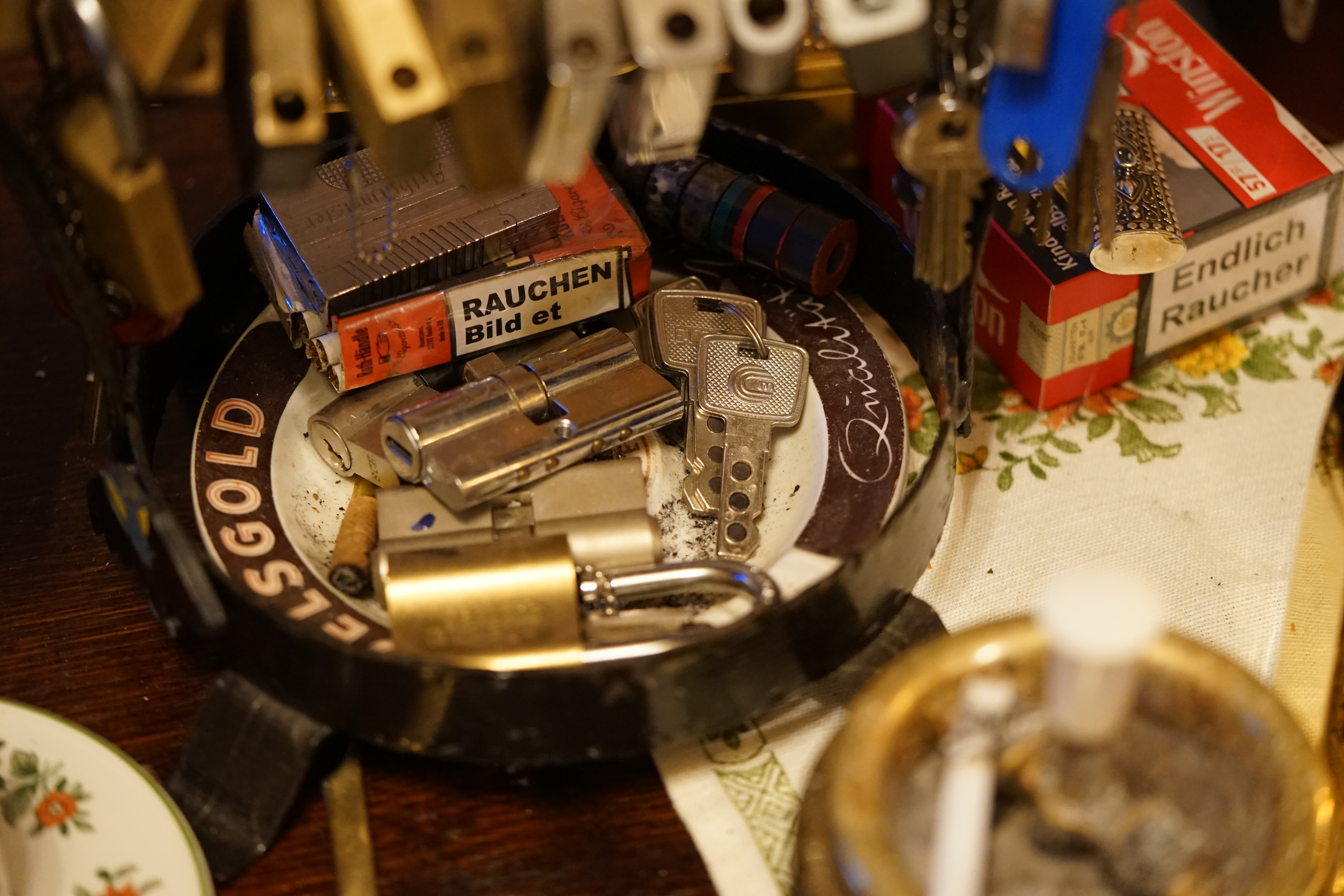 SEO F1 Rudi: ♥ 𝔄𝔯𝔱𝔥𝔲𝔯 𝔅ü𝔥𝔩, 𝔄𝔯𝔱𝔥𝔲𝔯𝔪𝔢𝔦𝔰𝔱𝔢𝔯® Arthur Andreas Bühl, Detektiv und Sympathieträger ♥, Made in Germany, Jahrgang 1961 aus Baden - Württemberg stellt seinen Leporello " Der Aufmacher " vor. Arthurmeister`s Jukebox im Hasenstübchen by YouTube, spielt Pointer Sisters: Slow Hand ! Am Tresen wird Helbing gekippt. Die Lockpicker am Stammtisch trinken nach jeder Öffnung ein Pils, manche auch Weizenbier ! Der Scholischeck nörgelt, weil er kein Padlock öffnen kann ! Ferrari Rudi brüllt: Martina die F1 Saison beginnt. Wir fliegen zum Hockenheimring ! Der Hannenberger sagt: Ich will auch mit ! Martina schreit: Minardi, wir gewinnen nie. Minardiiii, wir gewinnen niiiie. Und der Alex Young darf auch nicht mit. Can not drive ! Verschlagwortet mit Buehl, Buhl, Rotkäppchen, Zwetschgenhengst, Bühl er Zwetschge SEO für heute: Arthur Bühl, Arthurmeister® Arthur ♥ Schwäbischer Hengst, Heini, Zwetschgen Hengst, Buhl, Artur, Buehl er, Zwetschge, Made in Germany, Born 1961, Sympathieträger, Google Earth, Mittelpunkt der Welt, Pflaumen, Arkadasch, Datschi, ♥ Martinameisterin, Cartomanze, Scholischek, " HIGH NOON ! ", ♥ ♥ Vokuhila, Friseur ♥ Parole Emil !