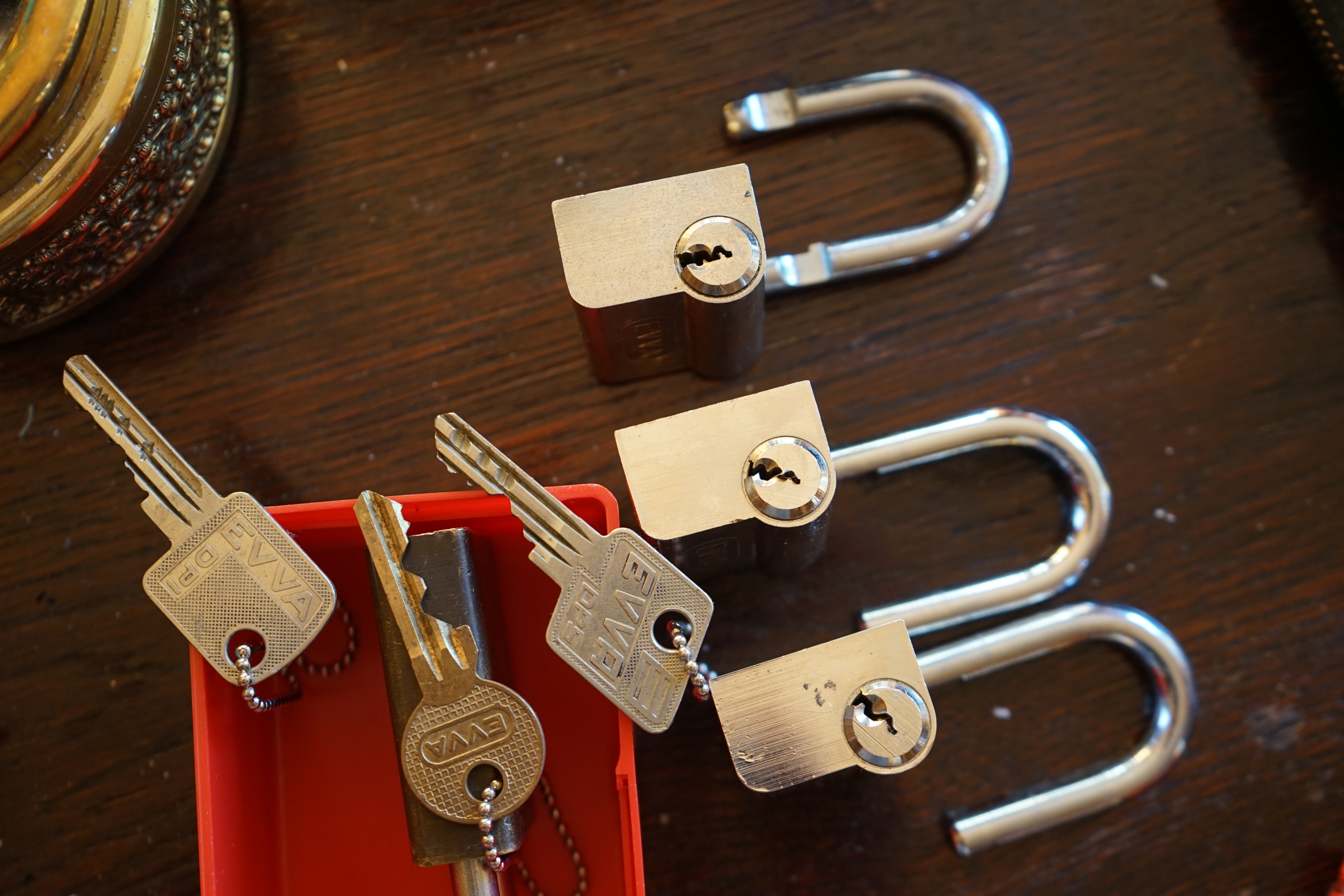 𝔄𝔯𝔱𝔥𝔲𝔯 𝔅ü𝔥𝔩, 𝔄𝔯𝔱𝔥𝔲𝔯𝔪𝔢𝔦𝔰𝔱𝔢𝔯 ® JOE ASBERRY Hey Joe " Asberry ", ruft F 1 Rudi vom Tresen, Prost und Stößchen ruft Heike III zum Stammtisch. Die Jukebox spielt in voller Lautstärke Mr. Bojangles. Arthurmeister, der Sympathieträger hat bay the way mit einem ABUS Padlock Joe`s Michael Air Jordan`s Basketball bag gesichert ! Auch der Michael Jordan mußte hier im Hasenstübchen das Basketball bouncing Verbot akzeptieren. Formel 1 Rudi schreit: Bouncing darf und kann hier nur ein Michael Schumacher. Die Cartomanze meint, ein Ralf Schumacher auch ! Prost Weizen, Stößchen, Käppchen, ASBERRY !!! Die Jukebox by Youtube spielt " Slow Hand ". Joe, du rascal belehre uns nicht schon wieder. Wir sind hier in der Rabbit Hall and smoking is good for your drunken head. Prosit, Cheer`s, Salute, Gin Gin, altüst, sante` und Viva ! Hoch die Tassen ! Am Tresen läutet die Glocke. Der Rotamint der blinkt. Drei Tage war der JOE krank, jetzt trinkt und raucht er wieder. Gott sei Dank ! Verschlagwortet mit: Arthur Bühl, Detektiv, the dutch open Lockpicking Champion ! From WIRED. ÖFFNUNG OHNE SCHLÜSSEL, Linkedin Joe Asberry, NBA, Twitter X. Basket Ball Bouncing Verbot, Arthurmeister, Raucher, Roth - Händle, Stadt Lahr - Bühl, Schwarzwald, Black Forest, Rötkäppchen you know Mr. Smitz, Sorte Schwäbischerhengst de is großfruchtig und süss wie UHU. Buhl er Zwetschge. No, only woman has Pflaumen ♥ Wappen Arthur Andreas Bühl, Flagge ! Wilhelm Busch ♥ 𝔄𝔯𝔱𝔥𝔲𝔯 𝔅ü𝔥𝔩, 𝔄𝔯𝔱𝔥𝔲𝔯𝔪𝔢𝔦𝔰𝔱𝔢𝔯 ® High Noon, elevener Clock, Hasenstübchen, HAM. In der Jukebox spielt: Pointer Sisters - Slow Hand, und der Tresen grölt, Arthurmeister with the Mastertouch. A Lover whit the Easy Touch ! Nochmals " Asberry " ! Hier herrscht Basketball Bouncing Verbot ! Wir sind hier nicht bei der NBA und du wirfst keinen Korb ! Du triffst den Korb ja nicht einmal. Am Tresen läutet die Glocke: Helbing und Stößchen ! Hey Pony ! Heike V drückt in Arthurmeister`s Jukebox: Die Affen rasen durch den Wald. Arthurmeister ruft: Parole Emil. Formula One Rudi grölt: Bouncing Verbot ! Asberry hat Bouncing Verbot ! Weizen ! Joe fragt Arthurmeister: Arthur my Friend, i need for my Basketball Friens from the NBA a instruction of Lockpicking. Arthur lacht: only wenn Michael Air Jordan und Michael Schuhmacher mitmachen. Pelle schreit vom Tresen: Schuhmacher ist ein Kannister Kopf. Pino kann ihn gerade noch daran hindern Marmor Stein und Eisen bricht zu drücken. Joe wünscht sich: Teddy Pendergrass - Turn Off the Lights… Ja Joe, es ist möglich eine solche Schulung auszurichten. Hierzu muß ich bei der Firma Amazon Lockpicking Set`s und Lockpicking Zubehör wie weitere Hook`s, Snakes, Rake`s und Tension Wrenches besorgen. Vorführmaterialien wie cut away Zylinder und Übungsschlösser habe ich parat. Ich zeige den E - Pick, und führe dir die Pick - Gun vor. 1 Schuss. Du verstehst. Prost ! Weizen, Stößchen`s, und Helbing für alle. Asberry und Bühl umarmen sich ! Sympathieträger halt ! In der Jukebox spielt: Element of Crime - Mittelpunkt der Welt… See You tomorrow, wir besprechen alles weitere wie: How to pick a Car. Verschlagwortet mit: Arthur Bühl, Arthurmeister® Arthur ♥ Schwäbischer Hengst, Buhl, Zwetschgen Heini, Arthur Bühl Wappen, Fahne, Buehl er Zwetschge, Made in Germany, Born 1961, Sympathieträger, Google Earth, Mittelpunkt der Welt, Pflaumen, Arkadasch, Datschi, ♥ Martinameisterin, Cartomanze, Scholischek, " HIGH NOON ! ", ♥ Vokuhila ♥ Parole Emil ! 𝔄𝔯𝔱𝔥𝔲𝔯 𝔅ü𝔥𝔩, 𝔄𝔯𝔱𝔥𝔲𝔯𝔪𝔢𝔦𝔰𝔱𝔢𝔯 ® Next Day: High Noon at 11 fer Clock: Joe Asberry der alte NBA Bouncer betritt das Hasenstübchen, ( HAM ) his Rabbit Hall ! In Arthurmeister`s Jukebox spielt: Nein nicht Hey Joe, sondern Aloe Blacc - I Need a Dollar ! Arthur Bühl spricht: gerade habe ich mit Mr. Smitz telefoniert. Joe: Smith ist ein Sammelbegriff wie Meier. Mr. Smitz you know, he is the CEO of the Magazin Playboy - Beverly Hills. Ja und der ist mein Freund. Den kenne ich über die BILD et. We have a Telefon call. Der Mr. Smitz hat dann den Mr. Jeff Bezon, ja du weißt schon, den vom Amazon Lieferservice angerufen. Er hat ihm erklärt daß ich mit dem NBA Bouncer Joe Asberry in Sachen Lockpicking einen Workshop machen möchte. Die Glocke läutet: Weizen, Helbing und Pony`s ! F 1 Rudi schreit am Tresen: Joe, laß dir lieber erklären wie du Scott Speed das laufen beibringst. Am Tresen wird es lauter: Minardi, Minardi, wir gewinnen nie ! Scott Speed, der Name geht im Gelächter unter. Pelle schreit: der Schuhmacher ist ein Kanister Kopf. Arthurmeister meint: let Michael pass for the Champions Chip ! Arthurmeister`s Jukebox spielt exclusive für Joe: Sammy Davis jr. - Mr. Bojangles ! Also Joe, der Smitz hat beim Bezos von Amazon angerufen, wir wollen einen Lockpicking Practical Kurs meistern. Der Bezos ist dann ins Amazon Head Quarter gefahren. Nein, nicht im Uber. F 1 Rudi schreit: Der Bezos fährt Ferrari. Scholischek meint: Maybach ! Also Joe, der schaut jetzt im Amazon Lager wie viele Lockpicking Tools und Jigglers er hat. Auch Pickset`s. Er sieht auch nach wie viele HPC, 2000 er Hook`s er hat. Lockpicker Beginner Sets von Majestic und Starter Sets von Mr. Peterson sagt er, hat er Massenweise auf Lager. Arkadasch sagt, sein Schwippschwager vom Neff Cousin und dessen Freund in Berlin - Kreuzberg könnten auch solche Pick Werkzeuge und Spanner herstellen. Die haben genug Schwarz Arbeiter. Die Sympathieträger Bühl und Asberry prosten sich genüsslich zu. Weizen ! Die Cartomanze die alte Kartenlegerin meint sie könne auch spooxe anrufen. Der Noagerlzutzler meint: Ihr Deppen, auf Berlin mußt du jahrelang warten. Heike IV ruft Stößchen ! Der Pino Frank lallt: Die Rautenfotzen bleiben für immer in der zweiten Liga. Joe ich bin mir sicher der hat auch Master bzw. Meister Lock`s. Die sind für eine Testrunde gut. Ja, die Dinger heißen Master Padlock ! OPEN ! Beer ! Nicht zu verwechseln mit Medeco ! Arthur läßt in der Jukebox im Bunny Hall TSOP spielen. The top Sound of Philladelphia ! Prost, Stößchen ! Pelle läutet auch die Glocke: Prost, Stößchen`s, Pony`s ! Dafür darf er auch für einen Heiermann: Heino - Caramba, Caracho ein Whisky drücken. Ja, Joe, aber kein Bouncing ! Der läßt die Sachen via Airforce Seattle to HAM liefern. Du weißt wie schnell Amazon liefert ! Sir Washi meint: Amazon sei so schnell wie Scott Speed. Alle lachen: Wenn er nicht wieder in die Mauer fährt ! Verschlagwortet mit: Arthur Bühl, Arthurmeister® Arthur ♥ Schwäbischer Hengst, Buhl, Zwetschgen Heini, Arthur Bühl, Wappen, FLagger, Buehl er Zwetschge, Made in Germany, Born 1961, Sympathieträger, Google Earth, Mittelpunkt der Welt, Pflaumen, Arkadasch, Datschi, ♥ Martinameisterin, Cartomanze, Scholischek, " HIGH NOON ! ", ♥ Vokuhila ♥ Parole Emil ! ! 𝔄𝔯𝔱𝔥𝔲𝔯 𝔅ü𝔥𝔩, 𝔄𝔯𝔱𝔥𝔲𝔯𝔪𝔢𝔦𝔰𝔱𝔢𝔯 ® 11.30 High Noon im Hasenstübchen. Der Hannenberger hat die Frikadellen fertig. Senf kommt aus dem Glas. In Arthurmeister`s Jukebox spielt: Santana - Fleur da Luna. Am Stammtisch diskutieren Bühl und Asberry über Lockpicking und Präsentationen: Arthurmeister erhält einen Anruf über die 007. OH, Mr. Smitz, nice to hear you from Beverly Hill`s. OH, What ! The Airplane from Jeff Bezos, Amazon is on HAM landed ! YES, Mr. Smitz, nice to hear this Song. Slowly Arthurmeister: There is a little Problem with the Custom. Mr. Smitz ! this is not really a Problem. HAM is four Minutes from the Hasenstübchen away. I will send Taxi - Dieter. He knows there a Hintereingang, a Backdoor, you know ! I call you back. Yes, yes, Außer Regen nicht viel gewesen. Greetings to Mr. Bezos. Tell him thank you for the Support. From Stammtisch too. Arthurmeister`s Jukebox spielt: Rucki - Zucki ! Die Frikadellen vom Hannenberger schmecken jetzt auch ohne Senf. Prost, Stößchen, Weizen, Helbing und für den Noagerlzutzler ein frisches vom Faß. Die Jukebox spielt: Die Five Tops - Warte auf das Glück ! 2 Stößchen später kommt Taxi Dieter zurück in den Bunny Hall ! Oh, OH, der Zoll, eH ! Als die mich gesehen haben war der Fisch geschuppt. Die haben mir beim Einladen geholfen. 5 Pakete a`50 Kilo ! Eine viertel Tonne. Ich durfte auch den Zoll zum Lockpicking Event einladen. Tragen helfen !! Stößchen, Pony, nö, heute Käppchen ! Die Jukebox spielt: Element of Crime - Am Ende denk ich immer nur an dich ! Mr. Smitz ! you are the best ! Greetings to all Smith in the USA. Yes, Yes, Mr. Smitz, Yes. I make greetings to Friede Springer from the BILD et; Ronzheimer too. Yes, Yes, und greetings for Mrs. Quandt. If Bezos will, i can show him on the Lockpicking Demonstration how easy he can pick a BMW whit a Key Blank. Yes, Yes, Mr. Smitz ! 3 Seconds ! OFFEN, OPEN, APERTO ! schreit Giovanni und will Chianti. Bei Fiat und Ferrari Modellen ist es so ähnlich. Bei manchen brauchst du aber ein polito, ja, Nagelfeile. Prost Chianti. Yes Mr. Smitz, die Ring bell`s, Hells Bells, die Glocke klingelt, you know ! We call in time. F 1 Rudi schreit: Hülkenberg ! Giovanni schreit: Giacomo Agostini ! Joe schreit: Scott Speed ! Arthurmeister`s Jukebox spielt: The Pointer Sisters - SLOW HAND, Arthurmeister the lover with the Mastertouch ! Arkadasch bekommt von Bühl Raki ericli Plum, Sorte Schwäbischer Hengst ! Prost Zwetschgenkönigin ! In der Vitrine von Arthur Andreas Bühl, Arthurmeister sind Schlösser, Padlocks, von ABUS, Master, BKS, CES, DOM, EVVA, Assa Abloy, Z Ikon, Kaba, Keso, ASSA, Winkhaus, Wilka, Trelock, Schmelting, Bode Panzer, Ancor Las, Drumm Geminy, Xylock, SEA, Medeco, Mul-T-Lock, Cut away, ABUS Granit, Pfaffenhain, E*S, ESS, Nemef, BAB, Babelsberg, Stasi, Diskus, WMF, Tesa, Vachette, Cisa, Wally, Rielda, Mottura, Viro, FAI, GeGe, Fichet, Bode Panzer, Tresor, Bramah, Protector, Braun`s Patent, Walomatus, Arolds, Combination Lock, Yale, Master, American Lock, Tubular, China, Indien, Aligarh, Nepal, Thailand, Zahlenschlösser, Himmelsschlüssel und noch vieles mehr, vorhanden. Alle Schliesszylinder sind Übungsmaterial für das Lockpicking. Schlagschlüssel sind auch dabei. Das Trabbi Tool, Stasi, natürlich auch. Das Wappen Arthur Andreas Bühl ist angebracht ! Die Flagge weht im Hasenstübchen. KI Satz zum Einfügen: Notiz: Alle SEO Texte wurden mittels einer ♥ KI ( Künstliche Intelligenz ) der Firma Doublebrain ®, ( ges. gesch. DPMA, Berlin, Reg.-Nr. 302022224017 ) ( Die E - Mail lautet: Doppelhirn@Doublebrain.de ) und doppeltem Helbing aus dem Leporello: " Arthurmeister Bühl und Bouncing Joe Asberry im Hasenstübchen ", generiert. Die Jukebox spielt: Loredana Bertè - E la luna bussò. Der Reggae Auftakt ! ♥ 𝔄𝔯𝔱𝔥𝔲𝔯 𝔅ü𝔥𝔩, 𝔄𝔯𝔱𝔥𝔲𝔯𝔪𝔢𝔦𝔰𝔱𝔢𝔯® In der Vitrine von Arthur Andreas Bühl, Arthurmeister sind Schlösser, Padlocks, von ABUS, BKS, CES, DOM, EVVA, Assa Abloy, Z Ikon, Kaba, Keso, ASSA, Winkhaus, Wilka, Trelock, Schmelting, Bode Panzer, Ancor Las, Drumm Geminy, Xylock, SEA, Medeco, Mul-T-Lock, Cut away, ABUS Granit, Pfaffenhain, E*S, ESS, Nemef, BAB, Babelsberg, Stasi, Diskus, WMF, Tesa, Vachette, Cisa, Wally, Rielda, Mottura, Viro, FAI, GeGe, Fichet, Bode Panzer, Tresor, Bramah, Protector, Braun`s Patent, Walomatus, Arolds, Combination Lock, Yale, Master, American Lock, Tubular, China, Indien, Aligarh, Nepal, Thailand, Zahlenschlösser, Himmelsschlüssel und noch vieles mehr, vorhanden. Alle Schliesszylinder sind Übungsmaterial für das Lockpicking. Schlagschlüssel sind auch dabei. Das Trabbi Tool, Stasi, natürlich auch. Verschlagwortet mit Buehl, Buhl, Rotkäppchen, Zwetschgenhengst, Zwetschge Für das Jahr 2025 wurde der SEO von der Firma chatgpt und von einer KI ergänzt: Arthur Andreas Bühl, ist ein Babyboomer ! und ein Sympathietraeger ! Slow Hand ! mit dem Mastertouch ! Locksport: The strange things that happen at a lock-picking convention by Tom Vanderbilt, Deviant Olliam, Slate, picking, Hackers Planet, Earth, Event, Flickr, Foto, Ina Müller, Arthur Meister, Lockpicking, ssdev, Photo, Slide Player, The Joy Lock Club, Schuyler Towne, by Pagan Kennedy, Arthur Bühl, called Arthurmeister, can pick a Lock faster than you, David Olliam, Slate, Tool, Toool, the open organisation of Lockpickers, Wired, Jan Freitag, TAZ, FAZ, BILD, WELT, BUDEG, BDD, Linkedin, Pornomeister SARL, X, Twitter, Security of Locks, Linkedin Arthur Bühl, Zwetschgenstadt Bühl, Wappen Bühl, Fahne Bühl, Facebook, Bühl, Arthurmeister, Pornomeister SARL, Lockpicking Experte. Tagged with: Dorma Kaba, Europa Park Rust, Zwetschgenhengst, NBA, Bouncing Joe Asberry, Everybody Wiki, Schwäbischer Henst, Pflaume, Zwetschge, Doublebrain, Mandy August, Rallye, cross, Datenschutz. Zitat: Arthurmeister " offen ist gut, schneller offen ist besser ! " Pankhofer, Schloss und Schlüssel, Arthur Bühl, Wappen Bühl, legal 1001, Radio Eriwan, In Arthurmeisters Jukebox im Hasenstuebchen, You Tube, ( HAM ), sind Schallplatten von Slow Hand, Pointer Sisters, Engelbert, Joy Flemming, Ina Müller, Dörp Reggae, Reinhard Fendrich, Sammy Davis jr., Bee Gees, Hans Söllner, Element of crime, Empire of sun - we are the people, Katja Ebstein - Es war einmal ein Jäger, Udo Jürgen - Das Lied das nie zu Ende geht, Vicky Leandros - Ich liebe das Leben, Die Five Tops - Warte auf das Glück, Marianne Rosenberg - Er gehört zu mir, Hildegard Knef - Für mich soll`s rote Rosen regnen, Connie Francis - schöner fremder Mann, Heino - Caramba, Karacho, ein Whisky, Drafi Deutscher - Mamor Stein und Eisen bricht, Kraftwerk - Das Modell, Ernst Neger - Rucki - Zucki, Wolle Kriwanek - I fahr Daimler, Reinhard Fendrich - Strada del sole, Zupfgeigenhansel - Bella Ciao, Joy Flemming, Half breed, Haindling - Du Depp, Nina Hagen - Africa Reggae, Schwoisfuß - Bin i selber Rastamann, Jan Delay - Irgendwie, irgendwo, irgendwann, Grachmusikoff - Oiner isch emmer dr Arsch, Wolfgang Ambros - Du schwarzer Afgahne, UB 40, The Manhattans - Kiss and say Goodbye, Three Degrees - Dirty old Man, Babara Streisand - Woman in Love, George Michel - One more try, Candy Dulfer, Deep Purple - Child in Time, Moody Blues - Nights in white Satin, Eagles - Hotel California, Dire Straits - Sultan of Swing, Pink Floyd, Sade - Smooth Operator, Toto - L`italiano, Peddy Pendergrass, Tom Jones, Eddie Holman - Hey there lonly girl, Chicago - If you leave me now, Kalvin Harris - Promises, Fugees, Engelbert - How I Love You, Gloria Gayner can`t take my Eys off you, Olivia Newton John, Ricky Shane - Mammy blue, Los Bravos, Kenny Rogers, Albano und Romia Power, Totzi - Ti amo, Tina Turner und Eros Rammazotti, Abba - Hasta Manana, Roger Whittacker - Abschied ist ein scharfes Schwert, Toto - Hold the line, Love Story mit Andy Williams, Grace Jones, Diana Ross und Julius Iglesias - All of You, Christopher Cross, Roberta Flack & Peabo Bryson, George Benson, Aloe Blacc - I need a Dollar, Simply Red - if you don`t know me by now, Luther Vandross und sehr viele mehr. Es erscheint auch bald die B - Seite von Arthurmeister`s Jukebox ( HAM ) Fuhlsbüttel, Hasenstuebchen, Playboy, Bunny Hall, Los Angeles, Beverly Hills, TSOP The Sound of Philiadelpia, Golden Gate Brigde, und noch so vieles mehr. Seattle Times says: He has got good hands, but how`s his vertikal. Arthur Bühl, a private detective from Germany deflated an all-star field of lockpickers in the world. Pressebox: Kaba Day im Europa Park mit Arthur A. Bühl, Detektiv. ( Arthurmeister ) - Präsident Pornomeister SARL, Linkedin: Arthur Andreas Bühl, Detektiv. 360 Meriandos, The Master Touch, opening locks without keys. Jesusmeister Arthur Bühl is a Master who can pick any lock in the world, but Jesus is the only Master who can unlock the human soul. Slideplayer. Phila Locksmith, Lockpickerherz und Schlossherz sind ges. gesch. Marken von Arthur Bühl. Das Wappen Bühl ist gelb, blau mit schwarzen Linien. You Tube, 23C3 Schlossoeffnung wurde beim CCC, Caos Computer Club, gefilmt. Citywide RFID Master, House key, Hamburg, by Wired. WIRED is where tommorow realized. World Trade Center, New York, YY 10 007, Communicationsmanager Mr. Smitz. Wiki, Attraktor, Trainingslager. Schloss - Öffnen, Public Domain 147, Staatsicherheit in der DDR, Arthur Meister aus Hamburg, Bunker am Ulmenwall. Herr der Schlösser, Bild Zeitung. 𝔄𝔯𝔱𝔥𝔲𝔯 𝔅ü𝔥𝔩, 𝔄𝔯𝔱𝔥𝔲𝔯𝔪𝔢𝔦𝔰𝔱𝔢𝔯® Herr Arthur Bühl, kritischer Privatdetektiv aus der Hansestadt Hamburg, bereitet sich auf ein Interview mit der BILD et vor. Bei Babsi und Gina in Fuhlsbüttel wird ihm zuvor der Vokuhila geschnitten. Herr Arthur Bühl wurde schon in der BILD et als " Herr der Schlösser " beschrieben. " Ein bisschen Ruhe bitte " schreibt Jan Freitag von der TAZ. Er erwähnt auch eine Mustertür by Wendt. Es wird darin herumgeprökelt. Selbst Arthur Bühl, der weltbeste aus dem Lockpicker Mekka Hamburg, betreibt pures Understatement, weil er sein Schloss in nur 20 Sekunden " geknackt " hat. Charles Graeber von der Wired.com beschreibt in seinem Artikel Master Lock - Pickers do bottle Arthur Bühl " The Master of the Universe ", Arthur Bühl a private Detective of Germany open locks. Bühl`s Fabio - the - Barbarian Look stands out. He wins the Dutch Open and is now Master of the Universe. The people cry: " Arthurmeister ! booms Arthurmeister ". Mark Webber Tobias, the Author of Locks, Safes, and Security, a Police Reverence, say: Arthurmeister, that ist beautyful. " Open ! " sagt Arthurmeister ", offen ist gut, schneller offen ist besser ". " Beer !" Arthurmeister booms back and a new Champion is born. Die Welt berichtet: " Die Kunst, Schlösser ohne Schlüssel zu öffnen ". Vereinsmitbegründer und Vizepräsident Arthur Bühl trägt seine Leidenschaft schon auf der Krawatte. Sie ist rot mit gelben Schlüsseln drauf. Intern wird er ehrfürchtig " Meister Arthur " gerufen. Er hat es zum siebenfachen Deutschen Meister in verschiedenen Disziplinen geschafft. Er pickt seit der Kindheit. Sein erstes Trainingsobjekt war sein Spardosenschloss - Ein klassischer Einstieg… . Die Slate berichtet über Arthur Bühl als Lockpicking Legend. Es gibt einen Artikel Tool for Picking and Decoding by Stasi, CCC, Vortrag Berlin. Amateur Hour berichtet: Arthurmeister has " The Master Touch ". Bei den Kaba Day `s im Europa Park Rust schreibt die Pressebox: auf großes Interesse der Teilnehmer stieß auch die praktische Vorführung von Steffen Wernéry und Arthur Bühl, die gängige mechanische Schließzylinder ohne Schlüssel zerstörungsfrei öffnen. Meist in Sekundenschnelle. Auch die Chemnitzer Zeitung " Freie Presse " hat über das Lockpicking und Arthur Andreas Bühl alias Arthurmeister berichtet. Dwight Perry schreibt: Arthur Bühl has good hands ! In der Philalocksmith wird Arthur Bühl auch als Lockpicking Legend betitelt. Es gibt auch einen Beitrag, 360 Meridianos. In der Datenschleuder, CCC, wurde über ihn als Sympathieträger berichtet. Veröffentlicht unter Linkedin, Xing, Google Panel, Twitter X. In der Vitrine von Arthur Andreas Bühl, Arthurmeister® sind Schlösser, Padlocks, von ABUS, BKS, CES, DOM, EVVA, Assa Abloy, Z Ikon, Kaba, Keso, ASSA, Winkhaus, Wilka, Trelock, Schmelting, Bode Panzer, Ancor Las, Drumm Geminy, Xylock, SEA, Medeco, Mul-T-Lock, Cut away, ABUS Granit, Pfaffenhain, E*S, ESS, Nemef, BAB, Babelsberg, Stasi, Diskus, WMF, Tesa, Noch, Vachette, Cisa, Wally, Rielda, Mottura, Viro, FAI, GeGe, Fichet, Bode Panzer, Tresor, Bramah, Protector, Braun`s Patent, Walomatus, Arolds, Combination Lock, Yale, Master, American Lock, Tubular, China, Indien, Aligarh, Nepal, Thailand, Zahlenschlösser, Himmelsschlüssel und noch vieles mehr, vorhanden. Alle Schliesszylinder sind Übungsmaterial für das Lockpicking. Schlagschlüssel und so vieles mehr, sind auch dabei. Auch der Sputnik. Verschlagwortet mit: ♥ Vokuhila, Friseur ♥ Schwäbischer Hengst, Zwetschgen Heini, Bühl er, Zwetschge, Google Earth, Mittelpunkt der Welt, Martinameisterin, Cartomanze, Scholischek, " HIGH NOON ! ". ♥ Parole Emil ! ♥ 𝔄𝔯𝔱𝔥𝔲𝔯 𝔅ü𝔥𝔩, 𝔄𝔯𝔱𝔥𝔲𝔯𝔪𝔢𝔦𝔰𝔱𝔢𝔯® Bühl, Arthur, Jahrgang 1961, Made in Germany, Detektiv or Private Investigator how Mr. Smitz from the PLAYBOY, Beverly Hills, say`s. Yes Mr. Smitz i will send you the Photo Arthurmeister`s F1, Jacket for your LeporelloUS. to your E - Mail Mr.Smitz@Mr.Smitz.us. Ok, Mr. Smitz. Mr. Smitz do you know what Google Earth is ? Take BÜHL Arthur, only by Google Earth, you know ? have done it ? Yes Google will show you my Panel superfast. Cool, Arthurmeister, cool. Yes Mr. Smitz, this can i do for you too ! Yes with SEO. Yes, yes, i have Arkadasch erklärt, sein Erikli pasta is not so genial. Der beste Zwetschgenkuchen, you know plum tart, is from the Stadt Bühl. Not laughing in the USA. Bühl is a City like my Name. And the People in this City called it: Zwetschgendatschi ! you know. This is the world best plumcake. Yes Datschi ! Yes, Stadt Bühl is near Baden - Baden, the Casino, you know ! Yes. Baden-Württemberg. You must know there is since 1927 the traditionell Zwetschgenfest. And there ist the Zwetschgenkönigin ! Mr. Smitz, my Ur Ur Ur Ur Grandfather is born in Bühl. My Great Grand Grand Mother where also born in the town Bühl. Their profession was Zwetschgenpicker. Not Lockpicker, Zwetschgen / Plum Picker. And Rüttler. Oh, really ! Yes, Yes. And since this time the name of the family Bühl from the Stadt Bühl is: Yes you know - Buehl. Yes i will give Greetings from you to Mrs. Friede Springer from the Newspaper BILD et. Yes, the Elbphilharmonie is in Betrieb. OH, Mr. Smitz, greeting´s to you from Joe Asbbery, NBA, you know. Tomorrow we will meet us in the Hasenstübchen, our Rabbit Hall. For Lockpicking und Beer. Call you. Parole Emil ! Not E-Mail. Provided by www.Arthur-Bühl.de and www.Arthurmeister.de