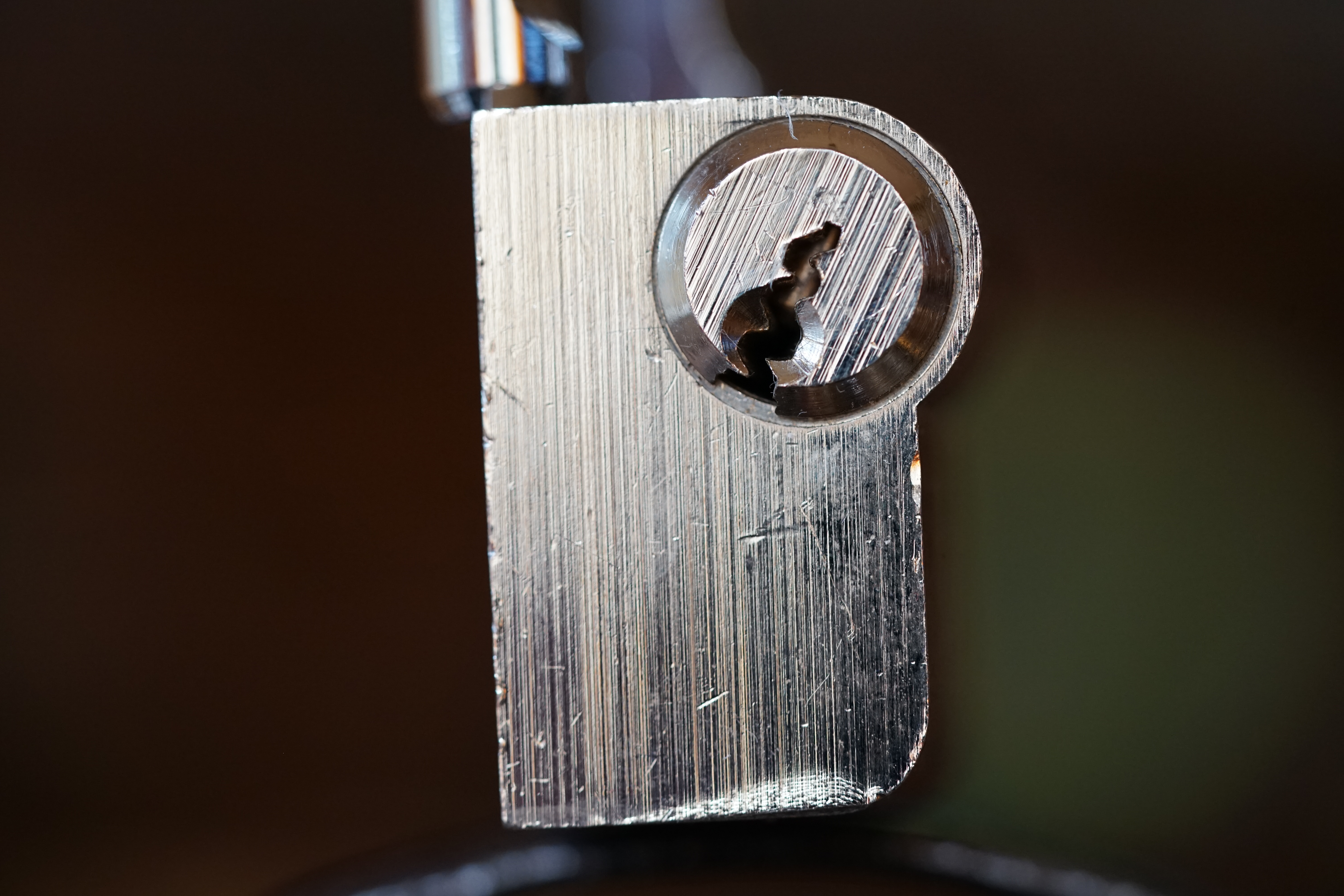 Bühl Arthur Andreas, Arthur meister ®,Lockpickerherz ® Schlossherz ®, Porno meister ®, Bühl, Arthurmeister ist Lockpicker aus Leidenschaft. Der erste Erfolg: Das zerstörungsfreie Öffnen seiner Spardose. Sobald er einen Draht biegen konnte, öffnete er auch Bartschlösser. Bei Fahradschlössern: Es ist einfach ein lüsternes Gefühl wenn es schnappt. Bühl fing nun an eigene Dietriche zu biegen. Mit Hilfe vom Nachbarn Mendel, Tischler aus Asperg, lernte er auch Tricks wie Türen generell schnell geöffnet werden können. Der Mendel half Arthur weitere, härtere Dietriche herzustellen. Diese Sperrzeuge wurden dann im Burggraben der Festung Hohenasperg auf ihre Tauglichkeit getestet. Und auch beim Lockpicking verhält es sich so wie der Amy in den Patsch Barracks schwätzt: learning bei doing und verschenkte ein Pickset. Mit solchen Pick`s lassen sich Zylinderschlösser zerstörungsfrei öffnen und auch flippern. Gerne ließen sich Vorhangschlösser picken; nein besser pflücken. Seit dieser Zeit häuft Bühl, Arthurmeister Schließzylinder und Vorhängeschlösser an. Er sammelt Schlösser der Marken ABUS und BKS. Auch besondere Öffnungswerkzeuge, auch einige von der Stasi lassen sich hier bewundern. Später schulte er dann zusammen mit Steffen Wernèry, ehemaliger Pressesprecher vom Chaos Computer Club, Behörden, Industrievertreter, Feuerwehren und natürlich auch Leute im Hasenstübchen am Stammtisch. Taged mit: Spiel nicht mit den Schmuddelkindern ! Zieh-Fix knacken E-Pick Porno Meister Schlossporno Taged with: Bühl Wappen, Bühl Fahne, Bühl Aufnäher, Bühl Patent Urkunde, Arthurmeister Patent Urkunde, Zwetschgenhengst, Zwetschgenfest, Meister Arthur, Bühler Zwetschge Arthur Bühl, Privatdetektiv aus Hamburg, Parole Emil ♥ Erich Kästner, Max und Moritz ♥ Wilhelm Busch.