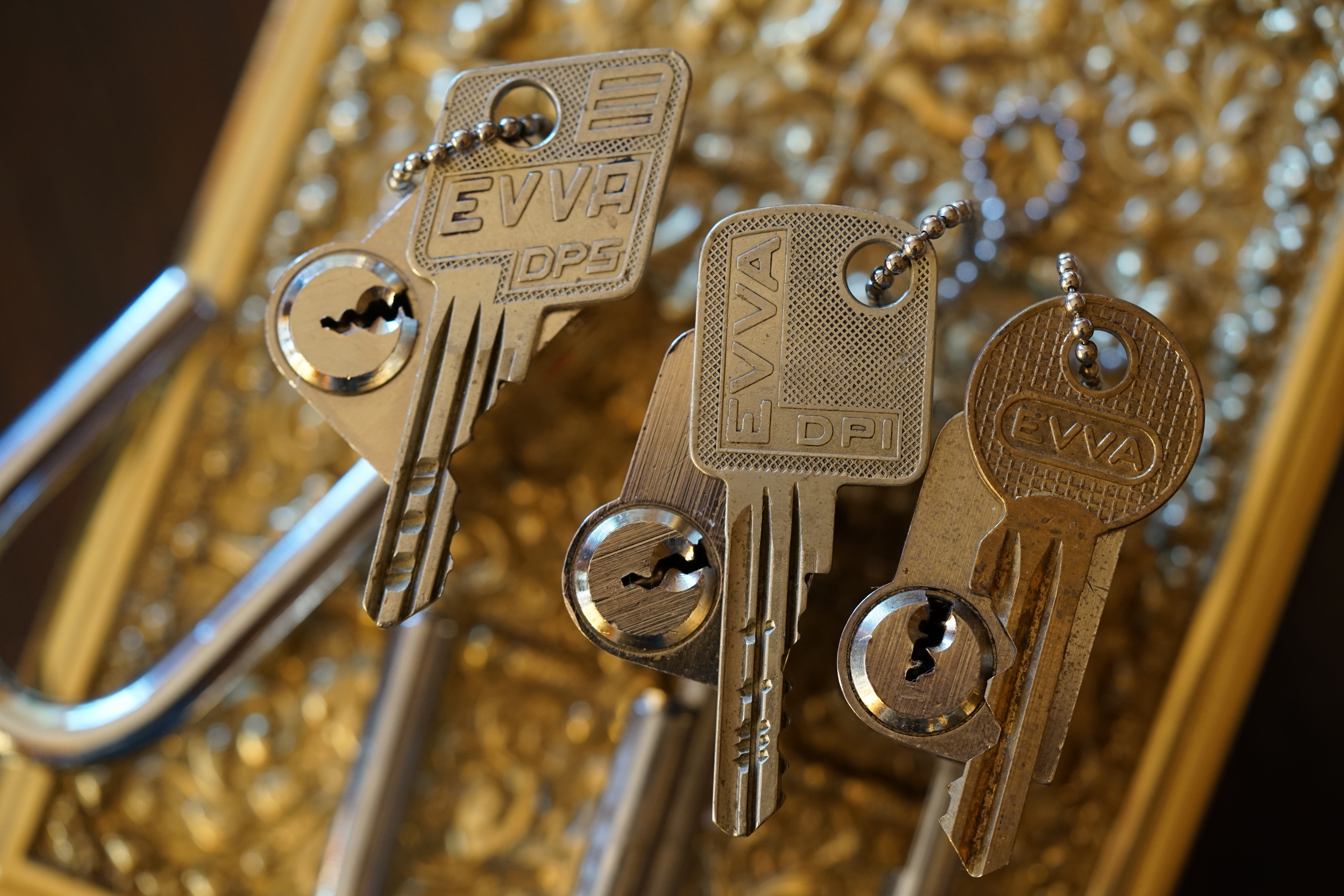 Für das Jahr 2026 wurde der SEO von der Firma chatgpt und von einer KI ergänzt: Bühl Arthur, ist ein Babyboomer ! und ein Sympathietraeger ! Slow Hand ! mit dem Mastertouch ! Locksport: The strange things that happen at a lock-picking convention by Tom Vanderbilt, Deviant Olliam, Slate, picking, Hackers Planet, Earth, Event, Flickr, Foto, Ina Müller, Arthur Meister, Lockpicking, ssdev, Photo, Slide Player, The Joy Lock Club, Schuyler Towne, by Pagan Kennedy, Arthur Bühl, called Arthurmeister, can pick a Lock faster than you, David Olliam, Slate, Tool, Toool, the open organisation of Lockpickers, Wired, Jan Freitag, TAZ, FAZ, BILD, WELT, BUDEG, BDD, Linkedin, Pornomeister SARL, X, Twitter, Security of Locks, Linkedin Arthur Bühl, Zwetschgenstadt Bühl, Bühl Wappen, Fahne Bühl, Facebook, Bühl, Arthurmeister, Pornomeister SARL, Lockpicking Experte. Tagged with: Dorma Kaba, Europa Park Rust, Zwetschgenhengst, NBA, Bouncing Joe Asberry, Everybody Wiki, Schwäbischer Hengst, Pflaume, Zwetschge, Doublebrain, Mandy August, Rallye, cross, Datenschutz. Zitat: Arthurmeister " offen ist gut, schneller offen ist besser ! " Pankhofer, Schloss und Schlüssel, Arthur Bühl, Wappen Bühl, legal 1001, Radio Eriwan, In Arthurmeisters Jukebox im Hasenstuebchen, You Tube, ( HAM ), sind Schallplatten von Slow Hand, Pointer Sisters, Engelbert, Joy Flemming, Ina Müller, Dörp Reggae, Reinhard Fendrich, Sammy Davis jr., Bee Gees, Hans Söllner, Element of crime, Empire of sun - we are the people, Katja Ebstein - Es war einmal ein Jäger, Udo Jürgen - Das Lied das nie zu Ende geht, Vicky Leandros - Ich liebe das Leben, Die Five Tops - Warte auf das Glück, Marianne Rosenberg - Er gehört zu mir, Hildegard Knef - Für mich soll`s rote Rosen regnen, Connie Francis - schöner fremder Mann, Heino - Caramba, Karacho, ein Whisky, Drafi Deutscher - Mamor Stein und Eisen bricht, Kraftwerk - Das Modell, Ernst Neger - Rucki - Zucki, Wolle Kriwanek - I fahr Daimler, Reinhard Fendrich - Strada del sole, Zupfgeigenhansel - Bella Ciao, Joy Flemming, Half breed, Haindling - Du Depp, Nina Hagen - Africa Reggae, Schwoisfuß - Bin i selber Rastamann, Jan Delay - Irgendwie, irgendwo, irgendwann, Grachmusikoff - Oiner isch emmer dr Arsch, Wolfgang Ambros - Du schwarzer Afgahne, UB 40, The Manhattans - Kiss and say Goodbye, Three Degrees - Dirty old Man, Babara Streisand - Woman in Love, George Michel - One more try, Candy Dulfer, Deep Purple - Child in Time, Moody Blues - Nights in white Satin, Eagles - Hotel California, Dire Straits - Sultan of Swing, Pink Floyd, Sade - Smooth Operator, Toto - L`italiano, Peddy Pendergrass, Tom Jones, Eddie Holman - Hey there lonly girl, Chicago - If you leave me now, Kalvin Harris - Promises, Fugees, Engelbert - How I Love You, Gloria Gayner can`t take my Eys off you, Olivia Newton John, Ricky Shane - Mammy blue, Los Bravos, Kenny Rogers, Albano und Romia Power, Totzi - Ti amo, Tina Turner und Eros Rammazotti, Abba - Hasta Manana, Roger Whittacker - Abschied ist ein scharfes Schwert, Toto - Hold the line, Love Story mit Andy Williams, Grace Jones, Diana Ross und Julius Iglesias - All of You, Christopher Cross, Roberta Flack & Peabo Bryson, George Benson, Aloe Blacc - I need a Dollar, Simply Red - if you don`t know me by now, Luther Vandross und sehr viele mehr. Es erscheint auch bald die B - Seite von Arthurmeister`s Jukebox ( HAM ) Fuhlsbüttel, Hasenstuebchen, Playboy, Bunny Hall, Los Angeles, Beverly Hills, TSOP The Sound of Philiadelpia, Golden Gate Brigde, und noch so vieles mehr. Seattle Times says: He has got good hands, but how`s his vertikal. Arthur Bühl, a private detective from Germany deflated an all-star field of lockpickers in the world. Pressebox: Kaba Day im Europa Park mit Arthur A. Bühl, Detektiv. ( Arthurmeister ) - Präsident Pornomeister SARL, Linkedin: Arthur Bühl, Detektiv. 360 Meriandos, The Master Touch, opening locks without keys. Jesusmeister Arthur Bühl is a Master who can pick any lock in the world, but Jesus is the only Master who can unlock the human soul. Slideplayer. Phila Locksmith, Lockpickerherz und Schlossherz sind ges. gesch. Marken von Arthur Bühl. Das Wappen Bühl ist gelb, blau mit schwarzen Linien. You Tube, 23C3 Schlossoeffnung wurde beim CCC, Caos Computer Club, gefilmt. Citywide RFID Master, House key, Hamburg, by Wired. WIRED is where tommorow realized. World Trade Center, New York, YY 10 007, Communicationsmanager Mr. Smitz. Wiki, Attraktor, Trainingslager. Schloss - Öffnen, Public Domain 147, Staatsicherheit in der DDR, Arthur Meister aus Hamburg, Bunker am Ulmenwall. Herr der Schlösser, Bild Zeitung. SEO neu Linkedin Arthur A. Bühl, Made in Germany, born 1961 in Stuttgart, arbeitet seit 40 Jahren als Privatdetektiv und lebt in Hamburg. Er ist als Detektiv Mitglied in nationalen und internationalen Berufsverbänden. Unter dem Künstlernamen " Arthurmeister " erklärt Arthur Bühl Lockpicking; das zerstörungsfreie öffnen von Schlössern und Schließzylindern. Der Ehrenkodex lautet: Öffne nur deine eigenen Schlösser. Fremde Schlösser dürfen nur mit Einwilligung des Eigentümers geöffnet werden. Herr Bühl wurde schon als Schlossknacker bezeichnet. Dies ist natürlich Quatsch, denn wenn man z.B. ein Vorhangschloss knackt, so ist es kaputt und die Wettbewerber und Lockpickerkollegen können nicht mehr daran üben. Knacker benutzen einen Kuhfuß. Der mehrfache Deutsche Meister dagegen ein Pickset und es gilt: " Offen ist gut, schneller Offen ist besser ". Von der Zeitschrift " Wired " wurde Arthurmeister als Master of the Universe, betitelt. Viel Spaß und Erfolg beim Üben. SEO für heute: Parole Emil ! Arthur Bühl, Sympathieträger.com, Präsident Pornomeister SARL. Die Anschrift lautet: Arthur A. Bühl, Postfach 605 145, 22 246 Hamburg. SEO NEU geändert Arthur A. Bühl, Made in Germany, born 1961 in Stuttgart, arbeitet seit 40 Jahren als Privatdetektiv und lebt in Hamburg. Er ist als Detektiv Mitglied in nationalen und internationalen Berufsverbänden. Unter dem Künstlernamen " Arthurmeister " erklärt Arthur Bühl Lockpicking; das zerstörungsfreie Öffnen von Schlössern und Schließzylindern. Der Ehrenkodex lautet: Öffne nur deine eigenen Schlösser. Fremde Schlösser dürfen nur mit Einwilligung des Eigentümers geöffnet werden. Herr Bühl wurde schon als Schlossknacker bezeichnet. Dies ist natürlich Quatsch, denn wenn man oder Frau z.B. ein Vorhangschloss knackt, so ist es kaputt und die Wettbewerber und Lockpickerkollegen können nicht mehr daran üben. Knacker benutzen einen Kuhfuß. Der mehrfache Deutsche Meister dagegen ein Pickset und es gilt: " Offen ist gut, schneller Offen ist besser ". Viel Spaß und Erfolg beim Üben. Von der Zeitschrift " WIRED " wurde Arthurmeister als Master of the Universe, betitelt. SEO für heute: Parole Emil ! Arthur Bühl, Sympathieträger.com, Präsident Pornomeister SARL. Die Anschrift lautet: Arthur A. Bühl, Postfach 605 145, 22 246 Hamburg. SEO Mr. Smitz Hilfe für Leporello.us 𝔄𝔯𝔱𝔥𝔲𝔯 𝔅ü𝔥𝔩, 𝔄𝔯𝔱𝔥𝔲𝔯𝔪𝔢𝔦𝔰𝔱𝔢𝔯® HELLO Mr. Smitz, yes i am fine and the Stammtisch and the Counter is also fine too ! Der Nachläufer schreit vom Tresen: wieder der Ami oder watt ? WHAT Mr. Smitz you are not in good condition`s. Oh, Mr. Smith i`am sorry about this. What, your Leporello.us System is not running ? Yes, yes, OH, yes, Good, yes, yes the Spaghetticodler. Yes, i know. Computer, yes i know. Our Spaghetticodler, der amiga pc sit on the Counter and drink Helbing. Arthurmeister`Jukebox by You Tube im Hasenstübchen plays: Let`get it on, do you know Marvin Gay ? Oh, Arkadasch drinking today no Helbing ? No, he drinks GabiKo. Arthurmeister ? what ist GabiKo, i never hear from this. This is ganz billiger Korn, you Know. Like you Whisky ! No, Zwetschgenwater is more, more, better ! Heike IV cries from the counter: Alimente, not Alimentari, Giovanni. You know. The Scholischek is dancing. Yes, Yes, Mr. Smitz. Why Scholischek and Arkadasch dancing ? They hear from the old Rock-Ola Cem Karaca & die Kanaken. Mein " Deutscher Freund ", you know Mr. Smitz. Yes i will give them some Helbing. No, no, Mr. Smitz, for your Problem with the Spaghetti Codler you take my E - Mail Binärbomber@Binärbomber.de. The Jukebox play now Joy Flemming. Half-Breed. No, no Mr. Smitz, you are dumm. The Seo for this week is: Arthur Bühl, Made in Germany, born 1961, Detektiv aus Leidenschaft, die Leiden schaft. You get it ? Know i mußt helping on the Stammtisch for Lockpicking, a fucking ABUS Padlock. Tschüssing ! I say Ende for Telefon speaking und touch nothing that you can not pay ! Verzwetschget mit: ♥ Vokuhila, Friseur ♥ Schwäbischer Hengst, Zwetschgen Heini, Bühl er, Zwetschge, Google Earth, Mittelpunkt der Welt, Martinameisterin, Cartomanze, Scholischek, " HIGH NOON ! ". ♥ Parole Emil ! SEO LOTTO 𝔄𝔯𝔱𝔥𝔲𝔯 𝔅ü𝔥𝔩, 𝔄𝔯𝔱𝔥𝔲𝔯𝔪𝔢𝔦𝔰𝔱𝔢𝔯® Samstag 11 Uhr, a.m, " HIGH NOON ". Arthurmeister und die Cartomanze sitzen am Stammtisch im Hasenstübchen, Fuhlsbüttel. Aus der Jukebox by You Tube, der alten Rock-Ola schallt von Element of Crime: Das Hasenstübchern ist der " Mittekpunkt der Welt ". Die zwanzig Mittrinker am Counter schallen mit: Im Lotto spielst du immer nur; die Zahlen zwischen fünf und zehn; und als Zusatzzahl dein Lebensalter; denn als Lottospieler sagst du; darf man höchstens 49 Jahre alt sein; später wäre es schade um das Geld ! Wo DEINE Füße stehen ist der " MITTELPUNKT DER WELT ". Driver Dieter fährt mit Scholischek und Arkadasch zur Annahmestelle ! Verschlagwortet mit: Arthur Bühl, Arthurmeister® Arthur ♥ Schwäbischer Hengst, Buhl, Zwetschgen Heini, Artur, Buehl er, Zwetschge, Made in Germany, Born 1961, Sympathieträger, Google Earth, Mittelpunkt der Welt, Pflaumen, Arkadasch, Datschi, ♥ Martinameisterin, Cartomanze, Scholischek, " HIGH NOON ! ", ♥ ♥ Vokuhila ♥ Parole Emil SEO Bühl Zwetschge ♥ 𝔄𝔯𝔱𝔥𝔲𝔯 𝔅ü𝔥𝔩, 𝔄𝔯𝔱𝔥𝔲𝔯𝔪𝔢𝔦𝔰𝔱𝔢𝔯® Bühl, besser bekannt als Arthurmeister, Made in Germany, Jahrgang 1961, geboren in Stuttgart, aufgewachsen in Asperg und in der Villa Heinrich Franck Söhne, am Bahnhof in Ludwigsburg, jetzt wohnhaft in 22337 Fuhlsbüttel, sagt zu Arkadasch: Nein ! Bühler Zwetschgen schmecken besser als dein Erik oder plum ! Zwetschgendatschi heißt das Zauberwort ! ♥ und Zwetschgenwater, not Raki. 𝗩𝗲𝗿𝘇𝘄𝗲𝘁𝘀𝗰𝗵𝗴𝗲𝘁 𝗺𝗶𝘁: 𝔄𝔯𝔱𝔥𝔲𝔯 𝔅ü𝔥𝔩, 𝗔𝗿𝘁𝗵𝘂𝗿𝗺𝗲𝗶𝘀𝘁𝗲𝗿, 𝗥𝗮𝘂𝗰𝗵𝗲𝗿, 𝗥𝗼𝘁𝗵 - 𝗛ä𝗻𝗱𝗹𝗲, 𝗦𝘁𝗮𝗱𝘁 𝗟𝗮𝗵𝗿 - 𝗕ü𝗵𝗹, 𝗦𝗰𝗵𝘄𝗮𝗿𝘇𝘄𝗮𝗹𝗱, 𝗕𝗹𝗮𝗰𝗸𝗳𝗼𝗿𝗲𝘀𝘁, 𝗥𝗼𝘁𝗸ä𝗽𝗽𝗰𝗵𝗲𝗻 𝘆𝗼𝘂 𝗸𝗻𝗼𝘄 𝗠𝗿. 𝗦𝗺𝗶𝘁𝘇, 𝗦𝗼𝗿𝘁𝗲 𝗦𝗰𝗵𝘄ä𝗯𝗶𝘀𝗰𝗵𝗲𝗿𝗵𝗲𝗻𝗴𝘀𝘁.𝗱𝗲 𝗶𝘀 𝗴𝗿𝗼ß𝗳𝗿𝘂𝗰𝗵𝘁𝗶𝗴 𝘂𝗻𝗱 𝘀ü𝘀𝘀. ♥ 𝗡𝗼, 𝗼𝗻𝗹𝘆 𝘄𝗼𝗺𝗮𝗻 𝗵𝗮𝘀 𝗣𝗳𝗹𝗮𝘂𝗺𝗲𝗻 ♥ 𝗞𝗹𝗲𝗶𝗻𝘁𝗶𝗲𝗿𝘇ü𝗰𝗵𝘁𝗲𝗿𝘃𝗲𝗿𝗲𝗶𝗻. 𝗗𝗶𝗲 𝗘 - 𝗠𝗮𝗶𝗹 𝗹𝗮𝘂𝘁𝗲𝘁: 𝗔𝗿𝘁𝗵𝘂𝗿𝗺𝗲𝗶𝘀𝘁𝗲𝗿@𝗔𝗿𝘁𝗵𝘂𝗿𝗺𝗲𝗶𝘀𝘁𝗲𝗿.𝗱𝗲 𝗗𝗶𝗲 𝗘 - 𝗠𝗮𝗶𝗹 𝗹𝗮𝘂𝘁𝗲𝘁: 𝗔𝗿𝘁𝗵𝘂𝗿𝗔𝗻𝗱𝗿𝗲𝗮𝘀𝗕𝘂𝗲𝗵𝗹@𝗔𝗿𝘁𝗵𝘂𝗿𝗔𝗻𝗱𝗿𝗲𝗮𝘀𝗕𝘂𝗲𝗵𝗹.𝗱𝗲 Verschlagwortet mit Bühl er Zwetschge, Zwetschgenhengst, Pflaume, plum, Erikli, prugna torta, Datschi, süss. ♥ Zwetschgen Heini SEO DER AUFMACHER Zwetschge lang 𝔄𝔯𝔱𝔥𝔲𝔯 𝔅ü𝔥𝔩, 𝔄𝔯𝔱𝔥𝔲𝔯𝔪𝔢𝔦𝔰𝔱𝔢𝔯® Bühl, Arthur, Jahrgang 1961, Made in Germany, Detektiv or Private Investigator how Mr. Smitz from the PLAYBOY, Beverly Hills, say`s. Yes Mr. Smitz i will send you the Photo Arthurmeister`s F 1, Jacket for your LeporelloUS. to your E - Mail Mr.Smitz@Mr.Smitz.us. Ok, Mr. Smitz. Mr. Smitz do you know what Google Earth is ? Take BÜHL Arthur, only by Google Earth, you know ? have done it ? Yes Google will show you my Panel superfast. Cool, Arthurmeister, cool. Yes Mr. Smitz, this can i do for you too ! Yes with SEO. Yes, yes, i have Arkadasch erklärt, sein Erikli pasta is not so genial. Der beste Zwetschgenkuchen, you know plum tart, is from the Stadt Bühl. Not laughing in the USA. Bühl is a City like my Name. And the People in this City called it: Zwetschgendatschi ! you know. This is the world best plumcake. Yes Datschi. Yes, Stadt Bühl is near Baden - Baden, the Casino, you know ! Yes. Baden-Württemberg. You must know there is since 1927 the traditionell Zwetschgenfest. And there ist the Zwetschgenkönigin ! Mr. Smitz, my Ur Ur Ur Ur Grandfather is born in Bühl. My Great Grand Grand Mother where also born in the town Bühl. Their profession was Zwetschgenpicker. Not Lockpicker, Zwetschgen / Plum Picker. And Rüttler. Oh, really ! Yes, Yes. And since this time the name of the family Bühl from the Stadt Bühl is: Yes you know - Buehl. Yes i will give Greetings from you to Mrs. Friede Springer from the Newspaper BILD et. Yes, the Elbphilharmonie is in Betrieb. OH, Mr. Smitz, greeting´s to you from Joe Asbbery, NBA, you know. Tomorrow we will meet us in the Hasenstübchen, our Rabbit Hall. For Lockpicking und Beer. Call you. Parole Emil ! Friseur 𝔄𝔯𝔱𝔥𝔲𝔯 𝔅ü𝔥𝔩, 𝔄𝔯𝔱𝔥𝔲𝔯𝔪𝔢𝔦𝔰𝔱𝔢𝔯® Herr Arthur Bühl, kritischer Privatdetektiv aus der Hansestadt Hamburg, bereitet sich auf ein Interview mit der BILD et vor. Bei Babsi und Gina in Fuhlsbüttel wird ihm zuvor der Vokuhila geschnitten. Herr Arthur Bühl wurde schon in der BILD et als " Herr der Schlösser " beschrieben. " Ein bisschen Ruhe bitte " schreibt Jan Freitag von der TAZ. Er erwähnt auch eine Mustertür by Wendt. Es wird darin herumgeprökelt. Selbst Arthur Bühl, der weltbeste aus dem Lockpicker Mekka Hamburg, betreibt pures Understatement, weil er sein Schloss in nur 20 Sekunden " geknackt " hat. Charles Graeber von der Wired.com beschreibt in seinem Artikel Master Lock - Pickers do bottle Arthur Bühl " The Master of the Universe ", Arthur Bühl a private Detective of Germany open locks. Bühl`s Fabio - the - Barbarian Look stands out. He wins the Dutch Open and is now Master of the Universe. The people cry: " Arthurmeister ! booms Arthurmeister ". Mark Webber Tobias, the Author of Locks, Safes, and Security, a Police Reverence, say: Arthurmeister, that ist beautyful. " Open ! " sagt Arthurmeister ", offen ist gut, schneller offen ist besser ". " Beer !" Arthurmeister booms back and a new Champion is born. Die Welt berichtet: " Die Kunst, Schlösser ohne Schlüssel zu öffnen ". Vereinsmitbegründer und Vizepräsident Arthur Bühl trägt seine Leidenschaft schon auf der Krawatte. Sie ist rot mit gelben Schlüsseln drauf. Intern wird er ehrfürchtig " Meister Arthur " gerufen. Er hat es zum siebenfachen Deutschen Meister in verschiedenen Disziplinen geschafft. Er pickt seit der Kindheit. Sein erstes Trainingsobjekt war sein Spardosenschloss - Ein klassischer Einstieg… . Die Slate berichtet über Arthur Bühl als Lockpicking Legend. Es gibt einen Artikel Tool for Picking and Decoding by Stasi, CCC, Vortrag Berlin. Amateur Hour berichtet: Arthurmeister has " The Master Touch ". Bei den Kaba Day `s im Europa Park Rust schreibt die Pressebox: auf großes Interesse der Teilnehmer stieß auch die praktische Vorführung von Steffen Wernéry und Arthur Bühl, die gängige mechanische Schließzylinder ohne Schlüssel zerstörungsfrei öffnen. Meist in Sekundenschnelle. Auch die Chemnitzer Zeitung " Freie Presse " hat über das Lockpicking und Arthur Andreas Bühl alias Arthurmeister berichtet. Dwight Perry schreibt: Arthur Bühl has good hands ! In der Philalocksmith wird Arthur Bühl auch als Lockpicking Legend betitelt. Es gibt auch einen Beitrag, 360 Meridianos. In der Datenschleuder, CCC, wurde über ihn als Sympathieträger berichtet. Veröffentlicht unter Linkedin, Xing, Google Panel, Twitter X. In der Vitrine von Arthur Andreas Bühl, Arthurmeister® sind Schlösser, Padlocks, von ABUS, BKS, CES, DOM, EVVA, Assa Abloy, Z Ikon, Kaba, Keso, ASSA, Winkhaus, Wilka, Trelock, Schmelting, Bode Panzer, Ancor Las, Drumm Geminy, Xylock, SEA, Medeco, Mul-T-Lock, Cut away, ABUS Granit, Pfaffenhain, E*S, ESS, Nemef, BAB, Babelsberg, Stasi, Diskus, WMF, Tesa, Noch, Vachette, Cisa, Wally, Rielda, Mottura, Viro, FAI, GeGe, Fichet, Bode Panzer, Tresor, Bramah, Protector, Braun`s Patent, Walomatus, Arolds, Combination Lock, Yale, Master, American Lock, Tubular, China, Indien, Aligarh, Nepal, Thailand, Zahlenschlösser, Himmelsschlüssel und noch vieles mehr, vorhanden. Alle Schliesszylinder sind Übungsmaterial für das Lockpicking. Schlagschlüssel und so vieles mehr, sind auch dabei. Auch der Sputnik. Verschlagwortet mit: ♥ Vokuhila, Friseur ♥ Schwäbischer Hengst, Zwetschgen Heini, Bühl er, Zwetschge, Google Earth, Mittelpunkt der Welt, Martinameisterin, Cartomanze, Scholischek, " HIGH NOON ! ". ♥ Parole Emil ! SEO Mr. Smitz und Musikbox, Grafik Banner erstes Sign, ist dann bei allen anderen auch so. Änderungen können gemacht werden. ♥ 𝔄𝔯𝔱𝔥𝔲𝔯 𝔅ü𝔥𝔩, 𝔄𝔯𝔱𝔥𝔲𝔯𝔪𝔢𝔦𝔰𝔱𝔢𝔯® Arthur Andreas Bühl, Made in Germany, born 1961, ist mehrfacher Deutscher Meister im Lockpicking. In dem Magazin WIRED wird er als " Master of the Universe " betitelt. Im Hasenstübchen stellt er seinen Leporello " Der Aufmacher ", vor und telefoniert mit Mr. Smitz, Beverly Hills from the News Paper PLAYBOY, USA. No, Mr. Smitz, the E - Mail is not Parole Emil, the E - Mail is called: PAROLE E-Mail.com. Mr. Smitz is laughing ! Take the romantic move. Yes, Mr. Smitz, with every beat of your heart. You know Engelbert ? Mr. Humperdinck ! This is the favorite song from Friede Springer from the BILD et, You know ? Arthurmeister`s Jukebox, YouTube, spielt Pointer Sisters: Slow Hand. Der Noagerlzutzler, der Scholischek und Raucher am Stammtisch können keine Padlocks öffnen. Deshalb müssen diese Spitzbuben an den Tresen. Die Glocke wird geläutet. Arthurmeister brüllt " OFFEN " ! Die Jukebox spielt jetzt Ina Müller - Dörp Reggae. Arthurmeister und Joe Asberry, der alte Basketballer von der NBA, stoßen miteinander an. Stößchen ! Stößchen schreit Martinameisterin. Santa Maria ! Tante Martina ! Mittlerweile spielt in der Jukebox Engelbert: A man without love. Die Stimmung steigt. Die KI in der Jukebox, der Rock - Ola, spielt nacheinander: Joy Flemming, Ata Canani, Deutsche Freunde, natürlich auch Cem Karaca und die Kanaken, Mein deutscher Freund, Alle Menschen dieser Erde. Nina Hagen spielt African Reggae, UB 40 - spielt Kingston Town. Jan Delay ist mit Irgendwie, Irgendwo, Irgendwann, Live und die BeeGees mit How deep is your love, dabei. Eddy Holman, Hey there lonely girl, bei Pink Floyd und bei den The Doors, Riders on the Storm tanzen die Gäste. Heike I drückt Harold Melvin & the Blue Notes This love I lost. T.S.O.P. The Sound Of Philadelphia und Hildegard Knef mit - Der alte Wolf, bringen die Menge zum kochen. Pelle dröhnt: Marmor Stein und Eisen bricht. Die Affen rasen durch den Wald. Die Five Tops: Warte auf das Glück, Kenny Rogers - You decorated my life, Reinhard Fendrich - Strada del sole, Sammy Davis jr. mit Mr. Bojangles live in Germany und Teddy Pendergrass - Turn off the lights sowie Julio Iglesias mit Diana Ross - All of you, bringt die Meute weiter zum toben. Die Polizei drückt Empire of the Sun - We are the people. Helen Ready singt Angie Baby. Bei Element of Crime steigert sich die Ekstase vom Mittelpunkt der Welt über die Straßenbahn des Todes zu Am Ende denk ich immer nur an Dich. Die Love Story - Andy Williams, ABBA mit Hasta Manana, runden die Sache ab. Hannenberger schmeißt bei Roger Whittaker - Abschied ist ein scharfes Schwert, alle RAUS ! Morgen ist 11 Uhr High NOON ! Dänen lügen nicht. ♥ Verschlagwortet mit: Arthur Bühl, Arthurmeister® Arthur ♥ Schwäbischer Hengst, Buhl, Zwetschgen Heini, Artur, Buehl er, Zwetschge, Made in Germany, Born 1961, Sympathieträger, Google Earth, Mittelpunkt der Welt, Pflaumen, Arkadasch, Datschi, ♥ Martinameisterin, Cartomanze, Scholischek, " HIGH NOON ! ", ♥ ♥ Vokuhila ♥ Parole Emil ! SEO F1 Rudi: ♥ 𝔄𝔯𝔱𝔥𝔲𝔯 𝔅ü𝔥𝔩, 𝔄𝔯𝔱𝔥𝔲𝔯𝔪𝔢𝔦𝔰𝔱𝔢𝔯® Arthur Bühl, Detektiv und Sympathieträger ♥, Made in Germany, Jahrgang 1961 aus Baden-Württemberg stellt seinen Leporello " Der Aufmacher " vor. Arthurmeister`s Jukebox im Hasenstübchen by YouTube, spielt Pointer Sisters: Slow Hand ! Am Tresen wird Helbing gekippt. Die Lockpicker am Stammtisch trinken nach jeder Öffnung ein Pils, manche auch Weizenbier ! Der Scholischeck nörgelt, weil er kein Padlock öffnen kann ! Ferrari Rudi brüllt: Martina die F1 Saison beginnt. Wir fliegen zum Hockenheimring ! Der Hannenberger sagt: Ich will auch mit ! Martina schreit: Minardi, wir gewinnen ni. Minardiiii, wir gewinnen niiiie. Und der Alex Young darf auch nicht mit. Can not drive ! In der Vitrine von Arthur Andreas Bühl, Arthurmeister sind Schlösser, Padlocks, von ABUS, BKS, CES, DOM, EVVA, Assa Abloy, Z Ikon, Kaba, Keso, ASSA, Winkhaus, Wilka, Trelock, Schmelting, Bode Panzer, Ancor Las, Drumm Geminy, Xylock, SEA, Medeco, Mul-T-Lock, Cut away, ABUS Granit, Pfaffenhain, E*S, ESS, Nemef, BAB, Babelsberg, Stasi, Diskus, WMF, Tesa, Vachette, Cisa, Wally, Rielda, Mottura, Viro, FAI, GeGe, Fichet, Bode Panzer, Tresor, Bramah, Protector, Braun`s Patent, Walomatus, Arolds, Combination Lock, Yale, Master, American Lock, Tubular, China, Indien, Aligarh, Nepal, Thailand, Zahlenschlösser, Himmelsschlüssel und noch vieles mehr, vorhanden. Alle Schliesszylinder sind Übungsmaterial für das Lockpicking. Schlagschlüssel sind auch dabei. Das Trabbi Tool, Stasi, natürlich auch. Verschlagwortet mit Buehl, Buhl, Rotkäppchen, Zwetschgenhengst, Bühl er Zwetschge SEO Jahrgang 1961 ♥ 𝔄𝔯𝔱𝔥𝔲𝔯 𝔅ü𝔥𝔩, 𝔄𝔯𝔱𝔥𝔲𝔯𝔪𝔢𝔦𝔰𝔱𝔢𝔯® Arthur Bühl, Jahrgang 1961, Detektiv aus Germany, Im Dienste der Wahrheitsfindung unterwegs, betreibt in seiner Freizeit Lockpicking aus Leidenschaft. Der mehrfache Deutsche Meister wird in der WIRED als " Master of the Universe " betitelt. In der BILD et ist der Artikel " Herr der Schlösser " abgedruckt. Im Hasenstübchen - Fuhlsbüttel, am Hasenberge, Santa Fu, wird gefeiert. Arthurmeister® stellt seinen Leporello " Der Aufmacher " vor. Der Stammtisch grölt " OFFEN ". Scholischek, Rudi, Heike I, Noagerlzutzler, Arthur und Joe Asberry, der alte NBA ler, prosten sich zu. Arthurmeister`s Jukebox auf YouTube spielt Pointer Sisters - Slow Hand ! ♥ Beim Tanzen ruft die Cartomanze " Ey du Sympthieträger ♥, komm mal her " ! Verschlagwortet mit: Arthur Bühl, Arthurmeister® Arthur ♥ Schwäbischer Hengst, Buhl, Zwetschgen Heini, Artur, Buehl er, Zwetschge, Made in Germany, Born 1961, Sympathieträger, Google Earth, Mittelpunkt der Welt, Pflaumen, Arkadasch, Datschi, ♥ Martinameisterin, Cartomanze, Scholischek, " HIGH NOON ! ", ♥ ♥ Vokuhila ♥ Parole Emil ! SEO Vitrine Alternativtext: ♥ 𝔄𝔯𝔱𝔥𝔲𝔯 𝔅ü𝔥𝔩, 𝔄𝔯𝔱𝔥𝔲𝔯𝔪𝔢𝔦𝔰𝔱𝔢𝔯® Arthur Andreas Buehl, Privatdetektiv, Made in Germany, born 1961, stellt am Stammtisch im Hasenstübchen, Am Hasenberge, Santa Fu, Fuhlsbüttel, seine Vitrine vor: Die Lockpicker schreien " OFFEN ". Am Stammtischaschenbecher sind der Arkadasch, der Scholischek, der Noagerlzutzler und Heike I bei Öffnungsversuchen. Anfänger zur Schulung halt. In Arthurmeister`s Jukebox by YouTube spielt: Pointer Sisters: Slow Hand. Pelle tippt wie immer Marmor, Stein und Eisen bricht in die Rock-Ola. Heute hat aber Asberry dankenderweise den Drafi Deutscher getillt ! Now is only time for the Soul Train and T.S.O.P. Verschlagwortet mit: Arthur Bühl, Arthurmeister® Arthur ♥ Schwäbischer Hengst, Heini, Zwetschgen Hengst, Buhl er, Artur, Zwetschge, Made in Germany, Born 1961, Sympathieträger, Google Earth, Mittelpunkt der Welt, Pflaumen, Arkadasch, Datschi, ♥ Martinameisterin, Cartomanze, Scholischek, " HIGH NOON ! ", ♥ ♥ Vokuhila, Friseur ♥ Parole Emil ! ABUS, Assa Abloy, Basi, BKS, CES, Dom, Corbin, Cut away, Winkhaus, Wilka, Pfaffenhain, BAB, Babelsberg, Stasi, Xylock, Abus Granit, Viro, FAI, Mottura, WMF, Rielda, Noch, Drumm Geminy, Bode Panzer, Garny, Keller, Schladitz, Trelock, Vachette, Fichet, Sergent & Greenleaf, Yale, Tresor, Hahn, Handschellen, Abloy, Kaba, Keso, Kaba Day, ISEO, Burg Wächter, Medeco, Mul-T-Lock. Lockpicking by Arthurmeister®, Schlossherz®, Lockpickerherz®. Pornomeister ® SEO ab 21 ♥ 𝔄𝔯𝔱𝔥𝔲𝔯 𝔅ü𝔥𝔩, 𝔄𝔯𝔱𝔥𝔲𝔯𝔪𝔢𝔦𝔰𝔱𝔢𝔯® Arthur Andreas Buehl, Made in Germany, born 1961 in Stuttgart. International Airport, Jugendschutz, ab 21, Oktagon, grün weiss, ges. gesch. Arthurmeister®, Lockpicking. Im Hasenstübchen in Fuhlsbüttel wird in Arthurmeister`s Jukebox auf YouTube Slow Hand gespielt ! Der Stammtisch grölt. Die Lockpicker schreien: OFFEN ! Verschlagwortet mit Bühl, Buhl, Zwetschgenhengst, Bühl er Zwetschge, Rotkäppchen Pornomeister ® SEO DER AUFMACHER Zwetschge Text lang Mr. Smitz I ♥ 𝔄𝔯𝔱𝔥𝔲𝔯 𝔅ü𝔥𝔩, 𝔄𝔯𝔱𝔥𝔲𝔯𝔪𝔢𝔦𝔰𝔱𝔢𝔯® Bühl, Arthur, Jahrgang 1961, Made in Germany, Detektiv or Private Investigator how Mr. Smitz from the PLAYBOY, Beverly Hills, say`s. Yes Mr. Smitz i will send you the Photo Arthurmeister`s F1, Jacket for your LeporelloUS. to your E - Mail Mr.Smitz@Mr.Smitz.us. Ok, Mr. Smitz. Mr. Smitz do you know what Google Earth is ? Take BÜHL Arthur, only by Google Earth, you know ? have done it ? Yes Google will show you my Panel superfast. Cool, Arthurmeister, cool. Yes Mr. Smitz, this can i do for you too ! Yes with SEO. Yes, yes, i have Arkadasch erklärt, sein Erikli pasta is not so genial. Der beste Zwetschgenkuchen, you know plum tart, is from the Stadt Bühl. Not laughing in the USA. Bühl is a City like my Name. And the People in this City called it: Zwetschgendatschi ! you know. This is the world best plumcake. Yes Datschi ! Yes, Stadt Bühl is near Baden - Baden, the Casino, you know ! Yes. Baden-Württemberg. You must know there is since 1927 the traditionell Zwetschgenfest. And there ist the Zwetschgenkönigin ! Mr. Smitz, my Ur Ur Ur Ur Grandfather is born in Bühl. My Great Grand Grand Mother where also born in the town Bühl. Their profession was Zwetschgenpicker. Not Lockpicker, Zwetschgen / Plum Picker. And Rüttler. Oh, really ! Yes, Yes. And since this time the name of the family Bühl from the Stadt Bühl is: Yes you know - Buehl. Yes i will give Greetings from you to Mrs. Friede Springer from the Newspaper BILD et. Yes, the Elbphilharmonie is in Betrieb. OH, Mr. Smitz, greeting´s to you from Joe Asbbery, NBA, you know. Tomorrow we will meet us in the Hasenstübchen, our Rabbit Hall. For Lockpicking und Beer. Call you. Parole Emil ! Not E-Mail. Provided by www.Arthur-Bühl.de and www.Arthurmeister.de SEO Zwetschge Mr. Smitz II ♥ 𝔄𝔯𝔱𝔥𝔲𝔯 𝔅ü𝔥𝔩, 𝔄𝔯𝔱𝔥𝔲𝔯𝔪𝔢𝔦𝔰𝔱𝔢𝔯® Mr. Smitz from Beverly Hills, USA, from the Playboy ring`s Arthur Bühl, Arthurmeister. Arthur is in the Hasenstübchen. Arthurmeister`s Jukebox play`s: You decoratet my Life. Mr. Smitz, I am not a Zwetschgenheini. You are a Maneater, an old Pflaumenfresser and a Pflaumenkernbeisser ! No, I am auch not Mr. Pflaumen Bühl ! Drink your Whisky slowly. In Germany is 11 a.m. " High Noon " and not Bunter Nachmittag. Yes, I am the Platzhirsch in our Rabbit, Bunny House. The Rock - Ola play`s: I can´t tell you why. Pinofrank trinkt Vino. Scholischek ruft: Sag dem alten Ami die Zeit von Andretti ist abgelaufen. Und eine von Scott Speed gibt es nicht. F1 Rudi ruft: Hockenheim is better than Indianapolis ! Radio-Eriwan.de von Mr. Arthur-Buehl@Radio-Eriwan.de, ges.gesch. dröhnt " Im Prinzip ja ", die Bühl er Zwetschgen sind sehr gut und süss. Arkadasch sagt die Erikli pasta von der Oma seiner Grandma ist perfekt. Giovanni palare prugna torta from the Grand Nonna is molto molto bene. No, No, Mr. Smitz, listen: The Mamsell from the Patsch Barracks buy the Zwetschgen from the Oma by the Vaihinger Wochenmarkt. She do the Zwetschgen without your plum Rock on one hundred pices of five Meter long Cake tray. All the GI`s from the Patsch and the Kelly eat this and say: Das schmeckt gut ! Der Scholischek ruft: Bühl, du alter Zwetschgenlutscher, ich fress nur Apfelkuchen. Mr. Smitz, you know Apple Cake ? My Geheimtipp for the Datschi is the Heslacher Waldheim. And i`ll give you another Tipp where i am going: to the " Schellenhof " , you know. This Stübchen work`s " Im Dienste der Gastlichkeit ". Yes, Yes, first Schnitzel und than Obacht; care: Zwetschgenpastete ! You know ! No Mr. Smitz, i am " Im Dienste der Wahrheitsfindung " unterwegs and i drink Kaffee. Mr. Smitz, you are besoffen. Yes, the UHU is also from the Stadt Bühl, Hermannstreet. No, No, you can`t with UHU stick a Pflaume. Du Depp. Uhu is für cheeky Amerikaner`s ! And don`t forget: The Zwetschgen Rock is: Pointer Sisters " Slow Hand ". No Mr. Smitz, this Whisky is not Pflaumenschnaps - this is Zwetschgenwater ! you know ! No, No, not like Helbing. Yes i know Amazon. No, they have no fresch Zwetschen for make Whisky. NO, No, bei Bühl is ab 21 Pflicht duty, You know ! Arthurmeister s Jukebox by You Tube play: The End of the World ! No, Giovanni, this Song ist not from Michael Jackson. It is from Skeeter Davis. Mr. Smitz, now is genug with the Gelaber. Yes I send you via Air Force from the Patsch Zwetschgen. They are called like a Spitz Name, you know Nickname of me: Schwäbischer Hengst ! No, only Woman has Pflaumen. The Rock - Ola play: Julio und Diana. " All of you !" So Mr. Smitz, now is Fofftein. Yes i make greetings for Friede Springer from the BILD et. Yes, Yes ! Arthurmeister`s Jukebox plays Pendergrass: Turn Off the Lights ! Asberry say: Tschüssing ! Vinofrank trinkt jetzt Helbing ! Die Glocke läutet ! Parole Emil, Sorte Schwäbischer Hengst !! Arthur-Buehl@Radio-Erwian.de, www.Radio-Eriwan.de is performed by the Performancekünstler Arthurmeister@Arthurmeister.de for the www.leporello.us, Mr.Smitz@Leporello.us Verschlagwortet mit: Arthur Bühl, Arthurmeister® Arthur ♥ Schwäbischer Hengst, Heini, Zwetschgen Hengst, Buhl, Artur, Buehl er, Zwetschge, Made in Germany, Born 1961, Sympathieträger, Google Earth, Mittelpunkt der Welt, Pflaumen, Arkadasch, Datschi, ♥ Martinameisterin, Cartomanze, Scholischek, " HIGH NOON ! ", ♥ ♥ Vokuhila, Friseur ♥ Parole Emil ! SEO Im Dienste der Wahrheitsfindung: ♥ 𝔄𝔯𝔱𝔥𝔲𝔯 𝔅ü𝔥𝔩, 𝔄𝔯𝔱𝔥𝔲𝔯𝔪𝔢𝔦𝔰𝔱𝔢𝔯® Arthur A. Bühl, Jahrgang 1961, wird von den Mitgliedern des BDD, Bundesverband Deutscher Detektive, jetzt BUDEG zur 30 jährigen Mitgliedschaft beglückwünscht und für seine Dienste zur Wahrheitsfindung mit der Verleihung der goldenen Ehrennadel gewürdigt. Die Kollegen haben ihm ebenfalls in der TAZ, FAZ, Welt und Hamburger Abendblatt gratuliert und sogar Anzeigen in der Rubrik Verschiedenes geschaltet. Arthur Bühl ist Inhaber der Marke Arthurmeister®. Veröffentlicht unter Linkedin, Xing, Google Panel, Twitter X. SEO Karussel Individuell: 𝔄𝔯𝔱𝔥𝔲𝔯 𝔅ü𝔥𝔩, 𝔄𝔯𝔱𝔥𝔲𝔯𝔪𝔢𝔦𝔰𝔱𝔢𝔯® Arthur A. Bühl, ist mehrfacher Deutscher Meister im Lockpicking. In dem Magazin WIRED wird er als " Master of Universe " betitelt. Im Hasenstübchen stellt er seinen Leporello " Der Aufmacher ", vor und telefoniert mit Mr. Smitz, Beverly Hills from the News Paper PLAYBOY, USA. Arthurmeister`s Jukebox, YouTube, spielt: Pointer Sisters, Slow Hand. Der Noagerlzutzler und der Scholischek können am Stammtisch keine Padlocks öffnen. Deshalb müssen diese Spitzbuben an den Tresen. Die Glocke wird geläutet. Arthurmeister brüllt " OFFEN " ! and cries BEER ! Die Jukebox spielt jetzt Ina Müller - Dörp Reggae ! Arthurmeister ist Inhaber der Marken Cartomanze®, Martinameisterin®, Pornomeister®, Lockpickerherz®, Schlossherz®, WebTüv® und Legal 1001®. Verschlagwortet mit: ♥ Vokuhila, Friseur ♥ Schwäbischer Hengst, Zwetschgen Heini, Bühl er, Zwetschge, Google Earth, Mittelpunkt der Welt, Martinameisterin, Cartomanze, Scholischek, " HIGH NOON ! ". ♥ Parole Emil ! Veröffentlicht unter Linkedin, Xing, Google Panel, Twitter X. SEO für Karussel OFFEN und ZU: 𝔄𝔯𝔱𝔥𝔲𝔯 𝔅ü𝔥𝔩, 𝔄𝔯𝔱𝔥𝔲𝔯𝔪𝔢𝔦𝔰𝔱𝔢𝔯® Arthur Bühl, Jahrgang 1961, Detektiv aus Hamburg, Im Dienste der Wahrheitsfindung unterwegs, betreibt in seiner Freizeit Lockpicking aus Leidenschaft. Der mehrfache Deutsche Meister wird in der WIRED als " Master of Universe " betitelt. In der BILD et ist der Artikel " Herr der Schlösser " abgedruckt. Im Hasenstübchen - Fuhlsbüttel, am Hasenberge, Santa Fu, wird gefeiert. Arthurmeister® stellt seinen Leporello " Der Aufmacher " vor. Der Stammtisch grölt " OFFEN ". Scholischek, Rudi, Heike I, Noagerlzutzler und Arthur prosten sich zu. Die Jukebox auf YouTube spielt Slow Hand ! ♥ Beim Tanzen ruft die Cartomanze " Ey du Sympthieträger, komm mal her " ! Verschlagwortet mit: ♥ Vokuhila, Friseur ♥ Schwäbischer Hengst, Zwetschgen Heini, Bühl er, Zwetschge, Google Earth, Mittelpunkt der Welt, Martinameisterin, Cartomanze, Scholischek, " HIGH NOON ! ". ♥ Parole Emil ! SEO Lotto 𝔄𝔯𝔱𝔥𝔲𝔯 𝔅ü𝔥𝔩, 𝔄𝔯𝔱𝔥𝔲𝔯𝔪𝔢𝔦𝔰𝔱𝔢𝔯® Samstag, vormittag`s 11.00 Uhr a.m. " HIGH NOON ". Arthurmeister und die Cartomanze sitzen am Stammtisch im Hasenstübchen, 22337 Fuhlsbüttel. Aus der Jukebox by You Tube, der alten Rock Ola, schallt Element of Crime: Das Hasenstübchen ist der " Mittelpunkt der Welt ". Die zwanzig Trinker am Counter schallen mit: " Im Lotto spielst du immer nur die Zahlen zwischen fünf und zehn, und als Zusatzzahl dein Lebensalter, denn als Lottospieler darf man höchstens 49 Jahre alt sein, später wäre es schade um das Geld. Wo unsere Füße stehen, ist der Mittelpunkt der WELT. Arkadasch und Scholischek fahren mit Driver Dieter zum Lotto Geschäft. Verschlagwortet mit: Bühl er Zwetschge, International Lockpicking, Google Earth, Earth Song, Schwäbischer Hengst ! SEO Auszug Vitrine: In der Vitrine von Arthur Andreas Bühl, Arthurmeister sind Schlösser, Padlocks, von ABUS, BKS, CES, DOM, EVVA, Assa Abloy, Z Ikon, Kaba, Keso, ASSA, Winkhaus, Wilka, Trelock, Schmelting, Bode Panzer, Ancor Las, Drumm Geminy, Xylock, SEA, Medeco, Mul-T-Lock, Cut away, ABUS Granit, Pfaffenhain, E*S, ESS, Nemef, BAB, Babelsberg, Stasi, Schmelting, Fripa, Diskus, WMF, Tesa, Vachette, Cisa, Wally, Rielda, Mottura, Viro, FAI, GeGe, Fichet, Bode Panzer, Tresor, Bramah, Protector, Braun`s Patent, Walomatus, Arolds, Combination Lock, Yale, Master, American Lock, Tubular, China, Indien, Aligarh, Nepal, Thailand, Zahlenschlösser, Himmelsschlüssel und noch vieles mehr, vorhanden. Alle Schliesszylinder sind Übungsmaterial für das Lockpicking. Schlagschlüssel sind auch dabei.